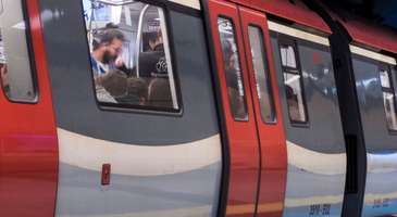 Günümüzde metrolar havalimanlarına kısa sürede ulaşım sağlamasıyla pek çok kişinin uçağa yetişmek için tercih ettiği bir yöntem. Özellikle İstanbul’daki trafik durumunu da düşündüğümüzde metroların günlük hayatta oldukça önemli bir yere sahip olduğunu da unutmamak gerek.