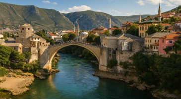 Bosna Hersek’in simgesel yapılarından Mostar Köprüsü, Mostar şehrinin Boşnak ve Hırvat kesimlerini birbirine bağlıyor. Zamanla hoşgörünün ve barışın sembolü olarak görülmeye başlandı. Köprünün muhteşem manzarası ve ilgi çeken tarihi yıllar içinde önemli bir turizm merkezi haline gelmesini sağladı. İşte ülkenin beğenilen mimari yapılarından Mostar Köprüsü hakkında merak ettiğin her şey.