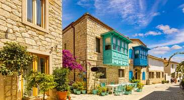 Uzun s&uuml;ren kış soğukluklarının ardından artık bahar geldi. Mart ayıyla beraber havalar yavaş yavaş ısınırken doğa da canlanmaya başladı. &Ccedil;i&ccedil;ekli sokaklar, muhteşem g&uuml;n batımları, eşsiz doğa manzaraları, eğlenceli festivaller ve i&ccedil;ini ısıtan g&uuml;neş ile ruhunu tazelemeye hazır mısın? Hadi birlikte, ilkbaharı coşkuyla karşılayabileceğin rotalara g&ouml;z atalım.&nbsp; {calismasaatleri}Hızlı &ouml;zet 2026 yılı bahar rotaları Adana > Portakal &Ccedil;i&ccedil;eği Karnavalı&rsquo;nda eğlenceye dahil ol. (Nisan) Van > Akdamar Adası&rsquo;nda badem &ccedil;i&ccedil;ekleri eşliğinde g&ouml;l manzarasını seyret. Dat&ccedil;a > Hayıtb&uuml;k&uuml;&rsquo;nde g&uuml;n doğumunu, Knidos&rsquo;ta ise g&uuml;n batımını izle. B&uuml;y&uuml;kada > Ara sokaklardaki evlerin &ouml;n&uuml;ndeki mor salkım (Wisteria) sarmaşıklarının &ouml;n&uuml;nde fotoğraf &ccedil;ekil. Ala&ccedil;atı > Ala&ccedil;atı Ot Festivali&rsquo;ne katıl. (Nisan) Mardin > Mezopotamya manzarasına karşı meşhur Mardin kahvaltısını dene. Kapadokya > Sıcak hava balonundan sisli vadi manzaralarını ve peribacalarını izle. Adrasan > Tekne turları ile Suluada, Sazak ve Ceneviz koylarını keşfet. Kaz Dağları > Yaz aylarında kapalı olan Zeus Altarı'nda romantik dakikalar yaşa. Gaziantep > Tarih&icirc; yerleri ve gastronomi duraklarını serin hava eşliğinde gez. Amasra > Amasra Yarımadası'ndan eşsiz deniz manzarasını seyret.{/calismasaatleri} 1. Amasra 1460 yılında lalası ile birlikte avlanmaya Amasra&rsquo;ya gelen Fatih Sultan Mehmet, burayı &ldquo;&Ccedil;eşm-i Cihan&rdquo; yani d&uuml;nyanın g&ouml;z bebeği olarak nitelendirmiş. Fatih Sultan Mehmet&rsquo;in g&ouml;r&uuml;r g&ouml;rmez g&uuml;zelliğine hayran kaldığı Amasra, ilkbaharın en g&uuml;zel rotalarından. Ankara&rsquo;dan yaklaşık 310 kilometre, İstanbul&rsquo;dan ise yaklaşık 456 kilometre uzaklıkta olan Amasra&rsquo;da deniz manzarasına karşı huzur bulacaksın. Buranın tadını tam anlamıyla &ccedil;ıkarabilmek i&ccedil;in Amasra otelleri arasından se&ccedil;im yapıp, manzaralı odalardan g&uuml;ne harika bir başlangı&ccedil; yapabilirsin.&nbsp; UNESCO D&uuml;nya Mirası Ge&ccedil;ici Listesi&rsquo;nde yer alan Amasra Kalesi&rsquo;nden t&uuml;m beldeyi panoramik olarak g&ouml;rebilirsin. Manzaraya hayran kaldıktan sonra Tarihi &Ccedil;ekiciler &Ccedil;arşısı&rsquo;na gidip 17. y&uuml;zyıldan beri s&uuml;regelen oyma ahşap geleneğinin en g&uuml;zel eserlerinden satın alabilirsin. Amasra sokaklarında y&uuml;r&uuml;y&uuml;ş yaptıktan sonra, manzaraya karşı yemek yiyebileceğin restoranlara da uğramayı ihmal etme. Taze balıkların yanında buranın meşhur Amasra salatasını da mutlaka denemelisin. 2. Van İlkbahar &ccedil;i&ccedil;eklerinin g&uuml;zelliğini g&ouml;rmek i&ccedil;in en g&uuml;zel rota tabii ki de Van&rsquo;daki Akdamar Adası. Van G&ouml;l&uuml;&rsquo;ndeki en b&uuml;y&uuml;k adalardan olan Akdamar&rsquo;da baharın gelişi, badem &ccedil;i&ccedil;eklerinin a&ccedil;ılışıyla adeta ta&ccedil;lanıyor. Nisan aylarında badem &ccedil;i&ccedil;ekleri muhteşem bir manzara sunuyor. Tekne turlarına &ccedil;ıkarak, bu eşsiz manzarayı uzaktan fotoğraflayıp sonrasında tekne ile adaya ge&ccedil;ebilirsin. Van&rsquo;a kadar gelmişken &ldquo;Kaleler Şehri&rdquo; olarak anılan bu şehrin kalelerini gezmeden olmaz. Van Kalesi, Hoşap Kalesi, &Ccedil;avuştepe Kalesi g&ouml;rmen gereken kaleler arasında. Kedileri seviyorsan bir g&ouml;z&uuml; mavi bir g&ouml;z&uuml; yeşil olan meşhur Van kedilerini yakından g&ouml;rmeye ne dersin? Ne yazık ki Van kedilerinin nesli t&uuml;kenmek &uuml;zere. Kedileri koruma altına almak i&ccedil;in de Van Kedi Evi a&ccedil;ıldı. Sen de burayı ziyaret ederek Van kedilerini g&ouml;rebilirsin.&nbsp; {insightBoxStart}Yazar Notu: Van'da Ferit Melen Havalimanı hizmet veriyor. Hızlı ve pratik bir şekilde gitmek i&ccedil;in u&ccedil;ak, yakın şehirlerden gideceksen otob&uuml;s tercih edebilirsin. Farklı bir yolculuk deneyimi i&ccedil;in Van G&ouml;l&uuml; Ekspresi'ne de binebilirsin. B&ouml;ylece b&ouml;lgenin bahar manzaralarını trenden izleyebilir, ilgin&ccedil; fotoğraflar &ccedil;ekebilirsin.{insightBoxEnd} 3. B&uuml;y&uuml;kada İstanbul&rsquo;dan &ccedil;ok uzaklaşmadan baharın keyfini &ccedil;ıkartmak isteyen İstanbulluların en b&uuml;y&uuml;k şansı B&uuml;y&uuml;kada. Deniz havası ve yemyeşil doğanın bir araya geldiği B&uuml;y&uuml;kada&rsquo;da bisiklet kiralayıp t&uuml;m adayı turlamak &ccedil;ok keyifli bir hafta sonu etkinliği. Vapurdan inince bisikletini alıp adanın kalabalıklarından uzaklaşabilirsin. Adadaki farklı k&ouml;şklerin yanından ge&ccedil;erken durup birbirinden g&uuml;zel fotoğraflar &ccedil;ekebilirsin. İlkbahar aylarında B&uuml;y&uuml;kada'ya gideceksen adanın ara sokaklarındaki mor salkımlı ağa&ccedil;ların &ouml;n&uuml;nde fotoğraf &ccedil;ekilmeyi de unutma.&nbsp; Aya Yorgi Tepesi, B&uuml;y&uuml;kada&rsquo;nın en g&uuml;zel noktalarından biri. Tepeye &ccedil;ıktığında karşılaşacağın manzara eşsiz olacak. Bu tepede bulunan Aya Yorgi Kilisesi&rsquo;ni gezip sonra da Y&uuml;cetepe Kır Gazinosu&rsquo;nda yemek yiyebilirsin. Manzaraya karşı bir T&uuml;rk kahvesi i&ccedil;meyi de unutma. Kahve keyfini g&uuml;n batımı saatlerine denk getirirsen &ccedil;ok daha unutulmaz bir anı yaşayabilirsin. 4. Ala&ccedil;atı T&uuml;rkiye&rsquo;nin en pop&uuml;ler yaz rotası Ala&ccedil;atı&rsquo;nın aslında en g&uuml;zel zamanı ilkbahar ayları. Bu mevsimde yaz kalabalığından eser yok. Mekanlar ve sokaklar sakin. Hem de Ala&ccedil;atı otelleri&nbsp;&ccedil;ok daha uygun fiyatlı bir şekilde misafirlerini ağırlıyor. Hal b&ouml;yle olunca geriye sadece birka&ccedil; g&uuml;nl&uuml;ğ&uuml;ne ger&ccedil;ek hayattan uzaklaşıp huzurun ve baharın tadını &ccedil;ıkarmak kalıyor. Ala&ccedil;atı&rsquo;nın sembol&uuml; haline gelen Yel Değirmenleri&rsquo;ni mutlaka g&ouml;rmelisin. Hem harika fotoğraflar &ccedil;ekeceksin hem de restore edilen değirmenlerde kahve i&ccedil;menin keyfini &ccedil;ıkarabilirsin. Ala&ccedil;atı&rsquo;da tabii ki sakızlı T&uuml;rk kahvesi i&ccedil;melisin. Ayrıca sakızlı dondurma, sakızlı muhallebi, sakız re&ccedil;eli gibi lezzetlerin tadına da bakabilirsin. 2026 yılında 20-26 Nisan tarihleri arasında, Ala&ccedil;atı Ot Festivali ger&ccedil;ekleşecek. Festival kapsamında Ege'nin şifalı otları (şevketibostan, ebeg&uuml;meci, k&ouml;rmen gibi)&nbsp;tanıtılıyor, doğa y&uuml;r&uuml;y&uuml;şleri, konserler ve &ccedil;eşitli at&ouml;lyeler yapılıyor. Ek olarak y&ouml;resel &uuml;r&uuml;n pazarlarıyla dolu d&ouml;rt g&uuml;nl&uuml;k bir lezzet ve k&uuml;lt&uuml;r ş&ouml;leni d&uuml;zenleniyor. 5. Mardin Bir&ccedil;ok farklı medeniyete ve k&uuml;lt&uuml;re ev sahipliği yapmış olan Mardin, G&uuml;neydoğu Anadolu B&ouml;lgesi&rsquo;ndeki en g&uuml;zel şehirlerden biri. Baharın da en &ccedil;ok yakıştığı G&uuml;neydoğu şehri de diyebiliriz. &Ouml;zellikle de yazın &ccedil;ok sıcak olabildiği i&ccedil;in ilkbahar aylarında gezmek &ccedil;ok daha keyifli oluyor. Mardin&rsquo;i gezmek i&ccedil;in en az 3 g&uuml;n ayırmalısın. Mardin u&ccedil;ak bileti alırken bunu g&ouml;z &ouml;n&uuml;nde bulundurarak planlamanı yap. Gezine Eski Mardin'in ara sokaklarını adımlayarak başlayabilirsin. Ardından Zinciriye Medresesi&rsquo;ni gezmelisin. İstersen Eski Mardin'deki teraslı restoranlarda Mezopotamya manzarası eşliğinde ve y&ouml;resel &uuml;r&uuml;nlerle g&uuml;zel bir kahvaltı yapabilirsin.&nbsp; S&uuml;ryani toplumlarını temsil eden ve g&uuml;n&uuml;m&uuml;zde hala kullanılan Deyrulzafaran Manastırı, Ortodoks ibadethanesi olan Mor Behnam Kilisesi, şehrin en eski camisi Ulu Camii ve S&uuml;ryani Kadim Cemaati&rsquo;nin en &ouml;nemli yapısı Mor Gabriel Manastırı, Mardin&rsquo;de bir arada yaşayan farklı dinlerin simgelerini g&ouml;rebileceğin yapılar. Mardin gezilecek yerler&nbsp;listemizde yer alan her bir durak ise seni tarihi bir yolculuğa &ccedil;ıkaracak. {insightBoxStart}Yazar Notu: Mardin'e u&ccedil;akla ya da otob&uuml;sle gideceksen ve ara&ccedil; kiralamayacaksan taksi tercih edebilirsin. Şehirde g&uuml;nl&uuml;k kiralama ile hizmet veren taksiler bulunuyor. B&ouml;ylece t&uuml;m g&uuml;n konforlu bir şekilde seyahat edebilirsin.{insightBoxEnd} 6. Kapadokya &ldquo;G&uuml;zel Atlar Şehri&rdquo; olarak anılan Kapadokya&rsquo;nın her mevsim başka bir g&uuml;zelliği var ama en g&uuml;zel hali ilkbahar. Hava sıcaklıkları bunalmadan ya da &uuml;ş&uuml;meden gezmek i&ccedil;in uygun. Balon turları i&ccedil;in hava koşulları kış mevsimine g&ouml;re &ccedil;ok daha elverişli.&nbsp;İlkbahar aylarında balon turuna katıldığında vadilere &ccedil;&ouml;ken hafif sisin oluşturduğu muhteşem bir manzara ile karşı karşıya kalacaksın. Yanına fotoğraf makinesi ya da kamera &ouml;zelliği iyi olan bir telefon almayı unutma. Manzaranın tadını &ccedil;ıkardıktan sonra birbirinden g&uuml;zel fotoğraflar &ccedil;ekebilirsin. Bunların yanında peri bacalarının manzarasına rengarenk bahar &ccedil;i&ccedil;ekleri eklenince harika bir ilkbahar rotası oluyor. Kapadokya&rsquo;da gezip g&ouml;rebileceğin &ccedil;ok fazla yer var. İlk olarak G&ouml;reme A&ccedil;ık Hava M&uuml;zesi ile başlamalısın. Burada kayalara oyulan kilise, manastır ve şapelleri g&ouml;rd&uuml;kten sonra panoramik bir peri bacası manzarası i&ccedil;in Aşk Vadisi&rsquo;ne gidebilirsin. G&ouml;reme&rsquo;den sonra rotanı U&ccedil;hisar&rsquo;a &ccedil;evirip U&ccedil;hisar Kalesi&rsquo;nden t&uuml;m Kapadokya&rsquo;ya yukarıdan bakabilirsin. Sonra da G&uuml;vercinlik Vadisi&rsquo;nde bir doğa y&uuml;r&uuml;y&uuml;ş&uuml;ne &ccedil;ıkmanı &ouml;neririm. Eğer Kapadokya otelleri konaklaması ayarlarsan ve kendine 3-4 g&uuml;nl&uuml;k bir plan yaparsan, Avanos, &Uuml;rg&uuml;p ve &Ccedil;avuşin&rsquo;i de gezebilirsin. 7. Gaziantep T&uuml;rkiye&rsquo;nin en lezzetli baklavalarını, kebaplarını ve lahmacunlarını yiyebileceğin Gaziantep&rsquo;e geldi sıra. Burası kesinlikle bir gurme şehri. Bu bahar i&ccedil;indeki gurmeyi doyurmak ve sevindirmek istiyorsan hemen Gaziantep u&ccedil;ak bileti almalısın. Şehrin y&ouml;resel lezzetlerini en iyi şekilde yapan ve sunan mekanlar ve restoranlar seni bekliyor. Gittiğin herhangi bir restorandan her &ccedil;ıktığında tıka basa doymuş olacaksın. Yorulup tekrar acıkmak i&ccedil;in Zeugma Mozaik M&uuml;zesi, Bakırcılar &Ccedil;arşısı, Gaziantep Kalesi, Zincirli Bedesten, Kaleoğlu Mağarası, Hamam M&uuml;zesi ve Emine G&ouml;ğ&uuml;ş Mutfak M&uuml;zesi&rsquo;ni gezebilirsin. Gaziantep, yaz aylarında bunaltıcı olabileceği i&ccedil;in ilkbahar aylarında gitmek en mantıklı se&ccedil;enek olacak.&nbsp; 8. Dat&ccedil;a Dat&ccedil;a&rsquo;ya ilkbahar şubat ve mart ayında a&ccedil;an badem &ccedil;i&ccedil;ekleriyle geliyor ve sonrasında da birbirinden g&uuml;zel bahar manzaralarına sahne oluyor. D&uuml;ş&uuml;n ki bu g&uuml;zellik, Can Y&uuml;cel&rsquo;in şiirlerine konu olacak kadar efsane. Bu nedenle Dat&ccedil;a'yı mutlaka ilkbahar mevsiminde g&ouml;rmelisin. Dat&ccedil;a&rsquo;ya gittiğinde gezine Eski Dat&ccedil;a&rsquo;dan başlamalısın. Badem ve zeytin ağa&ccedil;larıyla s&uuml;sl&uuml;, &ccedil;i&ccedil;ek kokan Arnavut kaldırımlı sokaklarda y&uuml;r&uuml;rken t&uuml;m stresini ve yorgunluğunu unutacaksın. Meydan Kahvesi&rsquo;nde bir kahve i&ccedil;ip beldeye şiirler yazan Can Y&uuml;cel&rsquo;in Evi&rsquo;ni g&ouml;rebilirsin. Dat&ccedil;a&rsquo;nın ge&ccedil;mişini yakından tanımak i&ccedil;in Knidos Antik Kenti&rsquo;ni ziyaret edebilirsin. Dat&ccedil;a&rsquo;nın birbirinden yeşil ve mavi koylarını g&ouml;rmeden de d&ouml;nmemelisin. Kargı Koyu, Ovab&uuml;k&uuml;, Kumluk Koyu ve Palamutb&uuml;k&uuml; gidebileceğin koylar arasında. G&uuml;n doğumu ve g&uuml;n batımlarını seviyorsan Dat&ccedil;a, muhteşem bir rota. Hayıtb&uuml;k&uuml;&rsquo;nde g&uuml;n doğumunu izledikten sonra veya Knidos&rsquo;ta g&uuml;n batımı eşliğinde piknik yaparken b&uuml;y&uuml;leyici doğa manzaralarını izleyebilirsin. {insightBoxStart}İpucu: En iyi otel fiyatlarını tek bir yerde g&ouml;rmek, se&ccedil;eceğin otel hakkında bilgi almak ve saniyeler i&ccedil;inde rezervasyon yapmak i&ccedil;in ENUYGUN'da otel araştırmasına başlayabilirsin.{insightBoxEnd} {hotel_search_form_banner} 9. Adrasan Bakir kalmış bir tatil beldesinde ilkbahar tatili yapmak istersen Adrasan tam da sana g&ouml;re. Uzun yıllar boyunca sit alanı olarak korunduğu i&ccedil;in doğal yapısı olduğu gibi kalan Adrasan&rsquo;da g&uuml;ne kuş cıvıltılarıyla başlayabilirsin. Alıştığımız t&uuml;m tatil yerlerinden doğallığıyla farklılaşan Adrasan&rsquo;da dalış da yapabilirsin. Adrasan&rsquo;ın en g&uuml;zel noktalarından biri, Bey Dağları Milli Parkı&rsquo;na bağlı olan Adrasan Deresi. Bu derenin iki kıyısı da mekanlar ve oteller ile dolu. Dere &ccedil;ekildiğinde derenin &uuml;st&uuml;ne localar kuruluyor ve restoranlar bu locaların &uuml;zerinde hizmet vermeye başlıyor. Bu dereyi g&ouml;rd&uuml;kten sonra Adrasan&rsquo;da tekne turlarına &ccedil;ıkabilirsin. Tekne turunda Suluada, Sazak ve Ceneviz Koyu gibi T&uuml;rkiye&rsquo;nin en g&uuml;zel koylarını g&ouml;rebiliyorsun. 10. Adana T&uuml;rkiye'nin gastronomi şehirleri arasında &ouml;ne &ccedil;ıkan Adana, bahar aylarında ziyaret&ccedil;ilerine zengin rotalar sunuyor. 1-5 Nisan tarihleri arasında ger&ccedil;ekleşecek olan Portakal &Ccedil;i&ccedil;eği Karnavalı'nda hem eğlenebilir hem de baharın gelişini Adana'nın atmosferinde kutlayabilirsin. Festivalde g&uuml;nd&uuml;z saatlerinde Seyhan G&ouml;l&uuml;'n&uuml;n etrafında ve kent merkezinde karnaval korteji yapılıyor. Ardından gece saatlerine kadar eğlenceli etkinlikler devam ediyor. Yaz aylarında hava sıcaklıkları 40 dereceyi ge&ccedil;tiğinden haziran-ağustos ayları arasında şehri keşfetmek zorlayıcı olabilir. Bu y&uuml;zden nisan ya da mayıs aylarında giderek g&uuml;zel havaların tadını &ccedil;ıkarabilirsin. {{campaignsSlider}} 11.&nbsp;Kaz Dağları / Adatepe - Yeşilyurt Doğa ile i&ccedil; i&ccedil;e ve huzurlu bir tatil i&ccedil;in rotanı Kaz Dağları'na &ccedil;evirebilirsin. Adatepe ve Yeşilyurt k&ouml;ylerindeki tarih&icirc; taş evlerden d&ouml;n&uuml;şt&uuml;r&uuml;lm&uuml;ş butik otellerde kalarak zamanda yolculuk yapabilirsin. Doğanın canlanışını izlemek ve g&uuml;ne tertemiz hava ile başlamak hem ruhunu hem bedenini tazeleyecek. İş hayatının stresinden arınmak i&ccedil;in detoks etkili bir tatil arayanlara hitap eden bu k&ouml;ylerde, eşsiz orman manzaralarını izleyebilir, trekking rotalarına gidebilirsin. Adatepe'de Zeus Altarı, yaz aylarında orman yangınlarını &ouml;nlemek amacıyla kapalı oluyor. Bahar aylarında giderek T&uuml;rkiye'nin en romantik noktalarından olan Zeus Altarı'nda b&uuml;y&uuml;leyici g&uuml;n batımını izleyebilirsin. İlkbahar, k&uuml;lt&uuml;r turu yapmak isteyenler i&ccedil;in de muhteşem bir mevsim.&nbsp;K&uuml;lt&uuml;r turu yapacaklar i&ccedil;in en iyi 10 rota yazımıza g&ouml;z atarak harika bir tatil planı oluşturabilirsin.