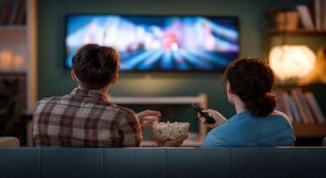 Filmlerin hayatımızdaki yeri ne büyük değil mi? Mutluyken, keyifliyken ya da kimi zaman sadece üzüntümüzü gidermek için izlenecek filmler listemizdeki seçeneklerden birine koşuyoruz. Bazen de öyle filmler izliyoruz ki yapıttaki manzaraları ve ortamı gördükten sonra sıradaki seyahat planımızı yapmak için hayal kurmaya başlıyoruz.