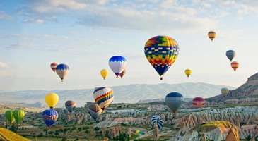 İsmi Pers dilinde ''Güzel Atlar Ülkesi'' anlamına gelen Kapadokya denince birçok kişinin aklına Göreme, Avanos ve Ürgüp gibi yerler gelse de burası aslında Kayseri, Niğde ve Aksaray'ı da kapsayan çok geniş bir bölge. Kendine has yer şekilleri, sabahın erken saatlerinde havalanan renkli balonları, yaratıcılığınızı konuşturabileceğiniz çanak çömlek atölyeleri ve eğlenceli festivalleriyle bambaşka bir dünyayı andıran Kapadokya'da tatil için geçerli bu bahanelere göz atarak hazırlıklara başlayabilirsiniz.