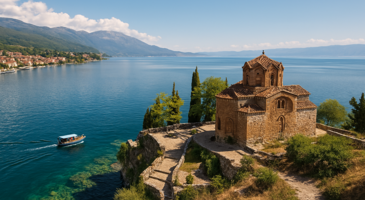 Sonbahar ne sıcak ne de soğuk olmayan havasıyla yeni yerler keşfetmek isteyenleri i&ccedil;in &ccedil;ok ideal bir aydır. Ekim ayı biraz soğuyabilir ancak &ouml;zellikle Eyl&uuml;l ayı Avrupa&rsquo;nın genelinde sıcak ge&ccedil;er. Sizler i&ccedil;in Avrupa&rsquo;da sonbaharda vizesiz gezilebilecek yerlerden rotalar se&ccedil;tik. Bu mevsimde &ccedil;ok da hoşlanacağınız vize derdi olmayan genel olarak yeme i&ccedil;me fiyatlarının uygun olduğu bu &uuml;lkelere g&ouml;z atmaya ne dersiniz? 1- Ohri, &Uuml;sk&uuml;p (Makedonya) Makedonya&rsquo;nın bu şirin şehri sonbaharın da en g&uuml;zel yaşandığı yerlerden birisi. Makedonya T&uuml;rk vatandaşlarından vize istemiyor. Ancak havayoluyla gitmeniz şart. Karayoluyla giderseniz Bulgaristan ve Yunanistan &uuml;zerinden ge&ccedil;mek zorunda kalacağınız i&ccedil;in vize almanız şart. Bu y&uuml;zden u&ccedil;akla &Uuml;sk&uuml;p&rsquo;e gidip oradan karayoluyla Ohri&rsquo;ye ge&ccedil;ebilirsiniz. &Uuml;sk&uuml;p&rsquo;e sonbaharda uygun fiyatlı bilet bulmak m&uuml;mk&uuml;n. Dilerseniz &Uuml;sk&uuml;p u&ccedil;ak bileti sayfasına g&ouml;z gezdirebilirsiniz. Hatta &Uuml;sk&uuml;p&rsquo;te de bir gece konaklarsanız Osmanlı eserlerini, taş k&ouml;pr&uuml;s&uuml;n&uuml; ve kalesini g&ouml;rme fırsatınız olacaktır. Ohri de ise tekne turu yapabilir, tarihi &ccedil;arşısında gezebilir. &Ccedil;ar Samuel Kalesi, Aziz Yuhanna Kilisesi gibi yerler gezilebilir. {flight_search_form_banner} 2- Mostar Po&ccedil;itel Jablanica (Bosna Hersek) Bosna Hersek&rsquo;in başkenti Saraybosna herkesin bildiği ve severek gittiği bir şehir. Ancak Bosna Hersek sadece Saraybosna&rsquo;dan ibaret değil. &Uuml;lkede gezebileceğiniz &ccedil;ok g&uuml;zel yerler de var. &Ouml;zellikle k&ouml;pr&uuml;s&uuml;yle &uuml;nl&uuml; Mostar ve Balkanların izlerini taşıyan &uuml;nl&uuml; k&ouml;y&uuml; Po&ccedil;itel bunlardan biri. Bir de doğal g&uuml;zellikleriyle sizi kendisine hayran bırakacak yerler var. Bunların başında Jablanica G&ouml;l&uuml; geliyor. Doğa ve su sporlarının yapıldığı bu g&ouml;l kenarındaki Jablanica Kasabası da g&ouml;rmeniz gereken yerlerin başında geliyor. Saraybosna u&ccedil;ak bileti fiyatlarına g&ouml;z atabilirsiniz. 3- Perast, Tivat (Karadağ) Kotor ve Budva Karadağ&rsquo;ın en turistik iki şehri ancak onları da aratmayan &ccedil;ok g&uuml;zel k&uuml;&ccedil;&uuml;k ve şirin yerler de var. K&uuml;&ccedil;&uuml;k bir kasaba olan Perast&rsquo;ın denizi &ccedil;ok g&uuml;zel. &Uuml;stelik arkası yemyeşil ormanla kaplı bir yer. Kotor&rsquo;a 15 km uzaklıkta yakın bir yer. Karadağ&rsquo;daki bir başka turistik yer de Tivat. Yeşil panjurlu şirin evleri ve tarihi yapılarıyla turistleri kendisine hayran bırakan bir yer. G&uuml;zel ve b&uuml;y&uuml;k bir marinası var. Yaz aylarında burada Avrupa sosyetesinin de yatlarını g&ouml;rmek m&uuml;mk&uuml;n. Buradan Karadağ&rsquo;ın bir başka kıyı şehri Hersek Novi&rsquo;ye feribotla ulaşım sağlanıyor. Bu arada Herceg Novi&rsquo;de havalimanı var ancak T&uuml;rkiye&rsquo;den buraya direkt u&ccedil;uş yok. Karadağ&rsquo;a gitmek i&ccedil;in başkent Podgorica&rsquo;ya gitmeniz gerekiyor.&nbsp;https://www.enuygun.com/ucak-bileti/podgorica/&nbsp;sayfasından hem bilet fiyatlarına g&ouml;z atabilir hem de havaalanı ulaşımı hakkında bilgi sahibi olabilirsiniz.&nbsp; 4- Novi Sad Belgrad (Sırbistan) Sırbistan&rsquo;ın Macaristan sınırındaki bu şehri &uuml;nl&uuml; Exit festivaliyle biliniyor. Festival kente Tuna nehri kıyısındaki &uuml;nl&uuml; kalesinde yapılıyor. Zaten şehri gezmek i&ccedil;in de kaleden başlamanızda fayda var. Kalenin m&uuml;thiş bir Tuna ve şehir manzarası var. Novi Sad başkent Belgrad&rsquo;a benzeyen ama k&uuml;&ccedil;&uuml;k bir şehir. D&uuml;z bir &ccedil;arşısı var burada &uuml;nl&uuml; markaların da mağazaları kafe ve restoranlar bulunuyor. Tuna kıyısında g&uuml;zel bir restoran daha var. Şehirde kadın erkek yaşlı gen&ccedil; herkesin g&uuml;zel şık ve fit g&ouml;r&uuml;n&uuml;ml&uuml; olduğunu s&ouml;yleyebilirim. Eğer 2-3 g&uuml;nl&uuml;k bir Sırbistan gezisi yapacaksanız Novi Sad&rsquo;a yaklaşık yarım saat mesafede &uuml;nl&uuml; Karlof&ccedil;a anlaşmasının imzalandığı Karlof&ccedil;a kasabasını da gezebilirsiniz. Yine fırsatınız varsa mutlaka Belgrad&rsquo;a gidin. Son yıllarda Avrupa&rsquo;nın yıldızı parlayan destinasyonlarından Belgrad tarihi ve doğal g&uuml;zelliklere sahip bir kent. Osmanlı&rsquo;dan kalma kalesi Kalemegdan, &uuml;nl&uuml; alışveriş caddesi Keniz Mihaliova Tuna ve Sava kenarındaki restoranları gece kul&uuml;pleriyle rahat&ccedil;a gezebileceğiniz taksilerin yeme i&ccedil;menin ucuz olduğu bir şehir Belgrad. 5- Batum (G&uuml;rcistan) Hem vizesiz hatta pasaportsuz gidibileceğiniz bir başka yer de G&uuml;rcistan&rsquo;ın Batum şehri. Karadeniz kıyısı bu kent &uuml;lkenin aynı zamanda en turistik şehri. T&uuml;rk vatandaşları pasaportları olmadan TC kimlik kartlarıyla da turistik ama&ccedil;lı ziyaretler yapabiliyorlar. Batum geniş sahilleri ve parklarıyla &uuml;nl&uuml; bir şehir. Yeme i&ccedil;me fiyatları uygun gelecektir. Miracle Park, Piezza, St. Nicolas Kilisesi, Chacha Kulesi, D&ouml;nmedolap gibi yerler gezilebilir. Batum u&ccedil;ak bileti fiyatlarına g&ouml;z atmak i&ccedil;in tıklayabilirsiniz.