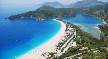Türkiye’nin en popüler tatil cennetlerinden biri olan Fethiye, turkuaz denizi ve el değmemiş doğal güzellikleriyle ünlü. Her köşesinde birbirinden güzel plaj ve koylar keşfedebileceğin Fethiye, deniz tutkunlarının ülkemizdeki vazgeçilmez adreslerinden. Durgun sularıyla ünlü Ölüdeniz’den çam ormanları arasında gizlenen Kabak Koyu’na, binlerce kelebeğin uçuştuğu Kelebekler Vadisi’nden huzurlu Boncuklu Koyu’na kadar Fethiye’nin en özel yerlerini senin için sıraladık.