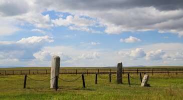 Dil i&ccedil;in bir milletin hafızası, k&uuml;lt&uuml;r&uuml; ve geleceğe attığı imza diyebiliriz. Bu imza ise UNESCO&rsquo;nun Semerkant&rsquo;ta 30 Ekim-13 Kasım 2025 tarihleri arasında d&uuml;zenlenen 43. Genel Konferansı kapsamında alınan kararla 15 Aralık, &lsquo;D&uuml;nya T&uuml;rk Dili Ailesi G&uuml;n&uuml;&rsquo; olarak ilan edilerek somutlaştırıldı. Karar, 3 Kasım 2025 tarihinde alındı.&nbsp; Danimarkalı dilbilimci Vilhelm Thomsen, 15 Aralık 1893 tarihinde Danimarka Kraliyet Bilim ve Edebiyat Akademisi&rsquo;nde yaptığı a&ccedil;ıklamada y&uuml;zyıllardır sırrı &ccedil;&ouml;z&uuml;lemeyen Orhun Yazıtları &uuml;zerindeki yazıları &ccedil;&ouml;zd&uuml;ğ&uuml;n&uuml; ve bu metinlerin Eski T&uuml;rk&ccedil;e ile yazıldığını d&uuml;nyaya ilan etmişti. Orhun Abideleri olarak bildiğimiz bu taşların dilini ilan ettiği g&uuml;n ise yine aynı tarihte UNESCO tarafından se&ccedil;ilen g&uuml;n oldu. T&uuml;rk dilleri ailesi, bug&uuml;n yaklaşık 200 milyon insan tarafından konuşuluyor. Hadi gel bu tarihi g&uuml;ne &ouml;zel d&uuml;nya &uuml;zerinde T&uuml;rk dilleri konuşulan &uuml;lkeleri keşfedelim. T&uuml;rkiye T&uuml;rkiye&rsquo;de T&uuml;rk&ccedil;e, T&uuml;rk dilleri ailesinin Oğuz koluna ait T&uuml;rkiye T&uuml;rk&ccedil;esi. G&uuml;nl&uuml;k yaşamda ise bu zemin, b&ouml;lgeden b&ouml;lgeye değişen ağızlarla &ccedil;eşitleniyor. Karadeniz&rsquo;den Ege&rsquo;ye, İ&ccedil; Anadolu&rsquo;dan Doğu&rsquo;ya uzanan bu renkli dil haritası yerel deyimlerde, yemek adlarında ve m&uuml;zikte ilk &ouml;ne &ccedil;ıktığı yer olabiliyor.&nbsp; Kuzey Kıbrıs T&uuml;rk&ccedil;e, Kuzey Kıbrıs&rsquo;ta k&ouml;kl&uuml; bir varlığa sahip ve resmi dili olarak kabul ediliyor. G&uuml;nl&uuml;k hayatta ise T&uuml;rk&ccedil;enin kullanım yoğunluğu b&ouml;lgelere g&ouml;re değişiyor. Kuzey Kıbrıs&rsquo;a gittiğinde tabelalarda, men&uuml;lerde ve yerel iletişimde T&uuml;rk&ccedil;enin izlerini sık&ccedil;a g&ouml;rebilirsin. Elbette coğrafyaya has Kıbrıs ağzı ile. Rusya Rusya, &ccedil;ok sayıda T&uuml;rk dilinin birlikte yaşadığı en geniş coğrafyalardan biri. Tatarca, Başkurt&ccedil;a, &Ccedil;uvaş&ccedil;a ve Saha T&uuml;rk&ccedil;esi gibi farklı kollara ait yazı dilleri, &uuml;lke i&ccedil;inde belirli cumhuriyetlerde ve b&ouml;lgelerde g&uuml;&ccedil;l&uuml; bir k&uuml;lt&uuml;rel hafıza taşıyor. Rusya&rsquo;da seyahat ettiğinde, bazı şehir ve b&ouml;lgelerde m&uuml;ziklerde, yer adlarında ve yemeklerde T&uuml;rk&ccedil;e kelimeler duyduğunda şaşırma! Azerbaycan Azerbaycan T&uuml;rk&ccedil;esi (Azerice), T&uuml;rk Dili Ailesi'nin Oğuz grubuna ait. Ve T&uuml;rkiye T&uuml;rk&ccedil;esi ile dilbilimsel olarak en yakın leh&ccedil;elerden biri. Azerbaycan&rsquo;a gittiğinde, &ouml;zellikle de Bak&uuml;'ye gittiğinde dilsel bir tanışmışlık hissi yaşayabilirsin. T&uuml;rkiye T&uuml;rk&ccedil;esi konuşman, sana &uuml;lkenin b&uuml;y&uuml;k bir b&ouml;l&uuml;m&uuml;nde kapıları a&ccedil;ar ve iletişim kurmanı kolaylaştırır. Pazarlıklarda, yol tariflerinde veya yerel lezzetleri sorarken kendini rahat hissedebilirsin. Kazakistan Kazak&ccedil;a, T&uuml;rk Dili Ailesi'nin Kıp&ccedil;ak grubuna (Kuzey Kolu) ait. Kazak&ccedil;a, coğrafi olarak en geniş alana yayılmış T&uuml;rk dillerinden biri. Bu coğrafyada Rus&ccedil;anın g&uuml;&ccedil;l&uuml; etkisi olsa da, son yıllarda Kiril alfabesinden Latin alfabesine ge&ccedil;iş s&uuml;reci bulunuyor. S&uuml;recin 2031&rsquo;e kadar devam edeceği bildiriliyor.&nbsp; &Ouml;zbekistan &Ouml;zbek&ccedil;e, T&uuml;rk Dili Ailesi'nin Karluk grubuna (G&uuml;neydoğu Kolu) ait ve konuşan kişi sayısıyla aile i&ccedil;inde n&uuml;fus yoğunluğu en fazla olan ikinci dil. Tarihsel olarak &Ccedil;ağatay T&uuml;rk&ccedil;esi'nin miras&ccedil;ısı. Aynı zamanda Ali Şir Nevai gibi b&uuml;y&uuml;k şairlerin dili.&nbsp; Kırgızistan Kırgızca, Kıp&ccedil;ak grubunda yer alıyor. Bununla birlikte Karluk ve Sibirya dilleriyle de g&uuml;&ccedil;l&uuml; etkileşim i&ccedil;inde. Yarım milyonu aşan dize sayısıyla en uzun destanlar arasında yer alan Manas Destanı'nın dili olması nedeniyle s&ouml;zl&uuml; gelenek a&ccedil;ısından da T&uuml;rk dillerinin en zenginlerinden biri.&nbsp; T&uuml;rkmenistan T&uuml;rkmenistan, Oğuz grubunun en geleneksel kollarından birini (T&uuml;rkmen T&uuml;rk&ccedil;esi) yaşatıyor. Eski Oğuzca &ouml;zelliklerini koruma eğilimindeki dil,&nbsp; T&uuml;rkiye T&uuml;rk&ccedil;esine yakın bir konumda. Resmi olarak Latin alfabesi kullanılmasına rağmen, Rus&ccedil;a ve Fars&ccedil;a'dan da etkileşimler var. Ukrayna Kırım Tatarcası, T&uuml;rk dilleri ailesinin Kıp&ccedil;ak grubu i&ccedil;inde değerlendirilir. Karadeniz havzasındaki k&uuml;lt&uuml;rel dolaşımın en belirgin dil izlerinden biri olma &ouml;zelliği de taşır.&nbsp; Bug&uuml;n Ukrayna i&ccedil;inde, &ouml;zellikle Kırım Tatar topluluğunun k&uuml;lt&uuml;rel s&uuml;rekliliği ile birlikte yaşar.&nbsp; Moldova Gagavuzca, Oğuz grubunun k&uuml;&ccedil;&uuml;k ama &ouml;nemli bir kolu. T&uuml;rk&ccedil;enin coğrafi olarak Avrupa'nın merkezine ne kadar yayıldığını g&ouml;steren dilbilimsel bir kanıtı olarak da g&ouml;sterilebilir. Ukrayna ve Romanya'nın hemen yanında, kendi ana dillerinin T&uuml;rk&ccedil;e olduğunu s&ouml;yleyen bir toplulukla karşılaşmak olduk&ccedil;a unutulmaz bir deneyim olabilir. Bulgaristan Balkanlarda T&uuml;rk&ccedil;enin en g&ouml;r&uuml;n&uuml;r izlerinden biri Bulgaristan&rsquo;da. T&uuml;rk&ccedil;e &ouml;zellikle Kırcaali, Razgrad, Şumnu, Tırgovişte, Silistre hattında g&uuml;nl&uuml;k yaşamda sık duyulabiliyor. T&uuml;rk&ccedil;e, yalnızca ev i&ccedil;inde değil yerel medya, k&uuml;lt&uuml;rel etkinlikler ve topluluk yaşamı &uuml;zerinden de canlı.&nbsp; Yunanistan Yunanistan&rsquo;da T&uuml;rk&ccedil;e denince ilk akla gelen b&ouml;lge Batı Trakya. G&uuml;m&uuml;lcine ve İske&ccedil;e &ccedil;evresinde T&uuml;rk&ccedil;e, topluluk yaşamında g&uuml;&ccedil;l&uuml; bi&ccedil;imde varlığını s&uuml;rd&uuml;r&uuml;yor. Dil burada &ccedil;oğu zaman aile, eğitim ve toplumsal kurumlar &uuml;zerinden taşınıyor.&nbsp; Romanya Romanya&rsquo;da T&uuml;rk&ccedil;e izini s&uuml;rmek i&ccedil;in en doğru rota Dobruca b&ouml;lgesi. &Ouml;zellikle K&ouml;stence ve Tul&ccedil;a &ccedil;evresinde T&uuml;rk&ccedil;e konuşan topluluklara rastlayabilirsin. Burada T&uuml;rk&ccedil;e, yer yer Tatarca ile yan yana yaşar ve k&uuml;lt&uuml;rel &ccedil;eşitliliği g&uuml;&ccedil;l&uuml; bir Karadeniz hattı hissi veriyor. Kosova Kosova&rsquo;da T&uuml;rk&ccedil;e, &ouml;zellikle Prizren ve Mamuşa &ccedil;evresinde topluluk yaşamının i&ccedil;inde varlığını s&uuml;rd&uuml;r&uuml;yor. Bazı belediyelerde T&uuml;rk&ccedil;e, n&uuml;fus ve yerel mevzuata bağlı olarak kamusal alanda da g&ouml;r&uuml;n&uuml;r. Kosova&rsquo;yı gezerken &ccedil;arşıda, yerel etkinliklerde, tabelalarda ya da bir kahve molasında kulağına T&uuml;rk&ccedil;e kelimeler duyabilirsin. Kuzey Makedonya Kuzey Makedonya&rsquo;da T&uuml;rk&ccedil;e bazı belediyelerde n&uuml;fus eşiğine bağlı olarak yerel d&uuml;zeyde resm&icirc; kullanım stat&uuml;s&uuml;ne sahip. T&uuml;rk&ccedil;eyi daha &ccedil;ok duyabileceğin yerler arasında Gostivar, &Uuml;sk&uuml;p &ccedil;evresi ve Vrap&ccedil;işte gibi noktalar &ouml;ne &ccedil;ıkıyor.&nbsp; İran İran&rsquo;da T&uuml;rk dilleri, tek bir hat &uuml;zerinden değil, farklı topluluklar ve farklı ağızlar &uuml;zerinden &ccedil;ok katmanlı bir yapı g&ouml;steriyor. Azerbaycan T&uuml;rk&ccedil;esi, T&uuml;rkmen T&uuml;rk&ccedil;esi ve Horasan T&uuml;rk&ccedil;esi gibi kollar, yaşamaya devam ediyor.&nbsp; Irak Irak&rsquo;ta T&uuml;rkmen topluluklarının konuştuğu T&uuml;rk&ccedil;e, Oğuz &ccedil;izgisiyle yakın bağlar taşıyan bir ağız s&uuml;rekliliği g&ouml;steriyor. &Ouml;zellikle T&uuml;rkmen yerleşimlerinde, dil hem g&uuml;ndelik hayatın hem de k&uuml;lt&uuml;rel kimliğin temel taşı.&nbsp; Suriye Suriye&rsquo;de T&uuml;rk&ccedil;e, &ouml;zellikle T&uuml;rkmen toplulukları ve tarihsel etkileşim hatları &uuml;zerinden varlığını s&uuml;rd&uuml;r&uuml;yor. &Uuml;lkede T&uuml;rk&ccedil;enin farklı b&ouml;lgelerde, farklı ağız renkleriyle konuşulduğu biliniyor. Afganistan Afganistan&rsquo;da T&uuml;rk dilleri, &Ouml;zbek&ccedil;e ve T&uuml;rkmence başta olmak &uuml;zere, &uuml;lke i&ccedil;indeki dil &ccedil;eşitliliğinin &ouml;nemli bir par&ccedil;ası. Ayrıca k&uuml;&ccedil;&uuml;k bir topluluk tarafından Kırgızca da konuşulmakta.&nbsp; Moğolistan Moğolistan&rsquo;da &ouml;zellikle batıdaki Bayan &Ouml;lgii b&ouml;lgesinde Kazak&ccedil;a, topluluğun g&uuml;ndelik yaşamında varlığını koruyor. Kazak&ccedil;a, T&uuml;rk dilleri ailesinin Kıp&ccedil;ak grubunda yer alıyor.&nbsp; &Ccedil;in Uygurca, Karluk grubunda yer alıyor ve T&uuml;rk dillerinin k&ouml;kl&uuml; edebi ve yazılı geleneğine sahip leh&ccedil;elerden biri. Fars&ccedil;a ve Arap&ccedil;a'nın yanı sıra &Ccedil;ince'nin etkileşimleri de g&ouml;r&uuml;l&uuml;yor.&nbsp; T&uuml;rk dili demişken &uuml;lkemizde gezilecek yerleri keşfetmeye devam etmeye ne dersin? T&uuml;rkiye&rsquo;de gezilecek yerler listemize g&ouml;z atmayı unutma!