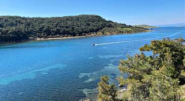 Cunda denildiği zaman akla begonvillerin s&uuml;slediği taş evler, Rum mimarisinden izler taşıyan tarih&icirc; yapılar, reng&acirc;renk balık&ccedil;ı tekneleri, harika Ege lezzetleri ve elbette huzurlu plajlar geliyor. Ayvalık&rsquo;ta yer alan Cunda, aynı zamanda zeytin ağa&ccedil;larının g&ouml;lgesinde farklı keşif rotaları sunuyor. Berrak denizi ve huzurlu ortamıyla tam anlamıyla bir ka&ccedil;ış noktası olan Cunda&rsquo;nın en &ccedil;ok ziyaret edilen plajlarına gelin birlikte bakalım. 1. Ortun&ccedil; Koyu Ayvalık&rsquo;a yaklaşık olarak 11 kilometre uzaklıkta olan Ortun&ccedil; Koyu, en &ccedil;ok tercih edilen Cunda plajlarının başında geliyor. Ayvalık &uuml;zerinden kalkan minib&uuml;slerle koyun olduğu yere ulaşmak m&uuml;mk&uuml;n. Uzunluğu 1 kilometreyi bulan Ortun&ccedil; Koyu, ortalama 150 metrelik bir genişliğe sahip. Etrafında &ccedil;ok sayıda &ccedil;am ve zeytin ağacının bulunması buranın manzarasını &ccedil;ok daha &ouml;zel kılıyor. Koy aynı zamanda sığ yapısıyla acemi y&uuml;z&uuml;c&uuml;lerin de sevdiği bir yer. Milli park sınırları i&ccedil;inde olduğundan burada kamuya a&ccedil;ık plajlara rastlamak m&uuml;mk&uuml;n değil. Bu uygulamaya Cunda&rsquo;nın dokusunu korumak adına epey dikkat ediliyor. Ormanda kalan saklı k&ouml;şelerden ve minik koylardan denize giriliyor. Bunlardan biri olan Ortun&ccedil; Koyu&rsquo;nda arkada yer alan ağa&ccedil;lık alanlar doğal bir g&ouml;lgelik yaratıyor. Sessiz ve huzur dolu olmasının yanında kalabalık olmadığı i&ccedil;in &ccedil;ok temiz kalan koyda hi&ccedil;bir &ouml;zel tesis yok. Bu nedenle yeme i&ccedil;me konusunda tedbirli gelmelisin. Konum Linki {insightBoxStart}Yazar Notu: &Ouml;zel aracıyla gelecek olan kişiler buraya Ada Camping Yolu &uuml;zerinden gelebilir. Akvaryum Koyu&rsquo;nu ge&ccedil;tikten sonra toprak yola girmelisin.{insightBoxEnd} 2. Patri&ccedil;a Koyu Ortun&ccedil; Koyu ile beraber Cunda&rsquo;nın en pop&uuml;ler koyları arasında yer alan Patri&ccedil;a Koyu, sığ ve durgun bir denize sahip. Eğer sakin ve &ccedil;arşaf gibi denizlerden hoşlanıyorsan burayı epey sevebilirsin. Koya y&uuml;r&uuml;me mesafesinde olan bazı &ouml;zel işletmeler mevcut.&nbsp; Bu işletmeler duş, tuvalet, otopark, şezlong ve şemsiye kiralama konusunda da hizmet veriyor. Cunda&rsquo;nın merkezinden buraya yaklaşık yarım saatte ulaşabilirsin. Adanın kuzey kısmında konumlanan Patri&ccedil;a Koyu, adını yıllar &ouml;nce burada yaşayan Rum Pateri&ccedil;a Hanım&rsquo;dan alıyor. Zaten koyun &ccedil;evresinde de Rumlardan kalan 30&rsquo;a yakın evle karşılaşabilirsin. Konum Linki {calismasaatleri}Giriş &uuml;creti 300 TL(şezlong ve şemsiye dahil){/calismasaatleri} 3. &Ccedil;ataltepe Plajı &Ccedil;ataltepe Plajı da Cunda plajlarının genelinde olduğu gibi epey sakin ve sığ. Fakat poyrazın olduğu g&uuml;nlerde denizin dalgalı olabileceğini belirtmeliyiz. B&ouml;yle havalarda plaj su sporu tutkunlarının tercihi oluyor. Cunda&rsquo;nın arka tarafında konumlanan bu plajda şezlong ve şemsiye i&ccedil;in bir kiralama bedeli &ouml;demelisin. Deniz suyu sıcaklığı g&ouml;rece sıcak olan &Ccedil;ataltepe Plajı&rsquo;nın tek sorunu denizinin ve sahil kısmının taşlık olması. Bu nedenle yanında deniz ayakkabısı getirmeni tavsiye ederiz. Taşlık kısım denizde yaklaşık olarak ilk 20 metrelik alanda devam ediyor. Berraklığını kristale benzetebileceğimiz bu &ouml;zel plajın &ccedil;evresinde mangal yapan tatilciler g&ouml;rmen m&uuml;mk&uuml;n. Plaj i&ccedil;inde soyunma kabinleri ve duş alanları mevcut. Plajın hemen yanında yer alan b&uuml;y&uuml;k kayalıkların &ccedil;atal şeklini andırması nedeniyle buranın b&ouml;yle bir isimle anıldığı biliniyor. Konum Linki {calismasaatleri}Giriş &uuml;creti Şezlong 200 TL{/calismasaatleri} {insightBoxStart}Yazar Notu: Burada &ouml;zel duş otomatları var. Her jeton duşların 1 dakika boyunca aktif kalmasını sağlıyor.{insightBoxEnd} 4. Duba Plajı Ada ve Ayvalık&rsquo;ı birbirine bağlayan &ouml;zel bir noktada konumlanan Duba Plajı, belediye tarafından kontrol ediliyor. Bu durum fiyatlara da olumlu y&ouml;nde yansıyor diyebiliriz. Ayvalık il&ccedil;e merkezine sadece 5 kilometre uzaklıkta olan Duba Plajı, 100 metrelik bir uzunluğa sahip. Genişliği 10 metre civarında olan bu yer, Cunda&rsquo;nın en ufak ve m&uuml;tevazı plajları arasında yer alıyor. Plaja girdiğinde ufak bir taşlık alanla karşılaşabilirsin ancak zemini &ccedil;ok hızlı bir şekilde kuma d&ouml;n&uuml;ş&uuml;yor. Belediye tarafından işletilen &ouml;zel tesis &uuml;zerinden şezlong ve şemsiye kiralayabilirsin. Toplu ulaşım sayesinde &ccedil;ok kısa s&uuml;rede ulaşabileceğin plajın mavi bayrak &ouml;d&uuml;ll&uuml; olduğunu hatırlatalım. Duba Plajı aynı zamanda Cunda Halk Plajı ismiyle de biliniyor. Konum Linki {calismasaatleri}Giriş &uuml;creti Şezlong 200-300 TL{/calismasaatleri} {insightBoxStart}Yazar Notu: Plajın tek eksi y&ouml;n&uuml; yol kenarına &ccedil;ok fazla yakın olması. Bu tip plajlardan hoşlanmıyorsan Duba Plajı pek sana g&ouml;re sayılmaz.{insightBoxEnd} 5. Yeşil Koy Cunda&rsquo;da akvaryumu andıran bir denizde tatil yapmak istersen Yeşil Koy&rsquo;u mutlaka notlarının arasına almalısın. Berraklığıyla adeta b&uuml;y&uuml;leyen Yeşil Koy aynı zamanda b&ouml;lgedeki teknelerin de pop&uuml;ler durakları arasında bulunuyor. Yeşil Koy&rsquo;da vakit ge&ccedil;irdiğin d&ouml;nemde dilersen bu tekne turlarına katılıp yakın &ccedil;evrede yer alan diğer koyları da hızlıca keşfedebilirsin. İsminden de anlaşılacağı &uuml;zere tabiat g&uuml;zelliklerinin yanı başındaki bu &ouml;zel koy ruhunu dinlendirebilecek bir atmosfer sunuyor. Deniz, plaj ve g&uuml;neşin keyfini &ccedil;ıkarmak adına buraya gelen yerli ve yabancı ziyaret&ccedil;iler, Yeşil Koy&rsquo;da şehrin t&uuml;m kaosundan bir an olsun uzaklaşma şansı buluyor. Bu arada koy &ccedil;evresinde dilersen &ccedil;adır kampı da yapabilirsin. Konum Linki 6. Kleopatra Plajı Ayvalık Sahili&rsquo;ne bakan Kleopatra Plajı adanın g&uuml;neyinde konumlanıyor. Genel olarak altın renkli bir kumsalı olan bu pop&uuml;ler plaj konforlu bir alanda tatil yapmak isteyenler i&ccedil;in epey uygun. Buradaki ufak tesisler, şezlong ve şemsiye kiralama konusunda hizmet veriyor. Adeta cam berraklığındaki plaj, aynı zamanda sualtı fotoğraf&ccedil;ılığına meraklı olanlar i&ccedil;in de ideal bir derinliğe sahip. Ayrıca g&uuml;n boyunca burada şnorkelle dalış yapanlara da rastlayabilirsin. Doğa manzarası kadar y&uuml;r&uuml;y&uuml;ş yollarıyla da &ouml;ne &ccedil;ıkan Kleopatra Plajı&rsquo;nın &ccedil;evresinde bisiklet kiralayabilirsin. Plaj ada merkezine yaklaşık 6 kilometre uzaklıkta bulunuyor. Konum Linki {insightBoxStart}İpucu: En iyi otel fiyatlarını tek bir yerde g&ouml;rmek, se&ccedil;eceğin otel hakkında bilgi almak ve saniyeler i&ccedil;inde rezervasyon yapmak i&ccedil;in ENUYGUN'da Cunda otelleri araştırmasına başlayabilirsin.{insightBoxEnd} {hotel_search_form_banner} 7. İğdeli Plajı Patri&ccedil;a Yolu &uuml;zerinde konumlanan İğdeli Plajı adını tahmin edileceği &uuml;zere b&ouml;lgede yer alan iğde ağa&ccedil;larından alıyor. Şu an iğde ağa&ccedil;ları eski yoğunluğunda değil ancak yine de buranın manzarasına g&uuml;zellik kazandıran ağa&ccedil;lara tanıklık edebilirsin. Ada girişinden sonra Patri&ccedil;a&rsquo;ya giden ara&ccedil;lara binerek İğdeli Plajı&rsquo;na kolayca ulaşabilirsin. Denizi pek derin olmayan bu yerin girişinde birka&ccedil; metre de olsa taşlık bir zeminle karşılaşıyorsun. Belli noktalarda k&uuml;&ccedil;&uuml;k yosunlar var ancak bu durum ziyaret&ccedil;ileri pek rahatsız edecek d&uuml;zeyde değil. &Ouml;zel bir işletmesi olmadığı i&ccedil;in doğrudan tuvalet, duş ya da şezlong gibi olanaklara ulaşılamıyor. Bu nedenle aileler tarafından pek tercih edilmiyor. Konum Linki 8. Ayayorgi Beach Club Yine Patri&ccedil;a Plajı&rsquo;na yakın bir yerde bulunan Ayayorgi Beach Club, mavi bayrak &ouml;d&uuml;l&uuml;ne sahip. Buraya istersen &ccedil;adır ve bungalov dilersen de g&uuml;n&uuml;birlik plaj kullanımı i&ccedil;in gelebilirsin. B&ouml;lgede yer alan &ouml;zel işletmelere kıyasla fiyatları olduk&ccedil;a uygun olan Ayayorgi Beach Club, aileler i&ccedil;in de huzurlu bir ortam sunuyor. Denize sıfır mesafede yer alan beach işletmesinde yeme i&ccedil;me ihtiya&ccedil;larına yanıt veren bir restoran bulunuyor. Bu arada işletmeye ait &ouml;zel bir a&ccedil;ık y&uuml;zme havuzunun olduğunu da belirtelim.&nbsp; Plajda yer alan iskele &uuml;zerinden denize kolayca girebilirsin. Hasır şemsiye, hamak, şezlong, duş, tuvalet, otopark ve cankurtaran hizmeti sayesinde g&uuml;venli ve konforlu bir g&uuml;n ge&ccedil;irebilirsin. Konum Linki {calismasaatleri}Giriş &uuml;creti Kişi başı giriş 500 TL{/calismasaatleri} 9. Bıyıklı Beach Listemizin son sırasında yine bir beach işletmesi bulunuyor. Cunda Adası&rsquo;nın en pop&uuml;ler işletmelerinden biri olan Bıyıklı Beach, kalabalıklardan uzak bir ortamda sakin ve huzurlu bir şekilde tatil yapmak isteyenlerin epey sevebileceği bir se&ccedil;enek. Denizin hemen dibindeki işletmeye ait şezlonglardan ve iskeleden yararlanabilirsin. Beach işletmesinin restoran b&ouml;l&uuml;m&uuml;nde Ege lezzetleri ya da en g&uuml;zel deniz mahsulleri ile karşılaşabilirsin. Tabiat parkı i&ccedil;inde bulunan Bıyıklı Beach, hem g&uuml;n&uuml;birlik ziyaret&ccedil;ilere plaj hizmeti sunuyor hem de konaklama se&ccedil;enekleri ile &ouml;ne &ccedil;ıkıyor. Konum Linki {calismasaatleri}Giriş &uuml;creti Şezlong 200 TL Loca 800 TL{/calismasaatleri} {insightBoxStart}Yazar Notu: Denizin i&ccedil;inde yer alan locaları kiralayarak &ccedil;ok daha &ouml;zel bir deneyim yaşayabilirsin.{insightBoxEnd} 10. Arka Deniz Plajı Cunda Adası&rsquo;nın &uuml;cretsiz plajlarından biri olan Arka Deniz Plajı, konfor d&uuml;zeyini artıran olanakları ile biliniyor. Belediyenin kontrol&uuml;nde olması sayesinde fiyatların epey uygun olduğu plaja erken saatlerde gelmende yarar var. Burada şezlong ve şemsiye kiralayan bir belediye işletmesi var ancak dilersen kendi sandalyen ve şemsiyenle de gelebilirsin. Aynı işletmede tuvalet ve duş olanağı da sunuluyor. &Ccedil;ocuklu ailelerin sıklıkla tercih ettiği Arka Deniz Plajı, merkeze 5 kilometre uzaklıkta. 250 metre civarında bir uzunluğu olan plaj, k&uuml;&ccedil;&uuml;k ve m&uuml;tevazı bir yapıya sahip. Alan k&uuml;&ccedil;&uuml;k olmasına rağmen genel anlamda bir otopark sorunu oluşmuyor. Konum Linki {calismasaatleri}Giriş &uuml;creti Şezlong 150 TL Duş 5 TL{/calismasaatleri} {insightBoxStart}Yazar Notu:&nbsp;Duş almak istersen işletmenin kasasından jeton satın almalısın.{insightBoxEnd} Birbirinden g&uuml;zel plajlarda denizin tadını &ccedil;ıkardıktan sonra Cunda&rsquo;da gezilecek yerler yazımızı da okumayı unutma!