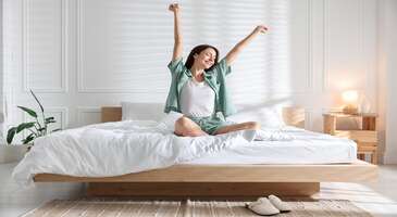 Tatile gittiğinde sabah erkenden yollara d&uuml;şmekten, g&uuml;n boyu y&uuml;r&uuml;mekten ve m&uuml;ze kuyruklarında beklemekten yorulduysan ruhunu ve bedenini dinlendireceğine emin olduğumuz uyku turizmi trendiyle tanışmaya hazır ol. Yıl boyu beklediğin ve biraz olsun rahatlamayı hayal ettiğin tatil planını yaparken gezilmesi gereken yerler listenin uzunluğu uykularını ka&ccedil;ırıyorsa uyku turizmi ile tanışmanın vakti geldi. Tatilden d&ouml;nerken bile dinlenmeye ihtiyacım var diyenler olarak toplanıyoruz.&nbsp; Hadi uyku turizminin ne olduğuna ve nerelerde deneyimleyebileceğine birlikte g&ouml;z atalım.&nbsp; Uyku turizmi trendi&nbsp; Uyku turizmi, seyahatin ana amacının kesintisiz ve kaliteli bir uyku deneyimi olduğu bir tatil t&uuml;r&uuml;. Son yıllarda y&uuml;kselişe ge&ccedil;en bu seyahat trendi, şehir hayatının neden olduğu kronik uykusuzluk ve stres gibi sorunları &ccedil;&ouml;zmeye odaklanıyor. Bu tatil konseptinde &ouml;zel ses yalıtımlı odalar, sirkadiyen ritme (yaşama adapte olduğumuz tempomuz) uygun aydınlatma sistemleri, yastık men&uuml;leri, uyku ko&ccedil;ları ve hatta uyku takibi yapan akıllı yataklar seni bekliyor. Karanlık bir odada, yeni yıkanmış &ccedil;arşafların serin ve temiz kokusu arasında, dış d&uuml;nyanın uğultusu ve karmaşası olmadan uyuduğunu hayal et.&nbsp; Uyku turizmi ile seyahat ettiğinde iş stresi, hayat karmaşası ve zihin yorgunluğunun bir anda kaybolduğunu hissedeceksin.&nbsp; Uyku turizminin faydaları Uyku turizmi ile yakaladığın kaliteli uyku sadece tatil s&uuml;recinde kalmaz. Eve d&ouml;nd&uuml;ğ&uuml;nde de kaliteli uykunun keyfini yaşamaya devam edebilirsin. D&uuml;ş&uuml;nsene belki de hayatının en g&uuml;zel r&uuml;yasını hen&uuml;z g&ouml;rmedin. Belki de bebekler gibi uyumak i&ccedil;in tek ihtiyacın olan rahat bir yatak ve yastık. Uyku turizminin faydalarını şu şekilde sıralayabiliriz:&nbsp; Biyolojik saatini d&uuml;zenler: Sirkadiyen ritim de dediğimiz biyolojik saatini d&uuml;zenler. Jet-lag, vardiyalı &ccedil;alışma veya d&uuml;zensiz yaşam tarzı nedeniyle bozulan v&uuml;cut saatini ve uyku d&uuml;zenini, doğal ışık d&ouml;ng&uuml;leri ve doğru zamanlamayla d&uuml;zenler.&nbsp; Kalıcı uyku alışkanlığı kazandırır: Uzmanlar eşliğinde yapacağın seanslarda nefes teknikleri, meditasyon y&ouml;ntemleri ve uyku hijyeni kurallarını &ouml;ğrenirsin. B&ouml;ylece tatilden d&ouml;nd&uuml;ğ&uuml;nde de kaliteli uyumaya devam edebilirsin.&nbsp; Bağışıklık sistemini g&uuml;&ccedil;lendirir: Kaliteli bir uyku v&uuml;cudunun dinlenmesi ve iyileşmesi i&ccedil;in &ccedil;ok &ouml;nemli. Uyku turizmi sayesinde kesintisiz uyku alışkanlığını tekrar kazanabilirsin. B&ouml;ylece bağışıklık sistemini destekleyerek hastalıklara karşı direncini artırabilirsin.&nbsp; Odaklanmayı artırır: Stres ve yorgunluktan kaynaklı dikkat dağınıklığını giderir. B&ouml;ylece karar verme s&uuml;re&ccedil;lerini iyileştirerek zihin berraklığını tekrar kazanabilir, yaratıcılığını artırabilirsin.&nbsp; Stres ve t&uuml;kenmişlikle savaşır: G&uuml;n&uuml;m&uuml;z&uuml;n en b&uuml;y&uuml;k şikayetlerin biri olan t&uuml;kenmişlik (burn out) sendromunu engeller. Kaliteli bir uyku kortizol seviyelerini d&uuml;ş&uuml;rerek sinir sistemini yatıştırır. B&ouml;ylece anksiyete en aza inerken stresle başa &ccedil;ıkma y&ouml;nlerini geliştirebilirsin.&nbsp; Dijital detoks etkisi yaratır: &Ccedil;ağımızın en b&uuml;y&uuml;k sorunlarından biri olan ekran bağımlılığı uyku kalitesini de olumsuz etkiliyor. Uyku turizmi ile ekranlardan ve mavi ışıktan uzak kalarak uyku d&uuml;zenini tekrar kazanabilir ve zihnini dinlendirebilirsin.&nbsp; *T&uuml;m bu maddeler sağlık tavsiyesi taşımaz. Onları sadece rahatlatıcı ve dinlendirici maddeler olarak d&uuml;ş&uuml;nebilirsin.&nbsp; Uyku turizmi kimler i&ccedil;in uygun? Uykudan uyandığında hem beyin hem v&uuml;cut olarak dinlenmiş olmayı isteyen herkes uyku turizmini deneyimleyebilir. Sabah alarm sesiyle değil de kendiliğinden huzurlu bir şekilde uyanmayı &ouml;zlediysen sen de bu deneyime katılabilirsin.&nbsp; Ben sadece uyumak ve dinlenmek istiyorum diyorsun ama tatil planı yaparken acaba bir şey mi ka&ccedil;ırıyorum, herkes yeni yerler keşfediyor diyorsan bu hissi hemen bir kenara bırak. Uyku turizmini hem bedenine hem de ruhuna yapabileceğim bir şifa terapisi olarak g&ouml;r ve g&ouml;n&uuml;l rahatlığıyla kaliteli uykunun tadını &ccedil;ıkar.&nbsp; &Ouml;zellikle yoğun iş temposunda &ccedil;alışanlar, kronik uykusuzluk (insomnia) ile m&uuml;cadele edenler ve sık seyahat ettiğinden jet-lag etkisinden bir t&uuml;rl&uuml; &ccedil;ıkamayanlar i&ccedil;in uyku turizmi iyileştirici bir deneyim vadeder.&nbsp; Bunun yanı sıra yeni bebek sahibi olan ve geceleri s&uuml;rekli uykusu b&ouml;l&uuml;nen ebeveynler ya da telefon, tablet ve bilgisayar gibi ekranlara bakmaktan yorulanlar i&ccedil;in kısa bir dinlenme molası olabilir.&nbsp; Sen de tatilden yorulmuş bir şekilde değil de dinlenmiş ve yenilenmiş bir şekilde d&ouml;nmek istiyorsan uyku turizmine katılabilirsin.&nbsp; T&uuml;rkiye'den ve d&uuml;nyadan uyku turizmi rotaları Uyku turizmine olan ilgi her ge&ccedil;en g&uuml;n artmaya devam ediyor. G&uuml;r&uuml;lt&uuml;den ve ışık kirliliğinden uzakta bu deneyime ortak olmak isteyenler i&ccedil;in d&uuml;nyanın d&ouml;rt bir tarafından bu ama&ccedil;la dizayn edilmiş otel ve tesisler bulunuyor. L&uuml;ks zincir otellerden butik tesislere kadar pek &ccedil;ok işletme, artık SPA ve wellness hizmetlerinin yanına "uyku terapisi" seanslarını da ekliyor. Sessizlik ve derin bir uykunun hayalini kuruyorsan sana bu huzuru tattıracak k&ouml;şeleri &ouml;nermemize izin ver. Uyku turizmini deneyimleyebileceğin rota ve tesislere birlikte bakalım mı?&nbsp; {insightBoxStart}İpucu: En iyi otel fiyatlarını tek bir yerde g&ouml;rmek, se&ccedil;eceğin otel hakkında bilgi almak ve saniyeler i&ccedil;inde rezervasyon yapmak i&ccedil;in ENUYGUN'da otel araştırmasına başlayabilirsin.{insightBoxEnd} {hotel_search_form_banner} Six Senses (Kaplankaya, Muğla): Otelde hizmet veren, alanında tanınmış uzmanlar ve terapistler uyku kaliteni artıracak ve tekrar d&uuml;zene sokmana yardımcı olacak. Otelde uyku takibi, nemi uzaklaştıran nevresimler ve &ouml;zel takımları ile birlikte kişisel danışmanlık da veriliyor.&nbsp; Zedwell (Londra, İngiltere): Şehrin en pop&uuml;ler noktası Piccadilly Circus'ta yer alan Zedwell, tamamen uyku odaklı bir tesis. Odalarda dikkat dağıtıcı hi&ccedil;bir teknolojik alet bulunmuyor. Ses yalıtımı maksimum seviyede ve aydınlatma tamamen rahatlamaya y&ouml;nelik olduğu kaps&uuml;llerde uyku turizmini deneyimleyebilirsin.&nbsp; Hastens Sleep Spa (Coimbra, Portekiz): D&uuml;nyanın en &uuml;nl&uuml; yatak &uuml;reticilerinden olan Hastens'in a&ccedil;tığı otel, misafirlerine pahalı yataklarda kusursuz bir uyku deneyimi sunuyor.&nbsp; BLESS Hotel Madrid (İspanya): Otel biyolojik yenilenmeyi teknoloji ile birleştiriyor. Otelin "Wellbeing Terrace Villa" gibi &ouml;zel s&uuml;itlerinde HOGO adı verilen patentli bir yatak sistemi bulunuyor. Bu yataklar ile otel, v&uuml;cuttaki oksidatif stresi ve elektromanyetik kirliliği azalttığı i&ccedil;in biyolojik yaşlanmayı yavaşlatmayı vadediyor. BLESS Your Sleep konsepti ile uyku turizmini deneyimleyebileceğin en iyi otellerden biri. Bu konseptte sadece rahat yatak ve yastıklar değil uyku kaliteni artıracak &ouml;zel koku ve banyo rit&uuml;elleri de yapılıyor.&nbsp; Anantara Al Jabal Al Akhdar Resort (Umman): Deniz seviyesinden 2.000 metre y&uuml;kseklikte yer alan Anantara Al Jabal Al Akhdar Resort, doğanın ve &ouml;zel rit&uuml;ellerin g&uuml;c&uuml; ile uyku turizmi deneyimi sunuyor. Serin ve temiz havanın yanında sessizliğin hakim olduğu otelde Uyku Gurusu hizmeti veriliyor. Odaya gelen gurular yatmadan &ouml;nce kaliteli bir uyku &ccedil;ekebilmen i&ccedil;in sana &ouml;zel rit&uuml;eller uyguluyor.&nbsp; Mandarin Oriental, Cenevre (İsvi&ccedil;re): Bu otel, uyku turizmini medikal boyutta değerlendiriyor. Sadece dinlenmek değil aynı zamanda uyku bozukluğu gibi rahatsızlıkları da tedavi etmeyi ama&ccedil;lıyor. Otel, CENAS uyku kliniği ile ortak &ccedil;alışarak 3 gecelik bir paket sunuyor. L&uuml;ks s&uuml;itlerde kalırken gece boyu v&uuml;cut ritmini ve uykunu izleyen tıbb&icirc; cihazlar kullanıyor.&nbsp; Grand Hotel Tremezzo, Como G&ouml;l&uuml; (İtalya): Otel, wellness ve spa odaklı uyku deneyimi sunuyor. Como G&ouml;l&uuml;&rsquo;n&uuml;n huzurlu atmosferinde kaliteli uyku vadediyor. Como G&ouml;l&uuml; Uyku Rit&uuml;eli kapsamında &ouml;d&uuml;ll&uuml; T Spa b&uuml;nyesinde 110 dakikalık &ouml;zel bir bakım sunuyor. Bitkilerle hazırlanan &uuml;r&uuml;nlerle masaj sonrası sinir sistemini rahatlatarak uykuya hazırlıyor.&nbsp; Uyku trendinin ardından 2026&rsquo;nın seyahat trendleri yazımızı da okumanı tavsiye ederiz.