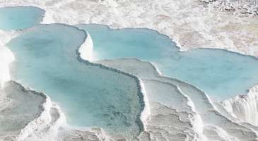 Türkiye, coğrafi konumu sayesinde birçok açıdan eşi benzeri az bulunur destinasyonlara sahip bir ülke. Kültür turizmi ve deniz turizminin yanında bulunduğu konum nedeniyle termal turizme de oldukça elverişli. Hatta termal su kaynaklarının zenginliğiyle Avrupa ülkeleri arasında ilk ülke. Dünyanın en iyi termal kaplıcaları arasında da 7. sırada yer alıyor. Peki sen termal sularıyla bu kadar ünlü olan ülkemizin termal şehirlerini tanıyor musun? Senin için ülkemizin termal haritasını çıkardım.