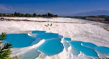 Turizm a&ccedil;ısından bir&ccedil;ok farklı se&ccedil;enek sunan T&uuml;rkiye, yaz turizmiyle olduğu kadar termal turizmle de &ouml;n plana &ccedil;ıkıyor. &Uuml;lkemizin d&ouml;rt bir yanında termal sulara sahip kaplıcalar bulunuyor. Şifa verdiğine inanılan ve sağlık turizmi i&ccedil;in değerli olan kaplıcalar her yıl y&uuml;zlerce turisti ağırlıyor. Ruhsal dinlenme ve stresten arınma konusunda olduk&ccedil;a faydalı kaplıcalar arasından hangisini tercih etmen gerektiğini merak ediyorsan doğru yerdesin.&nbsp;Bazen şehrin g&uuml;r&uuml;lt&uuml;s&uuml; veya iş hayatının stresi omuzlarına ağır gelebilir. İşte o anlarda doğanın kalbinden gelen termal suların şifasına sığınabilirsin. Ger&ccedil;ekten dinlenmeye ihtiyacım var diyorsan hadi gel T&uuml;rkiye&rsquo;nin en iyi kaplıcalarına birlikte g&ouml;z atalım. Not:&nbsp;Y&uuml;ksek tansiyon, kalp, cilt gibi rahatsızlıkların varsa tatil &ouml;ncesinde doktora danışmanı &ouml;neririz. 1. Pamukkale Travertenleri - Denizli &Uuml;lkemizin en turistik yerlerinden biri olan Pamukkale Travertenleri aynı zamanda &uuml;lkemizin en &uuml;nl&uuml; termal kaynağı. Bu nedenle de &ccedil;evrede bulunan Pamukkale otelleri olduk&ccedil;a gelişmiş hizmet kalitesine sahipler. Denizli merkezine yaklaşık 18 kilometre uzaklıkta olan travertenler, karstik alanlardan &ccedil;ıkan termal sular sayesinde oluşuyor. Termal suyun i&ccedil;inde fazla oranda kalsiyum hidrokarbonat bulunduğu i&ccedil;in su havayla temas ettiği an kalsiyum hidrokarbonat &ccedil;&ouml;keliyor ve travertenlerin pamuğa benzeyen g&ouml;r&uuml;nt&uuml;s&uuml; ortaya &ccedil;ıkıyor. UNESCO D&uuml;nya Mirası Listesi&rsquo;nde bulunan Pamukkale Travertenleri&rsquo;nden &ccedil;ıkan suyun sıcaklığı yaklaşık 33 derece ile 36 derece dolaylarında seyrediyor. Kaplıcanın suyu antik &ccedil;ağlardan beri bir&ccedil;ok hastalığa şifa i&ccedil;in kullanılıyor. Bahar ve kış aylarında gittiğinde dışarıda hava soğukken, sıcak suyun ve y&uuml;kselen buharın arasında kaybolabilir, bedeninin rahatladığını hissedebilirsin.&nbsp; Konforlu bir konaklama i&ccedil;in Pamukkale termal otelleri arasından se&ccedil;im yapabilirsin.&nbsp; 2. Armutlu Kaplıcası - Yalova Yalova genelinde termal sular olduk&ccedil;a şifalı ama şehirdeki en pop&uuml;ler kaplıcalar arasında ilk sırayı Armutlu Kaplıcası alıyor. Armutlu il&ccedil;e merkezine 4 kilometre uzaklıkta olan kaplıca, &uuml;lkemizde ilk kaplıca tesislerinin kurulduğu yerlerden birisi. Atat&uuml;rk&rsquo;&uuml;n de ziyaret ettiği b&ouml;lgede ilk banyonun Bizans d&ouml;neminde kurulduğu d&uuml;ş&uuml;n&uuml;l&uuml;yor. B&ouml;lge, sit alanı olarak korunuyor ve İstanbul, Ankara gibi b&uuml;y&uuml;k şehirlere yakınlığıyla sık sık tercih ediliyor. Armutlu Kaplıcası&rsquo;nın suyu, hipetermal ve hipotonik &ouml;zellikte bir maden suyu. Radyoaktivitesi olduk&ccedil;a y&uuml;ksek olan kaplıca suyu, banyo yapmak ve i&ccedil;mek i&ccedil;in uygun.&nbsp; Armutlu termal oteller se&ccedil;eneklerine g&ouml;z atmak ister misin? 3. Termal Kaplıcaları - Yalova Yalova şifalı sularla dolu bir yer olduğu i&ccedil;in burada Termal adında bir de il&ccedil;e bulunuyor. Yalova&rsquo;nın merkezine 12 kilometre uzaklıkta olan il&ccedil;e, Sabiha G&ouml;k&ccedil;en Havalimanı ve Bursa Yenişehir Havalimanı&rsquo;na &ccedil;ok yakın olduğu i&ccedil;in &uuml;lkemizin her yerinden ulaşım olduk&ccedil;a kolay. B&ouml;lgenin ge&ccedil;mişi Roma ve Bizans d&ouml;nemlerine kadar uzandığı i&ccedil;in burası &ccedil;ok pop&uuml;ler. Termal Kaplıcaları&rsquo;nın suyu kalsiyum, s&uuml;lfat ve flor&uuml;r bakımından zengin. Rahat bir konaklama deneyimi i&ccedil;in otel se&ccedil;imini en doğru şekilde yapman &ccedil;ok &ouml;nemli. Yalova termal otelleri arasından se&ccedil;imini kolayca yapabilirsin. 4. Oylat Kaplıcası - Bursa &Uuml;lkemizin meşhur kaplıcaları arasında yer alan Oylat Kaplıcası, Bursa&rsquo;nın İneg&ouml;l il&ccedil;esinde konumlanıyor. İl&ccedil;enin merkezine 27 kilometre uzakta olan Oylat Kaplıcası, yemyeşil bir doğanın kalbinde bulunmasıyla da ziyaret&ccedil;ileri b&uuml;y&uuml;leyen bir yer. Ayrıca Oylat Şelalesi ve Oylat Mağarası&rsquo;nı da buraya kadar gelmişken g&ouml;rmelisin. Oylat Kaplıcası&rsquo;nın suyu &uuml;lkemizde ve d&uuml;nyada nadir g&ouml;r&uuml;len &ouml;zelliklere sahip olduğu i&ccedil;in &ccedil;ok sık tercih ediliyor. Halk arasında bu suların şifasına dair anlatılan bir hikaye de var. Bizans İmparatorluğu D&ouml;nemi'nde &ccedil;aresi bulunmayan bir hastalıkla boğuşan kızın bu kaplıcada her g&uuml;n yıkanarak &ouml;l&uuml;mden d&ouml;nd&uuml;ğ&uuml;n&uuml; anlatılıyor. 40 derece sıcaklığa sahip olan termal suların sinir hastalıklarının tedavisi i&ccedil;in &ouml;nemli olduğu d&uuml;ş&uuml;n&uuml;l&uuml;yor.&nbsp; Sıcak suyun şifasından yararlanırken sorunsuz bir konaklama arıyorsan Oylat termal oteller arasından se&ccedil;im yapabilirsin.&nbsp; 5. Kızılcahamam Kaplıcaları - Ankara Yalova, Afyon ve Bursa ile birlikte &uuml;lkemizin termal turizm a&ccedil;ısından &ouml;nemli şehirlerinden olan Ankara&rsquo;da kaplıca denilince akla Kızılcahamam geliyor. Ankara şehir merkezinden yaklaşık 1 saat uzaklıkta olan Kızılcahamam Kaplıcaları&rsquo;nın tarihi Roma ve Sel&ccedil;uklular d&ouml;nemlerine kadar uzanıyor. Kızılcahamam aynı zamanda maden suyuyla da meşhur. Doğal i&ccedil;ilen maden suları, Kızılcahamam ziyaretinde mutlaka deneyebilirsin. Kızılcahamam termal otelleri arasından se&ccedil;im yaparak konforlu konaklamanın tadını &ccedil;ıkarabilirsin.&nbsp; {insightBoxStart}İpucu: En iyi otel fiyatlarını tek bir yerde g&ouml;rmek, se&ccedil;eceğin otel hakkında bilgi almak ve saniyeler i&ccedil;inde rezervasyon yapmak i&ccedil;in ENUYGUN'da otel araştırmasına başlayabilirsin.{insightBoxEnd} {hotel_search_form_banner} 6. Gazlıg&ouml;l Kaplıcaları - Afyonkarahisar Afyon Gazlıg&ouml;l Kaplıcaları T&uuml;rkiye'nin en b&uuml;y&uuml;k ikinci kaplıca g&ouml;l&uuml;. İ&ccedil;erdiği mineraller nedeniyle sağlık turizmi a&ccedil;ısından olduk&ccedil;a &ouml;nemli konumda olan kaplıcaya &ouml;zellikle cilt problemleri, romatizma, sinir hastalıkları ve solunum yolu enfeksiyonları gibi rahatsızlıkları olanlar gidiyor. Afyon Gazlıg&ouml;l Kaplıcaları'nın tarihi, Roma d&ouml;nemine kadar uzanıyor. Fakat kaplıca civarındaki tesisler son derece modern bir şekilde inşa edilmiş. &Ouml;zellikle yaz aylarında doğal g&uuml;zellikleri, tertemiz havası ve sıcak suyuyla termal kaplıca tatili arayanların uğrak adresi haline geliyor. Şifaları sıcak suların tadını &ccedil;ıkarırken sorunsuz bir konaklama deneyimi istiyorsan Gazlıg&ouml;l otelleri arasından sana en uygun olan termal otele rezervasyon yaptırabilirsin.&nbsp; 7. Kervansaray Kaplıcaları - Afyonkarahisar Kervansaray Kaplıcaları Afyonkarahisar'ın Sandıklı il&ccedil;esinde konumlanıyor. İpek Yolu &uuml;zerinde yer alan ve Osmanlı d&ouml;neminde konaklama amacıyla kullanılan tarihi bir kervansarayın restore edilmesiyle termal turizme kazandırılmış. Burası modern ve konforlu tesisleri, doğal g&uuml;zellikleri ve tarihi atmosferiyle yerli ve yabancı turistler tarafından tercih ediliyor. Tesiste a&ccedil;ık ve kapalı termal havuzlar, sauna, hamam, masaj salonları ve bir&ccedil;ok dinlenme alanı mevcut. 8. Kapıkargın K&uuml;k&uuml;rt Kaplıcası - Muğla Kapıkargın K&uuml;k&uuml;rt Kaplıcası, Muğla ilinin Dalaman il&ccedil;esinde bulunuyor. Kaplıca, 27-28 derece arasında değişen şifalı sulara sahip. Termalde 17 farklı mineral barındıran k&uuml;k&uuml;rt havuzları bulunuyor. Kaplıcaya sedef gibi cilt problemi, kas ve diz ağrıları gibi şikayetleri olanlar sık sık gidiyor. Kapıkargın K&uuml;k&uuml;rt Kaplıcası, selenyum ve kalsiyum a&ccedil;ısından da olduk&ccedil;a zengin. 9. Arhavi Kaplıcaları - Artvin Kaplıcalar Hemşin Dağları'nın eteklerinde, deniz seviyesinden yaklaşık 700 metre y&uuml;kseklikte yer alıyor. Ilık ve sıcak su kaynaklarından oluşan iki ana b&ouml;l&uuml;m&uuml; bulunuyor. Arhavi Kaplıcaları'nın &ccedil;evresi doğal g&uuml;zellikleriyle &uuml;nl&uuml; bir b&ouml;lge. Yaylalar, ormanlar ve nehirlerle &ccedil;evrili olup ziyaret&ccedil;ilere doğayla i&ccedil; i&ccedil;e bir tatil deneyimi sunuyor. B&ouml;lgede trekking, kamp&ccedil;ılık, balık&ccedil;ılık, avcılık ve fotoğraf&ccedil;ılık gibi aktivitelere katılabilirsin. 10. Vadi Kaplıcaları - Sivas Vadi Kaplıcaları Sivas&rsquo;ın İmranlı il&ccedil;esinde yer alıyor. Y&ouml;rede, "Eşmekaya Kaplıcası" olarak da bilinir. Vadi Kaplıcaları'nın doğal g&uuml;zellikleri de ziyaret&ccedil;ilerden b&uuml;y&uuml;k ilgi g&ouml;r&uuml;yor. Yeşil doğanın i&ccedil;inde yer alan kaplıca, &ccedil;evresindeki y&uuml;r&uuml;y&uuml;ş parkuru, trekking rotaları ve piknik alanlarıyla da doğaseverlerin uğrak yerlerinden. {{campaignsSlider}} 11. K&uuml;tahya Ilıcası - K&uuml;tahya K&uuml;tahya Ilıcası şehir merkezine 5 km uzaklıkta bulunuyor, İzmir-Ankara karayolunun 272. kilometresinde yer alıyor. Romalılar D&ouml;nemi'nden bu yana kaplıca olarak kullanılan ılıca suyu cilt rahatsızlıkları, romatizma, solunum yolu hastalıkları, damar sertliği, mide ve bağırsak rahatsızlıkları gibi sağlık sorunu olan ziyaret&ccedil;ileri ağırlıyor. Kaplıca tesisleri arasında a&ccedil;ık ve kapalı y&uuml;zme havuzları, T&uuml;rk hamamı, sauna, fitness merkezi, masaj ve terapi odaları, &ccedil;amur banyosu gibi bir&ccedil;ok se&ccedil;enek mevcut. K&uuml;tahya termal oteller arasından b&uuml;t&ccedil;ene ve seyahat planına uygun oteli kolayca se&ccedil;ebilir, g&uuml;venilir bir şekilde rezervasyon yapabilirsin. 12. Yoncalı Kaplıcaları - Denizli Yoncalı Kaplıcaları Denizli ilinde, Karahayıt Kaplıcaları'nın yaklaşık 7 kilometre kuzeyinde yer alıyor. Kaplıca, i&ccedil;erisinde bulunan kapalı ve a&ccedil;ık y&uuml;zme havuzları, spa ve wellness merkezi, sauna, hamam ve masaj gibi aktiviteleri ile de konuklarına keyifli bir tatil imkanı sunuyor. Ayrıca Yoncalı Kaplıcaları b&ouml;lgesinde yer alan doğal g&uuml;zellikler ve trekking rotaları da turistler tarafından b&uuml;y&uuml;k ilgi g&ouml;r&uuml;yor. Yoncalı termal oteller se&ccedil;eneklerine g&ouml;z atarak konforlu bir konaklamanın keyfini yaşamak ister misin? 13. Sandıklı Kaplıcası - Afyon T&uuml;rkiye&rsquo;de kaplıcalar konusunda en &ouml;nemli şehirlerimizden bir diğeri de Afyon. Yalova ile birlikte T&uuml;rkiye&rsquo;nin kaplıca turizmi konusunda &ouml;nde gelen şehirlerinden olan Afyon&rsquo;un en &uuml;nl&uuml; kaplıcası ise Sandıklı Kaplıcası. Bu kaplıca sadece yerli turistler tarafından değil t&uuml;m d&uuml;nyadan binlerce yabancı turist tarafından da ziyaret ediliyor. Afyonkarahisar ile Antalya arasındaki yolun 65. kilometresinde konumlanan Sandıklı Kaplıcaları, tarih boyunca bir&ccedil;ok insana şifa olmuş. Bu kaplıcanın &uuml;lkemizdeki diğer kaplıcalardan farkı ise &ccedil;amur banyoları. D&uuml;nya &ccedil;apında meşhur olan bu &ccedil;amur banyoları, ortopedik sıkıntılar yaşayanlar i&ccedil;in tavsiye ediliyor. D&uuml;nyaca &uuml;nl&uuml; bu &ccedil;amur banyolarının sırrını merak etmiyor musun? Y&uuml;zyıllardır boyunca efsanelere konu alan &ccedil;amur banyolarının şifasından yararlanmak istemez misin?&nbsp; Bir yanda kaplıcanın tadını &ccedil;ıkarırken bir yandan rahat bir konaklama deneyimi arıyorsan Sandıklı otelleri arasından termal konseptine g&ouml;z atabilirsin. 14. Aladağlar Milli Parkı Kaplıcaları - Niğde Niğde ilinin Bor il&ccedil;esi sınırlarında yer alıyor. Kaplıcalar, Aladağlar Milli Parkı'nın bir par&ccedil;ası olup parkın g&uuml;neybatı ucunda konumlanıyor. Kaplıcaların sıcaklığı yaklaşık 40 derece olup, suyunun y&uuml;ksek mineralli olması nedeniyle cilt rahatsızlıkları, romatizma, bel ağrısı ve stres gibi &ccedil;eşitli hastalıkların tedavisinde kullanılıyor. &Ccedil;evresindeki dağların eteklerinde yer alan kaplıcalar, doğal peyzajı ve g&uuml;zel manzaralarıyla ziyaret&ccedil;ilere doğayla i&ccedil; i&ccedil;e bir deneyim sunar. Aladağlar Milli Parkı Kaplıcaları ziyaret&ccedil;ilere piknik alanları, y&uuml;r&uuml;y&uuml;ş parkurları ve doğal g&uuml;zelliklerin tadını &ccedil;ıkarabilecekleri farklı imkanlar vadediyor. 15. K&uuml;k&uuml;rtl&uuml; Kaplıcaları - Bursa Bursa&rsquo;daki en eski kaplıcalardan biri olan K&uuml;k&uuml;rtl&uuml; Kaplıcaları, iki b&ouml;l&uuml;mden oluşuyor. Bu iki b&ouml;l&uuml;mden biri erkeklerin kullanımı i&ccedil;in a&ccedil;ılan erkekler hamamı diğeri de kadınların kullanımına &ouml;zel olan kadınlar hamamı. Kaplıcaların erkekler hamamı Sultan I. Murad H&uuml;davendigar d&ouml;neminde, kadınlar hamamı ise Sultan II. Bayezid d&ouml;neminde yaptırılmış. K&uuml;k&uuml;rt a&ccedil;ısından zengin ve radyoaktif &ouml;zellikte suya sahip olan K&uuml;k&uuml;rtl&uuml; Kaplıcaları, yedi farklı kaynaktan besleniyor. Kaplıca deneyimi en iyi şekilde yaşamak i&ccedil;in K&uuml;k&uuml;rtl&uuml; otellerine g&ouml;z atabilirsin. 16. Karahayıt Kaplıcası - Denizli Pamukkale Travertenleri&rsquo;nin bir par&ccedil;ası olan Karahayıt Kaplıcası g&ouml;r&uuml;n&uuml;m olarak travertenlerden olduk&ccedil;a farklı. Karahayıt Kaplıcası&rsquo;ndan &ccedil;ıkan su kırmızı renge sahip olduğu i&ccedil;in burada kırmızı renkte travertenler oluşmuş. Ayrıca b&ouml;lgenin toprağının rengi de kırmızı olunca burası diğer kaplıcalardan farklı olarak kırmızı &ccedil;amur havuzlarına sahip. &Uuml;&ccedil; farklı kaynaktan beslenen Karahayıt Kaplıcası&rsquo;nın suyu kırmızı rengini demir oranı y&uuml;ksek kayalardan alıyor. Kaplıcanın suları bikarbonat, kalsiyum, s&uuml;lfat ve karbondioksit a&ccedil;ısından da &ccedil;ok zengin. Kaplıcanın sularının romatizma, siyatik, fıtık gibi rahatsızlıklar ve uyuz, kaşıntı, sivilce sıkıntıları gibi cilt hastalıklarına şifa olduğu s&ouml;yleniyor. Karahayıt termal otelleri arasından se&ccedil;imini yaparak kaplıca deneyimini en iyi şekilde yaşayabilirsin. 17. Karacasu Kaplıcaları - Bolu Karadeniz b&ouml;lgesinin en g&uuml;zel noktalarından biri olan Bolu, termal turizm a&ccedil;ısından da &ouml;nemli bir şehrimiz. Şehre yaklaşık 5 kilometre uzaklıkta bulunan Karacasu Kaplıcaları, yemyeşil doğanın i&ccedil;inde termal sularda şifa bulmak isteyenleri ağırlıyor. Karacasu Kaplıcaları&rsquo;nda Sağlık Bakanlığı&rsquo;na ait Fizik Tedavi ve Rehabilitasyon Hastanesi de bulunduğu i&ccedil;in buraya tedavi almaya gelenler de olduk&ccedil;a fazla. Şifaları suların yanında, &ccedil;am ormanlarının yaydığı o muhteşem kokuyu i&ccedil;ine &ccedil;ektiğinden huzurunu anında hissedeceksin.&nbsp; Karacasu Kaplıcaları&rsquo;nın suları, 42 ile 44 derece arasında sıcaklıkta. Termomineral i&ccedil;ermesi nedeniyle i&ccedil;me k&uuml;r&uuml; olarak da hastalıkların tedavisinde kullanılıyor. Lezzetli bir su olduğu i&ccedil;in b&ouml;lge şişelenmiş hali de satılıyor. Şişelendiğinde tadı uzun s&uuml;re bozulmadığı i&ccedil;in buradan d&ouml;nerken evine de g&ouml;t&uuml;rebilirsin.&nbsp; Karacası otelleri arasından termal otel se&ccedil;eneklerine g&ouml;z atabilirsin. 18. Tuzla Kaplıcaları - İstanbul Yalova, Bursa gibi termal şehirlerimiz İstanbul&rsquo;a yakın olsa da daha hızlı bir şekilde İstanbul&rsquo;da kaplıcalara ulaşmak isteyenler i&ccedil;in Tuzla Kaplıcaları devreye giriyor. Burası sadece g&uuml;n&uuml; birlik kaplıca seyahati yapmak isteyen İstanbulluların değil, yabancı turistlerin de sıklıkla tercih ettiği bir nokta. Tuzla Kaplıcaları&rsquo;nın suyu sodyum a&ccedil;ısından y&uuml;ksek olduğu i&ccedil;in astım ve nefes darlığı sorunu yaşayanlar i&ccedil;in şifa kaynağı olarak g&ouml;steriliyor. İstanbul Medikal Termal Hotel 19. G&ouml;nen Kaplıcası - Balıkesir Balıkesir&rsquo;in G&ouml;nen adlı il&ccedil;esinde konumlanan G&ouml;nen Kaplıcası, 600 metrekarelik bir alana yayılıyor. G&ouml;nen Kaplıcası&rsquo;nın suları 3000 yılı aşkın s&uuml;redir şifa kaynağı olarak kullanılıyor. G&ouml;nen Belediyesi de 2012 yılında bu kaplıcanın tescilini aldı. İ&ccedil;erdiği minerallerle d&uuml;nyanın en kaliteli suyu olarak tescillenen kaplıcada sodyum s&uuml;lfat ve sodyum bikarbonat yoğunluğu &ccedil;ok y&uuml;ksek. Su sıcaklığı olduk&ccedil;a fazla olduğu i&ccedil;in kaplıcadaki sular soğutuluyor. Banyo yapıldığında ise romatizma sorunları, ortopedik rahatsızlıklar, kas kasılmaları, idrar yolu hastalıkları, sinir sıkışması gibi problemlere şifa oluyor. G&ouml;nen'deki termal otellerde kalarak kaplıca deneyimini iyileştirebilirsin. 20. Diyadin Kaplıcaları - Ağrı Ağrı&rsquo;nın Diyadin adlı il&ccedil;esine 5 kilometre uzaklıkta konumlanan kaplıcalar, Doğu Anadolu&rsquo;nun termal turizm a&ccedil;ısından &ouml;ne &ccedil;ıkan noktalarından. Ağrı&rsquo;da g&ouml;r&uuml;len d&uuml;ş&uuml;k hava sıcaklıkları nedeniyle yerli halk Diyadin Kaplıcaları&rsquo;nda şifa bulmayı &ccedil;ok sık tercih ediyor. Bikarbonat, klor&uuml;r, s&uuml;lfat ve kalsiyum a&ccedil;ısından zengin olan termal sularıyla kemik ve kire&ccedil;lenme problemleri i&ccedil;in tedavi y&ouml;ntemi olarak kullanılıyor. Bunun yanında cilt problemleri, kadın hastalıkları ve metabolizma bozukluğuna da şifa oluyor. Bu kaplıcadan &ccedil;ıkan suların maden suyu &ouml;zelliği de bulunuyor. 21. Hamamboğazı Kaplıcaları - Uşak Uşak&rsquo;ın Banaz il&ccedil;esinde bulunan Hamamboğazı Kaplıcaları, &ccedil;evresi &ccedil;am ormanlarıyla &ccedil;evrili olduğu i&ccedil;in aynı zamanda bir trekking noktası. Bu nedenle de buraya kaplıcalarda şifa bulmaya gelenler doğayla da i&ccedil; i&ccedil;e olup huzur dolu bir tatil yapmış oluyorlar. Hamamboğazı Kaplıcaları&rsquo;nda Gazoz, Sarı Kız ve Kara Kız olarak adlandırılan 3 farklı su &ccedil;eşidi bulunuyor. Gazoz olarak adlandırılan suların k&uuml;k&uuml;rt ve demir oranı y&uuml;ksek. Sarı Kız adlı sular k&uuml;k&uuml;rtl&uuml; ve ılıkken Kara Kız adlı sular daha sıcak oluyor. Mide, karaciğer ve bağırsak problemleri olan ziyaret&ccedil;iler rahatlamak i&ccedil;in burayı sık sık tercih ediyor. Burası ağrılarını hafifletip hareket &ouml;zg&uuml;rl&uuml;ğ&uuml;n&uuml; geri kazanabileceğin eşsiz bir rota. 22. &Ccedil;ermik Kaplıcaları - Diyarbakır Diyarbakır&rsquo;ın &Ccedil;ermik il&ccedil;esinde konumlanan &Ccedil;ermik Kaplıcaları, bu b&ouml;lgenin şifa kaynağı olarak g&ouml;r&uuml;l&uuml;yor. Bu kaplıcalardaki suyun diğer kaplıcalardaki sulardan farkı iyod&uuml;r ve brom&uuml;r a&ccedil;ısından zengin olması. Radyoaktif &ouml;zelliğe sahip olan &Ccedil;ermik Kaplıcaları&rsquo;nın suyu iltihaplı romatizma, &ccedil;ocuk felci, cilt rahatsızlıkları ve kadın hastalıkları i&ccedil;in şifa dağıtıyor. Konaklama i&ccedil;in&nbsp;Gıran Park Termal Hotel'i inceleyebilirsin. 23. Ilıca Kaplıcaları - &Ccedil;eşme &Uuml;lkemizin en pop&uuml;ler yaz tatili beldelerinden biri olan &Ccedil;eşme, termal turizme katkı sağlayan bir il&ccedil;e. İl&ccedil;e merkezine 5 kilometre uzakta konumlanan Ilıca Kaplıcaları deniz kıyısında konumlanıyor. Bu nedenle de Ilıca Kaplıcaları&rsquo;nı tercih ettiğinde hem termal sularda şifa buluyorsun hem de Ege&rsquo;nin masmavi sularının tadını &ccedil;ıkarabiliyorsun. Klor&uuml;r, sodyum ve flor&uuml;r a&ccedil;ısından zengin olan termal suların sıcaklığı en d&uuml;ş&uuml;k 42 derece olurken en y&uuml;ksek 55 dereceye &ccedil;ıkıyor. Ilıca Hotel Spa &amp; Wellness Thermal Resort Senin i&ccedil;in en doğru şifa kaynağına karar verdiysen, şimdi yeni yerler keşfetme zamanı!&nbsp;T&uuml;rkiye'nin en iyi tatil yerleri&nbsp;yazımıza da g&ouml;z atarak yıl boyunca yepyeni maceralara yelken a&ccedil;abilirsin.