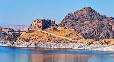 Y&uuml;z&ouml;l&ccedil;&uuml;m&uuml; ve n&uuml;fus yoğunluğu olarak T&uuml;rkiye&rsquo;nin en k&uuml;&ccedil;&uuml;k şehri olarak bilinen Tunceli, kalkolitik &ccedil;ağa kadar uzanan tarihi ge&ccedil;mişiyle &ccedil;ağlar boyunca birden fazla medeniyete ev sahipliği yapmış. Ger&ccedil;ek bir Anadolu hazinesi olan Tunceli muhteşem doğası, farklı etnik k&ouml;kene sahip insanların bir arada yaşaması sayesinde son d&ouml;nemlerin yoğun ilgi g&ouml;ren destinasyonlarından biri olarak adını duyuruyor. Her mevsimin ayrı g&uuml;zel yaşandığı Tunceli&rsquo;yi &ouml;zellikle mayıs ayında ziyaret etmenizi &ouml;neriyoruz. Yemyeşil doğası i&ccedil;erisinde huzur bulacağınız aynı zamanda doğa sporlarını rahat rahat yapabileceğiniz m&uuml;kemmel bir zaman olduğunu d&uuml;ş&uuml;n&uuml;yoruz. Tunceli otelleri i&ccedil;in tercihimiz ise doğa ile i&ccedil; i&ccedil;e olanlardan yana olacak elbette. 1. Pertek Kalesi Murat Irmağı kenarına bir tepenin &uuml;zerine inşa edilen kale savunma ama&ccedil;lı inşa ediliyor. B&ouml;lgeye Keban Barajı&rsquo;nın inşa edilmesiyle beraber kale ada şeklini alıyor. Osmanlı d&ouml;neminde onarım g&ouml;rd&uuml;ğ&uuml; bilinse de kalenin inşa tarihi hakkında kesin bir tarih bulunmuyor. Kale, i&ccedil; i&ccedil;e iki surdan meydana gelirken, g&uuml;n&uuml;m&uuml;ze kadar bazı kalıntılar ve mavi &ccedil;iniler geliyor. Osmanlı d&ouml;neminde aktif olarak kullanılan kaleye Tunceli seyahatiniz sırasında uğramanızı &ouml;neriyoruz. Konum Linki {insightBoxStart}Yazar Notu: Pertek Limanından kalkan feribot ile 50 TL &ouml;deyerek kaleye ulaşım sağlayabilirsiniz.{insightBoxEnd} 2. Munzur Vadisi Milli Parkı Yazın sıcak g&uuml;nlerinde buz gibi suda ferahlayacağınız park 1971 yılında milli park olarak ilan ediliyor. 42 bin hektarlık bir alanı kaplayan b&ouml;lge akarsu kaynakları, g&ouml;zeler, endemik bitki t&uuml;rleri ve y&ouml;reye &ouml;zg&uuml; hayvan t&uuml;rlerini barındırıyor. T&uuml;rkiye&rsquo;nin en b&uuml;y&uuml;k milli parklarından biri olma &ouml;zelliğini barındıran Munzur Milli Parkı, kent merkezinden başlayıp Munzur dağlarına kadar uzanıyor. Konum Linki {insightBoxStart}Yazar Notu: Vadide y&uuml;r&uuml;rken dikkatli olmanızı ve ayağınıza kaydırmayan ayakkabılar giymenizi &ouml;neriyoruz.{insightBoxEnd} 3. Yelmaniye Camii Caminin Timur zamanında Emir Taceddin Yelman Keykubat tarafından ilk &ouml;nce medrese olarak yaptırıldığı biliniyor. Medrese sonradan cami olarak kullanılmaya başlandığı i&ccedil;in &lsquo;&rsquo;Medrese Camii&rsquo; olarak adlandırılmaya başlanıyor. Cami Sel&ccedil;uklu ve Osmanlı mimari tarzları arasındaki ge&ccedil;işinde bir &ouml;rneği olarak karşımıza &ccedil;ıkıyor. Konum Linki 4. İn Delikleri Tahar &Ccedil;ayı vadisinin tepelerinde konut yapmak i&ccedil;in oyulmuş yaklaşık olarak 20 adet oda bulunuyor. Tam olarak kim tarafından ve ne zaman yapıldığı bilinmeyen bu odalar &uuml;&ccedil; kat halinde sıralı oluşan odalar , b&uuml;y&uuml;k pencereler ve uzun koridorlardan oluşuyor. Odaların genişliği 2.5 metre derinliği 1,7 metre. Su gereksinimini gidermek i&ccedil;in kayalardan sızan suların odalara ulaşması i&ccedil;in bir yol yapılmış durumda. Suyun odaklara ulaşması i&ccedil;in kayalardan merdiven ve galeriler yapıldığı g&ouml;r&uuml;l&uuml;yor. Konum Linki 5. Sağman Cami 1555 yılında Keyh&uuml;srev Bey&rsquo;in oğlu Salih Bey'in yaptırdığı d&uuml;ş&uuml;n&uuml;len cami, renkli taşlardan yapılan ta&ccedil; kapısı ve oyma iş&ccedil;ilikleri ile g&ouml;renleri kendine hayran bırakıyor. Camide bulunan kubbe sekizgen bir kasnağın &uuml;zerine oturtulmuş, &uuml;zeri taştan olan bir yapı olarak karşımıza &ccedil;ıkıyor. Taş yapı ile inşa edilen cami, d&ouml;rtgen ve kubbeli bir ana alana da sahip. Tahmini olarak 500 senelik bir ge&ccedil;mişe sahip olan camiyi Tunceli ziyaretiniz sırasında g&ouml;rmenizi &ouml;neriyoruz. Konum Linki 6. Tunceli M&uuml;zesi M&uuml;ze, geniş bir arkeolojik ve etnografik koleksiyona sahip olup, koleksiyon i&ccedil;erisinde eski d&ouml;nemlere ait arkeolojik buluntular, geleneksel el sanatları &uuml;r&uuml;nleri, giyim eşyaları ve takılar sanat severlere sergileniyor. M&uuml;ze, farklı d&ouml;nemlere ait eserleri sergileyen birka&ccedil; farklı galeriye sahip. Bu galerilerde, ziyaret&ccedil;iler Tunceli'nin tarihini ve ge&ccedil;mişini daha yakından inceleyebilirler. A&ccedil;ık olduğu saatler Haftanın her g&uuml;n&uuml; 08.00-17.00 Konum Linki {bus_search_form_banner} 7. Munzur Dağları D&uuml;nyada sadece burada yetişen yedi farklı bitki t&uuml;r&uuml;n&uuml;n olduğunu biliyor muydunuz? Doğu Anadolu B&ouml;lgesinin batı kısmındaki en y&uuml;ksek dağ zinciri olan Munzur Dağları Tunceli&rsquo;nin kuzeyinde yer alıp Toros Dağlarının bir uzantısı olarak karşımıza &ccedil;ıkıyor. Y&uuml;ksek kayalık yapısı, hava muhalefetleri gibi sebeplerden dolayı b&ouml;lgeye ge&ccedil;it sağlanamadığı i&ccedil;in tamamen insan elinden uzakta kalıyor. Dağın al&ccedil;ak kesimlerinde meşe ormanları, y&uuml;ksek kesimlerinde dağ &ccedil;ayırları ve kaya habitatları bulunan Munzur Dağının bitki &ccedil;eşitliliği ise T&uuml;rkiye&rsquo;nin en zengin b&ouml;lgelerinden biri. Konum Linki 8. Mercan Deresi Mercan deresinin &ouml;nemli bir kısmı Munzur Milli Parkının i&ccedil;inde yer alırken kamp severler ve doğa tutkunlarının &ccedil;ok sevdiği yerler arasında yer alıyor. Yaz aylarında buzulların erimesiyle buzul suları g&ouml;lleri oluşuyor. Mercan Vadisinde yapacağınız y&uuml;r&uuml;y&uuml;şlerde farklı buzul g&ouml;llerine tanık olacaksınız. Konum Linki {insightBoxStart}Yazar Notu: Dereye giden yol bozuk olduğu i&ccedil;in ara&ccedil; kullanırken dikkatli olmanızı &ouml;neriyoruz.{insightBoxEnd} 9. Tahar K&ouml;pr&uuml;s&uuml; 1807 yılında Yusuf Ziya Paşa tarafından yaptırılan k&ouml;pr&uuml; tarihi &ouml;neme sahip bir k&ouml;pr&uuml; olarak karşımıza &ccedil;ıkıyor. K&ouml;pr&uuml; 1902 yılında ise Diyarbakır Valisi Akif Paşa tarafından onarımı yapıldığı biliniyor. Tahar &Ccedil;ayı &uuml;zerinde yer alan k&ouml;pr&uuml;n&uuml;n y&uuml;ksekliği 9 metre, boyu 55 metre ve genişliği 4,3 metre olarak biliniyor. K&ouml;pr&uuml;n&uuml;n i&ccedil;inde bulunan in deliklerinin kimler tarafından yapıldığı ise hala bilinmiyor. Şehrin k&uuml;lt&uuml;rel mirasına b&uuml;y&uuml;k &ouml;l&ccedil;&uuml;de katkı sağlayan k&ouml;pr&uuml;y&uuml; Tunceli ziyaretinizde g&ouml;rmenizi &ouml;neriyoruz. Konum Linki 10. Ovacık İsmini dağların arasında kalan ovadan alan Tunceli&rsquo;nin yemyeşil doğasını en g&uuml;zel şekilde g&ouml;zler &ouml;n&uuml;ne seren Ovacık&rsquo;a Tunceli ziyaretiniz sırasında uğramanızı &ouml;neriyoruz. Tunceli denilince akla ilk gelen Munzur Vadisi Milli Parkı, Munzur G&ouml;lleri ve Mercan Vadisi ise Ovacık&rsquo;ta bulunuyor. Tunceli&rsquo;ye yolunuz kış aylarında d&uuml;şerse kendinize bir kayak rotası oluşturabilir, bahar ve yaz aylarında ise trekking yapabilir veya sevdikleriniz ile birlikte kamp yapabilirsiniz. Konum Linki {{campaignsSlider}} 11. Munzur G&ouml;zeleri Tunceli merkezden Ovacık&rsquo;a giden yol &uuml;zerinde 200-300 metrelik bir alanda, suyun yery&uuml;z&uuml;ne &ccedil;ıktığı 40 g&ouml;ze ve b&uuml;y&uuml;kl&uuml; k&uuml;&ccedil;&uuml;kl&uuml; şelaleler yer alıyor. Bu g&ouml;zelerden &ccedil;ıkan suların Munzur &Ccedil;ayını oluşturduğu biliniyor. Hem y&ouml;re halkı hem de turistler tarafından piknik alanı olarak kullanılan yerde ahşap masalar yer alıyor. Girişte bulunan tezgahtan birbirinden g&uuml;zel g&ouml;zlemelerin tadına bakabilirsiniz. Konum Linki 12. Rabat Vadisi Yeşilin her tonu ile karşılaşabileceğiniz, dağların, şelalelerin, tarihi k&ouml;pr&uuml;lerin i&ccedil; i&ccedil;e olduğu vadi aynı zamanda &ccedil;ok geniş bir flora &ccedil;eşitliliğine de sahip. Her yıl yerli ve yabancı bir&ccedil;ok turiste ev sahipliği yapan vadi &ouml;zellikle dağcılık aktiviteleri i&ccedil;in &ccedil;ok fazla ziyaret ediliyor. Konum Linki 13. Kutu Deresi Tunceli&rsquo;den Erzincan&rsquo;a giden yol &uuml;zerinde bulunan Kutu Deresinde bulunan restoranlarda geleneksel ve y&ouml;reye &ouml;zg&uuml; lezzetlerin tadına bakabilirsiniz. P&uuml;l&uuml;m&uuml;r &Ccedil;ayında y&uuml;zebilir, Kutu Deresi &uuml;zerinde bulunan tarihi k&ouml;pr&uuml;de sevdikleriniz ile fotoğraf &ccedil;ekerek anı &ouml;l&uuml;ms&uuml;zleştirebilirsiniz. Konum Linki 14. Arap Kızı Dağı G&uuml;n batımında, akşam saatlerinde oluşan sil&uuml;etin bir efsaneye konu olan Arap kızına benzetilmesi sonucu her yıl turist alan Arap Kızı Dağı, Bağırpaşa Dağının eteklerinde konumlanıyor. Konum Linki 15. Bağın Kaplıcası Peri Suyu kenarında bulunan kaplıcanın suları kalsiyum s&uuml;lfatlı, sodyum s&uuml;lfatlı ve klor&uuml;r bikarbonatlı bakımından zengin olup sıcaklığı 35 dereceye kadar &ccedil;ıkıyor. Kaplıca suyunun romatizma gibi hastalıklara iyi geldiği de biliniyor. Dik bir yama&ccedil; &uuml;zerinde konumlanan kaplıca muhteşem bir manzaraya da sahip. Sevdiklerinizle birlikte g&uuml;zel bir g&uuml;n ge&ccedil;ireceğiniz kaplıcanın i&ccedil;inde konaklama tesisi kafe ve restoran b&ouml;l&uuml;m&uuml; de bulunuyor. Konum Linki 16. Ergen Kilisesi Yapım tarihi kesin olarak bilinmemekle birlikte 1200 ile 1300&rsquo;l&uuml; yıllar arasında inşa edildiği tahmin ediliyor. Tunceli&rsquo;deki en eski yapılardan biri olarak bilinen kilise Ge&ccedil;imli K&ouml;y&uuml;nde yer alıyor. B&ouml;lgedeki diğer kiliselere kıyasla daha b&uuml;y&uuml;k olan kilisenin maalesef bakımsızlıktan tavanı &ccedil;&ouml;km&uuml;ş durumda. Uzun yıllar boyunca define avcılarının hedefi olan kilise korumasız olarak bırakılıyor. Tarihe meraklıysanız Tunceli ziyaretiniz sırasında uğramanızı &ouml;neriyoruz. Konum Linki 17. Elti Hatun T&uuml;rbesi Sekizgen şeklindeki k&uuml;mbet ve cami 14. Y&uuml;zyıl Akkoyunlu Devleti d&ouml;nemine ait bir eser olarak g&uuml;n&uuml;m&uuml;ze kadar geliyor. Son zamanların uğrak rotalarından biri olan Elti Hatun T&uuml;rbesi k&uuml;mbet şeklinde bir mezarın i&ccedil;erisinde 3 b&ouml;l&uuml;mden oluşur ve mezarlardan ilki Uzun Hasan&rsquo;ın kardeşi Elti Hatun&rsquo;a İkincisi Uzun Hasan&rsquo;ın yeğeni ve &uuml;&ccedil;&uuml;nc&uuml;s&uuml; de Uzun Hasan&rsquo;ın annesine ait olduğu rivayet ediliyor. Konum Linki 18. Kırk Merdiven Şelalesi Her mevsim ayrı bir g&uuml;zelliğe sahip olan, dar bir vadi i&ccedil;erisinde bulunan şelaleler her yıl binlerce yerli ve yabancı turisti kendine &ccedil;ekiyor. Temiz havası ile insana huzur veren şelale ziyaret&ccedil;ilerine adeta bir g&ouml;rsel ş&ouml;len yaşatıyor. Her mevsim ayrı bir g&uuml;zelliğe tanık olacağınız şelalede yaz aylarında yemyeşil olan ağa&ccedil;lar ve yeni a&ccedil;ılan &ccedil;i&ccedil;eklerin eşsiz uyumu g&ouml;r&uuml;n&uuml;rken, kış aylarında ise yağan kar ile kartpostal gibi bir manzaraya tanık oluyorsunuz. Konum Linki {insightBoxStart}Yazar Notu: Yaz aylarında bile serin olan b&ouml;lgeye gitmeyi d&uuml;ş&uuml;n&uuml;yorsanız yanınıza hırka almanızı &ouml;neriyoruz.{insightBoxEnd} Tunceli&rsquo;den sonraki rotanız Kars olacaksa Kars&rsquo;ta gezilecek yerler yazımıza g&ouml;z atmadan plan yapmayın deriz.