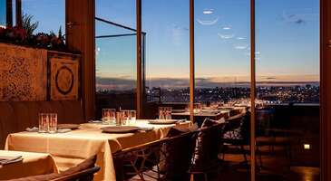 Tarih&icirc; ve doğal g&uuml;zellikleriyle herkesi kendine hayran bırakan İstanbul&rsquo;da, canlı m&uuml;ziği lezzetle buluşturan bir&ccedil;ok mek&acirc;n bulunuyor. Boğaz manzarasına karşı caz dinleyebileceğin şık restoranlardan, T&uuml;rk sanat m&uuml;ziği eşliğinde meze keyfi yapabileceğin meyhanelere, akustik performansların sergilendiği modern gastrobarlardan fasıl eşliğinde eğlenebileceğin gece mek&acirc;nlarına kadar bir&ccedil;ok se&ccedil;eneğin bulunduğu İstanbul&rsquo;da, canlı m&uuml;zik olan restoranları bir araya getirdik. Hadi birlikte keşfedelim! Avrupa Yakası&rsquo;nda canlı m&uuml;zik olan restoranlar Tarih&icirc; ve doğal g&uuml;zellikleriyle dikkat &ccedil;eken İstanbul Avrupa Yakası, eğlence mek&acirc;nları konusunda da geniş bir yelpazeye sahip. Beyoğlu, Sarıyer ve Beşiktaş başta olmak &uuml;zere bir&ccedil;ok il&ccedil;e ve semtte, lezzet ve m&uuml;ziğin bir araya geldiği mek&acirc;n bulabilirsin. Sevdiklerinle birlikte keyifli bir akşam ge&ccedil;irmek i&ccedil;in Avrupa Yakası'nda gidebileceğin canlı m&uuml;zik olan restoranları şu şekilde sıralayabiliriz: 1. G&uuml;nay Restaurant - Şişli İstanbul gece hayatının sembollerinden biri olan ve gazino k&uuml;lt&uuml;r&uuml;n&uuml; g&uuml;n&uuml;m&uuml;zde de yaşatmaya devam eden G&uuml;nay Restaurant, yıldız isimlerin canlı performanslarına ev sahipliği yapıyor. Geleneksel T&uuml;rk ve d&uuml;nya mutfağının se&ccedil;kin lezzetlerinin yer aldığı zengin men&uuml;s&uuml; ve i&ccedil;ecek se&ccedil;enekleriyle deneyebileceğiniz G&uuml;nay, İstanbul&rsquo;da mutlaka gitmeniz gereken mek&acirc;nlar arasında bulunuyor. G&uuml;nay Restaurant&rsquo;ta, &ouml;zellikle programlı etkinlikler i&ccedil;in rezervasyon yapmanız olduk&ccedil;a &ouml;nemli. Konum Linki {calismasaatleri}A&ccedil;ık olduğu saatler: Her g&uuml;n 10.00-01.00 saatleri arası a&ccedil;ık.{/calismasaatleri} {insightBoxStart}Ulaşım: 251, 336M, 46T, 522, 77A İETT otob&uuml;s hatları / Şişli Camii Durağı M2 Metro Hattı / Mecidiyek&ouml;y Metro İstasyonu Metrob&uuml;s hatları / Mecidiyek&ouml;y Durağı{insightBoxEnd} 2. Cahide Palazzo - Sarıyer Birbirinden &uuml;nl&uuml; sanat&ccedil;ıların sahne aldığı Cahide Palazzo, İstanbul&rsquo;un en &uuml;nl&uuml; eğlence mek&acirc;nları arasında yer alıyor. Sibel Can, Hakan Altun ve G&uuml;lşen gibi &ouml;nemli isimlerin sahne aldığı mek&acirc;n, Maslak 1453&rsquo;te yer alıyor. S&uuml;rpriz performansların sergilendiği Cahide, şık atmosferi, renkli ve g&ouml;rkemli sahne şovları ve iddialı dekorasyonuyla arkadaşlarınla birlikte keyifli saatler ge&ccedil;irmek i&ccedil;in olduk&ccedil;a ideal. D&uuml;nya mutfağından lezzetlerin yer aldığı se&ccedil;kin men&uuml;s&uuml;yle de dikkat &ccedil;eken mek&acirc;na gitmeden &ouml;nce mutlaka rezervasyon yapmanı &ouml;neririz. Konum Linki {calismasaatleri}A&ccedil;ık olduğu saatler: Pazar g&uuml;nleri kapalı. Diğer g&uuml;nler 20.00-02.00 saatleri arası a&ccedil;ık.{/calismasaatleri} {insightBoxStart}Ulaşım: 29C, 29D, 29P, 29Ş, 40B, 50H İETT otob&uuml;s hatları / Maslak ve Atat&uuml;rk Oto Sanayi durakları M2 Metro Hattı / Maslak Metro İstasyonu{insightBoxEnd} 3. Peymane Restaurant - Beyoğlu/Asmalımescit Beyoğlu Asmalımescit&rsquo;te yer alan Peymane Restaurant, butik meyhane atmosferiyle, &ouml;zellikle caz severler i&ccedil;in ideal mek&acirc;nlardan. Tarih&icirc; bir binanın avlusunda yer alan Peymane, enfes mezelerle donatılmış akşam yemekleriyle meşhur. Akustik performansların da sergilendiği mek&acirc;nda, romantik bir atmosferde, canlı m&uuml;zik eşliğinde birbirinden lezzetli yemekler yiyebilirsin. Konum Linki {calismasaatleri}A&ccedil;ık olduğu saatler: Her g&uuml;n 16.00-00.00 saatleri arası a&ccedil;ık.{/calismasaatleri} {insightBoxStart}Ulaşım: 129T, 28, 30D, 50N, 76D İETT otob&uuml;s hatları / T&uuml;rkg&uuml;c&uuml;, Tophane, Odakule ve Tepebaşı durakları T1 Bağcılar Kabataş Tramvay Hattı / Tophane Durağı M2 Yenikapı - Hacıosman Metro Hattı / Şişhane Metro İstasyonu (Asmalımescit/Pera tarafına &ccedil;ıkan &ccedil;ıkış){insightBoxEnd} 4. Frankie - Galataport Caz, lounge, akustik ve DJ performanslarıyla Galataport&rsquo;un se&ccedil;kin mek&acirc;nlarından biri olan Frankie, Akdeniz mutfağının etkilerinin hissedildiği lezzetli yemekleriyle de dikkat &ccedil;ekiyor. Fine-dining, gece kul&uuml;b&uuml; ve canlı m&uuml;zik atmosferini bir arada sunan mek&acirc;n, İstanbul&rsquo;un &uuml;st segment eğlence k&uuml;lt&uuml;r&uuml;n&uuml;n &ouml;nemli &ouml;rneklerinden. Deniz &uuml;r&uuml;nleri, mevsimsel şef tabakları ve fine steak gibi se&ccedil;eneklerin yer aldığı bir men&uuml;ye sahip olan Frankie&rsquo;de, birbirinden lezzetli T&uuml;rk mezelerini de mutlaka denemelisin. Konum Linki {calismasaatleri}A&ccedil;ık olduğu saatler: Cuma-cumartesi 18.00-02.00 Diğer g&uuml;nler 18.00-01.00 saatleri arası a&ccedil;ık.{/calismasaatleri} {insightBoxStart}Ulaşım: 28, 28T, 29D, 30D, 41E İETT otob&uuml;s hatları / Tophane ve Galataport durakları T1 Bağcılar Kabataş Tramvay Hattı / Tophane Durağı M2 Yenikapı - Hacıosman Metro Hattı / Şişhane ve Taksim metro istasyonları Kadık&ouml;y - Galataport vapuru Kadık&ouml;y - Karak&ouml;y/Kabataş vapuru (Karak&ouml;y Sahili &uuml;zerinden 15-20 dakika y&uuml;r&uuml;me mesafesi){insightBoxEnd} 5. Korto İstanbul - Beşiktaş/Kuru&ccedil;eşme Beşiktaş Kuru&ccedil;eşme&rsquo;de yer alan Korto İstanbul, Ala&ccedil;atı&rsquo;dan İstanbul&rsquo;a taşınan &ouml;zg&uuml;n adreslerden. Sushi konseptli men&uuml;s&uuml;yle dikkat &ccedil;eken mek&acirc;n, ev sahipliği yaptığı konserlerle m&uuml;zikseverlerin ilgi odağı oluyor. Korto Live ve Korto Roof olmak &uuml;zere iki farklı deneyim alanı sunan Korto İstanbul&rsquo;da, farklı sanat&ccedil;ıların konser performanslarına eşlik edebilir, Korto Roof&rsquo;un boğaz manzarası eşliğinde i&ccedil;eceklerinizi yudumlayabilirsiniz. Sushi ve d&uuml;nya mutfağından eşsiz lezzetlerin sunulduğu mek&acirc;nda keyifli bir vakit ge&ccedil;irmek i&ccedil;in rezervasyon yapmanızı &ouml;neririz. Konum Linki {calismasaatleri}A&ccedil;ık olduğu saatler: Her g&uuml;n 18.00-04.00 saatleri arası a&ccedil;ık. (Program saatleri g&uuml;nlere g&ouml;re değişebilir){/calismasaatleri} {insightBoxStart}Ulaşım: 22, 22RE, 22ES, 25E, 40, 40T, 42T, 559C İETT otob&uuml;s hatları / Muallim Naci Caddesi Durağı M2 Yenikapı - Hacıosman Metro Hattı / TaksimMetro İstasyonu&rsquo;ndan otob&uuml;s ya da taksiyle ge&ccedil;ebilirsin. Kadık&ouml;y - Beşiktaş vapuru(Beşiktaş iskelesinden Kuru&ccedil;eşme&rsquo;ye giden otob&uuml;slere bin.){insightBoxEnd} {insightBoxStart}İpucu: En iyi otel fiyatlarını tek bir yerde g&ouml;rmek, se&ccedil;eceğin otel hakkında bilgi almak ve saniyeler i&ccedil;inde rezervasyon yapmak i&ccedil;in ENUYGUN'da otel araştırmasına başlayabilirsin.{insightBoxEnd} {hotel_search_form_banner} 6. Chalet Garden / The Swiss&ocirc;tel - Beşiktaş Beşiktaş&rsquo;ta yer alan Chalet Garden, geleneksel ve modern lezzetleri bir araya getiren &ouml;zg&uuml;n mek&acirc;nlar arasında yer alıyor. İsvi&ccedil;re Alpleri&rsquo;nin atmosferini İstanbul&rsquo;da yaşatan mek&acirc;n, haftanın belirli g&uuml;nlerinde ger&ccedil;ekleştirilen canlı m&uuml;zik performanslarına da ev sahipliği yapıyor. Farklı tarzlardan sanat&ccedil;ıların performanslarını sergilediği Chalet Garden&rsquo;ın men&uuml;s&uuml;nde, geleneksel d&uuml;nya mutfağının yanı sıra &ouml;zel tatlar, meze ve kokteyller de bulunuyor. Chalet Garden&rsquo;a, &ouml;zellikle canlı m&uuml;zik g&uuml;nleri i&ccedil;in &ouml;nceden rezervasyon yapmanızı &ouml;neririz. Konum Linki {calismasaatleri}A&ccedil;ık olduğu saatler: Hafta i&ccedil;i 17.00-01.00 Hafta sonu 13.00-01.00 saatleri arası a&ccedil;ık.{/calismasaatleri} {insightBoxStart}Ulaşım: 30A, 30M, 40T, 48T, 76D, 79T İETT otob&uuml;s hatları / Dolmabah&ccedil;e Gazhane Caddesi Durağı (Taksim y&ouml;n&uuml;), Valide&ccedil;eşme Durağı (Ma&ccedil;ka y&ouml;n&uuml;) M2 Yenikapı - Hacıosman Metro Hattı / Taksim Metro İstasyonu&rsquo;nda inerek, F1 Taksim-Kabataş f&uuml;nik&uuml;ler ile Kabataş&rsquo;a ge&ccedil;ip, kısa y&uuml;r&uuml;y&uuml;ş ile ulaşabilirsin. T1 Kabataş Bağcılar Tramvay Hattı / Kabataş Durağı (Buradan Ma&ccedil;ka/Nişantaşı y&ouml;n&uuml;ne doğru taksi kullanabilirsin.){insightBoxEnd} 7. Goose No.25 - Beşiktaş Beşiktaş Kuru&ccedil;eşme&rsquo;de yer alan se&ccedil;kin mek&acirc;nlardan bir diğeri de Goose No.25. Sanat eserleriyle s&uuml;slenmiş duvarları, Marakeş esintilerinin h&acirc;kim olduğu bah&ccedil;esi ve canlı m&uuml;zik performanslarıyla dikkat &ccedil;eken mek&acirc;n, şefin &ouml;zel dokunuşlarıyla hazırlanan enfes lezzetleriyle de dikkat &ccedil;ekiyor. DJ setlerine eşlik edebileceğiniz Goose No.25&rsquo;te, Marakeş&rsquo;te bir bardaymış hissi yaşayabilir, sanat ve m&uuml;zikle harmanlanmış keyifli bir akşam ge&ccedil;irebilirsin. Konum Linki {calismasaatleri}A&ccedil;ık olduğu saatler: Cuma-cumartesi 17.00-03.00 Diğer g&uuml;nler 17.00-01.00 saatleri arası a&ccedil;ık.{/calismasaatleri} {insightBoxStart}Ulaşım: 22, 22RE, 57UL, 58UL, DT2, U2 İETT otob&uuml;s hatları / Kuru&ccedil;eşme ve Şehit H&uuml;seyin Tun&ccedil; / Kuru&ccedil;eşme&uuml;st&uuml; durakları M6 Metro Hattı / Boğazi&ccedil;i &Uuml;niversitesi/Hisar&uuml;st&uuml; Metro İstasyonu Kadık&ouml;y-Beşiktaş vapur hattı / Beşiktaş İskelesi&rsquo;nden &ccedil;ıkan otob&uuml;slere binebilirsin.{insightBoxEnd} 8. Pera 77 - Beyoğlu Yerli ve yabancı m&uuml;zisyenlerin sahne aldığı Pera 77, İstanbul&rsquo;un caz adresleri arasında yer alıyor. Cazın sevilen temsilcilerini, cazseverlerle buluşturan mek&acirc;n, The Marmara Pera&rsquo;nın eşsiz men&uuml;s&uuml;yle de dikkat &ccedil;ekiyor. Birbirinden g&uuml;zel d&uuml;nya lezzetlerinin sunulduğu, m&uuml;ziğin ve gastronominin bir araya geldiği Pera 77&rsquo;yi, cazın farklı tonlarını dinlemek isteyenler i&ccedil;in şiddetle &ouml;neririz. Gitmeden &ouml;nce rezervasyon yapmanda fayda var. Konum Linki {calismasaatleri}A&ccedil;ık olduğu saatler: Her g&uuml;n 07.00-02.00 saatleri arası a&ccedil;ık.{/calismasaatleri} {insightBoxStart}Ulaşım: 46&Ccedil;, 50N, 66, 76D, 79T, 89T, 77 İETT otob&uuml;s hatları / &Ouml;mer Hayyam Durağı M2 Metro Hattı / Şişhane Metro İstasyonu{insightBoxEnd} 9. La Boucherie - Beşiktaş Kırmızı ışığın h&acirc;kim olduğu şık dekorasyonu, &ouml;zenli men&uuml;leri ve birbirinden g&uuml;zel canlı m&uuml;zik performanslarıyla beğeni toplayan La Boucherie Dinner Theatre, Beşiktaş&rsquo;ın en beğenilen mek&acirc;nları arasında yer alıyor. Caz m&uuml;zikten stand-up g&ouml;sterilerine kadar geniş bir performans yelpazesine sahip olan mek&acirc;nda rakı gecesi gibi konseptli etkinliklere de katılabilirsin. Konum Linki {calismasaatleri}A&ccedil;ık olduğu saatler: Her g&uuml;n 20.00-04.00 saatleri arası a&ccedil;ık.{/calismasaatleri} {insightBoxStart}Ulaşım: 36Z, 50Z, 58A, 58N, 59N, DT2, U2 İETT otob&uuml;s hatları / S&uuml;l&uuml;n Sokak 10 veya Nispetiye Caddesi/Bilgin Sokak 1/3 durakları&nbsp; M2 Metro Hattı / Leven Metro İstasyonu (Nispetiye &ccedil;ıkışından &ccedil;ıkarak S&uuml;l&uuml;n/Lilyum Sokak y&ouml;n&uuml;ne doğru y&uuml;r&uuml;yebilirsin) SRY10 (Baltalimanı - Levent Hattı) veya Zincirlikuyu - Poligon / Etiler minib&uuml;s hatları / 1. Levent veya Nispetiye Caddesi &uuml;zerindeki duraklarda inebilir, buradan y&uuml;r&uuml;yerek ulaşabilirsin.{insightBoxEnd} 10. Any Arnavutk&ouml;y - Beşiktaş Arnavutk&ouml;y&rsquo;&uuml;n k&ouml;kl&uuml; mek&acirc;nlarından biri olan Any Arnavutk&ouml;y, kahvaltısı, mutfağı ve kokteylleriyle b&uuml;y&uuml;k beğeni topluyor. Haftanın belirli g&uuml;nlerinde ger&ccedil;ekleşen canlı m&uuml;zik performansları ve DJ setleri, sevdiklerinle birlikte eğlenceli vakit ge&ccedil;irmen i&ccedil;in eşsiz bir ortam sunuyor. &Ouml;zellikle hafta sonları erken başlayan programları ka&ccedil;ırmamak, lezzetli bir yemeğin ardından kokteylini keyifle yudumlamak i&ccedil;in &ouml;nceden rezervasyon yapmanı tavsiye ederiz. Konum Linki {calismasaatleri}A&ccedil;ık olduğu saatler: Her g&uuml;n 09.00-02.30 saatleri arası a&ccedil;ık.{/calismasaatleri} {insightBoxStart}Ulaşım: 22, 22B, 22RE, 29D, 40 İETT otob&uuml;s hatları / Francalacı Caddesi veya &Ccedil;amlıbah&ccedil;e durakları M6 Metro Hattı /Boğazi&ccedil;i &Uuml;niversitesi/Hisar&uuml;st&uuml; Metro İstasyonu veya M2 Metro Hattı / Levent Metro İstasyonu&rsquo;nda inerek Boğaz sahil hattındaki otob&uuml;slere binerek ulaşabilirsini. Bebek-Zincirlikuyu dolmuşu / Francalı Caddesi civarında inerek ulaşabilirsin.{insightBoxEnd} Anadolu Yakası&rsquo;nda canlı m&uuml;zik olan restoranlar İstanbul Anadolu Yakası&rsquo;nda canlı m&uuml;zik denince akla, Kadık&ouml;y, Moda, Acıbadem ve Beykoz gibi yerler geliyor. Bu semtlere ulaşım i&ccedil;in &ouml;nceden planlama yapmak avantaj sağlayabilir. Ayrıca bu mek&acirc;nlar, &ouml;zellikle hafta sonları erken saatlerde dolabilir. Bu nedenle &ouml;nceden rezervasyon yapmakta fayda var. İstanbul Anadolu Yakası'nda, farklı tarzlara, b&uuml;t&ccedil;elere ve beklentilere hit&acirc;p eden, canlı m&uuml;zikli restoranları şu şekilde sıralayabiliriz: 1. Moda Kayıkhane - Kadık&ouml;y İstanbul&rsquo;un en hareketli noktalarından biri olan Kadık&ouml;y&rsquo;de, pop&uuml;ler mek&acirc;nlar arasında yer alan Moda Kayıkhane, hem restoran hem de performans merkezi olarak biliniyor. Moda Sahil ve Kadık&ouml;y merkeze yakın konumda bulunan bu mek&acirc;nda, alternatif m&uuml;zikten popa kadar geniş bir repertuar sunuyor. Geniş oturma alanlarıyla konforlu bir hizmet sunan Moda Kayıkhane&rsquo;de, her akşam farklı bir sanat&ccedil;ı veya grup sahne alıyor. Canlı m&uuml;zik konseptine uygun yemekli ve kokteylli bir men&uuml;s&uuml; olan mek&acirc;na ulaşım i&ccedil;in bir&ccedil;ok alternatif bulunuyor. Konum Linki {calismasaatleri}A&ccedil;ık olduğu saatler: Her g&uuml;n 11.00-02.00 saatleri arası a&ccedil;ık.{/calismasaatleri} {insightBoxStart}Ulaşım: 10E, 14M, 14ŞB, 15F, 8A, 251 İETT otob&uuml;s hatları / Moda İlkokulu /Moda Caddesi Durağı T3 Kadık&ouml;y Moda Tramvay Hattı / Moda İskelesi Durağı M4 Metro Hattı / Kadık&ouml;y Metro İstasyonu (Buradan 10-12 dakika y&uuml;r&uuml;yebilirsin){insightBoxEnd} 2. Kalamış Paysage Restaurant - Kadık&ouml;y Eşsiz deniz manzarasına karşı, canlı m&uuml;zik eşliğinde lezzetli bir yemek yemek isterseniz, Kadık&ouml;y Kalamış&rsquo;ta bulunan Paysage Restaurant&rsquo;ı mutlaka ziyaret etmelisiniz. Şık ve konforlu dekorasyonuyla Anadolu Yakası&rsquo;nın en g&uuml;zel mek&acirc;nlarından biri olan Paysage Restaurant, d&uuml;nya mutfağının benzersiz tatlarından oluşan men&uuml;s&uuml;yle dikkat &ccedil;ekiyor. Her hafta &ccedil;arşamba, cuma ve cumartesi g&uuml;nleri birbirinden &uuml;nl&uuml; isimlerin sahne aldığı mek&acirc;na, canlı m&uuml;zik i&ccedil;in gideceksen &ouml;nceden rezervasyon yapmanı &ouml;neririz. Konum Linki {calismasaatleri}A&ccedil;ık olduğu saatler: Her g&uuml;n 09.00-01.00 saatleri arası a&ccedil;ık.{/calismasaatleri} {insightBoxStart}Ulaşım: 10E, 14ŞB, 15&Ccedil;K, 16D İETT otob&uuml;s hatları / Ihlamur ve Feneryolu durakları M4 Metro Hattı / Kadık&ouml;y Metro İstasyonu (Buradan otob&uuml;slere binerek ge&ccedil;iş yapabilirsin.) Marmaray B1 hattı / Feneryolu veya S&ouml;ğ&uuml;tl&uuml;&ccedil;eşme&rsquo;den otob&uuml;s ya da taksiyle ge&ccedil;ebilirsin. Bostancı-Moda-Karak&ouml;y-Kabataş vapur hattı / Moda veya Bostancı tarafında inip y&uuml;r&uuml;yerek ulaşabilirsin. Kadık&ouml;y-Bostancı dolmuşu / S&ouml;ğ&uuml;tl&uuml;&ccedil;eşme Metrob&uuml;s-Bostancı dolmuşu / Kızıltoprak, Kalamış, Feneryolu civarında inerek ulaşabilirsin.{insightBoxEnd} 3. Ouzo Roof Restaurant - Kadık&ouml;y/Kalamış İstanbul Kadık&ouml;y&rsquo;de, canlı m&uuml;zik etkinlikleriyle dikkat &ccedil;eken mek&acirc;nlardan biri olan Ouzo Roof Restaurant, iyi yemek ve eğlenceyi bir arada sunuyor. Wyndham Kalamış&rsquo;ın terasında yer alan ve &ouml;nemli isimlerin sahne aldığı Ouzo, etkileyici manzarası ve birbirinden lezzetli se&ccedil;kin yemekleriyle mutlaka gitmen gereken yerler arasında bulunuyor. Konum Linki {calismasaatleri}A&ccedil;ık olduğu saatler: Pazar g&uuml;nleri kapalı. Diğer g&uuml;nler 15.00-00.00 saatleri arası a&ccedil;ık.{/calismasaatleri} {insightBoxStart}Ulaşım: 14ŞB, 15SK, 16D İETT otob&uuml;s hatları / Yat Limanı Durağı M4 Metro Hattı / Kadık&ouml;y Metro İstasyonu (Buradan otob&uuml;slerle ya da y&uuml;r&uuml;yerek ge&ccedil;iş yapabilirsin.) Marmaray B1 Hattı / Feneryolu durağından otob&uuml;s ya da taksi ile ge&ccedil;ebilirsin. Kadık&ouml;y - Bostancı dolmuşu / Kalamış - Yat Limanı civarında inerek ulaşabilirsin.{insightBoxEnd} 4. Sahne 17 - Kozyatağı Hilton İstanbul Kozyatağı&rsquo;nın 17. katında bulunan Sahne 17, şık dekorasyonu, zengin men&uuml;s&uuml; ve canlu m&uuml;zik geceleriyle Anadolu Yakası&rsquo;nda pop&uuml;ler mek&acirc;nları arasında yer alıyor. Geleneksel tatların, modern bir şekilde sunulduğu Sahne 17, meze konusunda da olduk&ccedil;a iddialı. Pop&uuml;ler isimlerin sahne aldığı mek&acirc;nı ziyaret etmeyi d&uuml;ş&uuml;n&uuml;yorsan &ouml;nceden rezervasyon yapmanı &ouml;neririz. Konum Linki {calismasaatleri}A&ccedil;ık olduğu saatler: Pazar g&uuml;nleri kapalı. Diğer g&uuml;nler 12.00-02.00 saatleri arası a&ccedil;ık.{/calismasaatleri} {insightBoxStart}Ulaşım: 16F, 18D, 18&Uuml;, 251 İETT otob&uuml;s hatları / Yenisahra Durağı M4 Metro Hattı / Kozyatağı ya da Yenisahra Metro İstasyonları (Buradan otob&uuml;slerle ya da y&uuml;r&uuml;yerek ge&ccedil;iş yapabilirsin.) Marmaray B1 hattı / Feneryolu veya S&ouml;ğ&uuml;tl&uuml;&ccedil;eşme durağından otob&uuml;s, taksi ya da M4 Metro Hattı ile ge&ccedil;ebilirsin. Taksim-Ataşehir dolmuşu / C55 - C116 minib&uuml;sleri/ Yenisahra, Optimum civarında inerek ulaşabilirsin.{insightBoxEnd} 5. Hayal Kahvesi Emaar Square - &Uuml;sk&uuml;dar Kaliteli m&uuml;zik ve zengin men&uuml;s&uuml; ile dikkat &ccedil;eken Hayal Kahvesi Emaar Square, Anadolu Yakası&rsquo;nda hem g&uuml;zel yemekler yiyip hem de eğlenmek isteyenler i&ccedil;in olduk&ccedil;a ideal. Canlı m&uuml;zik performanslarının yanı sıra, birbirinden lezzetli yemekleriyle de dikkat &ccedil;eken mek&acirc;n, d&uuml;nya mutfağından esinlenilen se&ccedil;kin bir lezzet yelpazesine sahip. Bunun yanı sıra birbirinden &ouml;zel kokteyl ve i&ccedil;eceklerin de sunulduğu mek&acirc;n, Emaar Square Mall&rsquo;ın teras katında yer alıyor. Konum Linki {calismasaatleri}A&ccedil;ık olduğu saatler: Her g&uuml;n 09.00-01.00 saatleri arası a&ccedil;ık.{/calismasaatleri} {insightBoxStart}Ulaşım: 129T, 14B, 15BK, 15&Ccedil;K, 8E, 9K İETT otob&uuml;s hatları / Emaar Square AVM Durağı M4 Metro Hattı / &Uuml;nalan veya G&ouml;ztepe Metro İstasyonları (Buradan otob&uuml;slerle ya da y&uuml;r&uuml;yerek ge&ccedil;iş yapabilirsin.) M5 Metro Hattı / Bulgurlu veya &Uuml;nalan Metro İstasyonları(Buradan otob&uuml;slerle ya da y&uuml;r&uuml;yerek ge&ccedil;iş yapabilirsin.) Marmaray B1 Hattı / G&ouml;ztepe, Feneryolu veya S&ouml;ğ&uuml;tl&uuml;&ccedil;eşme durağından M4 metro hattı, otob&uuml;s veya taksi ile ge&ccedil;iş yapabilirsin. C66, C71 minib&uuml;s-dolmuş hatları / &Uuml;nalan - Emaar AVM civarında inerek ulaşabilirsin.{insightBoxEnd} Hem m&uuml;ziğin hem de gastronominin başkenti İstanbul&rsquo;da, her zevke hitap edecek bir mek&acirc;n bulmak m&uuml;mk&uuml;n. İster caz, ister fasıl, isterse modern bir akustik konser arayışında ol, keyifli bir akşam ge&ccedil;irmek i&ccedil;in doğru bir se&ccedil;enek mutlaka bulabilirsin. Boğaz&rsquo;ın eşsiz manzarasına karşı keyifli bir akşam yemeği i&ccedil;in İstanbul&rsquo;un en iyi teraslı mek&acirc;nları yazımızı da inceleyebilirsin.