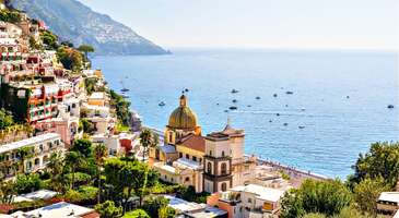 Positano, İtalya&rsquo;nın kartpostalları aratmayan en benzersiz lokasyonlarından biri. Dik yama&ccedil;ta yer alan rengarenk evleri, denize a&ccedil;ılan sokakları, Akdeniz esintilerinin eşlik ettiği restoranları, limon ağa&ccedil;ları ve hareketli gecesiyle Positano, l&uuml;ks ve sofistike kavramlarını herkes i&ccedil;in eşit kılıyor. Mimari a&ccedil;ıdan benzerlerinden ayrılan Positano, Amalfi Kıyıları&rsquo;nın incisi olarak &ouml;ne &ccedil;ıkıyor. Hazırsan İtalya'nın bu eşsiz durağını keşfetmeye &ccedil;ok&ccedil;a sorulan sorulara yanıt vererek başlıyoruz. Positano nerede? Positano, Napoli'nin g&uuml;neyinde yer alan, Amalfi kıyılarına bağlı bir kasaba.&nbsp; Positano'ya ne zaman gidilir? Yaz tatili yapmak i&ccedil;in haziran-eyl&uuml;l ayları arasında gitmelisin. K&uuml;lt&uuml;r turu i&ccedil;in en g&uuml;zel aylar ise eyl&uuml;l ve ekim. Positano'ya direkt u&ccedil;uş var mı? Positano'ya gitmek i&ccedil;in Napoli'ye u&ccedil;akla gitmeli ve oradan tren, otob&uuml;s ve feribot se&ccedil;eneklerini değerlendirmelisin. 1. Santa Maria Assunta Kilisesi Pitoresk g&ouml;r&uuml;n&uuml;m&uuml;yle bir tabloyu andıran Positano&rsquo;da dik yama&ccedil;larda yer alan kilise dikkatleri hemen &ccedil;ekiyor. Burası 15. ile 16. y&uuml;zyıllarda kalay kullanılarak renklendirilmiş seramiklerden oluşan majolika kubbeye sahip &ouml;zel bir kilise. Ve i&ccedil;inde barındırdığı Kara Madonna (La Madonna Nera) simgesi ile de ayrıcalıklı. Konum Linki {insightBoxStart}Yazar Notu: İ&ccedil;eriye şort ile girilmediği i&ccedil;in kapıdan d&ouml;nmemek adına dikakt etmelisin.{insightBoxEnd} 2. Museo Archeologico Romano (Roma Arkeoloji M&uuml;zesi) Kilise ziyaretinin hemen ardından rota b&ouml;lgenin en &ouml;zel tarihi noktalarından olan Museo Archeologico Romano&rsquo;ya &ccedil;evrilir. Orta &Ccedil;ağ'dan kalma bir mahzende Roma d&ouml;nemine ait arkeolojik buluntuların sergilendiği m&uuml;zeyi k&uuml;lt&uuml;r turlarına dahil etmelisin.&nbsp; Konum Linki {calismasaatleri}Giriş &uuml;creti 15 euro{/calismasaatleri} {insightBoxStart}Yazar Notu: Ziyaret etmeden &ouml;nce internet siteleri &uuml;zerinden bilet satın alınıyor. {insightBoxEnd} 3. Spiaggia Grande Positano'nun en b&uuml;y&uuml;k ve ana plajı. Plaj boyunca hediyelik eşya satan d&uuml;kkanlar, cafeler, restoranlar g&ouml;rmek m&uuml;mk&uuml;n. Positano&rsquo;nun merkezi Piazza dei Mulini boyunca y&uuml;r&uuml;yerek boylu boyunca gezilebiliyor. Denize girmek i&ccedil;in de olduk&ccedil;a elverişli. Hem &ouml;zel hem de &uuml;cretsiz alanlar yer alıyor. Burada ayrıca su sporları ve tekne gezileri ile aktivite dolu bir g&uuml;n de yapılabiliyor. Konum Linki {insightBoxStart}Yazar Notu: &Uuml;cretli plajlarda 1 ya da 2 Euro vererek duş imkanından faydalanmak m&uuml;mk&uuml;n. {insightBoxEnd} 4. Fornillo Plajı Spiaggia Grande&rsquo;den Positano'nun en b&uuml;y&uuml;k ikinci plajı olan Fornillo Plajı'na giden romantik bir yol bulunuyor. Y&uuml;r&uuml;yerek gitmek m&uuml;mk&uuml;n. Plajda &uuml;cretli ve &uuml;cretsiz se&ccedil;enekler mevcut. Burada denize girmek ve harika manzaraya şahit olmak Positano&rsquo;yu daha da g&uuml;zelleştirecek. Konum Linki {insightBoxStart}Yazar Notu: Plajda denize girmek i&ccedil;in &uuml;cretli ve &uuml;cretsiz se&ccedil;enekler yer alıyor.{insightBoxEnd} 5. Arienzo Plajı Positano&rsquo;nun basamaklarıyla &uuml;nl&uuml; plajına gitmek i&ccedil;in 300 basamak &ccedil;ıkmak gerekiyor. Yazın biraz zorlasa da g&uuml;zel bir manzaraya değdiğini s&ouml;yleyebiliriz.&nbsp; Konum Linki {insightBoxStart}Yazar Notu: Arienzo&rsquo;ya gitmek i&ccedil;in otob&uuml;s seferleri de bulunuyor. SITA otob&uuml;sleri ile Orticelli durağında inip ulaşmak m&uuml;mk&uuml;n.{insightBoxEnd} 6. Via Cristoforo Colombo Positano&rsquo;ya kuş bakışı bakmak ve 360 derece manzaraya şahit olmak i&ccedil;in istikamet Via Cristoforo Colombo oluyor. Tepede konumlanan Via Cristoforo Colombo harika fotoğraflar &ccedil;ekilebilecek bir yer. Positano&rsquo;nun seyir noktası olan bu caddede Amalfi&rsquo;yi, Ravello&rsquo;yu, Vietri sul Mare&rsquo;yi g&ouml;rebilmek m&uuml;mk&uuml;n. Konum Linki {insightBoxStart}İpucu: ENUYGUN&rsquo;dan kolayca u&ccedil;ak bileti alabilir, dilediğin yeri uygun fiyatlarla keşfedebilirsin. Şimdi seyahatinin ilk adımı olan&nbsp;İtalya u&ccedil;ak bileti&nbsp;almak i&ccedil;in tıkla.{insightBoxEnd} {flight_search_form_banner} Positona'ya nasıl gidilir? İtalya&rsquo;daki kolay ulaşım Positano i&ccedil;in orta derecede ge&ccedil;erli diyebiliriz. &Ccedil;&uuml;nk&uuml; Positano&rsquo;ya direkt ara&ccedil; bulmak her şehirde m&uuml;mk&uuml;n olmuyor. Salerno ve Sorrento şehirlerinden Positano&rsquo;ya direkt ara&ccedil; bulunuyor. Yani İtalya&rsquo;da Roma, Milano gibi şehirlerden Positano&rsquo;ya gelmek i&ccedil;in biraz yol katetmek gerekiyor. Genellikle Positano&rsquo;ya Napoli &uuml;zerinden gelmek tercih ediliyor. &Ccedil;&uuml;nk&uuml; Napoli hem Salerno ve Sorrento&rsquo;ya g&ouml;re daha turistik bir şehir hem de tren ve feribot se&ccedil;enekleri mevcut. Napoli&rsquo;den Positano&rsquo;ya gitmek i&ccedil;in yaklaşık 2 saat s&uuml;ren direkt feribot seferleri bulunuyor. Napoli&rsquo;den Salerno&rsquo;ya tren seferleri yapılıyor.&nbsp;Salerno&rsquo;ya gelindiğinde buradan feriboa biniliyor.&nbsp; Positano&rsquo;dan Salerno&rsquo;ya d&ouml;n&uuml;ş yolunda ise&nbsp;otob&uuml;s kullanılabilir. SITA otob&uuml;sleri merkezden kalkıyor. Bunun i&ccedil;in &ouml;nceden bilet alınmasına gerek yok, sıraya girmek yeterli. Otob&uuml;s ile buraya gelmeyi d&uuml;ş&uuml;nenler i&ccedil;in inilecek durak Sponda durağı. Tam bu noktadayken Positano&rsquo;nun l&uuml;ks otellerinden Le Sirenuse&rsquo;nin terasına &uuml;cretsiz olarak &ccedil;ıkılabiliyor ve terasta manzara izlenebiliyor. {calismasaatleri}Bilet&nbsp;fiyatları Napoli&rsquo;den Positano&rsquo;ya feribot fiyatları 30-50 euro arası değişiklik g&ouml;sterebiliyor.&nbsp; Napoli-Salerno arası trenle 40 dakika ve bilet fiyatları yaklaşık 5 Euro. Salerno&rsquo;dan binilen&nbsp;feribot fiyatı 15 euro.{/calismasaatleri} {insightBoxStart}Yazar Notu:&nbsp;Napoli&rsquo;den Salerno Tren İstasyonu&rsquo;nda inildiğinde otob&uuml;s aramakla uğraşma. İtalya&rsquo;da otob&uuml;s seferleri yanıltıcı olabilir. Bu y&uuml;zden &ouml;nerimiz feribot olacak. İstasyondan 1-2 dakika kadar d&uuml;md&uuml;z ilerle. Karşında liman g&ouml;receksin. Positano feribotları o limandan kalkıyor. Ve hem otob&uuml;ste hem de feribotta mutlaka sağ tarafta otu. Harika manzaraları orada g&ouml;rebilirsin. {insightBoxEnd} İtalya bir gezgin i&ccedil;in harika rotalar sunuyor. Yemekten k&uuml;lt&uuml;re sanattan tarihe keşfedebileceğin nice yer İtalya'da gezilecek yerler yazımızda seni bekliyor.