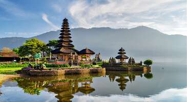 Egzotik doğasıyla ünlü Bali, mistik tapınakları ve huzur veren atmosferiyle dünyanın en popüler tatil cennetlerinden biri. "Tanrılar Adası" olarak anılan Bali, sadece bembeyaz kumsalları ve turkuaz deniziyle değil, aynı zamanda kültürel zenginlikleri ve büyüleyici manzaralarıyla da insanları kendine çekiyor.