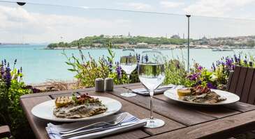 İstanbul, tarih ve kültürün harmanlandığı büyüleyici bir şehir olmasının yanı sıra, gastronomi dünyasında da kendine sağlam bir yer edinmeyi başardı. Boğaz'ın eşsiz manzarası eşliğinde leziz yemekler sunan lüks restoranlardan, sokak lezzetlerini modern dokunuşlarla yeniden yorumlayan mekanlara kadar geniş bir yelpaze sunuyor.