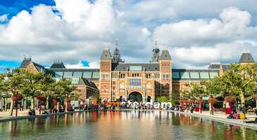Avrupa&rsquo;nın en &uuml;nl&uuml; eğlence başkentlerinden Amsterdam aynı zamanda tam bir m&uuml;zeler şehri. Kanallarıyla, &ccedil;ılgın geceleriyle ve nefis Hollanda lezzetleriyle &uuml;nl&uuml; şehrin tadını &ccedil;ıkarırken her yıl binlerce ziyaret&ccedil;iyi &ccedil;eken bu m&uuml;zeleri de atlamayın. 1- Anne Frank Evi Amsterdam'a gidip bir m&uuml;ze ziyaret etmek isterseniz bir&ccedil;ok gezginin &ouml;nerdiği Anne Frank Evi'ni g&ouml;rmelisiniz. M&uuml;zede Anne Frank'ın ailesiyle 2. D&uuml;nya Savaşı sırasında Nazi zulm&uuml;nden ka&ccedil;arken yaşadıklarına tanıklık edebilirsiniz. Bunun i&ccedil;in 2 saat ayırmanız yeterli. Uzun kuyruklara girmemek i&ccedil;in biletinizi internetten satın alabilirsiniz. M&uuml;ze k&uuml;&ccedil;&uuml;k olduğundan, sınırlı sayıda ziyaret&ccedil;i kabul ediliyor ve bu nedenle kapıda uzun kuyruklar oluşabiliyor. Amsterdam'daki diğer meşhur m&uuml;zeleri de ziyaret etmek isterseniz Amsterdam u&ccedil;uşlarını karşılaştırmaya başlayın! {flight_search_form_banner} 2- Rijksmuseum Yolu Amsterdam'a d&uuml;şen sanatseverlerin mutlaka g&ouml;rmesi gereken yerlerden biri de Rijksmuseum m&uuml;zesi. Zengin bir koleksiyona sahip olan m&uuml;ze Hollanda ve Avrupa'nın en &ouml;nemli m&uuml;zelerinden. Her g&uuml;n a&ccedil;ık. M&uuml;zenin &ouml;n&uuml;nde bulunan meşhur "I amsterdam" yazısıyla fotoğraf &ccedil;ektirmeyi unutmayın. 3- Rembrandt&rsquo;ın Evi Amsterdam ziyaretinizde Hollandalı &uuml;nl&uuml; ressam Rembrandt'ın evini ziyaret edebilirsiniz. Ressamın bir&ccedil;ok harika eserine ev sahipliği yapan m&uuml;ze, Dam Meydanı'na birka&ccedil; dakikalık y&uuml;r&uuml;me mesafesinde. Bisiklet dostu bu şehirde her yere kolayca bisikletle ulaşabilirsiniz. Amsterdam gibi bisiklet dostu şehirler ise yazımızda! 4- Houseboat Museum Amsterdam'da y&uuml;r&uuml;rken kanallarda sıralanmış tekne evler hemen g&ouml;ze &ccedil;arpar. Tekne evlerden birinin i&ccedil;ini g&ouml;rmek ve bu evlerde yaşamak nasıl bir his keşfetmek isterseniz Houseboat M&uuml;zesi'ne gitmelisiniz. Amsterdam'ın tipik tekne evlerini yakından inceleme fırsatını ka&ccedil;ırmayın. Şehirdeki m&uuml;zeleri gezerken acıkırsanız meşhur Amsterdam lezzetleri Amsterdam&rsquo;da ne yenir ne i&ccedil;ilir galerimizde! 5- Van Gogh M&uuml;zesi D&uuml;nyanın en iyi ressamlarından biri kabul edilen Van Gogh'un her biri başyapıt niteliğindeki eserlerini Van Gogh M&uuml;zesi'nde g&ouml;rebilirsiniz. M&uuml;zeyi gezdikten sonra ressamın tablolarından esinlenilmiş hediyelik eşyalardan almayı unutmayın. M&uuml;zenin &ouml;n&uuml;nde uzun kuyruklar olabilir, bu nedenle daha rahat gezmek i&ccedil;in sabah saatlerinde gidebilirsiniz. Amsterdam'da daha &ccedil;ok m&uuml;zeleri gezmek istiyorsanız Amsterdam Card veya Museum Card sahipleri pek &ccedil;ok m&uuml;zeyi &uuml;cretsiz veya indirimli olarak ziyaret edebilirler.