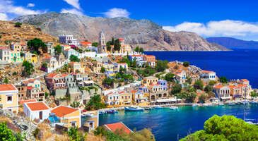 Türkiye ve Yunanistan arasında yapılan anlaşma ile Türk vatandaşları için Yunanistan'a girişlerde kapıda vize uygulaması kolay seyahatin kapısını aralıyor. Türk vatandaşlarının Yunanistan'ın Ege Denizi'ndeki 12 adaya 7 gün süre ile vizesiz gitmesini sağlayan kapı vizesine dair tüm detaylar burada.