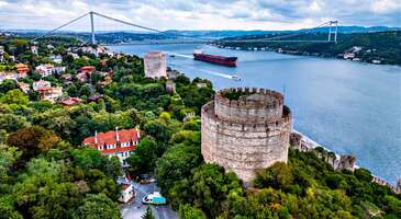 Bebek, İstanbul'un Beşiktaş il&ccedil;esine bağlı kendisi gibi g&uuml;zel sahil semtlerinden olan Rumeli Hisarı ve Arnavutk&ouml;y arasında konumlanan ve ziyaret&ccedil;ilere bir&ccedil;ok tarihi, doğal ve mimari g&uuml;zelliği bir arada sunuyor. Mehmet &Ccedil;elebi, o zamanlar k&uuml;&ccedil;&uuml;k balık&ccedil;ı k&ouml;y&uuml; olan Bebek&rsquo;e II. Mehmed tarafından Rumeli Hisarı&rsquo;nı kuşatması ve b&ouml;lgeyi savunması i&ccedil;in tayin edilir. Buraya tayin edilen Mehmet &Ccedil;elebi, bebek suratlı olması nedeniyle Bebek &Ccedil;elebi lakabıyla anılır. Bebek &Ccedil;elebi, burada kendisi i&ccedil;in k&ouml;şk ve bah&ccedil;e inşa eder ve &ouml;l&uuml;m&uuml;nden sonra da semt &lsquo;Bebek&rsquo; adıyla anılmaya devam eder. Bebek&rsquo;i doyasıya keşfetmek i&ccedil;in İstanbul otelleri i&ccedil;inden tercihinizi yapmak i&ccedil;in linke tıklayabilirsiniz. Hazırsanız İstanbul&rsquo;un eskiden olduğu gibi pop&uuml;ler rotası olmaya devam eden Bebek&rsquo;te gezilecek yerler listemize beraber g&ouml;z atalım. 1. Bebek Sahili Bebek'in en &uuml;nl&uuml; &ouml;zelliği ş&uuml;phesiz sahili. Boğazın serin sularıyla &ccedil;evrili olan bu sahil, g&uuml;zel bir y&uuml;r&uuml;y&uuml;ş yapmak i&ccedil;in m&uuml;kemmel bir se&ccedil;enek. Geniş ve uzun sahil şeridinde banklarda oturup eşsiz boğaz manzarasını izleyebilir, g&uuml;n&uuml;n her saati y&uuml;r&uuml;y&uuml;ş yapabilir, dilerseniz balık tutabilirsiniz. Konum Linki 2. Bebek Parkı Bebek iskelesinin hemen yanında başlayan Bebek Parkı da sahil boyunca uzanır ve yeşil bir alanda dinlenme fırsatı sunuyor. Semtin en yeşil ve dinlendirici b&ouml;lgelerinden bir olan Bebek Parkı aynı zamanda &uuml;nl&uuml; isimlerin de sık&ccedil;a uğradığı bir yer. Ağa&ccedil;lar, &ccedil;i&ccedil;ekler ve oturma alanları ile dolu olan Bebek parkında piknik yapabilir, &ccedil;ocuklarınızla oynayabilir veya sadece doğanın tadını &ccedil;ıkarabilirsiniz. Konum Linki {insightBoxStart}Yazar Notu: Bebek Parkı&rsquo;nda her yıl bahar aylarında &lsquo;Bebek Şenliği&rsquo; d&uuml;zenleniyor. Şenlik kapsamında parkta kıyafetler, tasarım takıların satıldığı standlar, tezgahlar kuruluyor, m&uuml;zik gruplarıyla eğlenceli konserler veriliyor. Bahar aylarında Bebek Parkı&rsquo;nda d&uuml;zenlenen bu şenliğe denk gelerek keyifli vakit ge&ccedil;irebilirsiniz.{insightBoxEnd} 3. Bebek Camii Bebek Camii, semtin tarihi yapılarından olan, Osmanlı d&ouml;nemine ait bir eser ve zarif bir mimariye sahip. Boğazı s&uuml;sleyen bir yapı olan bu cami, Bebek İskelesi&rsquo;nin yanında Bebek Parkı&rsquo;nın i&ccedil;erisindedir. 18. y&uuml;zyıl başlarında Bebek K&ouml;y&uuml; yazlık bir yerleşim olarak d&uuml;zenlenirken H&uuml;mayun Kasrı&rsquo;nın camisi olarak, Sultan III. Ahmed sadrazamı Nevşehirli Damat İbrahim Paşa tarafından III. Ahmed adına yaptırılmış. Zamanla harabeye d&ouml;nen yapı 1912 yılında Mimar Kemalettin tarafında yeniden yapılmış ve bug&uuml;nk&uuml; konumuna gelmiş. Cami hem i&ccedil; hem dış mimarisi ile g&ouml;r&uuml;lmeye değer. Giriş &uuml;creti &Uuml;cretsiz A&ccedil;ık olduğu saatler 24 saat a&ccedil;ık. Konum Linki 4. Bebek Caddesi Bebek Caddesi, semtin ana alışveriş caddesi olup burada butik mağazalardan, kafe ve restoranlara kadar bir&ccedil;ok se&ccedil;enek bulabilirsiniz. Caddenin hem g&uuml;nd&uuml;z&uuml; hem de gecesi her daim hareketli. Konum Linki 5. Rumeli Hisarı M&uuml;zesi Rumeli Hisarı, Fatih Sultan Mehmet tarafından İstanbul&rsquo;un fethinden &ouml;nce 1452 yılında inşa ettirilmiş. Anadolu yakasında bulunan Anadolu Hisarı&rsquo;nın tam karşısında inşa edilen Rumeli Hisarı&rsquo;nın yapılış amacı boğazın kuzeyinden gelebilecek saldırıları engellemek. Bebek sahilinde y&uuml;r&uuml;rken karşımıza &ccedil;ıkan Rumeli Hisarı&rsquo;nda bir zamanlar konserler yapılırdı ancak g&uuml;n&uuml;m&uuml;zde m&uuml;ze olarak ziyaret edilebiliyor. İstanbul&rsquo;un fethinden sonra &ouml;nemini yitiren hisar bir s&uuml;re devlet hapishanesi olarak kullanılmış. 1746 yılında &ccedil;ıkan bir yangında tahrip olmuş. III. Selim zamanında tamir edilmiş ancak kaderine terk edilen hisar 1953 yılında b&uuml;y&uuml;k bir restorasyonla bug&uuml;nk&uuml; haline gelmiş. 1968 yılından beridir Hisarlar M&uuml;ze M&uuml;d&uuml;rl&uuml;ğ&uuml;ne bağlı m&uuml;ze olarak ziyarete a&ccedil;ılmış. Rumeli Hisarı M&uuml;zesi&rsquo;nde Osmanlı d&ouml;neminde &ouml;zellikle İstanbul fethinden kullanılan toplar, g&uuml;lleler, Doğu Roma İmparatorluğu&rsquo;ndan g&uuml;n&uuml;m&uuml;ze ulaşan taş eserler ve Hali&ccedil; zinciri sergileniyor. Eşsiz boğaz manzarası sunan Rumeli Hisarı M&uuml;zesi&rsquo;ni Bebek&rsquo;te gezilecek yerler listenize mutlaka dahil edin. Giriş &uuml;creti M&uuml;ze Kart ge&ccedil;erli. 130 TL. A&ccedil;ık olduğu saatler 09.00-19.00 saatleri arasında ziyarete a&ccedil;ık. (Pazartesi g&uuml;nleri kapalı) Konum Linki 6. Aşiyan M&uuml;zesi Boğaza bakan eşsiz manzarası, huzurlu, sessiz, &lsquo;Kuş Yuvası&rsquo; anlamına gelen ismiyle uyumlu kuş seslerinin hakim olduğu Aşiyan M&uuml;zesi, Bebek&rsquo;te mutlaka ziyaret edilecek yerlerin başında gelir. Aşiyan M&uuml;zesi aslında T&uuml;rk edebiyatının batılılaşmasında &ouml;nc&uuml; olan şair ve &ouml;ğretmen Tevfik Fikret&lsquo;in yaşadığı evin m&uuml;zeye d&ouml;n&uuml;şt&uuml;r&uuml;lm&uuml;ş hali. Tevfik Fikret bu evde 1906-1915 yılları arasında yaşamış. Evin planını bizzat Tevfik Fikret kendisi &ccedil;izmiş. Evin odalarından, d&ouml;şemelerine kadar her şeyi ayrıntılı olarak planlamış. 1940 yılında eşi Nazime Hanım tarafından satın alınan ev, bir s&uuml;re sonra ekonomik şartlar nedeniyle satılığa &ccedil;ıkarılmış. D&ouml;nemim Milli Eğitim Bakanı Hasan Ali Y&uuml;cel ve İstanbul Valisi ve Belediye Başkanı olan L&uuml;tfi Kırdar tarafından bu ev şehir adına satın alınarak Edebiyat-ı Cedide M&uuml;zesi&rsquo;ne d&ouml;n&uuml;şt&uuml;r&uuml;lm&uuml;ş. 1961 yılında Tevfik Fikret&lsquo;in Ey&uuml;p&rsquo;te bulunan mezarı evin bah&ccedil;esine taşınmış. Bundan sonra da ev Aşiyan M&uuml;zesi olarak anılmaya başlanmış. Aşiyan M&uuml;zesi&rsquo;nde Tevfik Fikret&rsquo;in balmumundan yapılmış heykeli, kişisel eşyaları, d&ouml;nemin edebiyat ve sanat &ccedil;evresinden kişilere ait eşyalar, son Osmanlı Halifesi Şehzade Abd&uuml;lmecid Efendi&rsquo;nin eseri olan &lsquo;Sis&rsquo; adlı tablosu, Mihri M&uuml;şfik Hanım tarafından, 1915&rsquo;te Tevfik Fikret&rsquo;in &ouml;l&uuml;m&uuml; &uuml;zerine y&uuml;z&uuml;n&uuml;n kalıbını alarak yapılan mask &ccedil;alışmasını g&ouml;rebilirsiniz. Tevfik Fikret&rsquo;e ait olan bu mask, T&uuml;rkiye&rsquo;de yapılan ilk mask &ccedil;alışması aynı zamanda. Giriş &uuml;creti &Uuml;cretsiz. A&ccedil;ık olduğu saatler Her g&uuml;n 09.00-16.00 saatleri arasında ziyarete a&ccedil;ık. (Pazartesi g&uuml;nleri kapalı. Temmuz, Ağustos ve Eyl&uuml;l aylarında ise cumartesi ve pazar g&uuml;nleri kapalı.) Konum Linki {insightBoxStart}Yazar Notu: M&uuml;ze i&ccedil;inde fotoğraf &ccedil;ekmek yasak. T&uuml;rk&ccedil;e ve İngilizce sesli rehberlik hizmeti de var. Ayağınıza galoş giyip i&ccedil;eriyi gezebilirsiniz.{insightBoxEnd} 7. Aşiyan Mezarlığı Bebek&rsquo;te bulunan İstanbul Boğazı manzaralı, adını &uuml;nl&uuml; şair Tevfik Fikret&rsquo;in evinden alan Aşiyan Mezarlığı&rsquo;nda bir&ccedil;ok &ouml;nemli sanat&ccedil;ının mezarı bulunuyor. Sanatın ve edebiyatın kalbinin attığı bu semtte yaşayan sanat&ccedil;ılar &ouml;l&uuml;mlerinden sonra bu semtin mezarlığına g&ouml;m&uuml;lmeyi vasiyet ettiğinden burası &ccedil;ok fazla sanat&ccedil;ının mezarına ev sahipliği yapıyor. Hem mezarlığın eşsiz manzarasına tanık olmak hem de bu &ouml;nemli sanat&ccedil;ıların mezarlarını ziyaret etmek i&ccedil;in Aşiyan Mezarlığı&rsquo;na yolunuzu d&uuml;ş&uuml;rmelisiniz. Mezar aralıkları biraz dar olduğundan mezarların arasında gezerken biraz g&uuml;&ccedil;l&uuml;k &ccedil;ekebilirsiniz ancak mezarlara zarar vermediğinizden emin olmalısınız. Aşiyan Mezarlığı&rsquo;nda mezarı bulunan &ouml;nemli sanat&ccedil;ılardan bazılarının isimleri ise ş&ouml;yle; Atilla İlhan, Ahmet Hamdi Tanpınar,Yahya Kemal Beyatlı, Doğan C&uuml;celoğlu, Edip Cansever, Kaya &Ouml;zilhan, M&uuml;nir Nurettin Sel&ccedil;uk ve Eşi, Orhan Veli Kanık, &Ouml;zdemir Asaf, Turgut Uyar, Tarık Zafer Tunaya, Tezer &Ouml;zl&uuml;, Yıldız Kenter&hellip; Giriş &uuml;creti &Uuml;cretsiz. Konum Linki 8. Mısır Konsolosluğu Boğazdaki yalılar arasında 76 metrelik uzunluğuyla en uzun rıhtıma sahip olan Valide Paşa Yalısı, 1902 yılında Mimar Raimondo D&rsquo;Aronca tarafından yapılmış. Valide Emine Paşa tarafından yaptırılan bu yalı şimdi Mısır Konsolosluğu olarak kullanılıyor. Yalı ismini Mısır hidivinin (vezirinin) annesi Emine Hanım&rsquo;dan alıyor. Emine Hanım aynı zamanda Osmanlı&rsquo;da ilk &lsquo;Paşa&rsquo; unvanını alan kadın. Emine Valide Paşa, cumhuriyetin kurulmasından sonra bu yalıyı T&uuml;rkiye Cumhuriyeti&rsquo;ne bağışlamayı d&uuml;ş&uuml;nm&uuml;ş ancak ismindeki &lsquo;Paşa&rsquo; unvanı yerine &lsquo;Bebekli Emine Hanım&rsquo; denmesinden hoşlanmadığı i&ccedil;in bu kararından vazge&ccedil;ip yalıyı Mısır&rsquo;a bağışlamış olduğu s&ouml;yleniyor. G&uuml;n&uuml;m&uuml;zde Mısır Konsolosluğu olarak kullanılan yalı 48 odadan oluşuyor ve t&uuml;m ihtişamıyla boğazı s&uuml;sl&uuml;yor. Giriş &uuml;creti &Uuml;cretsiz. A&ccedil;ık olduğu saatler Konsolosluk olarak kullanıldığı i&ccedil;in sadece gezmek i&ccedil;in ziyaret edilemiyor. Konum Linki 9. Bebek Kahve 1945 yılında a&ccedil;ılan Bebek Kahve hem semt sakinlerinin hem de ziyaret&ccedil;ilerin sık&ccedil;a uğradığı Bebek semti ile &ouml;zdeşleşen, salaş ve tarihi bir kahvehane. İlk başta semtin balık&ccedil;ılarına &ccedil;ay, kahve temin etmek i&ccedil;in a&ccedil;ılmış. Bebek Sahili&rsquo;ne birka&ccedil; adım &ouml;tede bulunan Bebek Kahve, g&uuml;n&uuml;n her saatinde eski zamanlara nostaljik bir yolculuk sunar. Burada oturup &ccedil;ayınızı, kahvenizi i&ccedil;ebilir, sabah kahvaltınızı edebilir, g&uuml;n&uuml;n diğer saatlerinde lezzetli atıştırmalık ve yemeklerin olduğu her damağa hitap eden men&uuml;s&uuml;nden bir şeyler yiyebilirsiniz. İstanbul Boğazı&rsquo;nın eşsiz manzarası Bebek Kahve&rsquo;sinde de size eşlik edecek. Burada otururken &uuml;nl&uuml;lere de denk gelebilirsiniz. Fiyatlar ₺ ₺ A&ccedil;ık olduğu saatler 24 saat a&ccedil;ık. Konum Linki 10. Bebek Yat Limanı Bebek Yat Limanı, Bebek sahilinde yer alır ve l&uuml;ks yatların demirlediği bir yer. Burada y&uuml;r&uuml;y&uuml;ş yapabilir ve deniz manzarasının tadını &ccedil;ıkarabilirsiniz. Konum Linki {{campaignsSlider}} 11. Bebek Ayios Haralambos Rum Ortodoks Kilisesi Tevfik Fikret İlk&ouml;ğretim Okulu&rsquo;nun karşısında bulunan Ayios Haralambos Rum Ortodoks Kilisesi tarihi kaynaklara g&ouml;re burada eskiden bulunan avarlara ait tapınağın kalıntıları &uuml;zerine yapılmış. 1830 yılında yapıldığı d&uuml;ş&uuml;n&uuml;len bu kilise Bebek semtinin tarihi boyunca bir&ccedil;ok k&uuml;lt&uuml;r&uuml; barındırmış ve bu a&ccedil;ıdan olduk&ccedil;a zengin bir yer olduğunun da g&ouml;stergesi. Kilisesin son zamanlarda i&ccedil;inde ikonaları yenilenmiş ve 1962&rsquo;de eklenen &Ccedil;an Kulesi restore edilmiş. Konum Linki 12. Meşhur Bebek Badem Ezmecisi 1904'ten g&uuml;n&uuml;m&uuml;ze 5 kuşak aile işletmesi olan Bebek Badem Ezmecisi &ccedil;ok leezetli badem ezmesi ile &uuml;nl&uuml;. Badem ezmesinin y&uuml;zde 75&rsquo;ini hala elle yapıldığı Bebek&rsquo;in simgesel mekanlarından. Lezzetli ve taze badem ezmesi i&ccedil;in mutlaka ziyaret listenize alabilirsiniz. Fiyatlar ₺ ₺ A&ccedil;ık olduğu saatler: Her g&uuml;n 09.00-21.00 saatleri arasında a&ccedil;ık. Konum Linki 13. Lazarist Fransız Sacre Coeur Katolik Kilisesi Bebek Mektep Sokak&rsquo;ta bulunan Lazaristlere ait Sacre Coeur (Kutsal Kalp) Katolik Kilisesi, 1896 tarihli Lazarist Okulu ve yetimhane ile beraber bir kompleks olarak kurulmuş. Kilisenin yapım yılının 1910 olduğu d&uuml;ş&uuml;n&uuml;l&uuml;yor. Kilise 2008&rsquo;de 49 yıllığına İstanbul S&uuml;ryani Katolik Kilisesi Vakfı&rsquo;na tahsis edilmiş. Kilisenin &ccedil;an kulesi yıkılmış ancak genel yapı olarak g&uuml;n&uuml;m&uuml;zde ayakta. Giriş &uuml;creti &Uuml;cretsiz. A&ccedil;ık olduğu saatler Cumartesi 18.00-19.00 / Pazar 11.00-12.00 saatleri arasında ziyarete a&ccedil;ık. Konum Linki 14. Lazarist Apartmanı Bebek, Latin Katolik Lazarist Sacre Coeur Kilisesi&rsquo;yle aynı komplekste inşa edilmiş olan Lazarist Apartmanı, ismini Lazarist Rahiplerinden alıyor. Şu an i&ccedil;inde yaşayan kimse yok ancak tarihe ışık tutan değerli yapılardan. Konum Linki 15. Beyhan Sultan &Ccedil;eşmesi Sultan III. Mustafa&rsquo;nın kızı Sultan III. Selim&rsquo;in kız kardeşi Beyhan Sultan tarafından yaptırılmış. Arnavutk&ouml;y- Bebek sahil yolunda yol &uuml;st&uuml;nde duvardaki bu &ccedil;eşmenin &uuml;zerinde III. Selim&rsquo;in tuğrası bulunuyor. 1804 yılından g&uuml;n&uuml;m&uuml;zde gelen bu &ccedil;eşmeden şu an su akmıyor. Barok mimari &ouml;zelliklerini yansıtan bu &ccedil;eşmeyi y&uuml;r&uuml;y&uuml;ş&uuml;n&uuml;z sırasında g&ouml;rebilirsiniz. Konum Linki 16. Ermeni Kavafyan Konağı İstanbul&rsquo;da g&uuml;n&uuml;m&uuml;ze ulaşabilen en eski ahşap konak. 1751 yılında yapılmış. I. Mahmud d&ouml;neminde ilk olarak bir Rum evi olarak inşa ediliyor. Daha sonra Ermeni bir aileye ge&ccedil;iyor ve adı Kavafyan Konağı olarak anılmaya başlanıyor. 1980 yıllarında Vakıflar Genel M&uuml;d&uuml;rl&uuml;ğ&uuml;&rsquo;n&uuml;n idaresinde olan konakta 1998 yılına kadar Kavafyan aile &uuml;yeleri yaşıyordu ancak g&uuml;n&uuml;m&uuml;zde harap halde kaderine terk edilmiş durumda. Bebek semtinin iskana ilk a&ccedil;ıldığı yıllardan kalan bu konak o d&ouml;nemin &ouml;nemli mimari &ouml;zelliklerini yansıttığından değerli k&uuml;lt&uuml;rel bir miras. Konağın i&ccedil;ini gezmek m&uuml;mk&uuml;n değil ancak yapı dışarıdan g&ouml;r&uuml;lmeye değer. Konum Linki 17. Bebek Sarnıcı Bebek semtinin tam merkezinde bulunan bu tarihi değer 29 Eyl&uuml;l 2021 tarihinde sanat galerisi olarak hizmete girdi. İBB Miras ekiplerince restore edilerek bir sanat galerisine d&ouml;n&uuml;şt&uuml;r&uuml;len bu yapı ge&ccedil;ici sanat galerileri ve sergilere ev sahipliği yapıyor. Giriş &uuml;creti &Uuml;cretsiz. A&ccedil;ık olduğu saatler 12.00 - 20.00 saatleri arasında ziyarete a&ccedil;ık. (Pazartesi g&uuml;nleri kapalı) Konum Linki Bebek ile birlikte İstanbul&rsquo;un keşfedilecek t&uuml;m g&uuml;zelliklerini gezmek i&ccedil;in İstanbul&rsquo;da gezilecek yerler yazımıza da g&ouml;z atın. {hotel_search_form_banner}