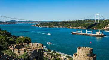 İstanbul, Ankara, Antalya, İzmir veya Adana... Yurdumuzun en &ccedil;ok ziyaret edilen şehirlerinin isimlerini biliyoruz. Peki, bu yerlerin adlarını nasıl aldıklarını hi&ccedil; d&uuml;ş&uuml;nd&uuml;n&uuml;z m&uuml;? T&uuml;rkiye&rsquo;nin en &uuml;nl&uuml; şehirlerinin isimlerinin nereden geldiğini &ouml;ğrenmeye ne dersiniz? Adana Akdeniz&rsquo;in lezzetli kebaplarıyla &uuml;nl&uuml; sıcak şehri Adana&rsquo;nın ismi ile ilgili &ccedil;eşitli teoriler var. Bunlardan en bilineni ise şehrin kurucusu olan Adanos ve Saros adlı iki kardeşten Adanos&rsquo;un adının sonradan şehre verildiği şeklinde. Bu teoriye g&ouml;re kardeşlerden diğeri olan Saros&rsquo;un ismi ise şehirden ge&ccedil;en nehre verildi. Hitit kaynaklarında Uru Adania olarak ge&ccedil;en b&ouml;lge isminin daha sonradan şehrin adını belirlemiş olabileceği de d&uuml;ş&uuml;n&uuml;l&uuml;yor. Adana&rsquo;ya nasıl gidilir, şehirde nereler g&ouml;r&uuml;lmeli ve hangi lezzetleri mutlaka denemeli gibi detaylar i&ccedil;in Adana ile ilgili bilmeniz gereken 5 şey yazımızı ka&ccedil;ırmayın. {flight_search_form_banner} İstanbul D&uuml;nyanın en eski yerleşim alanlarından olan İstanbul tarih boyunca farklı adlarla anılmış bir yer. İlk olarak Megara kralı Byzas tarafından M&Ouml;. 658 yılında kurulduğu bilinen şehir o d&ouml;nemde Bizantion olarak biliniyordu. Araplar tarafından Kostantiniyye ismi verilen şehir Bizans d&ouml;neminde Konstantinopolis olarak anılmış ve şehri T&uuml;rklerin fethetmesiyle &ouml;nce Konstantiniyye, daha sonra da İstanbul adını almıştır. 7 tepe &uuml;zerine kurulan İstanbul&rsquo;un tepelerinin isimlerini ve buralarda bulunan eserlerini keşfetmek isterseniz, yazımıza g&ouml;z atabilirsiniz. Şehre en uygun u&ccedil;uş fırsatları ise İstanbul u&ccedil;ak bileti sayfamızda. Ankara Tıpkı İstanbul gibi tarih boyunca &ccedil;ok farklı adlarla anılan Ankara&rsquo;nın bilinen eski isimlerinden bazıları; Ankyra, Ankuria, Ankura, Eng&uuml;rl&uuml;, Angur,Angera, Eng&uuml;r&uuml;ye, Angare ve Ancora. Bazı kaynaklara g&ouml;re Fars&ccedil;a&rsquo;da &lsquo;&rsquo;&uuml;z&uuml;m&rsquo;&rsquo; anlamına gelen Eng&uuml;r kelimesinden t&uuml;rediğine inanılan başkentin adının Frig dilinde &lsquo;&rsquo;engebeli&rsquo;&rsquo; demek olan Ank s&ouml;zc&uuml;ğ&uuml;nden gelmiş olma ihtimali de y&uuml;ksek. Antalya Adını kurucusundan alan bir diğer şehir olan Antalya&rsquo;yu kuran Attalos nedeniyle şehir uzun bir d&ouml;nem Attaleia olarak anılmış ve sonradan bu isim Alia ve Antalia gibi farklı adlara &ccedil;evrilerek sonunda Antalya olmuş. Yazın deniz ve g&uuml;neş, kışınsa tarih meraklılarını cezbeden Antalya&rsquo;da dolaşırken g&ouml;rmeniz gereken yerler ve yapılacak şeyler Antalya&rsquo;da mutlaka yapmanız gereken 10 şey yazımızda! Antalya u&ccedil;ak biletlerine g&ouml;z atmak isterseniz de hemen tıklayın. Muğla Eski &ccedil;ağlarda Antik Yunan, Roma ve daha bir&ccedil;ok medeniyetin beşiği olmuş Muğla&rsquo;nın bilinen ilk adlarından biri &ldquo;Mobolla&rsquo;&rsquo;. Daha sonra bu adın değiştirilerek Muğla olduğu d&uuml;ş&uuml;n&uuml;l&uuml;yor. Bodrum ve Marmaris gibi &uuml;nl&uuml; tatil beldelerini barındıran Muğla&rsquo;ya &ccedil;ıkış kapılarından biri olan Dalaman&rsquo;a u&ccedil;ak bileti araması yapmak isterseniz tıklayın. İzmir Kurulduğu b&ouml;lgede ge&ccedil;mişten g&uuml;n&uuml;m&uuml;ze sayısız uygarlığa ev sahipliği yapan bir diğer şehir İzmir&rsquo;in eski adının Smyrna olduğunu bilmeyen yok! Eski Kıbrıs kralı Kinyras&rsquo;ın kızı olan Smyrna, şehre bug&uuml;nk&uuml; adını veren isim aynı zamanda. İlk kurulduğunda bug&uuml;nk&uuml; şehrin &ccedil;ok k&uuml;&ccedil;&uuml;k bir b&ouml;lgesini kapsayan İzmir zamanla gelişerek d&uuml;nyanın en &ouml;nemli ticaret ve k&uuml;lt&uuml;r merkezlerinden biri haline geldi. Efes Antik Kenti ve &Ccedil;eşme, Karaburun gibi &ccedil;ok sayıda tatil beldesini barındıran şehirde gezilecek onlarca yerin dışında tadına bakabileceğiniz lezzetlerin sayısı da hi&ccedil; az değil! İzmir&rsquo;de tadabileceğiniz bu lezzetlerden bazılarını yazımızda bulabilirsiniz. Şehre en uygun u&ccedil;uşlar da İzmir u&ccedil;ak bileti sayfamızda! Diyarbakır &lsquo;&rsquo;Bekir Va&rsquo;il&rsquo;&rsquo; olarak bilinen topluluğun buraya yerleşmesi ile Diyar-i Bekir olarak adlandırılan Diyarbakır, zamanla bu adın yerleşmesiyle Diyarbakır adını almıştır. Hevsel Bah&ccedil;eleri gibi g&ouml;r&uuml;lmeye değer bir&ccedil;ok tarihi ve turistik mirasa sahip Diyarbakır&rsquo;a yolu d&uuml;şenlerin kalabilecekleri &ccedil;ok sayıda otel de var. En uygun Diyarbakır otellerini karşılaştırmak ve rezervasyon yaptırmak isteyenler buraya! Artvin İlk olarak İskitler tarafından kurulduğu tahmin edilen Artvin&rsquo;in adı Osmanlı Devleti d&ouml;neminde Livane olarak ge&ccedil;iyordu. Eski &ccedil;ağlardan itibaren b&ouml;lgede yaşayan halk tarafından Artavani olarak anılmış ve sonraları bu isim Artvin olarak dilimize yerleşmiştir. Isparta Yunanlıların Anadolu topraklarının batısını ele ge&ccedil;irmesi sonucu buraya yerleşen Spartalılar bir&ccedil;ok toplumsal ve k&uuml;lt&uuml;rel &ouml;zellikleri ile birlikte adını da değiştirdiler. Spartalıların yaşadıkları yerlerin sonradan Isparta adını aldığı ve bu ismin g&uuml;n&uuml;m&uuml;ze dek devam ettiği d&uuml;ş&uuml;n&uuml;l&uuml;yor. Isparta&rsquo;yı daha &ouml;nce g&ouml;rmediyseniz lavanta tarlaları ile &uuml;nl&uuml; Kuyucak K&ouml;y&uuml;&rsquo;nden başlayabilirsiniz. Aynı zamanda &uuml;lkemizin &ccedil;ok bilinmeyen benzersiz yerlerinden olan Kuyucak&rsquo;ı ve yurdumuzun diğer saklı cennetlerini turlamak i&ccedil;in tıklayın. Edirne Roma İmparatoru Hadrianus tarafından kurulan Edirne, bir s&uuml;re kurucunun adından t&uuml;retilen &ldquo;Hadrianopolis&rdquo; adıyla anılmış ve daha sonra Edirne adını alarak g&uuml;n&uuml;m&uuml;zde de kullanılan ismine kavuşmuştur. Mimar Sinan&rsquo;ın ustalık eseri Selimiye Camii&rsquo;ni de Edirne'de g&ouml;rebilirsiniz.&nbsp; Gaziantep Bilinen eski adı Ayıntab olan Gaziantep, zaman i&ccedil;inde Antep olarak adlandırılmaya başlanmış, Kurtuluş Savaşı sırasında şehrin yardımları nedeniyle &lsquo;&rsquo;Gazi&rsquo;&rsquo; ismini alarak Gaziantep olmuştur. Bug&uuml;n daha &ccedil;ok et yemekleri, kebapları ve baklavalarıyla bir lezzet şehri olarak anılan Gaziantep&rsquo;e sadece yemekleri tatmak i&ccedil;in bile gelebilirsiniz. Peki, Gazinatep&rsquo;te hangi lezzetleri mutlaka denemeli ve nereleri g&ouml;rmeli? Bir hafta sonu tatilinde kenti turlamak i&ccedil;in 48 saatte Gaziantep yazımıza g&ouml;z atmayı unutmayın. Şehre u&ccedil;mak isteyenler de Gazinatep u&ccedil;ak biletlerini karşılaştırabilirler.