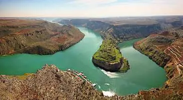 Gaziantep hem tarih ve kültür hem de gastronomi meraklılarına unutulmaz bir gezi deneyimi sunuyor. Bu kadim şehir, binlerce yılda şekillenmiş büyüleyici yöresel mutfağı, asırlık çarşıları, hanları, tarihi camileri, hamamları ile kültür gezilerinin değişmez adreslerinden biri.