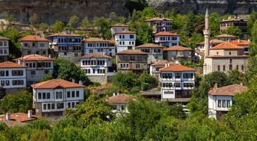 Bu yıl 30 Ağustos Zafer Bayramı'nın cuma g&uuml;n&uuml;ne denk gelmesi ile 3 g&uuml;n tatil bizleri bekliyor. Hal b&ouml;yle olunca kafada planlar u&ccedil;uşmaya başladı. Yazın bitmesine sayılı g&uuml;nler kala, 3 g&uuml;nl&uuml;k kısa tatili fırsat bilerek senin i&ccedil;in birbirinden g&uuml;zel rotalar oluşturduk. Hazırsan beraber 30 Ağustos i&ccedil;in tatil planı yapmaya geldik. Bursa T&uuml;rkiye&rsquo;nin en kalabalık 4. ili Bursa kısa tatiller i&ccedil;in ideal bir şehir. &Ouml;zellikle birbirlerine yakın konumdaki Tirilye, Mudanya, Cumalıkızık ve G&ouml;lyazı destinasyonları eşsiz bir 3 g&uuml;nl&uuml;k rota. Sen de 30 Ağustos tatilinde Bursa&rsquo;ya gitmeyi tercih edeceksen doyasıya dinlendiğin ve keşfettiğin bir seyahat m&uuml;mk&uuml;n olacak. Trilye İlk durağımız olan Trilye ismini aldığı mis kokulu &ccedil;amlar ve taze lezzetlerle dolu kahvaltısıyla adından sık sık bahsettirir oldu. Eski bir Rum balık&ccedil;ı k&ouml;y&uuml; olan Trilye şimdilerde İstanbulluların g&ouml;zdesi durumunda. Trilye&rsquo;ye vardığın anda ilk olarak Trilye&rsquo;yi yukarıdan g&ouml;ren bir falezin &uuml;zerine kurulmuş &Ccedil;amlı Kahvede taze lezzetlerde hazırlanan kahvaltının keyfini &ccedil;ıkarmalısın. Hemen ardından mekana yakın konumlanmış Osmanlı d&ouml;neminde eğitim alanında reformların yapıldığı s&uuml;re&ccedil;te inşa edilen Taş Mektep'i gezmen de şart. Tirilye&rsquo;de g&ouml;rmen gereken diğer yerler arasında Tirilye K&uuml;lt&uuml;r Merkezi, Postane, Fatih Cami, Avlulu Hamam, D&uuml;ndar Evi ve Aya Yani Manastırı yer alıyor. Mudanya Eşsiz deniz manzarası, doğası ve tarihiyle b&uuml;y&uuml;leyen Mudanya, hem Bursa&rsquo;ya hem de istanbul&rsquo;a yakınlığı nedeniyle tatillerde ve hafta sonu ka&ccedil;amaklarında &ccedil;ok tercih ediliyor. Bağlı olduğu Bursa şehir merkezine 1 saat uzaklıkta olan Mudanya, İstanbul&rsquo; ise 95 dakika. Tarih kokan rengarenk sokakları, kartpostal g&uuml;zelliğine sahip b&uuml;y&uuml;leyici evlere sahip olan Mudanya&rsquo;da; Mudanya M&uuml;tarekesi&rsquo;nin imzalandığı Mudanya M&uuml;tareke Evi M&uuml;zesini, el işi tezgahları ve rengarenk sokaklarıyla &uuml;nl&uuml; Girit Mahallesi&rsquo;ni gezmen şart. Seyahatin esnasında denize girme gibi bir planın bulunuyorsa Mudanya&rsquo;da denizin tadını &ccedil;ıkarabileceğin birbirinden g&uuml;zel plajlarda bulunuyor. Anlatmakla bitmeyecek g&uuml;zelliğe sahip Mudanya&rsquo;da g&ouml;rmen gereken t&uuml;m yerler i&ccedil;in Mudanya&rsquo;da gezilecek yerler yazısına tıkla! Cumalıkızık K&ouml;y&uuml; Sırada dizilere ve filmlere ev sahipliği yapan, sırf kahvaltı yapmak i&ccedil;in yollara d&uuml;ş&uuml;len Cumalıkızık K&ouml;y&uuml; var. Kendini bambaşka bir d&uuml;nyada gibi hissedeceğin mavi, sarı ve mor renge sahip kerpi&ccedil;, tahta, taş karışımıyla yapılan evlerle dolu, betondan yapılan evlerin bulunmadığı k&ouml;y, hem g&uuml;zelliği hem de Osmanlının doğuşunda ki &ouml;nemi sebebi ile 2014 yılında UNESCO D&uuml;nya Mirası Listesine kabul edildi. Birbirinden g&uuml;zel kahvaltı yerlerine sahip Cumalıkızık&rsquo;ta kahvaltının ardından nostaljik sokakları, K&uuml;peli Evi, Cumalıkızık Camii&rsquo;ni ve Cin Aralığı&rsquo;nı g&ouml;rmelisin. G&ouml;lyazı Geldik Bursa rotamızın son durağına yani G&ouml;lyazı&rsquo;ya. Bursa&rsquo;nın en zengin antik yerleşimlerinden G&ouml;lyazı bir zamanlar Apollon Krallığı&rsquo;nın başkenti olduğu biliniyor. Uluabat G&ouml;l&uuml; &uuml;zerinde y&uuml;zermiş gibi g&ouml;r&uuml;nen bu adayı baştan başa y&uuml;r&uuml;mek aslında 15 dakika. Ama g&uuml;zelliğine doymak i&ccedil;in g&uuml;nler gerekiyor. Kendini hi&ccedil; g&ouml;rmediğin g&uuml;zellikleri keşfe &ccedil;ıkmış gibi hissedeceğin G&ouml;lyazı&rsquo;da g&uuml;n doğumu ya da batımını izleyebilir, Uluabat G&ouml;l&uuml;&rsquo;nde sandal turu yapabilir, Zambak Tepe&rsquo;ye &ccedil;ıkabilir, Ağlayan &Ccedil;ınar&rsquo;ın &ouml;n&uuml;nde g&uuml;zel bir fotoğraf &ccedil;ekilebilirsin. Eşsiz bir deneyim yakalayacağına inandığımız G&ouml;lyazı hayatın boyunca mutlaka uğraman gereken yerlerden. Assos Yaz bitmeden denizin tadını &ccedil;ıkarmaya ne dersin? Bize g&ouml;re Ege&rsquo;nin en g&uuml;zel sularına sahip Assos mavi bayraklı plajları, tarihi ve Kaz Dağlarının mis gibi havasıyla yaza veda etmek i&ccedil;in en başta tercih edilecek yerlerden. Kuzey Ege&rsquo;nin eşsiz g&uuml;zellikteki rotası Assos, dingin ve insana huzur veren koyları, taşlı sokakları ve b&uuml;y&uuml;leyici mimarisi ile sana unutulmaz 3 g&uuml;n yaşatacak. 30 Ağustos&rsquo;ta Assos&rsquo;u se&ccedil;tiysen yapman gerekenleri ş&ouml;yle sıralayabiliriz. G&ouml;rmen gereken yerlerin başında Assos Antik Kenti geliyor. Ge&ccedil;mişte Assos&rsquo;un zenginleşmesini sağlayan ve sit alanı olduğu i&ccedil;in nostaljik bir atmosfere sahip Antik Limanı, tek kubbeli ve kare oluşuyla dikkat &ccedil;eken H&uuml;davendigar Camiyi, n&uuml;fus m&uuml;badelesine rağmen Rum k&uuml;lt&uuml;r&uuml;n&uuml; hala yaşatan Kaz Dağları&rsquo;nın yama&ccedil;larına kurulmuş Yeşilyurt K&ouml;y&uuml;&rsquo;n&uuml; mutlaka g&ouml;rmelisin. G&uuml;n Batımında ise Athena Tapınağına giderek eşsiz g&uuml;n batımı manzarasına şahit olabilirsin. Keşfetmen gereken t&uuml;m g&uuml;zellikleri &ouml;ğrenmek i&ccedil;in Assos&rsquo;ta gezilecek yerler yazısına tıklayarak rotanı oluşturabilirsin. {hotel_search_form_banner} Balıkesir Tam bir turizm cenneti olan Balıkesir, Ege ve Marmara Denizi kıyılarındaki mavi bayraklı plajları, Kaz Dağlarının tertemiz havası ve doğal g&uuml;zellikleriyle her sene binlerce kişiye ev sahipliği yapıyor. T&uuml;rkiye&rsquo;nin en g&uuml;zel denizine sahip Balıkesir, Ayvalık, Edremit, Ak&ccedil;ay ve Bandırma gibi turistik il&ccedil;eleriyle g&ouml;r&uuml;lmeye değer g&uuml;zellikte. Kaz Dağları İsvi&ccedil;re&rsquo;deki Alplerden sonra d&uuml;nyanın en temiz havasına sahip Kaz Dağları 21.452 hektarlık geniş bir alana yayılıyor. T&uuml;rkiye&rsquo;nin Alpleri olarak kabul edilen Kaz Dağları, eşsiz flora ve faunasıyla her sene binlerce ziyaret&ccedil;iye ev sahipliği yapıyor. Antik d&ouml;nemde adının İda olduğu bilinen Kaz Dağları, yakınlarındaki Cunda ve Ayvalık ile eşsiz bir 3 g&uuml;nl&uuml;k rota oluşturuyor. Eşsiz doğasının yanı sıra &ccedil;evresinde bulunan antik kentleri de gezebileceğin Kaz Dağları hakkında daha fazla bilgiye sahip olmak i&ccedil;in Kaz dağları hakkında bilmen gereken her şey yazısına tıkla! Cunda Ege Denizi'nin 4. b&uuml;y&uuml;k adası olan Cunda, mavi bayraklı altın kumlu plajları, Rumlar tarafından inşa edilmiş otantik taş evleri, etkileyici m&uuml;zeleri ve doğal g&uuml;zellikleriyle hem denizin hem de doğanın tadını &ccedil;ıkarabileceğin yerlerden. Kendini tam olarak tatil beldesinde hissedeceğin Cunda, dar sokakları, renkli evleri, kafeleri, hediyelik eşya satan d&uuml;kkanları, balık&ccedil;ıları ve butik otelleri ile unutulmaz bir 3 g&uuml;n ge&ccedil;irmeni sağlayacak. Burayı hakkıyla gezmiş olmak i&ccedil;in Agios Yannis Kilisesine &ccedil;ıkmadan, Ayışığı Manastırı&rsquo;nı g&ouml;rmeden, Despot&rsquo;un Evi&rsquo;ne uğramadan ve Rahibe Okuluna gitmeden ayrılmaman gerek. Sana Cunda Adasında gezilecek yerler yazısını bırakıyorum. Yazıya tıklayarak daha fazla bilgiye sahip olabilirsin. {insightBoxStart}Yazar Notu: Ayvalık merkezden kalkan minib&uuml;sler veya tekneler ile ulaşım sağlayabilirsin. Yaz aylarında Cunda girişinde &ccedil;ok fazla trafik oluyor ve park yeri sıkıntısı yaşanıyor. Aracını uzağa park ederek y&uuml;r&uuml;meni tavsiye ediyoruz. {insightBoxEnd} Ayvalık Ayvalık&rsquo;a uğramadan yazı bitirmeyi d&uuml;ş&uuml;nemeyiz. Masmavi denizi, mavi bayraklı plajları, altın sarısı kumsalı tam olarak ruhunu okşayacak g&uuml;zellikte. Denizin ve g&uuml;neşin tadını &ccedil;ıkardıktan sonra ilk yapman gereken şey enfes bir g&uuml;n batımı manzarasına sahip olan Şeytan Sofrasına &ccedil;ıkman. Yolun Ayvalık&rsquo;a d&uuml;şt&uuml;ğ&uuml; i&ccedil;in Sarımsaklı&rsquo;ya uğrayabilir, Ayvalık &ccedil;arşısında meşhur tostun tadına bakabilirsin. Sana rota oluşturman i&ccedil;in Ayvalık yazısını bırakıyorum. Ayvalık&rsquo;ta gezilecek yerler yazısına tıklayarak yola &ccedil;ıkabilirsin. {{campaignsSlider}} Gaziantep Gaziantep enfes lezzetleriyle adını duyuran bir yer. Hatta yalnızca bir g&uuml;nl&uuml;ğ&uuml;ne şehre gidip enfes tatlar deneyimleyip geri d&ouml;nen İstanbullular bile var. Hal b&ouml;yle olunca da bu şehirde keşfetmen gereken yerlerin başında restoranlar geliyor. &Ouml;nce yemen gereken şeylerden bahsetmek istiyorum. Gaziantep&rsquo;te k&uuml;şleme, Alinazik, yuvalama, simit kebabı, i&ccedil;li k&ouml;fte, katmer, lahmacun, baklava ve k&uuml;nefenin mutlaka tadına bakmalısın. Gastronomi gezisinin ardından Zeugma Mozaik M&uuml;zesi&rsquo;ni, şehrin k&uuml;lt&uuml;r mozaiğine dair &ouml;nemli ipu&ccedil;ları veren Şahinbey Savaş M&uuml;zesini, hem kendi evine hem de sevdiklerine alabileceğin kullanışlı bakır kapların diyarı Bakırcılar &Ccedil;arşısını, baharat ve otantik hediyelikler alabileceğin Zincirli Bedesten &Ccedil;arşısına da mutlaka uğramalısın. Tabii Gaziantep bu yerlerden ibaret değil. Şehirde Gaziantep Kalesi, Hamam M&uuml;zesi, Medusa Arkeolojik Cam Eserler M&uuml;zesi, Zeugma Antik Kenti, Tahmis Kahvesi, Emine G&ouml;ğ&uuml;ş Gaziantep Mutfak M&uuml;zesi, Kaleoğlu Mağarası da g&ouml;r&uuml;lmeyi bekliyor. {insightBoxStart}İpucu: ENUYGUN&rsquo;da erken alınan biletler i&ccedil;in &ouml;zel fiyatlar bulunuyor. Bir sonraki sene i&ccedil;in tatilini ocak ayı sonuna kadar planlarsan u&ccedil;ak biletini &ccedil;ok daha uygun alabileceğini unutma! Seyahatinin ilk adımı olan Gaziantep u&ccedil;ak bileti almak i&ccedil;in tıkla.{insightBoxEnd} Batı Karadeniz Hem tarihi a&ccedil;ıdan zengin hem de yeşilliklerle dolu sıradaki rota &ouml;nerim Batı Karadeniz&rsquo;den geliyor. Keyifli bir 3 g&uuml;n i&ccedil;in Safranbolu ve Amasra rotasını izlemeyi tercih edebilirsin. Karab&uuml;k ilinin tarihi ve turistik il&ccedil;esi Safranbolu, klasik Osmanlı mimarisini yansıtan evleriyle olduk&ccedil;a eşsiz bir b&ouml;lge. T&uuml;rkiye&rsquo;nin D&uuml;nya Miras Listesi&rsquo;nde yer alan 9 k&uuml;lt&uuml;rel varlıktan biri olan bu evler ve el değmemiş Safranbolu&rsquo;yu gezmek sana keyif verecek. Safranbolu Safranbolu&rsquo;da &ouml;ncelikle cumbalı evlerle dolu sokakları keşfetmen gerek. &Ccedil;&uuml;nk&uuml; sokaklarda y&uuml;r&uuml;mek bile b&ouml;lgeyi anlaman i&ccedil;in olduk&ccedil;a yeterli olacak. Burada sokakların yanı sıra Cinci Han ve Hamamı, koruma altındaki m&uuml;ze k&ouml;y olan Y&ouml;r&uuml;k K&ouml;y&uuml;n&uuml;, Kristal Terası, kire&ccedil; taşlarının binlerce yıl aşınmasıyla oluşmuş Tokatlı Kanyonunu ve doğal varlık kabul edilen Bulak Mağarasını g&ouml;rmeni tavsiye ediyorum. Rotanın Safranbolu ayağında ıspanak yada pazı ile hazırlanan b&uuml;kmeyi, lezzetli kuyu kebabını, safranlı lokumları ve kahvaltıların baş tacı su simidini mutlaka tatmalısın. M&uuml;kemmel bir gezi deneyimi yaşamak i&ccedil;in Safranbolu&rsquo;da gezilecek yerler yazısına g&ouml;z atmalısın. Amasra Martı seslerini dinleyebileceğin ve gidenlerin &ldquo;huzur&rdquo; kelimesiyle tanımladığı Amasra ise gezini daha da unutulmaz kılacak. &Ccedil;oğu kişi tarafından Karadeniz&rsquo;in en g&uuml;zel sahil kasabası olarak g&ouml;r&uuml;len il&ccedil;ede gezilecek ve g&ouml;r&uuml;lecek &ccedil;ok yer var. Amasra&rsquo;nın ilk ve tek m&uuml;zesi olma &ouml;zelliğine sahip Amasra M&uuml;zesini, tahtadan hediyelik eşyaların satıldığı &Ccedil;ekiciler &Ccedil;arşısı'nı, il&ccedil;enin simgelerinden Kemere K&ouml;pr&uuml;s&uuml;'n&uuml;, g&ouml;zyaşı d&ouml;k&uuml;yormuş gibi g&ouml;r&uuml;nen Ağlayan Ağacı, iki ana k&uuml;tleden oluşan Amasra Kalesi&rsquo;ni ve y&uuml;zmeyi seviyorsan Bozk&ouml;y Plajını g&ouml;rmelisin. Huzuru hissetmek i&ccedil;in yola &ccedil;ıkmadan &ouml;nce Amasra&rsquo;da gezilecek yerler yazısına tıklayarak unutulmaz bir tatil deneyimi yaşayabilirsin. Adana Şehre ilk ayak bastığında &uuml;n&uuml; sınırlarımızı aşan Adana kebabın tadına bakmalısın. Bu eşsiz et yemeğinin yanı sıra kibbe, ciğer, şırdan, analı kızlı, lahmacun ve tava b&ouml;reği yemen şart. Tabii her yemeğin ardından mideni rahatlatmak i&ccedil;in muzlu s&uuml;tten i&ccedil;men de gerekiyor. Yemek yemeye ara verebildiğin anlarda Roma D&ouml;neminde yapılmış Taşk&ouml;pr&uuml;&rsquo;y&uuml;, şehirdeki sembol yapılardan B&uuml;y&uuml;k Saat&rsquo;i, Ramazanoğlu Konağı ve Medresesi&rsquo;ni, merkezin farklı noktalarından g&ouml;r&uuml;nen Sabancı Merkez Camiiyi, Atat&uuml;rk Evini ve Sinema M&uuml;zesini g&ouml;rmelisin. Adana gezini kusursuz bir şekilde programlamak i&ccedil;in Adana&rsquo;da gezilecek yerler yazısına tıkla! Mersin Yerk&ouml;pr&uuml; Şelalesi, Kız Kalesi, Cennet Cehennem Obrukları ve Alahan Manastırı gibi eşsiz yapılarla adeta bir cennet olan Mersin, enfes yemekleri ile gastronomi anlamında da ziyaret&ccedil;ilerini tatmin ediyor. Şehre gelmişken başta saydığım yerleri ve Tarsus&rsquo;u, Narlıkuyu&rsquo;yu, Anamurium Antik Kentini mutlaka g&ouml;r. Sonrasında da şehrin eşsiz yemeklerini keşfe başla. İlk yiyeceğin yemek tabii ki de tantuni olmalı fakat uyarmam da fayda var. Mersin&rsquo;de tantuni yedikten sonra başka tantunileri beğenmeyebilirsin. Mersin&rsquo;i keşfetmeye şimdiden başlamak i&ccedil;in Mersin&rsquo;de gezilecek yerler yazısına tıkla! İzmir Deniz tatili denilince seni bilmem ama benim aklıma ilk olarak İzmir ve &ccedil;evresi geliyor. İzmir&rsquo;de masmavi denizin tadını &ccedil;ıkarabileceğin birbirinden g&uuml;zel koylar bulunuyor. Her t&uuml;rl&uuml; b&uuml;t&ccedil;eye ve yaşam stiline uygun se&ccedil;eneklerin bulunduğu şehirde kendine en uygun se&ccedil;eneği bulabilirsin. Yazın son g&uuml;nlerinde denizin tadını &ccedil;ıkarmak i&ccedil;in sende İzmir &ccedil;evresini değerlendirebilirsin. Seferihisar / Sığacık Son d&ouml;nemlerde adından sık sık bahsettiren Seferihisar ve Sığacık zaten birbirine &ccedil;ok yakın. B&ouml;lgede Teos Antik Kenti, Teos Marina, Sığacık Kalesi, Sığacık Kalei&ccedil;i ve Sığacık Pazarını gezmelisin. &Ouml;zellikle Pazar g&uuml;nleri a&ccedil;ık olan Sığacık Pazarına kesinlikle a&ccedil; gitmeni &ouml;neriyorum. &Ccedil;&uuml;nk&uuml; pazar ev yapımı y&ouml;resel yemeklerle, el a&ccedil;ması b&ouml;reklerle ve i&ccedil; ferahlatan ev yapımı i&ccedil;eceklerle dolu. Urla Sakin bir gezi i&ccedil;in Kavak Yelleri ile hayatımıza giren Urla seni kesinlikle tatmin edecek. Barbaros ve Bademler K&ouml;y&uuml;n&uuml;, Sanat Sokağını, Karantina Adasını ve iskeleyi g&ouml;rmeli, G&uuml;lbah&ccedil;e&rsquo;de kitesurf yapmalısın. &Ccedil;eşme Gelelim yazın g&ouml;zdesi &Ccedil;eşme&rsquo;ye.&nbsp; Her yerin bir dokusu olduğuna inanan biz buranın apayrı bir g&uuml;zelliğinin olduğuna inanıyoruz. Yılın son deniz keyfini yapabileceğin &Ccedil;eşme&rsquo;de, geceleri ise her yaşam stiline uygun eğlence se&ccedil;eneği bulabilirsin. Yaz aylarının vazge&ccedil;ilmezi olan &Ccedil;eşme i&ccedil;in sende rota oluşturduysan &Ccedil;eşme&rsquo;de gezilecek yerler yazısına tıkla! {insightBoxStart}Yazar Notu: İzmir otogarından ve İzmir Havalimanından kalkan minib&uuml;slerle kolayca ulaşım sağlayabilirsin.. {insightBoxEnd} Ankara &Ouml;nerilerimi 30 Ağustos ruhuna uyacak en iyi rota ile sonlandıracağım. Hazırladığım en son rota Ankara&rsquo;ya giderek Atamızı ziyaret etmek isteyecekler i&ccedil;in ideal. Başkentte Zafer Bayramı ruhunu en coşkulu şekilde yaşayacağın yerleri mutlaka g&ouml;rmeni &ouml;neriyorum. Anıtkabir&rsquo;i, Etnografya M&uuml;zesi&rsquo;ni, Kurtuluş Savaş M&uuml;zesini, Ankara Cumhuriyet M&uuml;zesi&rsquo;ni kesinlikle ziyaret etmelisin. Vaktin kalırsa Kızılay Meydanı&rsquo;nı, Atakule&rsquo;yi, Seğmenler Parkını ve Atat&uuml;rk Orman &Ccedil;iftliği&rsquo;ni de gezmeni &ouml;neriyorum. Yaz bitmeden sana &ouml;nerimiz sevdiklerinle g&uuml;zel bir kamp deneyimi yaşaman. T&uuml;rkiye&rsquo;nin en iyi kamp alanları yazısına tıklayarak kendine en uygun yeri se&ccedil;ebilirsin.