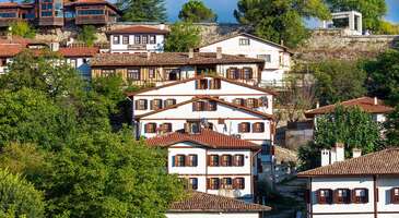 Her biri sanat eserini andıran yüzlerce yıllık konakları ve tarihi atmosferiyle UNESCO Dünya Mirası Listesine giren Safranbolu; tarih, kültür ve fotoğrafçılık gezilerinin en sevilen adreslerinden biri. Her köşesi konaklar ve yüzlerce yıllık tarihi yapılarla süslü sokakları adeta açık hava müzesini andıran ilçe, dünyanın her yerinden gelen binlerce insanı misafir ediyor.