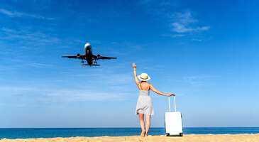 Tatil planı hazırlarken ne &ccedil;ok etmene dikkat ediyoruz değil mi? Hangi b&ouml;lgeye gideceğimiz, b&uuml;t&ccedil;emize uygun otellerden hangisinde konaklayacağımız, se&ccedil;tiğimiz otelin merkeze ne kadar uzak olduğu ya da otelin hangi konseptte hizmet verdiği &ouml;ncelikli olarak baktığımız değişkenlerden oluyor. Bazen de yorgunluktan yakın yerlere gitmek ya da iş ama&ccedil;lı seyahat ettiysek arada tatil yapma fırsatı bulmak istiyoruz. Eğer sen de tatil yapacağın şehirdeki havaalanına vardıktan sonra kısa bir s&uuml;re i&ccedil;erisinde kendini otelinde kahveni yudumlarken bulmak istiyorsan &ouml;bu &ouml;neriler tam senlik. &Ccedil;&uuml;nk&uuml; bu yazıda havalimanlarına maksimum 30 dakika uzaklıktaki rotalar var. 1. Antalya Havalimanı Antalya deniz tatili yapmak isteyen seyahatseverlerin en beğendiği rotaların başında. Antalya Havalimanı havaların ısınmasıyla yoğunlaşır. Seyahat severler tatil i&ccedil;in havaalanına 3,5 saat uzaklıktaki Kaş, 1 saat 45 dakika uzaklıktaki Olimpos, 2 saat uzaklıktaki Alanya veya 1 saat uzaklıktaki Side, Sorgun ve Kemer'i tercih edebilir. Yine de bu adresler havaalanına &ccedil;ok yakın değil. Antalya'da havaalanına yakın mesafede g&uuml;zel tatil yapılabilecek yerler de var. &Ouml;rneğin Lara Plajı&rsquo;nın bulunduğu Muratpaşa havaalanından 15 dakika uzaklıkta. Dilersen Muratpaşa otelleri arasından se&ccedil;im yaparak keyifli bir tatil yapabilirsin. Kalei&ccedil;i de tatil i&ccedil;in se&ccedil;ebileceğin yerler arasında. Belek de havaalanına yakın tatil yerlerinden. Havaalanına 30 dakika uzaklıktaki tatil beldesinde l&uuml;ks oteller arasından birinde tatil yapabilirsin. Aynı şekilde Lara da havaalanından kolayca ulaşılabilen yerler arasında. 2. Dalaman Havalimanı Dalaman Havalimanı, T&uuml;rkiye'nin g&uuml;zelliklerle dolu cennet k&ouml;şelerinin tam kalbinde bulunuyor. Marmaris, Fethiye, Dat&ccedil;a, G&ouml;cek ve Dalyan gibi g&uuml;zelliğiyle &ouml;ne &ccedil;ıkan yerlere en yakın havaalanı. Ancak bazı yerlere olduk&ccedil;a uzun, &ouml;rneğin Fethiye ile Dalaman Havalimanı arasında 50 dakika, Marmaris ile 1 saat 25 dakika, Dat&ccedil;a ile 2,5 saat mesafe var. Taksi parası &ouml;demek istemeyen kişiler i&ccedil;in havalimanına yakın g&uuml;zel yerler de mevcut. G&ouml;cek, T&uuml;rkiye&rsquo;nin g&uuml;ney sahilinde yer alan bir yerleşim yeri ve tatil beldesi. Eşsiz manzarası, kristal berraklığındaki denizi ve koyları ile &uuml;nl&uuml;. Ayrıca doğal g&uuml;zellikleri ve l&uuml;ks otelleriyle de pop&uuml;ler bir tatil destinasyonu. Havaalanına yakın olduğu i&ccedil;in rahatlıkla ulaşım sağlayabilirsin. Havaalanından direkt tatil keyfi yapmak i&ccedil;in G&ouml;cek otelleri arasından se&ccedil;eneklerini değerlendirmeye başla derim. Sarıgerme, Dalaman Havalimanı'na yakınlığı nedeniyle olduk&ccedil;a pop&uuml;ler bir tatil destinasyonu. 20 dakika mesafede bulunan Sarıgerme, Baba Adası, Pisilis Antik Kenti, Aşı Koyu ve Sarsala Koyu gibi gezilecek yerlere de yakın konumda. Sarıgerme g&uuml;zel plajları, tarihi ve doğal g&uuml;zellikleriyle tatilcilerin keyifle vakit ge&ccedil;irebilecekleri bir yer. K&ouml;yceğiz, Dalaman Havalimanına yaklaşık 30 dakika mesafede bulunan bir il&ccedil;e. Plajlarıyla meşhur olan K&ouml;yceğiz'de y&uuml;zebilir; Yuvarlak&ccedil;ay, Ağla Yaylası ve K&ouml;yceğiz G&ouml;l&uuml;'n&uuml; keşfedebilirsin. 3. Milas Havalimanı Milas Havalimanı, Bodrum ve &ccedil;evresindeki beldelere gitmek isteyenler arasında pop&uuml;ler bir havalimanı. Bodrum merkezine gitmek 35 dakika s&uuml;rerken, Turgutreis veya Yalıkavak gibi beldelere gitmek 1 saat kadar s&uuml;rebilir. Ancak havaalanına yakın bir yerde tatil yapmak isteyenler i&ccedil;in de alternatif se&ccedil;enekler mevcut. Milas havaalanına 20 dakika mesafede yer alan ve denize girilecek alanlarıyla &ouml;ne &ccedil;ıkan bir il&ccedil;e. Kalabalık bir tatil yapmak istemeyenler i&ccedil;in de uygun bir se&ccedil;enek. Milas'ta tatil keyfi yapmak isteyenler i&ccedil;in İncekum, Zeytinli Kuyu, G&uuml;r&ccedil;amlar ve &Ouml;ren plajları gibi denize girilebilecek yerler bulunuyor. Torba Bodrum'da havaalanına yakın tatil i&ccedil;in iyi bir se&ccedil;enek. Her b&uuml;t&ccedil;eye uygun bir otel bulmak m&uuml;mk&uuml;n. 5 yıldızlı oteller de var veya daha m&uuml;tevazı bir tatil isteyenler i&ccedil;in oda kahvaltı konsepti olan oteller de mevcut. Torba otelleri&nbsp; arasından sana en uygun olanı se&ccedil;ebilirsin. Aynı zamanda Torba, denize girilecek g&uuml;zel plajlarıyla da &ouml;ne &ccedil;ıkıyor. {insightBoxStart}İpucu: Bu rotada yaz tatilin i&ccedil;in erken rezervasyon yaptırarak &ccedil;ok daha uyguna kalabileceğin bir&ccedil;ok otel var. Erken rezervasyon otelleri i&ccedil;in tıkla!{insightBoxEnd} {hotel_search_form_banner} 4. Balıkesir Koca Seyit Havalimanı Ayvalık g&uuml;zel plajları, tarihi yapıları ve leziz yemekleriyle turizmin vazge&ccedil;ilmez adreslerinden biri. Havaalanına yakın olan turistik b&ouml;lgeler arasında Altınova, Cunda Adası, Edremit K&ouml;rfezi ve Sarımsaklı da bulunuyor. Her biri farklı bir doğal g&uuml;zellik sunan bu b&ouml;lgelerde tatil yapmak isteyenler i&ccedil;in bir&ccedil;ok konaklama se&ccedil;eneği bulunuyor. Otel, pansiyon, apart ve kiralık ev gibi alternatifler bulmak m&uuml;mk&uuml;n. Se&ccedil;im senin! Burhaniye Edremit havalimanının yakınında bulunuyor. Taksiyle 10 dakika i&ccedil;inde ulaşabilirsin. Burhaniye&rsquo;de denize girebileceğin Paprika Beach, Ayaz Beach, &Ouml;ren Halk Plajı ve &Ouml;ğretmenler Mahallesi Halk Plajı gibi tatil yerleri &ouml;ne &ccedil;ıkıyor. Termal suların şifasından yararlanmak isteyenler i&ccedil;in de Burhaniye'de g&uuml;zel se&ccedil;enekler mevcut. G&ouml;me&ccedil;, Burhaniye'nin yakınında ve havaalanından yaklaşık 25 dakika uzaklıkta bir tatil rotası. Sessiz ve sakin bir tatil i&ccedil;in tercih edilebilir. Karaağa&ccedil; Sahili'nde manzarayı izleyebilir ve Martı Plajı, G&uuml;vercin Plajı, Pelitk&ouml;y Plajı ve Badem Plajı&rsquo;nda deniz keyfi yapabilirsin. Ayrıca G&uuml;re, tarihi ve doğal g&uuml;zellikleriyle de turistlerin ilgisini &ccedil;eken bir yer. Eski Kalesi, Cumalıkızık K&ouml;y&uuml; ve Kızılcakızı Kanyonu gibi yerleri ziyaret edebilir, doğal g&uuml;zellikleri keşfedebilirsin. Bunun yanı sıra, a&ccedil;ık hava aktiviteleri i&ccedil;in de g&uuml;zel fırsatlar sunan G&uuml;re, y&uuml;r&uuml;y&uuml;ş, bisiklet s&uuml;rme ve dağcılık gibi aktiviteler de dahil olmak &uuml;zere bir&ccedil;ok farklı se&ccedil;enek sunuyor. Balıkesir'in pop&uuml;ler turist destinasyonlarından Ak&ccedil;ay da havalimanına yakın bir konumda. Havalimanından taksiyle yaklaşık 20 dakika i&ccedil;inde Ak&ccedil;ay'a ulaşabilirsin. Burada denize yakın otellerde kalabilir ve Ak&ccedil;ay Kordon&rsquo;da y&uuml;r&uuml;y&uuml;ş yapabilirsin. Lunaparkta eğlenebilir veya Altınkum ve Turban gibi plaj alternatiflerini değerlendirebilirsin. 5. İstanbul Havalimanı İstanbul&rsquo;a u&ccedil;akla seyahat edenler Kilyos&rsquo;ta deniz tatilini tercih edebilir. Ayrıca İstanbul'un Adalar, Şile ve Silivri gibi deniz kenarında yer alan yerleşim yerleri de denize girmek ve g&uuml;neşlenmek isteyen seyahat severlere uygun se&ccedil;enekler sunuyor. Bu yerleşim yerleri turistik a&ccedil;ıdan faal olsalar da aynı zamanda yerleşim yerleridir. Sen de İstanbul Havalimanı&rsquo;ndan şehre giriş yaptıysan Kilyos&rsquo;ta deniz manzaralı otellerden birinde kalabilir ve DJ&rsquo;lerin eğlenceyi doruğa &ccedil;ıkardığı sahil partilerinden birine katılabilirsin. 6. Kayseri Havalimanı Kayseri Havalimanı Erciyes Kayak Merkezi'ne ve &ccedil;evresindeki Kapadokya gibi turistik b&ouml;lgelere yakınlığı nedeniyle, kış mevsimi boyunca olduk&ccedil;a pop&uuml;ler bir turist destinasyonu. Havalimanından yalnızca 30 dakika uzaklıkta olan Erciyes Kayak Merkezi, kayak ve snowboard keyfini sevenler i&ccedil;in m&uuml;kemmel bir se&ccedil;enek sunuyor. Otellere yalnızca yarım saat s&uuml;ren bir yolculukla ulaşabilirsin. G&uuml;n boyu kayak yaptıktan sonra rahat bir şekilde dinlenebilirsin.&nbsp; 7. Adnan Menderes Havalimanı İzmir Adnan Menderes Havalimanı pop&uuml;ler tatil b&ouml;lgeleri olan Ala&ccedil;atı, &Ccedil;eşme, Seferihisar ve Sığacık'a yakın olmasıyla &uuml;lkemizdeki en pop&uuml;ler havaalanlarından biri. &Ccedil;eşme ile havaalanı arasındaki mesafe yaklaşık 1 saat, Karaburun&rsquo;a 1,5 saat, &Ouml;zdere&rsquo;ye 55 dakika ve Seferihisar&rsquo;a 50 dakika uzaklıkta. Urla, İzmir'de denize girebileceğin ve havalimanına yakın olan lokasyonlardan. İl&ccedil;e havalimanından 30-35 dakika uzaklıkta. Burada, İzmir'in benzersiz atmosferini doya doya yaşayabilirsin. Deniz tatili i&ccedil;in Demircili Plajı, Kum Denizi Plajı, Altınk&ouml;y Plajı ve Kabalak Sahili gibi se&ccedil;enekler mevcut. Urla, l&uuml;ks restoranlarıyla gastronomi alanında da &ouml;nc&uuml;. Gelmişken &uuml;nl&uuml; restoranların unutulmaz lezzetlerini tadabilirsin. Eğer amacın İzmir&rsquo;e kadar gelip şehir merkezinde meşhur İzmir Bomba tatlısını tatmak, boyoz, s&ouml;ğ&uuml;ş, s&uuml;bye gibi şehre &ouml;zg&uuml; yiyecekleri yemekse havaalanına yarım saat uzaklıktaki Alsancak da tatilin i&ccedil;in se&ccedil;ebileceğin yerlerden. 8. Trabzon Havalimanı Trabzon, yeşilin binbir tonunu keşfetmek isteyenlerin tercihi. Havaalanına yaklaşık yarım saat uzaklıktaki Ma&ccedil;ka olduk&ccedil;a pop&uuml;ler. Her yanı yeşilliklerle dolu Ma&ccedil;ka gezilecek yerleri, kaliteli konaklama birimleriyle dikkat &ccedil;ekiyor. Trabzon'da yeşilin tadını &ccedil;ıkarıp, havaalanına yakın ve g&uuml;zel yerler g&ouml;rmek istiyorsan Ma&ccedil;ka il&ccedil;esini tercih etmelisin. İl&ccedil;edeki turistik yerler olan Vazelon Manastırı, Anabasis Yolu, Şolma Yaylası ve Aya Varvara Kilisesi'ni ziyaret etmelisin. Ayrıca, Ma&ccedil;ka'ya bağlı olan Hamsik&ouml;y'de Hamsik&ouml;y s&uuml;tlacını da tatmanı &ouml;neriyorum. T&uuml;rkiye&rsquo;nin en temiz plajları i&ccedil;in de bu listeye bakmadan ge&ccedil;me deriz!