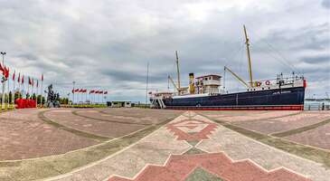 M&uuml;zeler, anıtlar, meydanlar gibi cumhuriyetin izlerini g&ouml;rebileceğin tarih&icirc; yerler bambaşka duygular hissetmene neden olur. T&uuml;rkiye Cumhuriyeti&rsquo;nin d&ouml;n&uuml;m noktası olan milli m&uuml;cadelenin yaşandığı şehirlere gitmeye ve cumhuriyetin izlerine yakından şahit olmaya hazırsan başlayalım. 1. &Ccedil;anakkale D&uuml;nya tarihine damgasını vuran &Ccedil;anakkale, 1915 yılında Osmanlı İmparatorluğu ve İtilaf Devletleri arasında yaşanan kara ve deniz savaşına tanık olmuş bir şehir. &Ccedil;anakkale Savaşı da T&uuml;rk milletinin bağımsızlık ve toprak b&uuml;t&uuml;nl&uuml;ğ&uuml; m&uuml;cadelesinin simgesi. Şehir, T&uuml;rk milletinin kendi kaderini tayin ettiği ve ulusal bağımsızlık i&ccedil;in verdiği &ccedil;abayı g&ouml;zler &ouml;n&uuml;ne serer. Mustafa Kemal Atat&uuml;rk &ouml;nderliğinde ger&ccedil;ekleşen &Ccedil;anakkale Savaşı'nın ardından Kurtuluş Savaşı başlar ve bağımsızlık m&uuml;cadelesi devam eder. Mustafa Kemal Atat&uuml;rk &ouml;nderliğinde T&uuml;rkiye Cumhuriyeti'nin kuruluşunun temellerinin atıldığı &Ccedil;anakkale, bir milletin bağımsızlığına kavuşma yolundaki en b&uuml;y&uuml;k zaferlerden birine adını yazdırdı. &Ccedil;anakkale&rsquo;de cumhuriyetin izlerini g&ouml;rebileceğin yerler şu şekilde: Gelibolu Yarımadası Tarih&icirc; Milli Parkı Şehitler Abidesi Kilitbahir Sedd&uuml;lbahir &Ccedil;anakkale Destanı Tanıtım Merkezi Aynalı &Ccedil;arşı 1915 Sedd&uuml;lbahir Ahmet Uslu M&uuml;zesi Bigalı Atat&uuml;rk Evi 2. Samsun Bağımsızlığın ilk adımlarının atıldığı ve bağımsızlık m&uuml;cadelesinin başlangı&ccedil; noktası olarak kabul edilen Samsun, cumhuriyetin izlerini g&ouml;rebileceğin şehirler arasında yer alıyor.&nbsp;Atat&uuml;rk&rsquo;&uuml;n 19 Mayıs 1919&rsquo;da Samsun&rsquo;a gelişi ile milli m&uuml;cadelenin temelleri atıldı. Şehirde, T&uuml;rk Milletinin bağımsızlık yolundaki kararlılığını g&ouml;steren &ccedil;ok sayıda simge bulunuyor. Samsun'un bir liman şehri olması, milli m&uuml;cadelenin ilk adımı i&ccedil;in se&ccedil;ilmesine neden oldu. Mustafa Kemal Atat&uuml;rk, hem dış d&uuml;nya ile bağlantı kurabileceği hem de malzeme temin edebileceği i&ccedil;in Samsun'u tercih etti. Şehrin Anadolu&rsquo;ya yakın olması da bir diğer avantajı olarak &ouml;ne &ccedil;ıkıyor. Kurtuluş Savaşı&rsquo;nın ilk adımı olan Mill&icirc; M&uuml;cadele Hareketi, T&uuml;rk milletinin m&uuml;cadelesini simgeler. T&uuml;rk Milletinin ulusal kimliğinin oluşumunda &ouml;nemli bir rol&uuml; olan Samsun&rsquo;un T&uuml;rkiye Cumhuriyeti&rsquo;nin kurulmasında ve modernleşmesindeki etkisi &ccedil;ok b&uuml;y&uuml;k. B&uuml;y&uuml;k hedefe adım adım giden yol olan 19 Mayıs 1919 tarihinden&nbsp;T&uuml;rkiye Cumhuriyeti'nin temellerinin atıldığı&nbsp;29 Ekim 1923&rsquo;e kadar şehir milli m&uuml;cadelede &ouml;nemli rol oynadı. Samsun&rsquo;da cumhuriyetin izlerini g&ouml;rebileceğin yerler şu şekilde: Bandırma Vapuru Gazi M&uuml;zesi Atat&uuml;rk Anıtı ve Parkı Atat&uuml;rk Evi M&uuml;zesi Şehitler Anıtı 3. İzmir İzmir, Kurtuluş Savaşı'nın kilit noktalarından biri olarak dikkat &ccedil;ekiyor. Şehir 15 Mayıs 1919&rsquo;da Yunan işgaline uğradıktan sonra, 9 Eyl&uuml;l 1922 tarihinde T&uuml;rk ordusu tarafından işgalden kurtarıldı. Bu olay, T&uuml;rk milletinin bağımsızlık m&uuml;cadelesinin en b&uuml;y&uuml;k g&ouml;stergesi oldu. İzmir'in Kurtuluşu, T&uuml;rk milletinin ulusal bağımsızlık i&ccedil;in neler yapabileceğini ve T&uuml;rk milletinin &ouml;zg&uuml;rl&uuml;ğ&uuml;ne ne kadar &ouml;nem verdiğini t&uuml;m d&uuml;nyaya duyurdu. Her yıl t&uuml;m T&uuml;rkiye&rsquo;de olduğu gibi İzmir&rsquo;de de 29 Ekim Cumhuriyet Bayramı ile birlikte 9 Eyl&uuml;l İzmir&rsquo;in Kurtuluşu da coşkuyla kutlanır. İzmir&rsquo;de cumhuriyetin izlerini g&ouml;rebileceğin yerler şu şekilde: Atat&uuml;rk M&uuml;zesi Belkahve Atat&uuml;rk Anı Evi Atat&uuml;rk Heykeli Ziraat Mektebi Z&uuml;beyde Hanım Anıt Mezarı Atat&uuml;rk Maskı 4. Ankara Kurtuluş Savaşı sırasında işgal altında olan İstanbul hem stratejik hem de g&uuml;venlik sorunu i&ccedil;erdiğinden Ankara, T&uuml;rkiye Cumhuriyeti&rsquo;nin başkenti olarak kabul edildi. 3 Ekim 1923 tarihinde Ankara'da Birinci T&uuml;rkiye B&uuml;y&uuml;k Millet Meclisi, T&uuml;rkiye Cumhuriyeti'ni ilan edildi. Mustafa Kemal Atat&uuml;rk, T&uuml;rkiye Cumhuriyeti'nin ilk cumhurbaşkanı olarak se&ccedil;ildi. Ankara, Cumhuriyetin kalbi ve T&uuml;rkiye B&uuml;y&uuml;k Millet Meclisi'nin merkezi olarak kritik bir &ouml;neme sahip Cumhuriyetin kuruluşunun temelleri olan mill&icirc; m&uuml;cadele, &ccedil;eşitli cephelerde ve savaşlarda b&uuml;y&uuml;k bir kararlılık ve fedakarlıkla s&uuml;rd&uuml;r&uuml;ld&uuml;. Ankara'nın Polatlı ve Haymana il&ccedil;elerinde ger&ccedil;ekleşene Sakarya Meydan Muharebesi de bu s&uuml;re&ccedil;teki &ouml;nemli olaylardan biri. 23 Ağustos-13 Eyl&uuml;l 1921 tarihleri arasında ger&ccedil;ekleşen Sakarya Meydan Muhaberesi, Kurtuluş Savaşı&rsquo;nın kazanılmasında kiritk rol oynadı. Zafer, T&uuml;rk milletinin bağımsızlığını kazanma ve bu bilinci benimseme yolunda b&uuml;y&uuml;k bir adım oldu. T&uuml;rkiye Cumhuriyeti&rsquo;nin temel hak ve ilkelerinden olan, laiklik, demokrasi, eşitlik ve insan hakları gibi temel ilkeleri benimsemiş Ankara bu ilkelerin korunması ve uygulanmasının merkezi olarak varlığını s&uuml;rd&uuml;rmeye devam ediyor. Ankara, T&uuml;rkiye'nin ulusal ve uluslararası arenada politikanın merkezi olarak karar alma s&uuml;re&ccedil;leri bu &ouml;nemli şehirde ger&ccedil;ekleştiriliyor. Bağımsızlık m&uuml;cadelesinin simgelerinden biri haline gelen g&uuml;n&uuml;m&uuml;zde hala cumhuriyetin izlerinin en yoğun g&ouml;r&uuml;ld&uuml;ğ&uuml; şehirlerden biri. Ankara&rsquo;da cumhuriyetin izlerini g&ouml;rebileceğin yerler şu şekilde: Anıtkabir Atat&uuml;rk ve Kurtuluş Savaşı M&uuml;zesi Cumhuriyet M&uuml;zesi Pembe K&ouml;şk Atat&uuml;rk Orman &Ccedil;iftliği Atat&uuml;rk Evi M&uuml;zesi Sakarya Meydan Muharebesi Tarih&icirc; Mill&icirc; Parkı Duatepe Anıtı 5. Amasya Mill&icirc; m&uuml;cadelenin başlangıcında &ouml;nemli rol oynayan ve 22 Temmuz 1919&rsquo;da Amasya&rsquo;da d&uuml;zenlenmiş olan Amasya Genelgesi, milli m&uuml;cadelenin temellerinin atıldığı &ouml;nemli bir olay olarak &ouml;ne &ccedil;ıkıyor. Amasya Genelgesi ile Mustafa Kemal Atat&uuml;rk, Rauf Orbay ve diğer liderler, işgal altındaki topraklardan vazge&ccedil;meyeceklerini ve T&uuml;rk milletinin bağımsızlık m&uuml;cadelesini başlattıklarını d&uuml;nyaya duyurdular. Amasya Genelgesi aynı zamanda Kurtuluş Savaşı&rsquo;nın &ccedil;er&ccedil;evelerini ortaya koyan bir belge olarak bağımsızlık ve egemenliğin de g&ouml;stergesi olarak kabul ediliyor. Amasya&rsquo;da cumhuriyetin izlerini g&ouml;rebileceğin yerler şu şekilde: Sarayd&uuml;z&uuml; Kışla Binası ve Mill&icirc; M&uuml;cadele M&uuml;zesi Hazeranlar Konağı Atat&uuml;rk Anıtı {insightBoxStart}İpucu: Otob&uuml;s biletini ENUYGUN'dan kolayca alabileceğini unutma! Otob&uuml;s biletinde değişiklik ve iptal işlemlerini tek tıkla yapabilir, farklı firma ve seferleri karşılaştırabilirsin. Yola &ccedil;ıkmaya hazırsan otob&uuml;s bileti almak i&ccedil;in tıkla!{insightBoxEnd} {bus_search_form_banner} 6. Erzurum Mill&icirc; m&uuml;cadelenin temeli olan 23 Temmuz-4 Ağustos 1919 tarihleri arasında Erzurum'da d&uuml;zenlenen Erzurum Kongresi, işgal altındaki toprakların kurtarılması ve T&uuml;rk milletinin bağımsızlığının savunulması i&ccedil;in d&uuml;zenlendi. Kongre, T&uuml;rk milletinin bağımsızlık m&uuml;cadelesi hatlarını ve temel ilkeleri belirlemek i&ccedil;in yapıldı. Erzurum Kongresi'nde, ulusal bağımsızlık, sonsuz egemenlik, vatanın b&ouml;l&uuml;nmezliği ve milletin iradesi gibi temel hak ve ilkeler vurgulandı. Bu kararlar Milli M&uuml;cadele Hareketi&rsquo;nin temelini oluşturdu.&nbsp;Erzurum bu y&ouml;nleriyle cumhuriyetin izlerinin g&ouml;r&uuml;ld&uuml;ğ&uuml; tarih&icirc; yerlere sahip bir şehir.&nbsp; Erzurum&rsquo;da cumhuriyetin izlerini g&ouml;rebileceğin yerler şu şekilde: Atat&uuml;rk Evi M&uuml;zesi Erzurum Kongre Binası Nene Hatun Milli Parkı ve Anıtı Aziziye ve Mecidiye Tabyaları Atat&uuml;rk Heykeli ve Cumhuriyet Anıtı 7. Sivas Kurtuluş Savaşı'nın ilk aşamalarından biri olan Sivas Kongresi, 4 Eyl&uuml;l-11 Eyl&uuml;l 1919 tarihleri arasında Sivas'ta yapıldı. Kongre, Anadolu'nun tamamen bağımsızlığını ve milli egemenliğin kabul&uuml;n&uuml;n temellerini oluşturuyor. T&uuml;rkiye Cumhuriyeti'nin bağımsızlık yolundaki temellerini atan ilk adımlardan biri olarak kabul edilir. Mustafa Kemal Atat&uuml;rk Amasya Genelgesi belgesini hazırlayarak Sivas Kongresi'nin de &ouml;n&uuml;n&uuml; a&ccedil;mış oldu. Sivas Kongresi esnasında, Anadolu'dan gelen milletvekilleri ve delegeler, ulusal bağımsızlık m&uuml;cadelesini organize etmek ve halkı da bu m&uuml;cadeleye dahil etmek amacıyla Sivas&rsquo;ta toplandılar. Bu toplantılar, milli m&uuml;cadelenin kazanılmasında b&uuml;y&uuml;k rol oynadı. Sivas Kongresi ve ger&ccedil;ekleştirilen diğer ulusal kongrelerin ardından, T&uuml;rk milletinin bağımsızlığı ve egemenliği i&ccedil;in b&uuml;y&uuml;k bir m&uuml;cadele ger&ccedil;ekleştirildi ve bu sayede T&uuml;rkiye Cumhuriyeti 29 Ekim 1923 tarihinde ilan edildi. Sivas&rsquo;ta cumhuriyetin izlerini g&ouml;rebileceğin yerler şu şekilde: Sivas Atat&uuml;rk ve Kongre M&uuml;zesi Atat&uuml;rk Anıtı Sivas Lisesi 8. Afyonkarahisar Afyonkarahisar, stratejik konumu ile Kurtuluş Savaşı'nın &ouml;nemli şehirlerinden biri. T&uuml;rk ordusunun sembollerinden biri haline gelen şehir işgal kuvvetleri ile T&uuml;rk ordusunun &ccedil;atışmasına şahit oldu. 1921 yılında I. İn&ouml;n&uuml; Muharebesi, II. İn&ouml;n&uuml; Muharebesi ve Dumlupınar gibi farklı savaşlara tanık olan Afyonkarahisar, T&uuml;rk milletinin direnişinin sembollerinden biri. 29 Ekim 1923&rsquo;te cumhuriyetin kurulması ile zaferle sonu&ccedil;lanan bu savaşların temelleri Afyonkarahisar&rsquo;da atılmış oldu. Şehir, Cumhuriyetin temel değerlerinden biri olan birlik ve beraberlik ruhunun en iyi yaşandığı, t&uuml;m toplumun ve farklı etnik grupların bir araya gelerek omuz omuza savaştığını t&uuml;m d&uuml;nyaya g&ouml;sterdi. 19 Ağustos-7 Eyl&uuml;l 1922 tarihleri arasında Afyonkarahisar'da d&uuml;zenlenen Afyonkarahisar Kongresi, Kurtuluş Savaşı'ndaki en &ouml;nemli gelişmelerden biri. Afyonkarahisar&rsquo;da gezilecek tarih&icirc; yerlerde cumhuriyetin izlerine yakından tanıklık edebilirsin. Afyonkarahisar&rsquo;da cumhuriyetin izlerini g&ouml;rebileceğin yerler şu şekilde: B&uuml;y&uuml;k Taarruz Kararg&acirc;hı Kocatepe Atat&uuml;rk Anıtı ve Kitabesi Başkomutan Tarihi Milli Parkı 9. K&uuml;tahya K&uuml;tahya&rsquo;nın Ankara'ya yakın bir konumda olması, K&uuml;tahya'yı ulusal direnişin &ouml;nemli bir par&ccedil;ası haline getirdi. 1921 yılında K&uuml;tahya ve Eskişehir, Yunan işgaline karşı K&uuml;tahya-Eskişehir muharebelerine tanık oldu. Muharebe T&uuml;rk milletinin bağımsızlık m&uuml;cadelesinde ne kadar kararlı olduğunun en b&uuml;y&uuml;k g&ouml;stergelerinden biri. 1-3 Şubat 1923 tarihlerinde K&uuml;tahya'da ger&ccedil;ekleştirilen K&uuml;tahya Kongresi&rsquo;nde Lozan Antlaşması'na giden yolun temelleri atıldı. Bu nedenle cumhuriyetin izlerini K&uuml;tahya&rsquo;da da g&ouml;rmek m&uuml;mk&uuml;n. K&uuml;tahya&rsquo;da cumhuriyetin izlerini g&ouml;rebileceğin yerler şu şekilde: Dumlupınar Şehitliği Dumlupınar M&uuml;zesi 10. Gaziantep Cumhuriyetin izlerine rastlayabileceğin bir diğer durağımız ise Gaziantep. Gaziantep&rsquo;in işgalci g&uuml;&ccedil;lere karşı verdiği m&uuml;cadele T&uuml;rk milletinin bağımsızlık m&uuml;cadelesine b&uuml;y&uuml;k bir katkı sağladı. Gaziantep Savunması (Kuşatması), 1920-1921 yılları arasında şehrin işgalci g&uuml;&ccedil;lere karşı direnişiyle T&uuml;rk milletinin ulusal kimliğine ve bağımsızlığına ne kadar &ouml;nem verdiğinin en b&uuml;y&uuml;k g&ouml;stergesi olarak karşımıza &ccedil;ıkıyor. Kurtuluş Savaşı'nın &ouml;nemli noktalarından biri de 20 Aralık 1921 tarihinde Gaziantep'te d&uuml;zenlenen Gaziantep Kongresi oldu. Kongre, işgalci g&uuml;&ccedil;lere karşı bağımsızlık m&uuml;cadelesinin siyasi temellerini attı ve T&uuml;rkiye Cumhuriyeti'nin kuruluşuna zemin hazırladı.&nbsp; Gaziantep&rsquo;te cumhuriyetin izlerini g&ouml;rebileceğin yerler şu şekilde: Atat&uuml;rk Anı M&uuml;zesi Atat&uuml;rk Araştırma Kitaplığı Gaziantep Savunması ve Kahramanlık Panoraması M&uuml;zesi Antep Harbi Şehitleri Anıtı Gaziantep Şahinbey Milli M&uuml;cadele M&uuml;zesi {{campaignsSlider}} 11. Şanlıurfa Şanlıurfa, Kurtuluş Savaşı sırasında stratejik olarak &ouml;nemli bir konuma sahip şehirler arasında yer alıyor. İşgalci g&uuml;&ccedil;lere karşı verilen m&uuml;cadelede aktif rol oynayan Şanlıurfa, Kurtuluş Savaşı sırasında şehirde &ccedil;eşitli direniş hareketleri ger&ccedil;ekleşti. Şanlıurfa&rsquo;da, farklı etnik grupların ve k&uuml;lt&uuml;rel k&ouml;kenlerin bir arada yaşaması ve ortak bir ama&ccedil; uğruna omuz omuza savaşmaları T&uuml;rk milletinin bağımsızlık m&uuml;cadelesi i&ccedil;in g&ouml;sterdiği kararlılığı ve ulusal egemenliğine olan bağlılığını g&ouml;zler &ouml;n&uuml;ne seriyor. Şanlıurfa'nın direnişi, T&uuml;rkiye Cumhuriyeti'nin kuruluşunda &ouml;nemli bir yere sahip. Şanlıurfa&rsquo;da cumhuriyetin izlerini g&ouml;rebileceğin yerler şu şekilde: Şanlıurfa Kurtuluş M&uuml;zesi Top&ccedil;u Meydanı ve Anıtı Tarih&icirc; yerleri gezdikten sonra Anıtkabir gezi rehberi yazımızı okumanı tavsiye ederiz.