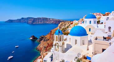 Santorini, Ege Denizi'nin büyüleyici mavi sularının yanı başında bembeyaz evleri ve muhteşem gün batımı manzaralarıyla dünyanın en romantik adalarından biri. Yunanistan’ın bu turistik cenneti, sadece büyüleyici manzaralarıyla değil, aynı zamanda zengin tarihi, eşsiz volkanik plajları ve geleneksel köyleriyle de keşfedilmeyi bekleyen sayısız sürprizle dolu.