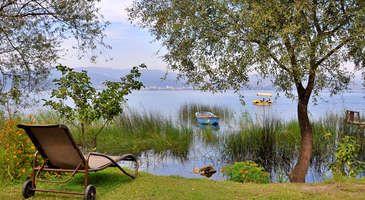 Sapanca, doğal güzellikleri ve sakin atmosferiyle tatilcilerin uğrak noktası. İstanbul'a yakınlığı sayesinde kolayca ulaşılabilen Sapanca, hem kısa kaçamaklar hem de uzun tatiller için ideal. Hadi gel Sapanca'nın tatil yerlerini ve doğayla iç içe yapabileceğin aktiviteleri birlikte keşfedelim.