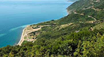 Marmara ve Karadeniz’e kıyıları bulunan Tekirdağ, Trakya bölgesini oluşturan üç önemli şehirden biri. Avantajlı konumunun da etkisiyle gelişimini sürdüren şehir, son yıllarda özellikle de turistik destinasyonlarıyla plaj tatili konusunda iyi bir alternatif olabileceğini gösteriyor.