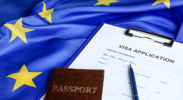 Avrupa Birliği ülkelerine seyahat etmek isteyenlerin almak zorunda kaldıkları Schengen vizesi için 2 Şubat tarihinden itibaren bir dizi değişikliğe gidildi. Yeni kurallarda vize ücreti artarken, temiz geçmişe sahip olanların ise daha uzun süreli vize alması öngörülüyor.