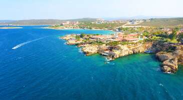 Doğal güzellikleri ve muhteşem deniziyle kendine hayran bırakan Seferihisar, hem yerli hem de yabancı turistler tarafından ziyaret ediliyor. Turkuaz suları, altın sarısı kumları ve çam ağaçlarının kokusu eşliğinde Seferihisar koyları, Ege'de keyifli bir tatil fırsatı sunuyor.