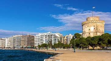 Balkan coğrafyasının en g&uuml;zel şehirlerinden Selanik sıcakkanlı insanları, hi&ccedil; yabancılık &ccedil;ekmeyeceğin yeme i&ccedil;me k&uuml;lt&uuml;r&uuml;, İzmir&rsquo;i andıran sahili ve tarih kokan sokaklarıyla fark yaratıyor. Selanik elbette ulu &ouml;nder Mustafa Kemal Atat&uuml;rk&rsquo;&uuml;n doğduğu yer olmasından dolayı bizler i&ccedil;in apayrı bir &ouml;neme de sahip. Yunanistan&rsquo;ın kuzeyinde yer alan ve başkent Atina&rsquo;dan sonra en &ccedil;ok ziyaret edilen şehir olan Selanik&rsquo;te Roma ve Osmanlı d&ouml;nemine ait bir&ccedil;ok tarihi yer g&ouml;rebilir, lezzetli yemeklerin tadına bakabilirsin. Hadi gel Selanik&rsquo;te gezilecek yerlere merak edilen sorulara yanıtlarla başlayalım. Selanik-Atina arası ka&ccedil; kilometre? Selanik ile Atina arası 500 kilometre yani yaklaşık 5 saat s&uuml;r&uuml;yor. İstanbul-Selanik arası ka&ccedil; kilometre? İstanbul ile Selanik arası yaklaşık 600 kilometre yani yaklaşık 7,5 saat s&uuml;r&uuml;yor. Selanik'te ne yenir? Selanik gevreği, paskalya, fırında kabak, g&uuml;ve&ccedil;, deniz &uuml;r&uuml;nleri ve frappe kentin &uuml;nl&uuml; lezzetleri. 1. Atat&uuml;rk Evi ve M&uuml;zesi T&uuml;rkiye Cumhuriyeti&rsquo;nin kurucu lideri Gazi Mustafa Kemal Atat&uuml;rk&rsquo;&uuml;n &ccedil;ocukluk ve gen&ccedil;lik yıllarının bir kısmı Selanik&rsquo;te ge&ccedil;ti. Daha sonradan Atat&uuml;rk Evi ismiyle m&uuml;zeye d&ouml;n&uuml;şt&uuml;r&uuml;len ev, T&uuml;rk Konsolosluğu ile yan yana bulunuyor. Aya Dimitriya isimli semtte konumlanan Atat&uuml;rk Evi ve M&uuml;zesi&rsquo;nde ulu &ouml;ndere dair kişisel eşyalar ve &ccedil;alışma belgeleri ağırlıkta. M&uuml;zeye ev sahipliği yapan binada sadece Atat&uuml;rk ve ailesi değil, zaman i&ccedil;erisinde &ccedil;ok farklı ailelerin de yaşadığı biliniyor. Selanik i&ccedil;erisindeki kayıtlara g&ouml;re Atat&uuml;rk&rsquo;&uuml;n babası olan Ali Rıza Bey, bu evi 1800&rsquo;lerin sonlarına doğru kiralamış. Toplamda 3 katlı olan evde haremlik-selamlık b&ouml;l&uuml;mleri bulunuyor. Atat&uuml;rk&rsquo;&uuml;n ş&ouml;mineli odada doğduğu, babasının &ouml;l&uuml;m&uuml; sonrasında ekonomik sorunlar nedeniyle evden taşınmak zorunda kaldıkları aktarılan bilgiler arasında bulunuyor. Pembe renkli dış cephesi, kiremit &ccedil;atısı ve ahşap kafesli pencereleriyle dikkat &ccedil;eken ev, 1937 yılından bu yana T&uuml;rk Konsolosluğu&rsquo;nun kontrol&uuml;nde. Bu arada tarihi yapı, 2011 senesinde Yunan h&uuml;k&uuml;metince &ldquo;modern anıt&rdquo; olarak tescillendi. Konum Linki {calismasaatleri}Giriş &uuml;creti &Uuml;cretsiz A&ccedil;ık olduğu saatler Pazartesi hari&ccedil; 10.00 ile 17.00 saatleri arasında ziyaret edilebilir.{/calismasaatleri} {insightBoxStart}Yazar Notu: Bah&ccedil;e alanına &ccedil;ıktığın zaman Ali Rıza Efendi tarafından dikilen nar ağacını g&ouml;rmeden ge&ccedil;me.{insightBoxEnd} 2. Beyaz Kule Selanik&rsquo;in sembollerinden biri olarak kabul g&ouml;ren Beyaz Kule&rsquo;yi ziyaret ederek, şehrin tarihi hakkında detaylı bilgiler edinebilirsin. Kent merkezindeki White of Thessaloniki&rsquo;nin ge&ccedil;mişi 15&rsquo;inci y&uuml;zyıla uzanıyor. Osmanlılar tarafından inşa edildiği tahmin edilen bu g&ouml;rkemli kule, aynı zamanda sahile de olduk&ccedil;a yakın. Zaten kulenin yapılma amacı, denizden gelebilecek her t&uuml;rl&uuml; saldırıya engel olmak. Şehirle alakalı hediyelik eşyaların pek &ccedil;oğunda bu kuleye rastlaman m&uuml;mk&uuml;n. Yerden y&uuml;ksekliği 35 metre civarında olan Beyaz Kule, bir d&ouml;nem hapishane, meteorolojik g&ouml;zlem ve arkeolojik eserlerin saklandığı bir yer olarak kullanılmış. G&uuml;n&uuml;m&uuml;zde kulenin her katında apayrı koleksiyonlar bulunuyor. Her katta koleksiyonları uzun uzun inceledikten sonra 6&rsquo;ncı ve son katta şehri geniş bir a&ccedil;ıdan g&ouml;rme şansı bulabilirsin. Burada aynı zamanda y&ouml;resel lezzetlerin ağırlıkta olduğu bir restoran da yer alıyor. Kule i&ccedil;erisinde T&uuml;rk&ccedil;e &ccedil;evirilerin de olduğu videolar ziyaret&ccedil;ilere bilgi aktarıyor. Bu arada Mimar Sinan eseri olan Beyaz Kule, UNESCO D&uuml;nya K&uuml;lt&uuml;r Mirası Listesi&rsquo;nde yer alıyor. Konum Linki {calismasaatleri}Giriş &uuml;creti 6 euro A&ccedil;ık olduğu saatler Her g&uuml;n 08.00 ile 20.00 saatleri arasında ziyaret edilebilir.{/calismasaatleri} {insightBoxStart}Yazar Notu: Şehir merkezinden sahile doğru y&uuml;r&uuml;d&uuml;ğ&uuml;nde 5 dakikalık bir y&uuml;r&uuml;y&uuml;ş sonrasında kule hemen karşına &ccedil;ıkacak.{insightBoxEnd} 3. Aristotelous Meydanı ve Selanik Kordon Şehrin bir diğer sembol yeri olan Aristoteles Meydanı, Kordon &uuml;zerinden konumlanıyor. B&ouml;lge, Selanik&rsquo;te sosyal ve k&uuml;lt&uuml;rel aktivitelerin kalbi olarak da g&ouml;r&uuml;l&uuml;yor. B&ouml;lge halkının hafta boyunca burada vakit ge&ccedil;irmekten keyif aldığını g&ouml;rebilirsin. Meydan aynı zamanda tarih boyunca &ccedil;ok sayıda siyasi olaya ve g&ouml;steriye de ev sahipliği yapmış. Kordon &uuml;zerinde yer aldığı i&ccedil;in g&uuml;n&uuml;n her saati canlı olan Aristoteles Meydanı, deniz manzarasına sahip kafe ve restoranları ile &ouml;ne &ccedil;ıkıyor. Şehirde 1917 senesindeki yangından sonra Fransız bir mimarın girişimleri ile yeniden tasarlanan bu devasa meydan, turistler i&ccedil;in de bir buluşma noktası. Yapılan restorasyon sonrasında daha da &ccedil;ağdaş bir &ccedil;ehreye kavuşan meydanın etrafında tiyatro binası gibi tarihi kimliğe sahip binalar yer alıyor. Tam olarak Nikis Bulvarı&rsquo;nda yer alan Aristoteles Meydanı, B&uuml;y&uuml;k İskender heykeline de ev sahipliği yapıyor. Meydana geldiğinde alışveriş i&ccedil;in Kapani &Ccedil;arşısı&rsquo;nı keşfedebilirsin. Konum Linki {insightBoxStart}Yazar Notu: Yunanistan&rsquo;ın meşhur i&ccedil;eceği frappeyi buradaki kafelerde denemeyi unutmamalısın.{insightBoxEnd} 4. Selanik Arkeoloji M&uuml;zesi Selanik&rsquo;in tarihi hakkında sayısız eseri b&uuml;nyesinde barındıran Selanik Arkeoloji M&uuml;zesi&rsquo;ne uzunca bir vakit ayırman gerekiyor. 1962 senesinde oluşturulan ve şehre kazandırılan bu &ouml;nemli m&uuml;zenin tasarımında Patroklos Karantinos ismini g&ouml;r&uuml;yoruz. M&uuml;zede genel olarak &ccedil;ağdaş Yunan mimarisinden izlere rastlamak m&uuml;mk&uuml;n. Selanik Arkeoloji M&uuml;zesi, sadece Yunanistan değil aynı zamanda Makedonya tarihi ve k&uuml;lt&uuml;r&uuml; a&ccedil;ısından da pek &ccedil;ok doneye sahip. Genel olarak Helenistik ve Roma d&ouml;nemlerine odaklanan m&uuml;zede katlar, kronolojik sıraya g&ouml;re oluşturulmuş. Toplamda 6 ayrı b&ouml;l&uuml;mden meydana gelen Selanik Arkeoloji M&uuml;zesi&rsquo;ndeki koleksiyonların oluşumunda Yunan mimar Patroklo Karantino&rsquo;nun &ouml;nemli bir rol&uuml; bulunuyor. Mozaiklerin, seramik &ouml;rneklerinin, fresklerin ya da duvar resimlerinin damga vurduğu m&uuml;ze, son olarak 2006 senesinde yenilenmiş. Selanik Arkeoloji M&uuml;zesi&rsquo;nde &ouml;zellikle de &ldquo;Makedonya&rsquo;nın Altını&rdquo; ile &ldquo;Tarih &Ouml;ncesinde Selanik&rdquo; adlı b&ouml;l&uuml;mler b&uuml;y&uuml;k ilgi g&ouml;r&uuml;yor. Konum Linki {calismasaatleri}Giriş &uuml;creti 15 euro A&ccedil;ık olduğu saatler Her g&uuml;n 08.00 ile 20.00 saatleri arasında ziyaret edilebilir.{/calismasaatleri} {insightBoxStart}Yazar Notu: M&uuml;zeyi ziyaret ettiğinde &ouml;zellikle Truva Savaşı&rsquo;nın betimlendiği lahite g&ouml;z atmanı &ouml;neriyoruz.{insightBoxEnd} 5. Selanik Antik Agorası Aristoteles Meydanı&rsquo;na y&uuml;r&uuml;me mesafesinde olan Selanik Antik Agorası ya da bir başka deyişle Roma Forumu, antik bir Yunan kenti olarak tanımlanabilir. Bazı kaynaklarda &ldquo;Ancient Agora&rdquo; olarak da anılan bu &ouml;nemli b&ouml;lge, ge&ccedil;miş d&ouml;nemlerde şehrin hem politik hem de k&uuml;lt&uuml;rel merkeziymiş. Kenti dolaştığında g&uuml;n&uuml;m&uuml;ze dek başarılı bir şekilde korunmuş olan &ccedil;ok sayıda Roma yapıtına tanıklık edebilirsin. Yaklaşık 5 bin yıllık bir ge&ccedil;mişi bulunan Selanik Antik Agorası, yabancı ziyaret&ccedil;ilerin tam anlamıyla uğrak mek&acirc;nı. Agoradaki Hephaestus Tapınağı sonradan bir kiliseye d&ouml;n&uuml;şt&uuml;r&uuml;lm&uuml;ş ve bug&uuml;ne dek korunarak gelebilmiş. Helenistik d&ouml;nemde inşa edilen Attalos Stoası ise bug&uuml;n ufak bir m&uuml;ze alanı olarak kullanılıyor. Selanik Antik Agorası&rsquo;nın g&uuml;n&uuml;m&uuml;zdeki formuna ulaşması adına 300&rsquo;&uuml;n &uuml;zerinde modern binanın yıkıldığı biliniyor. B&ouml;lgedeki kazılar, 1859 senesinde başlayıp 1912 yılında son bulmuş. Konum Linki {calismasaatleri}Giriş &uuml;creti 10 euro İndirimli 5 euro A&ccedil;ık olduğu saatler Her g&uuml;n 08.30 ile 17.00 saatleri arasında ziyaret edilebilir.{/calismasaatleri} {insightBoxStart}Yazar Notu: Kapanıştan &ouml;nceki son saatler &ccedil;ok kalabalık olabiliyor. Bu nedenle sabah saatlerinde ziyaret etmeni &ouml;neriyoruz.{insightBoxEnd} 6. Galerius Kemeri Kamara adıyla da bilinen Galerius Kemeri, aynı adı taşıyan meydanda yer alıyor. Kemerin ve bitişiğindeki meydanın &ccedil;evresinde &ccedil;ok sayıda taverna yer alıyor. Bu durum, turistlerin b&ouml;lgeye ilgi duymasını sağlıyor. Yerel halkın da sıklıkla y&ouml;neldiği b&ouml;lge, sunduğu materyaller sayesinde fotoğraf &ccedil;ekmek adına da olduk&ccedil;a ideal. Antik bir kemer olan Galerius Kemeri, şehirdeki Roma yapılarından biri. Orijinalinde 4 s&uuml;tun olmasına karşın g&uuml;n&uuml;m&uuml;ze 2 s&uuml;tunun gelebildiğini g&ouml;r&uuml;yoruz. S&uuml;tunların &uuml;zerinde, yapılan savaşları simgelemek adına kazınmış olan &ccedil;eşitli fig&uuml;rleri inceleyebilirsin. Dimitriou Gounari Caddesi&rsquo;ne de komşu olduğu i&ccedil;in her zaman yoğun bir kalabalığa ev sahipliği yapan Kamara&rsquo;nın M.S.4&rsquo;&uuml;nc&uuml; y&uuml;zyılda inşa edildiği tahmin ediliyor. Bu arada kemerin yer aldığı nokta, Osmanlı&rsquo;dan kalma Rotonda Camisi&rsquo;ne de y&uuml;r&uuml;me mesafesinde. Konum Linki {insightBoxStart}İpucu:&nbsp;Otob&uuml;s biletini ENUYGUN'dan kolayca alabileceğini unutma! Otob&uuml;s biletinde değişiklik ve iptal işlemlerini tek tıkla yapabilir, farklı firma ve seferleri karşılaştırabilirsin. Yola &ccedil;ıkmaya hazırsan&nbsp;Selanik otob&uuml;s bileti&nbsp;almak i&ccedil;in tıkla!{insightBoxEnd} {bus_search_form_banner} 7. Yorgo Rotundası İsmini, yuvarlak manasına gelen &ldquo;rotunda&rdquo; s&ouml;zc&uuml;ğ&uuml;nden alan Yorgo Rotundası, 306 senesinde inşa edilmiş. Bu anlamda Yunanistan&rsquo;ın en eski yapılarından biri olarak kabul g&ouml;ren Yorgo Rotundası, ilk başlarda tapınak amacıyla kullanılmış. Zaman i&ccedil;erisinde &ccedil;ok ciddi depremlere ve yağmalara maruz kalan bu yapıdan geriye Hristiyanlık mozaikleri kalmış. Osmanlı&rsquo;nın egemen olduğu yıllarda ise b&uuml;y&uuml;k bir d&ouml;n&uuml;ş&uuml;m yaşayarak Sultan Horta&ccedil; Camii adıyla hizmet vermeye başlamış. G&uuml;n&uuml;m&uuml;zdeki ziyaretlerde bile iki dine dair olduk&ccedil;a &ouml;nemli izlere rastlamak olası. Egnatia Caddesi&rsquo;nde yer alan Yorgo Rotundası ya da bir başka deyişle Sultan Horta&ccedil; Camii, g&uuml;n&uuml;m&uuml;zde bir heykel m&uuml;zesi olarak işlev g&ouml;r&uuml;yor. Duvar kalınlıkları 6 metreyi bulan g&uuml;&ccedil;l&uuml; yapıdaki minare kısmı hala ayakta. Konum Linki {calismasaatleri}Giriş &uuml;creti 2 euro A&ccedil;ık olduğu saatler Her g&uuml;n 08.00 ile 21.30 saatleri arasında ziyaret edilebilir.{/calismasaatleri} 8. Aya Dimitri Kilisesi Aya Dimitri Kilisesi, Osmanlı zamanında camiye d&ouml;n&uuml;şt&uuml;r&uuml;len yapılar arasında bulunuyor. O d&ouml;nem Kasimiye Camii adıyla d&ouml;n&uuml;ş&uuml;me uğrayan yapı, tarihi kaynaklarda ise &ldquo;Hagios Demetrios&rdquo; olarak ge&ccedil;iyor. Buradaki ilk kilise Erken Hristiyanlık d&ouml;nemine ait; ancak 5&rsquo;inci y&uuml;zyılda aynı yere &ccedil;ok daha b&uuml;y&uuml;k bir kilise inşa edilmiş. İsmini şehrin koruyucu azizi Dimitrios&rsquo;tan alan kilise, Bizans İmparatorluğu zamanında yoğun şekilde ziyaret edilen bir hac merkeziymiş. Kilise i&ccedil;erisinde y&uuml;zlerce yıldır ayakta duran mozaikler ve hemen yan taraftaki hamamdan kalan kalıntılar turistlerin burayı ziyaret etmelerinde &ouml;nemli bir neden. Bu arada Aya Dimitri Kilisesi, 1988 senesinde UNESCO tarafından D&uuml;nya Mirası Listesi&rsquo;ne alınarak onurlandırılmış. Konum Linki 10. Heptapyrgion Şehri kuşbakışı bir noktadan izlemek istersen Yedikule ya da bir başka deyişle Heptapyrgion&rsquo;a y&ouml;nelebilirsin. Şehir merkezinin en zirve noktası olan Yedikule, Osmanlı d&ouml;neminde uzunca bir s&uuml;re hapishane olarak da kullanılmış. Bug&uuml;n ise şehrin en turistik yerlerinden biri olan Heptapyrgion&rsquo;un bulunduğu alanda &ccedil;ok sayıda kafe ve restoran yer alıyor. B&ouml;lge, adından da anlaşılacağı &uuml;zere korunarak g&uuml;n&uuml;m&uuml;ze ulaşabilen 7 kuleden ve 1 kaleden oluşuyor. 1431&rsquo;de &Ccedil;avuş Bey&rsquo;in girişimleri ile Bizans surlarının i&ccedil;ine inşa edilen kuleler, o d&ouml;nemlerde &ldquo;Zincirli Kule&rdquo; adıyla anılıyormuş. Bug&uuml;n tam anlamıyla bir a&ccedil;ık hava m&uuml;zesi olarak hizmet veren Yedikule, Akropol&rsquo;&uuml;n kuzey y&ouml;n&uuml;nde konumlanıyor. Konum Linki {{campaignsSlider(otobus)}} 11. Ano Poli Ge&ccedil;miş d&ouml;nemlerde etrafı genel olarak surlarla &ccedil;evrili olan Ano Poli, g&uuml;n&uuml;m&uuml;zde ise &ouml;zel olarak korunuyor. Bu sayede de alan i&ccedil;erisindeki &ccedil;ok sayıda tarihi yapının da orijinalliğini koruyabildiğini g&ouml;r&uuml;yoruz. Ano Poli de tıpkı Yedikule gibi şehrin en tepe noktalarında yer alıyor. Zaten Ano Poli, &ldquo;yukarı şehir&rdquo; anlamına geliyor. Heptapyrgionk ve hatta Atat&uuml;rk Evi&rsquo;ne olduk&ccedil;a yakın bir konumda yer alan Ano Poli, &ccedil;ok sayıda tarihi manastıra ev sahipliği yapıyor. B&ouml;lgede hem Osmanlı hem de Bizans mimarisinden bug&uuml;ne taşınabilmiş yapılar bulunuyor. Şehrin tarihi ve k&uuml;lt&uuml;rel mirasının ne denli zengin olduğunu anlamak adına buraya adım atma yeterli. Konum Linki {insightBoxStart}Yazar Notu: Ano Poli&rsquo;ye ulaşmak adına 22 ya da 23 numaralı otob&uuml;sleri değerlendirebilirsin.{insightBoxEnd} 12. Ladadika Selanik&rsquo;te yerli ve yabancı turistlerin ilgi g&ouml;sterdiği bir diğer yer olan Ladadika&rsquo;nın her bir k&ouml;şesinden tarih fışkırıyor. Limana yakın bir konumda yer alan Ladadika, &ouml;zellikle de 1917 senesinde ger&ccedil;ekleşen b&uuml;y&uuml;k yangına dek şehrin en pop&uuml;ler yerleşim b&ouml;lgelerinden biri olarak &ouml;ne &ccedil;ıkıyormuş. Fakat yangın, şehirdeki ticari faaliyetlerin olduk&ccedil;a zayıflamasına yol a&ccedil;mış. Yangından sonra ne yazık ki kaderine terk edilen Ladadika, g&uuml;n&uuml;m&uuml;zde ise daha &ccedil;ok hareketli gece hayatı ile anılıyor. Yunan ezgilerinin renklendirdiği tavernaları ve sokaklara taşan eğlenceleri seviyorsan, Ladadika b&ouml;lgesinin tam olarak sana g&ouml;re olduğunu belirtelim. Tsimiski Sokağı&rsquo;nda bulunan bu &ouml;zel b&ouml;lge, sahile de olduk&ccedil;a yakın. Konum Linki 13. Bizans K&uuml;lt&uuml;r&uuml; M&uuml;zesi A&ccedil;ılışı 1994 senesinde ger&ccedil;ekleştirilen Bizans K&uuml;lt&uuml;r&uuml; M&uuml;zesi, Selanik şehrinde Bizans İmparatorluğu&rsquo;na dair en kapsamlı bilgilere ulaşacağın yerlerden biri. Tarihi Selanik Belediye Binası ile komşu olan m&uuml;zede yaklaşık 3 bin civarında nesneye yer veriliyor. Bizans K&uuml;lt&uuml;r Merkezi&rsquo;nde yer alan koleksiyonlar tematik olarak ayrılmış. Bu sayede belli bir tarihsel &ccedil;izgi i&ccedil;erisinde t&uuml;m nesneleri inceleyebilirsin. Kendi koleksiyonları haricinde m&uuml;ze, yılın belli &ouml;zel zamanlarında ge&ccedil;ici sergilere de yer veriyor. Bu arada Bizans K&uuml;lt&uuml;r&uuml; M&uuml;zesi&rsquo;nin 2005 senesinde Avrupa Konseyi M&uuml;ze &Ouml;d&uuml;l&uuml;&rsquo;n&uuml;n sahibi olduğunu belirtelim. Mezar yapıtları, geleneksel ara&ccedil; gere&ccedil;ler ve resimlerin ağırlıkta olduğu m&uuml;ze, 12 bin metrekarelik bir alanda hizmet veriyor. Genel itibarıyla &ldquo;Erken Hristiyan Konutları&rdquo; ve &ldquo;Erken Hristiyan Kiliseleri&rdquo; isimli b&ouml;l&uuml;mler, m&uuml;zenin en &ccedil;ok ilgi g&ouml;ren yerlerini oluşturuyor. Konum Linki {calismasaatleri}Giriş &uuml;creti 4 euro A&ccedil;ık olduğu saatler Her g&uuml;n 08.00 ile 20.00 saatleri arasında ziyaret edilebilir.{/calismasaatleri} 14. Makedonya Halk Cumhuriyeti ve Trakya Etnoloji M&uuml;zesi Selanik&rsquo;e geldiğinde Makedonya&rsquo;ya dair pek &ccedil;ok unsurla karşılaşabilirsin. Bunlardan biri olan Makedonya Halk Cumhuriyeti ve Trakya Etnoloji M&uuml;zesi, m&uuml;cadelelerle dolu ve olduk&ccedil;a zorlu bir d&ouml;nemi yansıtan eşyalardan oluşuyor. Dolayısıyla m&uuml;ze, halk i&ccedil;in b&uuml;y&uuml;k bir gurur kaynağı. Mimar Ernst Ziller&rsquo;in &ccedil;abaları ile 1892 yılında inşa edilen yapı, ilk başlarda konsolosluk binası olarak kullanılmış. O d&ouml;nemde Makedon m&uuml;cadelesini y&uuml;r&uuml;ten subaylar gizli toplantılarını genellikle burada ger&ccedil;ekleştirmiş. Balkan Savaşı&rsquo;nın bitmesiyle beraber konsolosluk binası eski &ouml;nemini yitirmiş. Daha sonraki yıllarda eğitim kurumu ve hapishane olarak da kullanılan yapı, 1978 senesinde ortaya &ccedil;ıkan yangınla beraber kullanılamaz hale gelmiş. Yapılan onarım &ccedil;alışmalarının ardından 1982 senesinde a&ccedil;ılışı yapılan Makedonya Halk Cumhuriyeti ve Trakya Etnoloji M&uuml;zesi, r&uuml;tbelilerin silahlarına, &uuml;niformalara, cephanede kullanılan materyallere ve ilgili d&ouml;neme dair &ccedil;eşitli belgelere sahip. &Ouml;te yandan m&uuml;ze i&ccedil;erisinde m&uuml;cadele koşullarını yansıtan sunumlar da mevcut. Konum Linki {calismasaatleri}Giriş &uuml;creti 2 euro A&ccedil;ık olduğu saatler Pazartesi hari&ccedil; 09.00 ile 14.00 saatleri arasında ziyaret edilebilir.{/calismasaatleri} 15. Zongolopoulos&rsquo;un Şemsiyeleri Heykeli Selanik sahil alanı i&ccedil;erisinde yer alan Zongolopoulos Şemsiyeleri Heykeli, g&uuml;n batımı manzarasını izlemek adına ideal yerlerden biri. Kordona apayrı bir g&uuml;zellik kazandıran bu etkileyici heykeller, bizzat George Zongolopoulos tarafından tasarlanmış. 1995 senesinde şu an bulunduğu konuma yerleştirilen heykeller, &uuml;zerinden 2 sene ge&ccedil;tikten sonra b&ouml;yle bir isimle anılmaya başlanmış. Sahil tarafında &ccedil;ekilen hemen hemen t&uuml;m fotoğraflarda Zongolopoulos Şemsiyeleri Heykeli, bir anlamda arka fonu oluşturuyor. 13 metre uzunluğunda, &ccedil;elikten bir anıt olarak tasarlanan heykelin pembe aydınlatmaları, meme kanseri i&ccedil;in bir duyarlılık oluşturuyor. Bu arada Zongolopoulos Şemsiyeleri Heykeli, o d&ouml;nem Selanik&rsquo;in Avrupa K&uuml;lt&uuml;r Başkenti olmasından kaynaklı olarak projelendirilmiş. Konum Linki 16. Azize Sofya Kilisesi Aya Sofya Kilisesi olarak da bilinen Azize Sofya Kilisesi, Ermou Sokağı&rsquo;nda konumlanıyor. Şehir merkezindeki tarihi kilise, mozaikleri, resimleri ve g&ouml;sterişli kemerleri ile dikkat &ccedil;ekiyor. Bu &ouml;zel Ortodoks kilisenin 620 yılında inşa edildiği tahmin ediliyor. Daha &ouml;nce yapının bulunduğu yerde farklı bir Bizans bazilikasının olduğu, bu mekanın deprem sonucu yıkıldığı d&uuml;ş&uuml;n&uuml;l&uuml;yor. Venediklilerin kontrol&uuml;nde daha sonra bir Katolik katedraline evirilen yapı, Osmanlı zamanında ise merkez camisine d&ouml;n&uuml;şt&uuml;r&uuml;lm&uuml;ş. Son olarak, 1912 yılı ile beraber orijinal kimliğine geri d&ouml;nerek kilise olarak hizmet vermeye devam etmiş. Kubbe kısmındaki estetik s&uuml;sleme detayları ile hayranlık uyandıran Azize Sofya Kilisesi, 197 yılındaki b&uuml;y&uuml;k yangında hasar almamış nadir yapılardan biri. Konum Linki {insightBoxStart}İpucu:&nbsp;En iyi otel fiyatlarını tek bir yerde g&ouml;rmek, se&ccedil;eceğin otel hakkında bilgi almak ve saniyeler i&ccedil;inde rezervasyon yapmak i&ccedil;in ENUYGUN'da&nbsp;Yunanistan otelleri&nbsp;araştırmasına başlayabilirsin.{insightBoxEnd} {hotel_search_form_banner} 17. Vlatadon Manastırı Selanik şehrinin en &ouml;nemli dini mekanlarından biri olan Vlatadon Manastırı, 1351 tarihinde inşa edilmiş. Bug&uuml;ne dek orijinalliğini b&uuml;y&uuml;k &ouml;l&ccedil;&uuml;de koruyan yapıda &ouml;zellikle i&ccedil; s&uuml;slemeler, ziyaret&ccedil;ileri tam anlamıyla b&uuml;y&uuml;l&uuml;yor. Yukarı Kent olarak ifade edilen tarihi b&ouml;lgede konumlanan manastır, varlığını koruyan ender yapılar arasında. Bu durumda, Osmanlı&rsquo;nın da ciddi bir katkısı olduğu d&uuml;ş&uuml;n&uuml;l&uuml;yor. Osmanlı zamanında her ne kadar kısa bir s&uuml;re cami olarak işlev g&ouml;rse bile daha sonrada yayımlanan &ouml;zel bir fermanla beraber Vlatadon Manastırı&rsquo;nın kendi işlevlerine devam edebileceği duyurulmuş. UNESCO tarafından da onurlandırılan tarihi manastır, Osmanlı d&ouml;neminde &ccedil;ok kısa aralıklarla onarımdan ge&ccedil;irilmiş ve bu sayede bakımlı kalabilmiş. Konum Linki 18. Kapani &Ccedil;arşısı Selanik şehrinde a&ccedil;ık ve kapalı yapıda pek &ccedil;ok alışveriş merkezi ile karşılaşabilirsin. Bunlar arasında &ouml;zellikle de gastronomik lezzetlerin &ouml;n plana &ccedil;ıktığı &ouml;zel &ccedil;arşıları değerlendirebilirsin. Kapani &Ccedil;arşısı tam da y&ouml;resel lezzetlere ilgisi olanların y&ouml;nelebileceği bir yer. Modiano b&ouml;lgesine de olduk&ccedil;a yakın olan Kapani &Ccedil;arşısı, şehirde geleneksel dokusunu koruyan &uuml;&ccedil; pazardan biri olarak kabul ediliyor. Capcanlı ve sıcak bir alışveriş ortamı sunan Kapani &Ccedil;arşısı&rsquo;nda &ccedil;iftlik &uuml;r&uuml;nlerinden taze meyve ve sebzelere, baharatlardan balık &ccedil;eşitlerine pek &ccedil;ok lezzete yer veriliyor. Ayrıca olduk&ccedil;a ilgin&ccedil; meze tezg&acirc;hlarına denk gelmen de m&uuml;mk&uuml;n. Hem şehir merkezi i&ccedil;erisinde yer alması hem de uygun fiyatlı bir alışveriş alanı olmasından dolayı Kapani &Ccedil;arşısı her daim b&uuml;y&uuml;k kalabalıklara ev sahipliği yapıyor. Konum Linki 19. Bey Hamamı Cennet Hamamı olarak da bilinen Bey Hamamı, Aristoteles Meydanı&rsquo;na olduk&ccedil;a yakın bir konumda yer alıyor. Aynı zamanda Panagia Halkeon&rsquo;a da komşu olan tarihi hamam, Selanik&rsquo;te Osmanlı&rsquo;dan miras kalan yapılardan biri. 2. Murad&rsquo;ın girişimleri ile 1444 senesinde oluşturulan hamamın dış yapısı &ccedil;ok da bakımlı g&ouml;r&uuml;nm&uuml;yor. Fakat i&ccedil;ini gezdiğinde Osmanlı&rsquo;dan kalan geleneksel izler hemen dikkatini &ccedil;ekecektir. Erkek ve kadın b&ouml;l&uuml;mlerinin ayrıldığı tarihi hamamın duvarlarında tarihi resimler yer alıyor. Hamam faaliyetinin yanında bug&uuml;n itibarıyla genellikle &ccedil;eşitli sergiler ya da k&uuml;lt&uuml;rel aktiviteler i&ccedil;in tercih ediliyor. Konum Linki 20. OTE Tower OTE Tower, esasen Selanik Uluslararası Sergi Merkezi&rsquo;nin bir par&ccedil;asını oluşturuyor. Toplamda 76 metrelik bir uzunluğa sahip olan bu g&ouml;rkemli kule, şehrin modern y&uuml;z&uuml;n&uuml; temsil ediyor diyebiliriz. Kent merkezinde pek &ccedil;ok alandan rahat şekilde g&ouml;r&uuml;lebilen OTE Tower, 1966 senesinde inşa edilmiş biri yapı. 2005 senesindeki yenileme &ccedil;alışmalarının ardından burası turistik anlamda bir cazibe merkezine d&ouml;n&uuml;şt&uuml;r&uuml;lm&uuml;ş. Genel olarak panoramik şehir manzarasına tanıklık etmek isteyenlerin y&ouml;neldiği devasa kulede ayrıca yeme i&ccedil;me alanları da mevcut. OTE Tower&rsquo;da turistik turlar toplamda 45 dakikalık periyotlar halinde sunuluyor. Konum Linki 21. B&uuml;y&uuml;k İskender Parkı ve Heykeli Şehrin sevilen noktalarından biri olan B&uuml;y&uuml;k İskender Parkı ve Heykeli, &ouml;zellikle de sahil kısmının sembolleri arasında yer alıyor. Şehir i&ccedil;in olduk&ccedil;a değerli bir isim olan B&uuml;y&uuml;k İskender&rsquo;in anıtı, b&ouml;lgeye 1973 senesinde dikilmiş. Heykel i&ccedil;in gerekli olan kaynak ise doğrudan halkın kendi arasında topladığı paralar sayesinde oluşturulmuş. 6 metrelik uzunluğa sahip olan heykel, Yunanistan&rsquo;daki en uzun heykel olarak &ouml;ne &ccedil;ıkıyor. 4 tonluk heykelin tasarımını Evangelos Moustakas adlı heykeltıraş &uuml;stlenmiş. Thermaikos K&ouml;rfezi&rsquo;ni arkasına alan park ve heykel alanı, b&ouml;lge halkı kadar turistler i&ccedil;in de bir dinlenme alanı. Heykeli de i&ccedil;inde alan park alanında &ccedil;ok sayıda bank, &ccedil;eşme, ağa&ccedil; ve aktivite alanı bulunuyor. Konum Linki {insightBoxStart}Yazar Notu: &Ccedil;ocuklar, kendileri i&ccedil;in hazırlanmış ufak bir trenle b&ouml;lgeyi dolaşabiliyor.{insightBoxEnd} 22. Selanik Yahudi M&uuml;zesi 1400&rsquo;l&uuml; yıllarda İspanya&rsquo;dan kovulan Yahudilerin bir kısmı Selanik&rsquo;e yerleştirilmiş. G&uuml;ney Avrupa &ouml;zelinde Selanik, Yahudiler i&ccedil;in merkezi bir b&ouml;lgeye d&ouml;n&uuml;şm&uuml;ş. 2. D&uuml;nya Savaşı sonrasında yaşanan g&ouml;&ccedil; sonrası kentte o d&ouml;nemleri hatırlatmak amacıyla Selanik Yahudi M&uuml;zesi a&ccedil;ılmış. Tam olarak Agiou Mina Caddesi&rsquo;nde konumlanan m&uuml;ze, 6 ayrı kattan oluşuyor. Hem Yahudilerin genel tarihi hem de Selanik &ouml;zelindeki yaşamlarını yansıtan m&uuml;zede sayısız belge ve nesne yer alıyor. Konum Linki {calismasaatleri}Giriş &uuml;creti &Uuml;cretsiz Cumartesi hari&ccedil; 09.00 ile 14.00 saatleri arasında ziyaret edilebilir.{/calismasaatleri} 23. Selanik MOMus Fotoğraf&ccedil;ılık M&uuml;zesi 1987 senesinden bu yana fotoğraf tutkunları başta olmak &uuml;zere sayısız yerli ve yabancı ziyaret&ccedil;iye kucak a&ccedil;an Selanik MOMus Fotoğraf&ccedil;ılık M&uuml;zesi Yiannis Vanidis ve Aris Georhiou gibi isimlerin girişimleriyle oluşturulmuş. Her ne kadar bir fotoğraf&ccedil;ılık m&uuml;zesi olsa da g&ouml;rsel sanatların farklı dallarına dair eserlerin de sergilendiği m&uuml;ze, olduk&ccedil;a geniş bir arşiv sunuyor. M&uuml;zede ağırlıklı olarak Selanik&rsquo;te ge&ccedil;tiğimiz y&uuml;zyılın başlarından g&uuml;n&uuml;m&uuml;ze dek &ccedil;ekilmiş en &ouml;zel fotoğraflara yer veriliyor. Modern Yunan fotoğraf&ccedil;ılarına da yer veren Selanik MOMus Fotoğraf&ccedil;ılık M&uuml;zesi, Selanik Limanı&rsquo;na &ccedil;ok yakın bir konumda yer alıyor. Bu arada sinema, resim ve fotoğraf&ccedil;ılık gibi alanlara dair &ouml;nemli eserlerin yer aldığı ufak bir k&uuml;t&uuml;phaneyi de inceleyebilirsin. Konum Linki {calismasaatleri}Giriş &uuml;creti 1 euro A&ccedil;ık olduğu saatler Pazartesi hari&ccedil; 11.00 ile 19.00 saatleri arasında ziyaret edilebilir.{/calismasaatleri} {insightBoxStart}Yazar Notu: M&uuml;zede bilhassa &ldquo;Resim ve İmge&rdquo; adlı koleksiyona g&ouml;z atmanı tavsiye ediyoruz.{insightBoxEnd} 24. Selanik Sinema M&uuml;zesi Eğer sıkı bir sineme seversen, Selanik&rsquo;te yer alan ve d&uuml;nyanın en iyi sinema m&uuml;zelerinden biri olarak kabul edilen bu m&uuml;zeyi değerlendirmelisin. 1995 senesinde oluşturulan Selanik Sinema M&uuml;zesi, tıpkı Selanik MOMus Fotoğraf&ccedil;ılık M&uuml;zesi gibi limana olduk&ccedil;a yakın. M&uuml;zeye geldiğinde; 1900&rsquo;l&uuml; yıllarda ger&ccedil;ekleştirilen ilk amat&ouml;r denemelerden bug&uuml;n&uuml;n modern sinema estetiğine uzanan bu yoğun yolculuğa adım adım tanıklık edebilirsin. M&uuml;zede &ouml;zellikle Yunan sinemasının ağırlıkta olduğunu g&ouml;r&uuml;yoruz. Bu arada Selanik Sinema M&uuml;zesi, 10 binin &uuml;zerinde sinema dergisi ve kitabına da ev sahipliği yapıyor. Yunanistan sinemasının b&uuml;y&uuml;k ustası Theo Angelopoulos&rsquo;a ait bir heykel de hemen m&uuml;zenin girişinde yer alıyor. Konum Linki {calismasaatleri}Giriş &uuml;creti Yetişkin 3 euro İndirimli 2 euro A&ccedil;ık olduğu saatler Pazartesi ve salı hari&ccedil; 09.00 ile 19.00 saatleri arasında ziyaret edilebilir.{/calismasaatleri} 25. Hamidiye &Ccedil;eşmesi Selanik&rsquo;te Osmanlı&rsquo;dan kalan yapılardan biri de Hamidiye &Ccedil;eşmesi. Şadırvan Meydanı i&ccedil;erisinde yer alan tarihi &ccedil;eşme, b&ouml;lgede Sintrivani adıyla biliniyor. 1889 senesinde Sultan Abd&uuml;lhamid&rsquo;in emriyle inşa edilen Hamidiye &Ccedil;eşmesi, Osmanlı&rsquo;nın geleneksel mimarisini yansıtıyor. A&ccedil;ılış g&uuml;n&uuml;ne dair en ilgin&ccedil; notlardan biri de &ccedil;eşmeden su yerine şerbet akması. Ethnikis Aminis Caddesi&rsquo;nin k&ouml;şesinde yer alan &ccedil;eşmenin &uuml;st b&ouml;l&uuml;m&uuml;, orijinal yapının kopyası olarak yeniden yapılmış. Konum Linki 26. Volvi &Uuml;lkenin en b&uuml;y&uuml;k iki g&ouml;l&uuml;nden biri olan Volvi, Strymonikos K&ouml;rfezi&rsquo;nin hemen batı kısmında konumlanıyor. G&uuml;zelliğiyle g&ouml;renleri kendine hayran bıraktıran g&ouml;l&uuml;n etrafı &ccedil;ok sayıda arazi ve tepelik alandan oluşuyor. Volvi&rsquo;nin kuzey kısmı genel olarak &ccedil;ok daha sert iklim koşullarına sahip. Volvi G&ouml;l&uuml;, iki b&uuml;y&uuml;k ormanlık alana komşu. Bunlardan biri Rentina Ormanı, ikincisi ise Apollonia Ormanı. Bu ormanlar sayesinde g&ouml;l &ccedil;evresinde 350 bine yakın bitki &ccedil;eşidine rastlamak m&uuml;mk&uuml;n. B&ouml;lgede aynı zamanda doğal anıt olarak kabul g&ouml;ren iki &ccedil;ınar ağacı da yer alıyor. 20 km uzunluğa ve 22 metrelik derinliğe sahip olan Volvi G&ouml;l&uuml;, Ramsar Uluslararası S&ouml;zleşmesi kapsamında &ouml;zel olarak korunuyor. Konum Linki 27. NOESIS Bilim Merkezi ve Teknoloji M&uuml;zesi Şehir merkezinin kuzey tarafından yer alan Selanik NOESIS Bilim Merkezi ve Teknoloji M&uuml;zesi, bilim ve teknoloji unsurlarını gelecek kuşaklara aktarmak maksadıyla kurulmuş. 1978 senesinde hizmete a&ccedil;ılan m&uuml;ze; manyetizma, elektrik, mekanik, telekom&uuml;nikasyon gibi konulara odaklanıyor. M&uuml;zede &ccedil;ocukların bilimle eğlenceli bir şekilde tanışmaları adına eğlenceli parkurlar ve istasyonlar bulunuyor. Teknolojik gelişmelere bağlı olarak kendini s&uuml;rekli yenileyen Selanik NOESIS Bilim Merkezi ve Teknoloji M&uuml;zesi&rsquo;nin tasarımında Denis Laming&rsquo;in imzası bulunuyor. B&uuml;y&uuml;k bir k&uuml;reyi andıran dış mimarisi sayesinde, m&uuml;zenin i&ccedil;eriği kadar fiziksel durumunun da ilgi g&ouml;rd&uuml;ğ&uuml;n&uuml; s&ouml;yleyebiliriz. M&uuml;zedeki g&ouml;rsel ve işitsel sunumlar haricinde hareket sim&uuml;lat&ouml;rleri, yaratıcı ve akılda kalıcı bir &ouml;ğrenme metodu sunuyor. Konum Linki {calismasaatleri}Giriş &uuml;creti 5 euro A&ccedil;ık olduğu saatler Pazartesi hari&ccedil; 10.00 ile 15.00 saatleri arasında ziyaret edilebilir.{/calismasaatleri} 28. E. Venizelos Heykeli Şehrin en etkileyici eserlerinden biri olan E.Venizelos Heykeli, Aristotelous Meydanı&rsquo;nda konumlanıyor. &Ccedil;ağdaş Yunanistan&rsquo;ın kurucusu olan Eleftherios Venizelos&rsquo;un anısına yaptırılan bu &ouml;nemli heykel, b&ouml;lge halkı i&ccedil;in olduk&ccedil;a &ouml;nemli. Bu nedenle heykel &ouml;n&uuml;nde s&uuml;rekli fotoğraf &ccedil;eken birilerini g&ouml;rebilirsin. Heykelin adanmış olduğu Eleftherios Venizelos, 1864 ve 1936 yılları arasında yaşamış ve 4 sene boyunca Yunanistan&rsquo;da başbakanlık g&ouml;revini &uuml;stlenmiş &ouml;nemli bir isim. Zorlu s&uuml;re&ccedil;lerde Yunanistan&rsquo;ın ayağa kalkmasında ve komşu &uuml;lkelerle doğru diplomatik ilişkiler kurulmasında &ouml;nemli hamleler yapan Eleftherios Venizelos, ger&ccedil;ekleştirdiği b&uuml;y&uuml;k reformlar sayesinde saygıyla anılıyor. Eleftherios Venizelos&rsquo;un sağ elini havaya kaldırdığı bir pozisyonda tasvir edilen heykelin &ccedil;evresi, sahip olduğu kafe ve restoranlar sayesinde &ouml;nemli bir cazibe alanı olarak g&ouml;r&uuml;l&uuml;yor. Konum Linki 29. Paşa Bah&ccedil;eleri Listemizde yine Osmanlı d&ouml;neminden kalan bir eserden s&ouml;z edeceğiz. Osmanlı mimarisini b&uuml;t&uuml;n&uuml;yle yansıtan Paşa Bah&ccedil;eleri; kendine has, mistik bir ambiyansa sahip. G&uuml;n boyu ziyaret edilebilen Paşa Bah&ccedil;eleri, &ouml;zellikle dolunay zamanlarında daha b&uuml;y&uuml;k bir ilgi g&ouml;r&uuml;yor. &Ccedil;&uuml;nk&uuml; bu &ouml;zel gecelerde parkın manzarası benzersiz kareler sunuyor. 1904 senesinde oluşturulan Paşa Bah&ccedil;eleri&rsquo;nin hangi mimar tarafından tasarlandığı bilgisi ne yazık ki mevcut değil. Toplamda 1 d&ouml;n&uuml;ml&uuml;k arazide yer alan bu huzur veren mekan, Hamidiye Hastanesi ile i&ccedil;e. Aynı zamanda bah&ccedil;enin orta b&ouml;l&uuml;m&uuml;nde k&uuml;&ccedil;&uuml;k bir şadırvan bulunuyor. Konum Linki {insightBoxStart}Yazar Notu: Agios Dimitrios Hastanesi&rsquo;nden kalkan 24 numaralı otob&uuml;se binebilirsin.{insightBoxEnd} 30. Thessaloniki&rsquo;s Waterfront Yaklaşık olarak 3 km&rsquo;lik bir sahil şeridi olan Thessaloniki&rsquo;s Waterfront, 2 binin &uuml;zerinde ağaca ev sahipliği yapıyor. &Ouml;te yandan bu keyifli alanda 11 bin metrekarelik devasa bir oyun alanı mevcut. Dolayısıyla Thessaloniki&rsquo;s Waterfront, &ccedil;ocuklu aileler i&ccedil;in olduk&ccedil;a ideal bir ortam sunuyor. B&ouml;lge pek &ccedil;ok kaynakta &ldquo;Selanik&rsquo;in Yeni Kıyısı&rdquo; olarak ge&ccedil;iyor. Hem oyun hem de dinlenme alanlarından oluşan b&ouml;lge, s&uuml;rekli yapılan d&uuml;zenlemeler sayesinde cazibesini koruyor. Listemizde yer verdiğimiz Zongolopoulos Umbrellas da tam olarak bu b&ouml;lgede yer alıyor. Konum Linki 31. Alaca İmaret Camii Selanik&rsquo;te bug&uuml;ne ulaşabilmiş camilerden biri olan Alaca İmaret Camii, bug&uuml;n dini bir mekandan &ouml;te sergi alanı ve m&uuml;ze amacıyla kullanılıyor. Osmanlı&rsquo;nın egemen olduğu yıllarda Balkan coğrafyasında bu tip &ldquo;Ala&rdquo; camiler, s&uuml;slemeleri ve resimleri ile biliniyordu. G&uuml;n&uuml;m&uuml;zde ise b&ouml;yle resimlerin yer aldığı camilere ulaşmak &ccedil;ok zor. Resimlerin &ouml;nemli bir kısmı silinmiş olsa da en azından &ccedil;alışmaları yerinde g&ouml;rebilirsin. 1484 senesinde yaptırılan Alaca İmaret Camii, ters T adı verilen bir mimari forma sahip. Son cemaat yeri de olan dini mekanda toplamda 5 kubbe yer alıyor. Evliya &Ccedil;elebi, Sadrazam İshak Paşa tarafından yaptırılan Alaca İmaret Camii&rsquo;ye meşhur eserinde yer veriyor. Konum Linki 32. Panagia Dexia Kilisesi Meşhur Galerius Kemeri&rsquo;ne komşu olan Panagia Dexia Kilisesi, 11&rsquo;inci y&uuml;zyıldan kalma bir kilisenin yerine inşa edilmiş. Sanılanın aksine olduk&ccedil;a yeni bir kilise olan Panagia Dexia Kilisesi, 1956&rsquo;dan bu yana hizmet veriyor. Bir Bizans Ortodoks kilisesi olan bu ihtişamlı yapıda genel olarak Barok stilin egemen olduğunu g&ouml;r&uuml;yoruz. Kare ha&ccedil; formundaki kilisenin toplamda &uuml;&ccedil; kubbesi yer alıyor. Aynı zamanda oval formdaki orijinal pencereleriyle de ilgi toplayan dini mekan, halk arasında &ldquo;Kızıl Kilise&rdquo; ismiyle de biliniyor. Şehrin en modern kiliseleri arasında olan Panagia Dexia Kilisesi, fresk ve resimleriyle zengin bir dizayna sahip. Konum Linki {insightBoxStart}Yazar Notu:&nbsp;Ziyaret etmeden &ouml;nce i&ccedil;eride dini bir rit&uuml;el olup olmadığını mutlaka kontrol etmelisin.{insightBoxEnd} 33. Modiano Market Kendin ya da yakınların i&ccedil;in alışveriş yapmayı planlıyorsan Selanik&rsquo;te tercih edeceğin yerlerin başında Modiano Market geliyor. Şehir merkezinde yer aldığı i&ccedil;in pek &ccedil;ok pop&uuml;ler yere y&uuml;r&uuml;me mesafesinde olan Modiano Market, &ouml;zellikle de Aristoteles Meydanı&rsquo;na olduk&ccedil;a yakın. Bu alışveriş merkezinin yer aldığı mahallenin adı, bir zamanlar Yahudi mahallesi olarak da bilinen Kali. Yangın sonrası deyim yerindeyse k&uuml;le d&ouml;nd&uuml;ğ&uuml; i&ccedil;in mahallenin o d&ouml;nemki dokusundan bir eser bulmak pek m&uuml;mk&uuml;n değil. Bug&uuml;n aynı yerde modern yapılar ağırlıkta. B&ouml;lgedeki en pop&uuml;ler destinasyonlardan biri olan Modiano Market, ismini tasarımcısı olan Eli Modiano&rsquo;dan alıyor. Modiano Market ya da Modiano Pazarı olarak adlandırılan bu hareketli destinasyon, 1930 yılından bu yana ilgi g&ouml;rmeye devam ediyor. &Uuml;st&uuml; cam bir kubbeyle &ouml;zel olarak kapatılan pazarda balık ve et reyonları ağırlıkta. Ayrıca pazarın, geleneksel lezzetleri bulabilmek adına şehirdeki en ideal yerlerden biri olduğunu s&ouml;yleyebiliriz. Atmosferiyle capcanlı bir ortam sunan Modiano Market, &uuml;r&uuml;n &ccedil;eşitliliği kadar uygun fiyatlarıyla da dikkat &ccedil;ekiyor. Konum Linki 34. Tsimiski Caddesi Genellikle alışveriş amacıyla tercih edilen Tsimiski Caddesi, ismini Bizans&rsquo;ın &ouml;nemli imparatorlarından Ioannis Tzimiskis&rsquo;ten alıyor. Şehrin kalbi sayılan bu işlek cadde, Selanik Uluslararası Fuar Kompleksi ve Ionos Dragoumi arasındaki alanda konumlanıyor. Genel atmosferiyle İzmir Kordon&rsquo;a benzetilen Tsimiski Caddesi, &ccedil;ok &uuml;nl&uuml; markaların l&uuml;ks mağazalarına da ev sahipliği yapıyor. Plateia Center Mall ve Aristoteles Meydanı&rsquo;na da yakın olan &uuml;nl&uuml; cadde, restoran, kafe ve ofisleriyle rengarenk bir ortam sunuyor. Konum Linki {insightBoxStart}Yazar Notu:&nbsp;Pazar g&uuml;nleri bu alanda a&ccedil;ık mağaza bulmanız &ccedil;ok zor olabilir.{insightBoxEnd} 35.&nbsp;Selanik Savaş M&uuml;zesi &Uuml;lkede &ouml;zellikle de son 70 yıllık d&ouml;nemde verilen m&uuml;cadeleleri, savaşları ve askeri olayları gelecek kuşaklara somut d&uuml;zeyde aktarmak amacıyla a&ccedil;ılan m&uuml;ze, ağırlıklı olarak 2. D&uuml;nya Savaşı ve sonrasındaki s&uuml;rece odaklanıyor. Selanik Savaş M&uuml;zesi i&ccedil;erisinde 2. D&uuml;nya Savaşı&rsquo;ndan kalma &ccedil;ok sayıda silah ve kıyafet bulunuyor. Bu arada genel konsepti her ne kadar &ldquo;savaş&rdquo; olsa da m&uuml;zede k&uuml;&ccedil;&uuml;k bir b&ouml;l&uuml;m&uuml;n Gelibolu&rsquo;da d&uuml;nyaya gelen &uuml;nl&uuml; şarkıcı Sofia Vembo&rsquo;ya ayrıldığını g&ouml;r&uuml;yoruz. Bu durum, m&uuml;zedeki savaş g&ouml;r&uuml;nt&uuml;lerinin arasında dengeleyici bir unsur gibi g&ouml;r&uuml;n&uuml;yor. 1900&rsquo;l&uuml; yılların başında inşa edilen bir evin ev sahipliği yaptığı Selanik Savaş M&uuml;zesi&rsquo;ni gezdiğinde, bir savaşta yer alabilecek her t&uuml;rl&uuml; teknik materyalle karşılaşabilirsin. Konum Linki {calismasaatleri}Giriş &uuml;creti 2 euro A&ccedil;ık olduğu saatler Her g&uuml;n 09.00 ile 18.00 saatleri arasında ziyaret edilebilir.{/calismasaatleri} 36. Selanik Belediye Sanat Galerisi Tarihi Bianca K&ouml;şk&uuml;&rsquo;n&uuml;n ev sahipliği yaptığı Selanik Belediye Sanat Galerisi, sanatın farklı disiplinlerine ilgi duyanları bir araya getiriyor. Orijinal adı &ldquo;Municipal Art Gallery of Thessaloniki&rdquo; olan galeri, 1966 senesinden bu yana hizmet vermeyi s&uuml;rd&uuml;r&uuml;yor. Fakat kurulduğu d&ouml;nemde Bianca K&ouml;şk&uuml;&rsquo;nde değil farklı bir noktada ziyaret&ccedil;ilerle buluşuyormuş. Galerinin k&ouml;şke taşınması ise 1990 senesine tekab&uuml;l ediyor. M&uuml;zeye ev sahipliği yapan bu etkileyici k&ouml;şk, yaklaşık 120 yıllık bir tarihe sahip. Selanik Belediye Sanat Galerisi i&ccedil;erisinde hem ge&ccedil;ici hem de kalıcı sergilere yer veriliyor. Selanik k&ouml;kenli sanat&ccedil;ıların &ouml;ne &ccedil;ıktığı galeride &ldquo;Bizans İkonları&rdquo;, &ldquo;Modern Yunus Grav&uuml;rleri&rdquo; ve &ldquo;Modern Yunus Sanatı&rdquo; gibi ilgin&ccedil; koleksiyonlar bulunuyor. Galeri i&ccedil;erisinde toplamda 1000&rsquo;in &uuml;zerinde sanat eserinden s&ouml;z etmek m&uuml;mk&uuml;n. Konum Linki {calismasaatleri}Giriş &uuml;creti &Uuml;cretsiz A&ccedil;ık olduğu saatler Pazartesi hari&ccedil; 10.00 ile 16.00 saatleri arasında ziyaret edilebilir.{/calismasaatleri} 37. Park of National Selanik Selanik Ulusal Parkı ya da orijinal adıyla Park of National Selanik, &uuml;lkenin en etkili ekosistemlerinden biri olarak yorumlanıyor. Sahip olduğu kuş pop&uuml;lasyonu sayesinde d&uuml;nya genelinde bir &uuml;ne sahip olan Park of National Selanik, &ccedil;ok sayıda kuş t&uuml;r&uuml;n&uuml; ve vahşi hayvanı b&uuml;nyesinde barındırıyor. İnsan m&uuml;dahalesinin olmaması, buradaki ekosistemin verimliliği a&ccedil;ısından &ouml;nemli bir done. Nehre komşu olmasından kaynaklı olarak sulak b&ouml;lgede yetişen canlıların &ccedil;eşitlilik kazandığını s&ouml;yleyebiliriz. &Ccedil;ocuklu ailelerin sıklıkla ziyaret ettiği Selanik Ulusal Parkı, &ouml;zellikle de pembe flamingoları ile meşhur. Konum Linki 38. Magic Park Şehrin en b&uuml;y&uuml;k aktivite alanlarından biri olan Selanik Magic Park, &ouml;zellikle eğlence ve macera temasına eğiliyor. Selanik Magic Park&rsquo;ın hemen yanında şehrin &ouml;nemli alışveriş merkezlerinden biri olan Cosmos Alışveriş Merkezi yer alıyor. Park hem yetişkinler hem de &ccedil;ocuklar i&ccedil;in &ouml;zel istasyonlardan oluşuyor ancak tahmin edileceği &uuml;zere &ccedil;ocuklara y&ouml;nelik oyun alanları ağırlıkta. Geleneksel lunapark formatında olan Selanik Magic Park&rsquo;ta d&ouml;nme dolaptan, hayalet s&uuml;r&uuml;şe, atlıkarıncadan &ccedil;eşitli beceri oyunlarına pek &ccedil;ok parkur bulunuyor. Bu keyifli destinasyon, toplamda 65 bin metrekarelik bir alanda hizmet veriyor. Konum Linki 39. Hamza Bey Camii Selanik şehrinde Osmanlı d&ouml;neminde yapılan Osmanlı camilerinden biri olan Hamza Bey Camii, yakın zaman &ouml;nce kapsamlı bir restorasyon s&uuml;recinden ge&ccedil;ti ve yeniden ziyarete a&ccedil;ıldı. Tarihi caminin &ccedil;ok uzun yıllar boyunca bir sinema salonu olarak da işlev g&ouml;rd&uuml;ğ&uuml; biliniyor. 1430 senesinde Hafsa Hatun&rsquo;un girişimleri ile inşa edilen Hamza Bey Camii, aynı zamanda bu şehirde yapılan ilk cami olarak da kayıtlardaki yerini alıyor. Cami, 15&rsquo;inci y&uuml;zyılda Selanik&rsquo;i fethetme başarısı g&ouml;steren Anadolu beylerbeyi Hamza Bey&rsquo;in adıyla anılıyor. Zaman i&ccedil;erisinde deprem ve yangınlardan dolayı ciddi bir hasar alan cami, 1620 senesinde baştan yapılmış. 1989 senesine dek Alkazar Sineması adıyla hizmet veren dini mekan, merkezdeki Egnatia Caddesi&rsquo;nde yer alıyor. Konum Linki 40. Children&rsquo;s Museum of Thessaloniki Children&rsquo;s Museum of Thessaloniki ya da bir başka deyişle Selanik &Ccedil;ocuk M&uuml;zesi, 4 yaşından b&uuml;y&uuml;k ve 15 yaşından ufak &ccedil;ocukların zihinsel, fiziksel becerilerini artırmaya y&ouml;nelik bir ortam sunuyor. Yaratıcılığı tetikleyen ve &ouml;ğrenme s&uuml;recini eğlenceli metotlarla pekiştiren &Ccedil;ocuk M&uuml;zesi, el sanatları, dans ve bilim gibi temalara eğiliyor. Neşe ve eğlencenin bir an eksik olmadığı m&uuml;zede dikiş makinelerinden antolojilere, okul eşyalarından ofis masalarına, haritalardan oyuncaklara &ccedil;ok farklı materyaller bulunuyor. Konum Linki {calismasaatleri}Giriş &uuml;creti 18 euro A&ccedil;ık olduğu saatler Cumartesi hari&ccedil; 08.30 ile 14.00 saatleri arasında ziyaret edilebilir.{/calismasaatleri} Yunanistan&rsquo;ı keşfetmeye devam etmek i&ccedil;in Yunanistan&rsquo;da gezilecek yerler listen linkte!