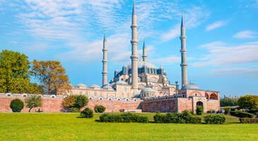 Türkiye’nin açık hava müzesi konumundaki tarihi kenti Edirne her adımında kültürün, sanatın, mimarinin, gastronominin inceliklerini sunuyor. Osmanlı İmparatorluğu’na başkentlik etmiş, Mimar Sinan’ın en önemli eserlerine ev sahipliği yapmış, Rumeli ve Trakya topraklarının bereketini yemeklerinden müziklerine kadar nakşetmiş Edirne’yi tarihi anlamak, estetiği yerinde görmek için mutlaka ziyaret etmelisin.