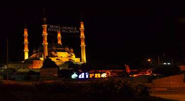 Her Ramazan geldiğinde oruç ilk hangi şehirde açılıyor sorusu ya sahur sofralarında ya da iftar masasında ezanı beklerken yapılır. İyice zorlaşan son oruç dakikalarını biraz olsun rahatlatmak için yapılan bu muhabbetin cevabını ilk senin verebilmen için bu yazıyı yazmak istedim.