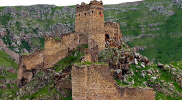 Türkiye’nin kuzeydoğusunda, Doğu Anadolu bölgesinde dört tarafı dağlarla çevrili bir şehir Ardahan. Doğu Karadeniz ile Doğu Anadolu bölgelerinin kesiştiği noktada yer alıyor. Aynı zamanda Gürcistan sınırımızı oluşturuyor. 3 bin yıllık geçmişiyle zengin tarihi kalıntılara sahip olan Ardahan dağlık arazisi, ovaları, gölleri, nehirleri ve kış turizmiyle dikkat çekiyor.