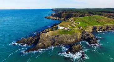 Karadeniz Bölgesi'nde yer alan Sinop tertemiz plajları, tarihi hazineleri ve doğal güzellikleri ile bölgenin en sevilen tatil cennetlerinden biri. Şehir, Karadeniz kıyısı boyunca uzanıyor ve Boztepe Burnu'nun karayla birleştiği noktada yer alıyor. Etkileyici bir jeolojik yapıya sahip Sinop, Türkiye’nin en kuzey ucu olan İnceburun Yarımadası’na da ev sahipliği yapıyor.