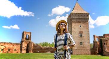 Türkiye ile seyahatlerde karşılıklı olarak pasaport yerine kimlik kartı kullanılması için gerekli yasal düzenleme Sırbistan Hükümeti tarafından tamamlandı. Konuyla ilgili konuşan Türkiye Belgrad Büyükelçisi Hami Aksoy yasal düzenlemenin tamamlanmasıyla birlikte Sırbistan’a kimlikle seyahat döneminin başlaması için geriye sadece protokolün imzalanmasının kaldığını ve bu sürecin de kısa süre sonra tamamlanmasını beklediğini belirtti.