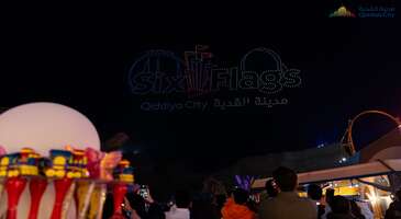 Eğlence ve adrenalin tutkunları, kemerleri bağlayın eğlencenin kalbine, Six Flags Qiddiya City’e gidiyoruz. Çölün sessizliğini dünyanın en büyük çığlıklarıyla bozmaya hazır mısın? Sıradan eğlence parkları beni kesmez diyorsan merak etme. Seni, sadece oyun ve eğlence için kurulan ve dünyanın en büyük bölgesel tema parkı olan Qiddiya’daki Six Flags Qiddiya City’a götürüyoruz.