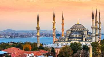 Yaşayanı zaman zaman çileden çıkartan, dışarıdan geleni kendisine aşık eden, aradığınız her şeyi bulabileceğiniz ama trafik ve kalabalıklardan da yaka silkebileceğiniz, kendine has enerjisi olan bir şehir İstanbul. Ama bir o kadar da muhteşem. Adına şarkılar bestelenmiş şiirler yazılmış turkuaz rengi boğazın kenarına kurulmuş bu şehrin her mevsimi ayrı güzel ama Sonbaharı İstanbul’da yaşamak bir başka güzel. Hafta sonu, hafta içi hiç fark etmez, kendinize birazcık soluklanacak zaman ayırın. İşte sonbaharın tüm güzelliklerini İstanbul’da yaşamak isteyenlere önerilerim…