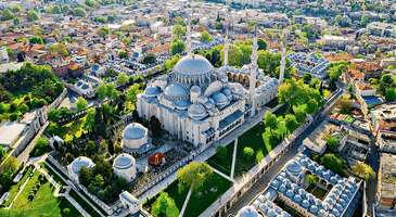 Yedi tepeli İstanbul’un üçüncü tepesi olan Fatih’e konumlanmış, muhteşem tanımlamasının somut örneği olarak gösterebileceğimiz Süleymaniye Camii, külliyeli devasa yapısından mimarisine ve tarihine kadar hayranlık uyandıran bir başyapıt. Osmanlı dönemi mimarlık eseri olan Süleymaniye Camii ve külliyesi, Fatih Sultan Mehmed’in külliyesinden sonra İstanbul’daki en büyük ikinci külliye, Osmanlı dönemindeki en büyük vakıf ve Ayasofya Camii ile birlikte İstanbul’un dört minareli iki camisinden biri olma özelliğini taşıyor.