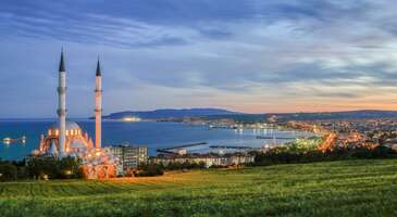 Trakya, tarihin derinliklerinden gelen zengin mirası, doğal güzellikleri ve kültürel çeşitliliği ile keşif dolu bir yer. Bu topraklar, yüzyıllar boyunca birçok medeniyete ev sahipliği yaptı ve her bir medeniyet kendine has izler bırakarak bölgenin dokusunu zenginleştirdi. Günümüzde Trakya sadece Türkiye'nin değil, aynı zamanda Avrupa'nın da en gözde seyahat destinasyonlarından biri.