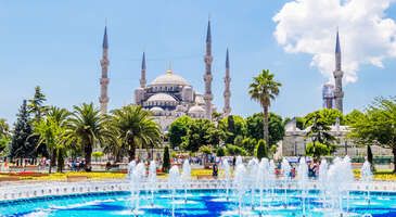 İstanbul'u gezmeye başladığında fark edeceğin ilk şey bu kentin seni bir açık hava müzesi niteliğinde karşılayacak olması. İstanbul, her semtinde başka bir deneyim yaşatır, her adımda binlerce yıllık geçmişin izlerini bugüne miras bırakır. Müzeleri, kasırları, parkları, sarayları ve mimari tarihi ile dünyada eşsiz bir konumda yer alan İstanbul'un camileri de mutlaka ziyaret listende olmalı.