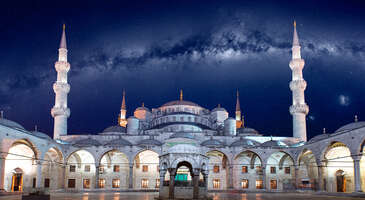Tüm dinler için büyük önem taşıyan tarihi yarımada sayısız dini ve tarihi mekana ev sahipliği yapıyor. Yerebatan Sarnıcı, Ayasofya Camii ve İslam alemi için büyük önem taşıyan Sultanahmet Camii her sene milyonlarca turistin akınına uğrayan cazibe merkezlerinden.