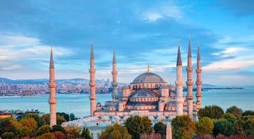 İstanbul, tarih boyunca birçok farklı kültüre ev sahipliği yapmış, Doğu ve Batı’nın kesişim noktası olan bir şehir. Sultanahmet ise hamam, cami, çeşme, sarnıç, müze, park gibi görülecek yerler ile adeta açık hava müzesi konumunda.