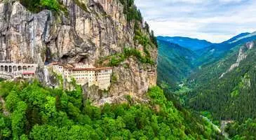 Hem doğal güzellikleri hem de 4000 yıllık tarihi hazineleriyle çok zengin bir şehir olan Trabzon, keşfedilmesi gereken pek çok büyüleyici hazineye sahip. Her ilçesinde deniz seviyesinden binlerce metre yükseklikte pek çok ünlü yaylası bulunan şehrin yemyeşil yaylalar; oksijen seviyesi yüksek havaları, şirin yayla evleri ve doğayla uyumlu konaklama tesisleriyle her yıl binlerce kişi tarafından ziyaret ediliyor.