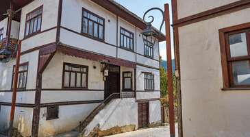 Dar sokakları, ahşap konakları ve doğal güzellikleriyle ünlü bir ilçe olan Taraklı, Cittaslow (Sakin Şehir) unvanına sahip ve aynı zamanda ‘En İyi Turizm Köyü’ ilan edilen özel bir durak. Tarihi sokakları ve evleriyle dikkat çeken Taraklı’da yerleşim 13. yüzyılda başlamış. İki tepenin arasındaki bir vadi üzerine kurulmuş olan Taraklı, büyük şehirlere yakın olması nedeniyle hafta sonları pek çok ziyaretçi ağırlıyor. İlçenin ismi ise yörede yetişen şimşir ağaçlarından ve bunlardan yapılan oymacılık sanatından geliyor.