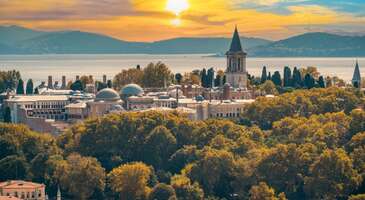 İstanbul, tarihi ve k&uuml;lt&uuml;rel zenginlikleriyle d&uuml;nyanın en g&ouml;zde şehirlerinden. Bu b&uuml;y&uuml;leyici şehir, ailecek yapılabilecek bir&ccedil;ok aktiviteye ev sahipliği yapıyor. Ailenle birlikte ister boğazın serin sularına nazır gezinti yap, istersen de y&uuml;zlerce yıllık camileri, sarayları, eğlence mekanlarını, doğal alanları ve m&uuml;zeleri keşfet. Bu yazıda ailenle birlikte gidebileceğin en eğlenceli yerleri, k&uuml;lt&uuml;rel deneyimleri ve keşfedilecek gizli hazineleri paylaşacağız. 1. G&uuml;lhane Parkı G&uuml;lhane Parkı, İstanbul'un tarihi zenginliklerini yansıtan, doğal g&uuml;zelliklerle &ccedil;evrili bir cennet k&ouml;şesi. Topkapı Sarayı'nın hemen yanında yer alan bu park, hem yerli hem de yabancı ziyaret&ccedil;ilere a&ccedil;ık bir hazine. Park, Osmanlı İmparatorluğu d&ouml;neminde sarayın dış bah&ccedil;esi olarak kullanılmış ve bu s&uuml;re zarfında pek &ccedil;ok &ouml;nemli olaya tanıklık etmiş. En bilinenlerinden biri, Tanzimat Fermanı'nın burada ilan edilmiş olması. G&uuml;lhane Parkı'nı ziyaret eden aileler, tarihi dokunuşların yanı sıra, parkın i&ccedil;inde barındırdığı g&uuml;l bah&ccedil;elerinin kokularına kapılarak kendilerini bir başka d&uuml;nyada hissedebilirler. Konum Linki {calismasaatleri}Giriş &uuml;creti &Uuml;cretsiz A&ccedil;ık olduğu saatler Her g&uuml;n 06.00-22.30 saatleri arasında a&ccedil;ık{/calismasaatleri} {insightBoxStart}Yazar Notu: G&uuml;lhane Parkı&rsquo;nın i&ccedil;inde bulunan G&uuml;lhane sarnıcı, Arkeoloji M&uuml;zeleri, İslam Bilim ve Teknoloji Tarihi M&uuml;zesi&rsquo;ni de g&ouml;rmeni ve G&uuml;lhane Parkı&rsquo;na &ouml;zellikle lale zamanı gitmeni tavsiye ederiz.{insightBoxEnd} 2. Ayasofya Camii Ayasofya Camii, tarih&icirc; yarımadada yer alıyor. Bir&ccedil;ok medeniyete ev sahipliği yapmış b&uuml;y&uuml;leyici bir yapı. Bizans İmparatoru I. Justinianus tarafından 532-537 yılları arasında inşa edildi, başlangı&ccedil;ta bir patrik katedrali olarak hizmet verdi. İstanbul'un 1453'te Osmanlılar tarafından fethedilmesiyle camiye d&ouml;n&uuml;şt&uuml;r&uuml;ld&uuml;, 1935-2020 yılları arasında m&uuml;ze olarak kullanıldı ve sonrasında tekrar cami olarak ibadete a&ccedil;ıldı. G&uuml;n&uuml;m&uuml;zde bazı b&ouml;l&uuml;mleri halen daha m&uuml;ze işlevi g&ouml;rmeye devam ediyor. Mimari a&ccedil;ıdan kubbeli bazilika tipi bir yapı olan Ayasofya Camii, kubbe ge&ccedil;işi ve taşıyıcı sistem &ouml;zellikleriyle mimarlık tarihinde d&ouml;n&uuml;m noktası olarak kabul ediliyor. Yapı, aynı zamanda kutsal emanetler a&ccedil;ısından zengin bir ge&ccedil;mişe sahip ve i&ccedil;erisinde bir zamanlar 15 metre y&uuml;ksekliğinde g&uuml;m&uuml;ş bir ikono bulunmaktaydı. Mimar Sinan'ın eklediği payandalar sayesinde yapı, depremlere karşı daha dayanıklı hale getirildi. Ayasofya Camii, eski ve yeni d&ouml;nemler arasında bir k&ouml;pr&uuml; kuruyor ve her ziyaret&ccedil;iye, ge&ccedil;mişin ihtişamını ve sanatsal zenginliğini hissettiriyor. Konum Linki {calismasaatleri}Giriş &uuml;creti Cami kısmı &uuml;cretsiz Yerli ziyaret&ccedil;i 850 TL Yabancı ziyaret&ccedil;iler 25 euro A&ccedil;ık olduğu saatler Her g&uuml;n 08.00-22.00 saatleri arasında a&ccedil;ık{/calismasaatleri} {insightBoxStart}Yazar Notu: Ayasofya Camii &ouml;zellikle Ramazan aylarında ve Kadir Gecesi&rsquo;nde kalabalık oluyor. O g&uuml;nlerde gitmek istersen planını daha erken yapmanı &ouml;neririz.{insightBoxEnd} 3. Dolmabah&ccedil;e Sarayı İstanbul&rsquo;da ailecek gezilecek yerler arasında bulunan Dolmabah&ccedil;e Sarayı, İstanbul&rsquo;un en muhteşem yapılarından birisi ve g&ouml;z alıcı mimarisiyle ziyaret&ccedil;ileri b&uuml;y&uuml;lemeye devam ediyor. Neobarok tarzında inşa edilen bu saray, Avrupa yakasında, geniş ve etkileyici bir alana sahip. Osmanlı İmparatorluğu'nun son d&ouml;nemlerinde, Batı etkisindeki mimari anlayışın bir yansıması olarak 1843 ile 1856 yılları arasında Sultan Abd&uuml;lmecid tarafından yaptırıldı. Dolmabah&ccedil;e, Osmanlı mimarisinde modernleşme arayışının simgelerinden biri olarak kabul ediliyor. Sarayın i&ccedil; mekanları, d&ouml;nemin Avrupa sanatından esinlenilmiş duvar ve tavan s&uuml;slemeleriyle dikkat &ccedil;ekiyor. &Ouml;zellikle b&uuml;y&uuml;k kristal avizeye sahip muazzam kabul salonu, sarayın en g&ouml;z alıcı b&ouml;l&uuml;mlerinden. 285 odası bulunan Dolmabah&ccedil;e, zengin s&uuml;slemeleri ve ihtişamıyla ziyaret&ccedil;ilere adeta bir g&ouml;rsel ş&ouml;len sunuyor. Sarayın her k&ouml;şesi, detaylara verilen &ouml;nemi ve d&ouml;nemin sanat anlayışını yansıtan eserlerle dolu. Dolmabah&ccedil;e Sarayı, aynı zamanda pek &ccedil;ok tarihi olaya ev sahipliği yaptı. Atat&uuml;rk, bu sarayda son g&uuml;nlerini ge&ccedil;irdi ve 1938 yılında hayata g&ouml;zlerini burada yumdu. Cumhuriyet d&ouml;neminde bir s&uuml;re Cumhurbaşkanlığı konutu olarak da kullanılan Dolmabah&ccedil;e, T&uuml;rkiye&rsquo;nin en &ouml;nemli tarihi ve turistik mekanlarından biri olarak kabul ediliyor. G&uuml;n&uuml;m&uuml;zde m&uuml;ze olarak hizmet veren saray, hem yerli hem de yabancı turistler tarafından yoğun ilgi g&ouml;r&uuml;yor. Sarayın tarih boyunca g&ouml;rd&uuml;ğ&uuml; restorasyonlar ve bakımlar, onun asırlar boyu ayakta kalmasını ve tarihini korumasını sağladı. Konum Linki {calismasaatleri}Giriş &uuml;creti M&uuml;zeKart ile &uuml;cretsiz M&uuml;zeKart&nbsp;Selamlık b&ouml;l&uuml;m&uuml;nde ge&ccedil;mez.&nbsp; Selamlık, Harem ve Resim M&uuml;zesi 250 TL (Yerli) Selamlık, Harem ve Resim M&uuml;zesi 150 TL (İndirimli) Selamlık, Harem ve Resim M&uuml;zesi 2.000 TL (Yabancı) A&ccedil;ık olduğu saatler Pazartesi g&uuml;nleri kapalı, diğer g&uuml;nler 09.00-17.30 saatleri arasında a&ccedil;ık{/calismasaatleri} {insightBoxStart}Yazar Notu: Dolmabah&ccedil;e i&ccedil;in alınan bilete selamlık, harem ve Resim M&uuml;zesi de dahil.{insightBoxEnd} 4. Topkapı Sarayı M&uuml;zesi Topkapı Sarayı, İstanbul'un en b&uuml;y&uuml;k tarih&icirc; miraslarından biri olarak dikkat &ccedil;ekiyor. Osmanlı İmparatorluğu'nun 600 yıllık tarihinde, d&ouml;rt y&uuml;z yıl boyunca devletin idare merkezi ve padişahların yaşadığı yer olarak biliniyor. Fatih Sultan Mehmed'in emriyle 1465 yılında yapımına başlanan bu g&ouml;rkemli saray, 1478'de tamamlandı ve yaklaşık 80 bin metrekarelik bir alana yayılıyor. Topkapı Sarayı, bir zamanlar i&ccedil;inde 4 bine yakın insanın yaşadığı, din&icirc; ve idari işlerin y&uuml;r&uuml;t&uuml;ld&uuml;ğ&uuml; bir kompleks olarak işlev g&ouml;rd&uuml;. Osmanlı mimarisinin en iyi &ouml;rneklerinden biri olan saray, bug&uuml;n bir m&uuml;ze olarak hizmet veriyor ve her yıl yerli ve yabancı binlerce turisti ağırlıyor. UNESCO D&uuml;nya Mirasları Listesi'ne dahil edilen İstanbul'un Tarih&icirc; Yarımadası'ndaki yapıların başında geliyor. Sarayın b&ouml;l&uuml;mleri arasında dikkat &ccedil;eken Birun, yani sarayın dış kısmı, ilk iki avludan oluşuyor ve devlet işlerinin y&uuml;r&uuml;t&uuml;ld&uuml;ğ&uuml;, b&uuml;rokrasinin &ccedil;alıştığı alanlar olarak &ouml;ne &ccedil;ıkıyor. İ&ccedil; kısım olan Ender&ucirc;n ise daha &ccedil;ok sultan ve ailesinin yaşadığı, sarayın &ouml;zel işlerinin g&ouml;r&uuml;ld&uuml;ğ&uuml; b&ouml;l&uuml;m. Her iki b&ouml;l&uuml;m de Osmanlı saray yaşamının t&uuml;m detaylarını g&ouml;zler &ouml;n&uuml;ne seriyor. Konum Linki {calismasaatleri}Giriş &uuml;creti M&uuml;zeKart ile &uuml;cretsiz M&uuml;zeKart&nbsp;Topkapı Sarayı&rsquo;nın Harem ve Aya İrini b&ouml;l&uuml;mlerinde ge&ccedil;mez. Topkapı Sarayı + Harem + Aya İrini 450 TL (Yerli) Topkapı Sarayı + Harem + Aya İrini 200 TL (İndirimli) Topkapı Sarayı + Harem + Aya İrini 2.750 TL (Yabancı) A&ccedil;ık olduğu saatler Her g&uuml;n 09.00-18.00 saatleri arasında a&ccedil;ık{/calismasaatleri} {insightBoxStart}Yazar Notu: Topkapı Sarayı&rsquo;nın Harem ve Aya İrini b&ouml;l&uuml;mlerinde M&uuml;zeKart ge&ccedil;erli değil. Ekstra bilet alarak ziyaret edebilirsin.{insightBoxEnd} 5. Panorama 1453 Tarih M&uuml;zesi Panorama 1453 Tarih M&uuml;zesi, Zeytinburnu il&ccedil;esinde, tarihin en &ccedil;arpıcı d&ouml;n&uuml;m noktalarından birine adanmış benzersiz bir m&uuml;ze deneyimi sunuyor. Bu m&uuml;ze, Osmanlı İmparatorluğu'nun Bizans'ı fethederek İstanbul'u başkent yapmasının canlı bir tasvirini sergiliyor. M&uuml;ze i&ccedil;erisinde, 1453 yılında İstanbul'un fethedilmesi anını 360 derece panoramik bir tablo ile g&ouml;zler &ouml;n&uuml;ne seriyor. Bu devasa tablo, ziyaret&ccedil;ilere sanki o d&ouml;nemde yaşayan birer tanık gibi hissettiriyor. M&uuml;ze, ziyaret&ccedil;ilere fethin taktiksel detaylarını ve d&ouml;nemin savaş teknolojilerini de anlatıyor. Sergilenen silahlar ve savaş aletleri, d&ouml;nemin askeri yeniliklerine ışık tutuyor. M&uuml;zenin multimedya sunumları, fetih s&uuml;recini ve sonu&ccedil;larını interaktif bir şekilde anlamayı kolaylaştırıyor. M&uuml;ze ayrıca, Osmanlı ve Bizans d&ouml;nemlerinden kalma bir&ccedil;ok tarihi eseri de barındırıyor. Bu eserler, iki medeniyetin k&uuml;lt&uuml;rel ve sanatsal etkileşimlerini ziyaret&ccedil;ilere aktarıyor. M&uuml;ze, tarih meraklıları i&ccedil;in olduğu kadar, sanat ve k&uuml;lt&uuml;r tutkunları i&ccedil;in de ka&ccedil;ırılmaz bir destinasyon haline geldi. Konum Linki {calismasaatleri}Giriş &uuml;creti Yerli Ziyaret&ccedil;i 275 TL Yabancı Ziyaret&ccedil;i 990 TL İndirimli 99 TL A&ccedil;ık olduğu saatler Her g&uuml;n 08.00-18.30 saatleri arasında a&ccedil;ık{/calismasaatleri} {insightBoxStart}Yazar Notu: Ramazan aylarında iftardan sahura kapsamında 04.00&rsquo;e kadar a&ccedil;ık ve &uuml;cretsiz olduğunu belirtelim.{insightBoxEnd} 6. İstanbul Deniz M&uuml;zesi İstanbul Deniz M&uuml;zesi, T&uuml;rkiye'nin denizcilik tarihine ışık tutan en kapsamlı m&uuml;zelerden birisi ve denizcilikle ilgili bir&ccedil;ok &ouml;nemli eseri b&uuml;nyesinde barındırıyor. M&uuml;ze, Beşiktaş'ta yer alıyor ve kapılarını ziyaret&ccedil;ilere sunduğu benzersiz deneyimlere a&ccedil;ıyor. 1897 yılında kurulan bu m&uuml;ze, T&uuml;rk denizcilik tarihindeki en değerli par&ccedil;aları, el yazmalarını, gemi modellerini ve &ccedil;ok daha fazlasını sergiliyor. M&uuml;zenin i&ccedil;inde bulunan saltanat kayıkları, g&ouml;z alıcı detayları ve zarif iş&ccedil;ilikleriyle ziyaret&ccedil;ileri adeta b&uuml;y&uuml;l&uuml;yor. Ayrıca, bahriyeli kıyafetleri, &ccedil;eşitli sancaklar, haritalar, tablolar ve tuğralar da m&uuml;zenin zengin koleksiyonunu oluşturuyor. İstanbul Deniz M&uuml;zesi'nde ayrıca &ccedil;ocuklar i&ccedil;in eğitici oyun alanları ve hediyelik eşya b&ouml;l&uuml;mleri de bulunuyor. Restorasyon &ccedil;alışmaları sonrasında 2013 yılında yeniden ziyarete a&ccedil;ılan m&uuml;ze, hem yerli hem de yabancı turistler tarafından yoğun ilgi g&ouml;r&uuml;yor. Sergi alanları arasında dolaşırken, T&uuml;rk denizcilik tarihine dair bilgiler edinir ve denizcilikle ilgili kapsamlı bir bilgi birikimine sahip olursun. Bu m&uuml;ze, T&uuml;rkiye'nin denizcilik mirasını korumak ve gelecek nesillere aktarmak i&ccedil;in b&uuml;y&uuml;k bir &ouml;neme sahip. Konum Linki {calismasaatleri}Giriş &uuml;creti Yerli ziyaret&ccedil;i&nbsp;60&nbsp;TL Yabancı ziyaret&ccedil;i 30&nbsp;TL 18 yaş altı ve 65 yaş &uuml;zeri ziyaret&ccedil;i &uuml;cretsiz A&ccedil;ık olduğu saatler Hafta i&ccedil;i 09.00-17.00 Hafta sonu 10.00-18.00 saatleri arasında a&ccedil;ık{/calismasaatleri} {insightBoxStart}İpucu: En iyi otel fiyatlarını tek bir yerde g&ouml;rmek, se&ccedil;eceğin otel hakkında bilgi almak ve saniyeler i&ccedil;inde rezervasyon yapmak i&ccedil;in ENUYGUN'da İstanbul otelleri araştırmasına başlayabilirsin.{insightBoxEnd} {hotel_search_form_banner} 7. Kelebek &Ccedil;iftliği Kelebek &Ccedil;iftliği, Beykoz'un doğal g&uuml;zellikleri arasında saklı, T&uuml;rkiye'nin ilk ve tek tematik kelebek &ccedil;iftliği olarak seni bekliyor. Bu eşsiz mekan, ormanın derinliklerinde, şehrin g&uuml;r&uuml;lt&uuml;s&uuml;nden uzakta, doğayla i&ccedil; i&ccedil;e bir ka&ccedil;amak sunuyor. Ziyaret&ccedil;ilerini ağırlamaya hazır olan bu &ccedil;iftlik, kelebeklerin b&uuml;y&uuml;leyici d&uuml;nyasını keşfetmek i&ccedil;in m&uuml;kemmel bir ortam sağlıyor. Kelebek &Ccedil;iftliği'nde bir g&uuml;n ge&ccedil;irmek, pek &ccedil;ok kelebek t&uuml;r&uuml;n&uuml; yakından g&ouml;rme fırsatı veriyor. Rengarenk kelebeklerin arasında y&uuml;r&uuml;y&uuml;ş yaparken, bu k&uuml;&ccedil;&uuml;k yaratıkların doğal yaşam alanlarında nasıl bir yaşam s&uuml;rd&uuml;klerini g&ouml;zlemleme şansı elde ediyorsun. Ayrıca, &ccedil;iftlikte d&uuml;zenlenen rehberli turlarla kelebeklerin yaşam d&ouml;ng&uuml;leri, beslenme alışkanlıkları ve ekosistemdeki rolleri hakkında bilgi sahibi olabilirsin. Doğa tutkunları i&ccedil;in ka&ccedil;ırılmaz bir deneyim olan bu mekan, şehir hayatından uzaklaşmak ve doğanın i&ccedil;inde sakin bir g&uuml;n ge&ccedil;irmek isteyenler i&ccedil;in ideal. Her yaştan ziyaret&ccedil;iye hitap eden &ccedil;iftlik, aynı zamanda &ccedil;ocuklar i&ccedil;in de eğitici bir deneyim sunuyor. &Ccedil;ocuklar, kelebeklerin b&uuml;y&uuml;l&uuml; d&uuml;nyasını keşfederken, doğayı ve &ccedil;evreyi koruma bilinciyle b&uuml;y&uuml;yor. Konum Linki {calismasaatleri}Giriş &uuml;creti 15 yaş &uuml;st&uuml; yetişkin 400 TL 3-14 yaş arası 350 TL Aile (2 yetişkin+2 &ccedil;ocuk) 1.300 TL A&ccedil;ık olduğu saatler Her g&uuml;n 10.00-18.00 saatleri arasında a&ccedil;ık{/calismasaatleri} {insightBoxStart}Yazar Notu: Fotoğraf &ccedil;ekmek istersen 600 TL&rsquo;lik ek &uuml;cret &ouml;demen gerekiyor.{insightBoxEnd} 8. Hababam Sınıfı M&uuml;zesi Hababam Sınıfı M&uuml;zesi, T&uuml;rk sinemasının efsane serilerinden biri olan Hababam Sınıfı'nın &ccedil;ekildiği mek&acirc;n olan Adile Sultan Kasrı'nda yer alıyor. 2014 yılında ziyarete a&ccedil;ılan m&uuml;ze, serinin hayranları i&ccedil;in adeta bir zaman kaps&uuml;l&uuml; işlevi g&ouml;r&uuml;yor. M&uuml;zede, filmin &ccedil;ekildiği sınıf odası, d&ouml;neme ait sıralar, tahta, soba ve ders ara&ccedil;ları gibi eşyalar sergileniyor. Ayrıca, filmin unutulmaz karakterlerinin silikon heykelleri, filmin afişleri ve oyuncuların fotoğrafları gibi pek &ccedil;ok &ouml;zel par&ccedil;a da burada bulunuyor. Bu nostaljik mek&acirc;n, &ouml;zellikle Halit Ak&ccedil;atepe'nin canlandırdığı G&uuml;d&uuml;k Necmi, Adile Naşit'in Hafize Ana, M&uuml;nir &Ouml;zkul'un Mahmut Hoca ve Kemal Sunal'ın İnek Şaban karakterlerinin hayranları i&ccedil;in olduk&ccedil;a anlamlı. M&uuml;ze, dizi ve filmlerde g&ouml;rd&uuml;ğ&uuml;m&uuml;z o samimi sınıf ortamını, kara tahtayı, tebeşir kokusunu ve okulun g&uuml;r&uuml;lt&uuml;s&uuml;n&uuml; ziyaret&ccedil;ilere yaşatıyor. Hababam Sınıfı M&uuml;zesi, ge&ccedil;mişe d&ouml;n&uuml;k bir yolculuk yapmak ve T&uuml;rk sinema tarihinin en sevilen karakterleriyle yeniden buluşmak isteyenler i&ccedil;in ka&ccedil;ırılmaz bir durak. Konum Linki {calismasaatleri}Giriş &uuml;creti &Uuml;cretsiz A&ccedil;ık olduğu saatler Her g&uuml;n 09.00-17.00 saatleri arasında a&ccedil;ık{/calismasaatleri} 9. Maltepe Sahil Parkı Maltepe Sahil Parkı, İstanbul'un en b&uuml;y&uuml;k şehir parklarından biri olarak dikkat &ccedil;ekiyor. İstanbul Maltepe'de yer alan bu devasa park, 1 milyon 200 bin metrekarelik bir alana yayılmış durumda ve kalabalık kent i&ccedil;erisinde doğadan bir kesit arayanlar i&ccedil;in adeta bir cennet. Park, ziyaret&ccedil;ilere geniş yeşil alanlar, spor aktiviteleri i&ccedil;in &ccedil;eşitli sahalar ve deniz kenarında keyifli y&uuml;r&uuml;y&uuml;şler sunuyor. &Ouml;zellikle &ccedil;ocuklu aileler tarafından tercih edilebilecek bir yer olan sahil parkında bir&ccedil;ok noktada oyun alanları bulunuyor. İstanbul&rsquo;un g&ouml;zde yerlerinden biri olan bu park, her yaştan insan i&ccedil;in &ccedil;eşitli aktiviteler sunuyor. Park i&ccedil;erisinde futbol, basketbol, voleybol sahalarının yanı sıra tenis kortları ve kaykay pistleri bulunuyor. Ayrıca, parkta 5 kilometre uzunluğunda y&uuml;r&uuml;y&uuml;ş, koşu ve bisiklet parkurları da mevcut. Bu parkurlar, sağlıklı bir yaşam s&uuml;rmek isteyenler i&ccedil;in ideal. Konum Linki 10. Balat Oyuncak M&uuml;zesi Balat Oyuncak M&uuml;zesi, tarihi yarımada i&ccedil;erisinde konumlanan Fatih&rsquo;in Balat semtinde yer alıyor. 2021 tarihinde kapılarını ziyaret&ccedil;ilere a&ccedil;an bu m&uuml;ze, iş insanı Timur İn&ccedil;oğlu tarafından kuruldu ve y&ouml;netiliyor. M&uuml;ze, 17 bin par&ccedil;adan oluşan geniş bir koleksiyona sahip. Burası, &ccedil;ocukluğun masumiyetini ve ge&ccedil;miş y&uuml;zyılların oyuncak hikayelerini canlandırıyor. Kurşun askerlerden, el yapımı dioramalara, 1930'lar d&ouml;nemine ait teneke oyuncaklardan, d&ouml;k&uuml;m arabalara ve porselen bebeklere kadar farklı d&ouml;nemlere ait bir&ccedil;ok eseri g&ouml;rebilirsin. Ayrıca, Guillermo Forchino'nun &ouml;zel heykel koleksiyonu gibi sınırlı &uuml;retim eserler de sergileniyor. M&uuml;ze, &ccedil;ocukların ve yetişkinlerin birlikte keyif alabileceği, tarih &ouml;ncesinden g&uuml;n&uuml;m&uuml;ze oyuncakların evrimini g&ouml;zler &ouml;n&uuml;ne seren interaktif bir alan sunuyor. Bu m&uuml;ze, ziyaret&ccedil;ilere sadece g&ouml;rsel bir ş&ouml;len sunmakla kalmıyor, aynı zamanda oyuncakların sanat ve k&uuml;lt&uuml;r tarihindeki yerini de anlamalarını sağlıyor. G&uuml;n&uuml;m&uuml;z &ccedil;izgi film ve animasyon karakterlerinin yanı sıra korku filmi sahnelerinin canlandırıldığı dioramalar (&uuml;&ccedil; boyutlu modelleme) gibi modern koleksiyonlar da burada yer alıyor. 1970'lerin Almanya'sından Bonn kasabasını anlatan minyat&uuml;r dioramalar, ziyaret&ccedil;ilere farklı zaman dilimlerine yolculuk yapma fırsatı sunuyor. Eğer İstanbul'a yolunuz d&uuml;şerse, Balat Oyuncak M&uuml;zesi'ni ziyaret ederek hem ge&ccedil;mişin hem de g&uuml;n&uuml;m&uuml;z&uuml;n oyuncak d&uuml;nyasını keşfetme şansı bulabilirsin. Konum Linki {calismasaatleri}Giriş &uuml;creti Tam bilet&nbsp;280 TL İndirimli bilet&nbsp;220 TL A&ccedil;ık olduğu saatler Haftanın altı g&uuml;n&uuml; 10.00-19.30 &Ccedil;arşamba g&uuml;nleri 09.00-19.30 saatleri arasında a&ccedil;ık{/calismasaatleri} {{campaignsSlider}} 11. Fethi Paşa Korusu Fethi Paşa Korusu, Anadolu yakasında, boğazın b&uuml;y&uuml;leyici manzarasına karşı konumlanmış, tarih ve doğanın i&ccedil; i&ccedil;e ge&ccedil;tiği eşsiz bir yer. Osmanlı d&ouml;neminden kalma bu tarihi koru, Fethi Ahmet Paşa'ya ait bir yerdi ve zamanla halka a&ccedil;ılan bir dinlenme alanına d&ouml;n&uuml;şt&uuml;. &Ouml;zellikle doğa tutkunları ve fotoğraf&ccedil;ılar i&ccedil;in vazge&ccedil;ilmez bir ka&ccedil;ış noktası olan Fethi Paşa Korusu, farklı bitki t&uuml;rleri ve yaşlı ağa&ccedil;larıyla dikkat &ccedil;ekiyor. Yemyeşil alanlarında y&uuml;r&uuml;y&uuml;ş yapabilir, &ccedil;eşitli kuş t&uuml;rlerini g&ouml;zlemleyebilirsin. Eğer şehrin karmaşasından uzaklaşmak ve huzur bulmak istiyorsan, burası adeta bir cennet. Piknik yapmak i&ccedil;in de ideal olan koruda, ailenle veya arkadaşlarınla g&uuml;zel bir g&uuml;n ge&ccedil;irebilirsin. Koru, bahar aylarında &ouml;zellikle g&uuml;zel &ccedil;&uuml;nk&uuml; rengarenk &ccedil;i&ccedil;eklerle bezeniyor. Her mevsim farklı bir g&uuml;zelliğe b&uuml;r&uuml;nen parkta, sonbaharda yaprakların renk değiştirmesi ise ayrı bir g&ouml;rsel ş&ouml;len sunuyor. Fethi Paşa Korusu, kafeteryaları ve restoranları da lezzetli yemekler sunarak g&uuml;n&uuml;n tadını &ccedil;ıkarmanı sağlıyor. Konum Linki {calismasaatleri}Giriş &uuml;creti &Uuml;cretsiz A&ccedil;ık olduğu saatler Her g&uuml;n 08.30-23.00 saatleri arasında a&ccedil;ık{/calismasaatleri} 12. Kemerburgaz Kent Ormanı Kemerburgaz Kent Ormanı, İstanbul'un doğal g&uuml;zelliklerinden biri olarak g&ouml;ze &ccedil;arpıyor. G&ouml;kt&uuml;rk Pirin&ccedil;&ccedil;i K&ouml;y&uuml;'nde, Alibeyk&ouml;y Baraj G&ouml;l&uuml;'n&uuml;n kuzeyinde bulunan bu orman, yaklaşık 5 milyon metrekarelik bir alanı kaplıyor. 2019 yılında İstanbul B&uuml;y&uuml;kşehir Belediyesi tarafından ziyarete a&ccedil;ılan bu geniş yeşil alan, her t&uuml;rl&uuml; ziyaret&ccedil;iye kucak a&ccedil;ıyor. &Ouml;zellikle hafta sonları doğa y&uuml;r&uuml;y&uuml;ş&uuml; yapmak, piknik yapmak ya da sadece temiz hava almak isteyen İstanbullular i&ccedil;in ideal bir ka&ccedil;ış noktası. &Ccedil;ocuklu aileler, sporcular ve doğaseverler burada keyifli vakitler ge&ccedil;irebilirler. Orman i&ccedil;erisinde pek &ccedil;ok aktivite alanı bulunuyor. Bunlar arasında Mağlova Su Kemeri &ouml;ne &ccedil;ıkıyor; Mimar Sinan'ın eseri olan bu tarihi kemer, hem y&uuml;r&uuml;y&uuml;ş yolu hem de fotoğraf&ccedil;ılar i&ccedil;in m&uuml;kemmel bir arka plan sunuyor. Seyir Terası'ndan ormanın eşsiz manzarasını izlemek, adeta bir tablo karşısında duruyormuş hissi veriyor. Ayrıca, Yaşam Etkinlik Alanı'nda d&uuml;zenlenen sanat ve k&uuml;lt&uuml;r etkinlikleri, ormanın &ccedil;eşitliliğini ve topluma sunduğu değeri artırıyor. Kemerburgaz Kent Ormanı'na gelenler, Macera Parkı'nda adrenalin dolu anlar yaşayabilir veya Atlıkarınca'da &ccedil;ocuklarla eğlenceli dakikalar ge&ccedil;irebilir. &Ccedil;ocuk Parkları ve piknik alanları ise aileler i&ccedil;in vazge&ccedil;ilmez noktalar arasında. &Uuml;stelik orman, kışın Buz Pisti ile ziyaret&ccedil;ilere farklı bir deneyim sunarak yıl boyunca cazibesini koruyor. Konum Linki {calismasaatleri}Giriş &uuml;creti Yaya girişi &uuml;cretsiz Otomobil 165 TL Motosiklet/ ATV 90 TL Minib&uuml;s/ Kamyonet 350 TL Midib&uuml;s 525 TL Otob&uuml;s 875 TL A&ccedil;ık olduğu saatler Her g&uuml;n 08.00-21.00 saatleri arasında a&ccedil;ık{/calismasaatleri} 13. Nezahat G&ouml;kyiğit Botanik Bah&ccedil;esi Nezahat G&ouml;kyiğit Botanik Bah&ccedil;esi, Ataşehir'de ailen i&ccedil;in harika bir ka&ccedil;ış noktası sunuyor. Ali Nihat G&ouml;kyiğit tarafından 1995 yılında kurulan bu bah&ccedil;e, eşi Nezahat G&ouml;kyiğit anısına a&ccedil;ılmış ve zaman i&ccedil;inde bir botanik bah&ccedil;esine d&ouml;n&uuml;şt&uuml;. İlk olarak bir hatıra parkı olarak başlayan bu yer, 2003 yılında ziyaret&ccedil;ilere a&ccedil;ılarak botanik bah&ccedil;esi haline geldi. Burada, T&uuml;rkiye'nin yanı sıra d&uuml;nyanın d&ouml;rt bir yanından getirilen &ccedil;eşitli ağa&ccedil;, &ccedil;alı ve otsu bitkileri g&ouml;rebilirsin. Aynı zamanda, botanik bilimi ve doğa eğitimi a&ccedil;ısından &ouml;nemli bir merkez olma &ouml;zelliği taşıyor. Bah&ccedil;e, doğa meraklıları i&ccedil;in dinlenme ve &ouml;ğrenme imkanı sunarken, &ccedil;eşitli adalar ve tematik b&ouml;l&uuml;mlerle zenginleştirildi. Merkez Ada, Ertuğrul Adası, İstanbul Adası ve daha fazlası gibi isimlendirilmiş bu b&ouml;l&uuml;mler, farklı bitki t&uuml;rlerini keşfetmek i&ccedil;in tasarlandığı g&ouml;r&uuml;lebiliyor. Ayrıca, 2004 yılında kurulan NGBB Herbaryumu, d&uuml;nya &ccedil;apında tanınmış bir koleksiyona sahip. Mart 2010'da Index Herbariorum'a kaydoldu. Burada bir&ccedil;ok nadir bitki &ouml;rneğini inceleyebilirsin. Konum Linki {calismasaatleri}Giriş &uuml;creti &Uuml;cretsiz A&ccedil;ık olduğu saatler Pazartesi g&uuml;n&uuml; kapalı, diğer g&uuml;nler 09.30-18.00 saatleri arasında a&ccedil;ık{/calismasaatleri} 14. Botanik Parkı Botanik Parkı Bakırk&ouml;y, 96 bin metrekarelik geniş bir alanda, 2013 Haziran'ında hizmete a&ccedil;ılmış bir doğa harikası. Burası, T&uuml;rkiye&rsquo;nin en y&uuml;ksek oyun kulelerinden iki tanesine, 11,50 metre y&uuml;ksekliklerinde ev sahipliği yapıyor. Parkın girişinde konumlanan dinozor heykelleri, su parkı, &ccedil;eşitli oyun ekipmanları ve tematik bah&ccedil;eler ziyaret&ccedil;ileri bekliyor. Bu bah&ccedil;eler arasında şifalı bitkilerden, mutfak ve bah&ccedil;e bitkilerine kadar bir&ccedil;ok gruplanmış b&ouml;l&uuml;m bulunuyor. Enerji ihtiyacını r&uuml;zgar jenerat&ouml;rleri ve g&uuml;neş enerji panelleri ile tamamen kendi kendine karşılayan bu yeşil alan, E-5 Karayolunun kenarında yer alıyor. G&uuml;r&uuml;lt&uuml;y&uuml; engellemek i&ccedil;in parkın kenarlarına dikilen ses bariyeri niteliğindeki ağa&ccedil;lar, ziyaret&ccedil;ilere huzurlu bir ortam sunuyor. Parkın &ouml;ncelikli amacı, bitkiler hakkında temel bilgiler sunmak ve bu bilgilerle ziyaret&ccedil;ilerini aydınlatmak şeklinde a&ccedil;ıklanabilir. Parkta 11 adet tematik bah&ccedil;e bulunur ve bu bah&ccedil;elerde y&uuml;zlerce &ccedil;eşit ağa&ccedil;, &ccedil;alı, tek yıllık ve &ccedil;ok yıllık bitki t&uuml;rleri yer alıyor. Park i&ccedil;erisindeki bitkilerin sayısı yaklaşık 262 bin 500 civarındadır ve aralarında 40-50 yıllık ağa&ccedil;lar da bulunuyor. Ayrıca, &ccedil;ocuklar ve b&uuml;y&uuml;kler i&ccedil;in d&uuml;zenlenen oyun alanları, heykeller, doğal g&ouml;let, s&uuml;s havuzları ve g&ouml;&ccedil;men kuşlar i&ccedil;in yapılmış bekleme alanları gibi zengin &ouml;zellikler sunuyor. Konum Linki {calismasaatleri}A&ccedil;ık olduğu saatler Her g&uuml;n 07.00-23.00 saatleri arasında a&ccedil;ık{/calismasaatleri} 15. İstanbul Oyuncak M&uuml;zesi İstanbul Oyuncak M&uuml;zesi, G&ouml;ztepe semtinde, şair Sunay Akın'ın yaratıcı vizyonuyla 2005 yılında a&ccedil;ıldı. M&uuml;ze, d&uuml;nya genelinden biriktirilen antik oyuncakları sergiliyor. Bu koleksiyon, Akın'ın &ccedil;ocukluğuna duyduğu nostaljiyi yansıtıyor ve ziyaret&ccedil;ileri zamanda bir yolculuğa &ccedil;ıkarıyor. M&uuml;zede, farklı d&ouml;nemlere ait binlerce oyuncak var, hepsi birer sanat eseri gibi detaylı bir şekilde sergileniyor. İstanbul Oyuncak M&uuml;zesi, T&uuml;rkiye'deki ilk oyuncak m&uuml;zesi olma &ouml;zelliğini taşıyor ve bu y&ouml;n&uuml;yle diğer şehirlerdeki benzer m&uuml;ze girişimlerine ilham kaynağı oldu. M&uuml;ze, Akın'ın 20 yıl s&uuml;ren titiz bir toplama s&uuml;recinin &uuml;r&uuml;n&uuml;. Koleksiyonundaki oyuncaklar, d&uuml;nyanın d&ouml;rt bir yanından getirilmiş ve her biri farklı bir hikayeye sahip. M&uuml;zenin tasarımı ve d&uuml;zenlemesi ise ziyaret&ccedil;ilere adeta masalsı bir atmosfer sunuyor. Oyuncaklar arasında 19. y&uuml;zyıldan kalma nadide par&ccedil;alar da bulunuyor ve bu eserler, d&ouml;nemin &ccedil;ocuk yaşamını ve k&uuml;lt&uuml;r&uuml;n&uuml; g&ouml;zler &ouml;n&uuml;ne seriyor. İstanbul Oyuncak M&uuml;zesi, aynı zamanda &ccedil;eşitli k&uuml;lt&uuml;rel etkinliklere ve sergilere de ev sahipliği yapıyor. Bu etkinlikler, m&uuml;zenin k&uuml;lt&uuml;rel bir buluşma noktası olarak &ouml;nemini artırıyor ve toplumda sanat ve k&uuml;lt&uuml;re olan ilgiyi g&uuml;&ccedil;lendiriyor. Konum Linki {calismasaatleri}Giriş &uuml;creti Tam 350 TL İndirimli 200 TL (3 yaş ve &uuml;zeri &ccedil;ocuklar, &ouml;ğrenciler, &ouml;ğretmenler, &ouml;ğretim g&ouml;revlileri, 65 yaş ve &uuml;st&uuml;) Turist tam 420 TL Turist indirimli 360 TL A&ccedil;ık olduğu saatler Pazartesi g&uuml;nleri kapalı Hafta i&ccedil;i 10.00-18.00 Hafta sonu 10.00-18.30 saatleri arasında a&ccedil;ık{/calismasaatleri} 16. Cam Ocağı At&ouml;lyeleri Cam Ocağı, T&uuml;rkiye'nin Beykoz il&ccedil;esinde yer alan, cam ve sanatın birleştiği b&uuml;y&uuml;k ve donanımlı bir merkez. Yemyeşil doğanın kucağında, Riva Deresi'nin hemen yanı başında kurulmuş olan bu sanat vahası, ziyaret&ccedil;ilerine dingin ve yaratıcı bir atmosfer sunuyor. Cam sanatına g&ouml;n&uuml;l vermiş insanlar i&ccedil;in bir buluşma noktası olan Cam Ocağı, camın sıcak ve soğuk tekniklerini uygulayarak &ccedil;eşitli at&ouml;lye &ccedil;alışmaları d&uuml;zenleniyor. Cam Ocağı, herkesin cam sanatıyla i&ccedil; i&ccedil;e olabileceği bir platform sunuyor. Burada d&uuml;zenlenen at&ouml;lyelerde, cam &uuml;fleme, cam kesme ve şekillendirme gibi teknikler, hem tecr&uuml;beli ustalar tarafından hem de sanatla yeni tanışanlar tarafından uygulanabiliyor. Ayrıca, &ouml;zel g&uuml;nler ve etkinlikler i&ccedil;in tasarlanmış &ouml;zg&uuml;n cam &uuml;r&uuml;nleri de burada &uuml;retiliyor. Sanatseverler i&ccedil;in d&uuml;zenlenen okul gezileri, &ouml;zel g&ouml;steriler ve &ccedil;eşitli uzunluklardaki at&ouml;lye &ccedil;alışmaları, Cam Ocağı'nı sadece bir &uuml;retim yeri olmaktan &ccedil;ıkarıp, &ouml;ğrenme ve keşfetme alanına d&ouml;n&uuml;şt&uuml;r&uuml;yor. Burada cam sanatının inceliklerini deneyimleme şansını ailenle birlikte bulabilir, camın farklı y&ouml;nlerini keşfedebilirsin. Cam Ocağı'ndaki etkinlikler sayesinde her yaştan insan, cam sanatının b&uuml;y&uuml;s&uuml;n&uuml; keşfedebilir. Konum Linki {calismasaatleri}A&ccedil;ık olduğu saatler Cumartesi g&uuml;nleri kapalı, diğer g&uuml;nler 09.30-17.00 saatleri arasında a&ccedil;ık{/calismasaatleri} 17. Forestanbul Forestanbul, Anadolu Yakası'nın b&uuml;y&uuml;leyici k&ouml;şelerinden birisi olan &Ccedil;ekmek&ouml;y b&ouml;lgesi i&ccedil;erisinde yer alıyor. &Ouml;zellikle doğaseverler i&ccedil;in vazge&ccedil;ilmez bir ka&ccedil;amak noktası sunması ile meşhur bir alan. Taşdelen, zengin bitki &ouml;rt&uuml;s&uuml; ve serinleyici ormanları ile biliniyor. B&ouml;lgenin tarihi, Osmanlı İmparatorluğu d&ouml;nemine kadar uzanır ve o d&ouml;nemden kalan pek &ccedil;ok doğal g&uuml;zellik g&uuml;n&uuml;m&uuml;ze kadar ulaşmayı başardı. Burada ailenle birlikte Taşdelen Ormanı'nın doğal alanlarında y&uuml;r&uuml;y&uuml;ş yaparak, piknik yaparak ya da sadece sessiz bir &ouml;ğleden sonra kitap okuyarak zaman ge&ccedil;irebilme şansına sahipsin. &Ouml;zellikle ilkbahar ve sonbahar mevsimlerinde, renk c&uuml;mb&uuml;ş&uuml; i&ccedil;indeki orman yolları, fotoğraf&ccedil;ılar ve doğa y&uuml;r&uuml;y&uuml;ş&ccedil;&uuml;lerini cezbediyor. Alemdağ Tepesi ise harika İstanbul manzarasına karşı unutulmaz anlar yaşatıyor. Konum Linki {calismasaatleri}Giriş &uuml;creti Parka giriş &uuml;cretsiz İp Parkuru 450 TL Tırmanma Duvarı 14 yaş altı 150 TL, 18 yaş &uuml;st&uuml; 200 TL Serbest D&uuml;ş&uuml;ş 200 TL Dev Salıncak 200 TL ZipLine 250 TL Ağ Oyun Alanı 250 TL Survivor Parkuru 200 TL Yarış İp Parkuru 300 TL İp Parkur+Zipline+Serbest D&uuml;ş&uuml;ş 750 TL A&ccedil;ık olduğu saatler Her g&uuml;n 10.00-19.00 saatleri arasında a&ccedil;ık{/calismasaatleri} {insightBoxStart}Yazar Notu: Buraya gelmeden &ouml;nce rezervasyon yaptırman gerekiyor.{insightBoxEnd} 18. Aydos Ormanı Aydos Ormanı, Anadolu Yakası'nda yer alan doğal bir g&uuml;zellik harikası. Kartal il&ccedil;esinin kuzeyinde konumlanmış bu orman, &ccedil;evresindeki Kayışdağı Ormanı ve B&uuml;y&uuml;kbakkalk&ouml;y ormanlık alanıyla birlikte muazzam bir yeşil hattı oluşturuyor. B&ouml;lge, &ouml;zellikle doğa severler ve fotoğraf&ccedil;ılar i&ccedil;in pop&uuml;ler bir ka&ccedil;ış noktası. Burası, Kartal, Pendik, Sancaktepe ve Sultanbeyli gibi il&ccedil;elerle &ccedil;evrili olup, şehir hayatının g&uuml;r&uuml;lt&uuml;s&uuml;nden uzak, huzurlu bir ortam sunuyor. Ormanın en y&uuml;ksek noktası olan Aydos Tepesi, 537 metre y&uuml;ksekliğe ulaşır ve buradan İstanbul'un nefes kesici manzaralarına tanıklık edebilirsin. Tepede, y&uuml;r&uuml;y&uuml;ş yapabilir, piknik yapabilir veya sadece doğanın tadını &ccedil;ıkarabilirsin. Ayrıca, Aydos Ormanı, endemik bir bitki t&uuml;r&uuml; olan İstanbul &ccedil;iğdeminin (yetiştiği tek yer olması da burayı &ouml;ne &ccedil;ıkartıyor. Bu nadir &ccedil;iğdem t&uuml;r&uuml;, ilkbaharda a&ccedil;an mor &ccedil;i&ccedil;ekleriyle biliniyor ve doğa tutkunları i&ccedil;in b&uuml;y&uuml;k bir &ccedil;ekim merkezi haline geldi. Konum Linki {calismasaatleri}Giriş &uuml;creti &Uuml;cretsiz A&ccedil;ık olduğu saatler 24 saat boyunca a&ccedil;ık{/calismasaatleri} {insightBoxStart}İpucu: Otob&uuml;s biletini ENUYGUN'dan kolayca alabileceğini unutma! Otob&uuml;s biletinde değişiklik ve iptal işlemlerini tek tıkla yapabilir, farklı firma ve seferleri karşılaştırabilirsin. Yola &ccedil;ıkmaya hazırsan İstanbul otob&uuml;s bileti almak i&ccedil;in tıkla!{insightBoxEnd} 19. Motivasyon M&uuml;zesi Motivasyon M&uuml;zesi, Ataşehir'de bulunan Watergarden AVM i&ccedil;erisinde ziyaret&ccedil;ilere kapılarını a&ccedil;an bir yer. Sıradışı bir deneyim arayanlar i&ccedil;in ideal olan bu m&uuml;ze, ziyaret&ccedil;ilere kendilerini keşfetme ve motivasyonlarını artırma fırsatı sunuyor. M&uuml;zenin i&ccedil;erisinde birbirinden farklı ve interaktif odalar bulunuyor. Bunlar arasında dev bir top havuzu, renkli ve eğlenceli aktivitelerle dolu odalar dikkat &ccedil;ekiyor. Ziyaret&ccedil;iler bu odalarda hem eğlenebiliyor hem de motivasyonlarını y&uuml;kseltecek ilhamlar bulabiliyor. M&uuml;ze, her yaştan insan i&ccedil;in uygun aktiviteler sunuyor. &Ccedil;ocuklar ve yetişkinler, burada ge&ccedil;irdikleri zamanın tadını &ccedil;ıkarırken, aynı zamanda motivasyonlarını artırıcı etkileşimlerde bulunuyorlar. M&uuml;zenin tasarımı, ziyaret&ccedil;ilerin enerjisini y&uuml;kseltecek şekilde d&uuml;ş&uuml;n&uuml;lm&uuml;ş. Her bir oda, farklı bir duyusal deneyim sunarak ziyaret&ccedil;ilerin hem fiziksel hem de zihinsel olarak aktif olmalarını sağlıyor. Motivasyon M&uuml;zesi'nde ge&ccedil;irilen zaman, sadece eğlenceli değil, aynı zamanda &ouml;ğretici ve ilham verici. M&uuml;ze, ziyaret&ccedil;ilerine g&uuml;nl&uuml;k hayatın stresinden uzaklaşma ve kendilerini yeniden keşfetme imkanı tanıyor. Burası, insanların kendi i&ccedil;lerindeki potansiyeli fark etmelerine ve motivasyonlarını maksimum seviyeye &ccedil;ıkarmalarına yardımcı olmak i&ccedil;in &ouml;zel olarak tasarlanmış bir alan. Konum Linki {calismasaatleri}Giriş &uuml;creti Yetişkin 420 TL &Ouml;ğrenci 320 TL Aile Bileti (3 kişilik) 850 TL A&ccedil;ık olduğu saatler Her g&uuml;n 10.00-22.00 saatleri arasında a&ccedil;ık{/calismasaatleri} {insightBoxStart}Yazar Notu: Motivasyon M&uuml;zesi, her hafta sonu 13.00-14.00 saatleri arasında tiyatro sebebiyle kapalı.{insightBoxEnd} 20. İll&uuml;zyon M&uuml;zesi İll&uuml;zyon M&uuml;zesi, Taksim'in en renkli ve b&uuml;y&uuml;leyici k&ouml;şelerinden birisi. Ziyaret&ccedil;ilere sıradışı bir deneyim sunan bu m&uuml;ze, g&ouml;z yanılmaları ve optik ill&uuml;zyonlar d&uuml;nyasına adım atmalarını sağlıyor. M&uuml;zede, ziyaret&ccedil;ileri ger&ccedil;eklikle sanrı arasındaki ince &ccedil;izgide yolculuğa &ccedil;ıkaran birbirinden ilgin&ccedil; sergiler bulunuyor. &Ouml;zellikle Infinity Room, Ames Odası ve Tepetaklak Ev gibi alanlar, ger&ccedil;eklik algını sorgulamana neden olacak. İstanbul İll&uuml;zyon M&uuml;zesi, hem yetişkinlere hem de &ccedil;ocuklara hitap eden interaktif bir deneyim sunuyor. &Ccedil;ocuklar i&ccedil;in tasarlanmış akıllı oyun odaları, onların problem &ccedil;&ouml;zme ve d&uuml;ş&uuml;nme becerilerini geliştirmeye yardımcı olurken, yetişkinler Vortex T&uuml;neli gibi daha meydan okuyucu ill&uuml;zyonlarla karşılaşıyor. Bu t&uuml;nel, i&ccedil;inde d&ouml;nen silindirik bir yapıdan oluşur ve i&ccedil;erisinde y&uuml;r&uuml;mek olduk&ccedil;a g&uuml;&ccedil;. Ayrıca, m&uuml;ze i&ccedil;erisindeki Sonsuzluk Odası, ziyaret&ccedil;ilere yer &ccedil;ekimine meydan okuyan bir deneyim sunuyor. İstanbul İll&uuml;zyon M&uuml;zesi, sadece eğlenceli ve etkileşimli sergiler sunmakla kalmıyor, aynı zamanda ziyaret&ccedil;ilere kendilerini test etme ve yeni şeyler &ouml;ğrenme fırsatı da veriyor. Konum Linki {calismasaatleri}Giriş &uuml;creti Tam 590 TL 5-18 yaş 440 TL 0-4 yaş &uuml;cretsiz Aile paketi 1.790 TL A&ccedil;ık olduğu saatler Her g&uuml;n 11.00-20.00 saatleri arasında a&ccedil;ık{/calismasaatleri} 21. Atat&uuml;rk Arboretumu Atat&uuml;rk Arboretumu, Sarıyer il&ccedil;esinde yer alır ve bir ağa&ccedil; ve odunsu bitki m&uuml;zesi niteliğindedir. Belgrad Ormanı'nın kucaklayıcı doğal g&uuml;zelliği i&ccedil;inde 1949 yılında kurulan bu arboretum, şehrin yoğun temposundan uzaklaşıp doğa ile i&ccedil; i&ccedil;e zaman ge&ccedil;irebileceğin eşsiz bir mekan sunuyor. Arboretum, Orman Genel M&uuml;d&uuml;rl&uuml;ğ&uuml; tarafından işletiliyor ve 345 hektarlık geniş bir alana yayılmış durumda. Arboretumu ziyaret ettiğinde karşına &ccedil;ıkacak olan &ccedil;eşitli g&ouml;letler, su alanları ve geniş bitki koleksiyon alanları, doğaseverler i&ccedil;in b&uuml;y&uuml;leyici bir g&ouml;rsel ş&ouml;len oluşturuyor. Ayrıca, bilimsel araştırmalar ve eğitim ama&ccedil;lı kullanılan araştırma kuleleri ve eğitim merkezi gibi yapılar da burada bulunuyor. Arboretum, aynı zamanda sakin y&uuml;r&uuml;y&uuml;ş yollarıyla da dikkat &ccedil;ekiyor; bu yollar seni ve aileni arboretumun farklı b&ouml;l&uuml;mlerine g&ouml;t&uuml;rerek, her adımda farklı bir ağa&ccedil; veya bitki t&uuml;r&uuml; ile tanışma fırsatı sunuyor. Arboretumun en b&uuml;y&uuml;k &ouml;zelliklerinden biri de, d&uuml;nya &ccedil;apında nadir bulunan bitki t&uuml;rlerine ev sahipliği yapması. Burası, botanik bilgi birikimini artırmak ve doğal habitatlar i&ccedil;inde bitkilerin korunmasına y&ouml;nelik &ccedil;alışmalara destek sağlamak amacıyla d&uuml;zenlenmiş bir ortam sunuyor. &Ouml;zellikle bahar aylarında, renk renk a&ccedil;an &ccedil;i&ccedil;ekler ve yeşillenmeye başlayan ağa&ccedil;larla arboretum adeta bir tablo g&uuml;zelliğine b&uuml;r&uuml;n&uuml;yor. Konum Linki {calismasaatleri}Giriş &uuml;creti Hafta i&ccedil;i yetişkin 42 TL - &ouml;ğrenci 18 TL Hafta sonu yetişkin 84 TL - &ouml;ğrenci 42 TL A&ccedil;ık olduğu saatler Pazartesi g&uuml;nleri kapalı, diğer g&uuml;nler 08.30-17.00 saatleri arasında a&ccedil;ık{/calismasaatleri} 22. Kidzania KidZania, &ccedil;ocuklar i&ccedil;in tasarlanmış interaktif bir şehir ve 0-14 yaş aralığındaki &ccedil;ocuklara ger&ccedil;ek&ccedil;i rol yapma yoluyla ilham, eğlence ve &ouml;ğrenme fırsatları sunuyor. D&uuml;nya &ccedil;apında hızla b&uuml;y&uuml;yen bir eğitim ve eğlence markası olan KidZania, &ccedil;ocukların 100'den fazla heyecan verici mesleği deneyimleyebilecekleri 10 bin metrekare &uuml;zerinde bir alana sahip &ouml;l&ccedil;eklendirilmiş bir i&ccedil; şehir sunuyor. Burada &ccedil;ocuklar, bir itfaiyeci, doktor veya pilot gibi meslekleri deneyimleyerek yetişkinlerin d&uuml;nyasını keşfediyorlar. Eğlenceli bu macera, onlara takım &ccedil;alışması, bağımsızlık ve sorumluluk gibi değerleri &ouml;ğretiyor. KidZania, yalnızca &ccedil;ocukların değil, aynı zamanda ailelerin de keyif alabileceği, &ouml;ğrenirken eğlenebilecekleri bir ortam oluşturuyor. Konum Linki {calismasaatleri}Giriş &uuml;creti 0-2 yaş &uuml;cretsiz Yetişkin 625 TL 2-3 Yaş + Yetişkin Girişi 2.215 TL 4-14 Yaş Girişi 2.215 TL A&ccedil;ık olduğu saatler Pazartesi g&uuml;nleri kapalı, Hafta i&ccedil;i 10.00-16.00 Hafta sonu 10.00-20.00 saatleri arasında a&ccedil;ık{/calismasaatleri} 23. Sancaktepe Bilim ve Deney Merkezi Sancaktepe Bilim ve Deney Merkezi, Anadolu Yakası'nda bilim ve eğlenceyi bir araya getiren benzersiz bir yer. Eğitimde fark yaratmayı ama&ccedil;layan bu merkez, İstanbul Kalkınma Ajansı'nın desteklediği bir projeler arasında yer alıyor. İ&ccedil;erisinde modern bir planetaryum, geniş bir bilim at&ouml;lyesi ve otomatik bir g&ouml;zlemevi bulunuyor. Planetaryum, 9 metre &ccedil;apında ve 52 kişilik kapasiteye sahip ve burada g&ouml;ky&uuml;z&uuml;n&uuml;n sim&uuml;lasyonunu izleyebilir, astronomi hakkında bilgiler edinebilirsin. Merkezin bilim at&ouml;lyesi 240 metrekarelik bir alana sahip olup, &ouml;ğrencilere deney yapma imkanı sunuyor. Ayrıca, 14 in&ccedil;lik teleskopuyla donatılmış g&ouml;zlemevi, Anadolu Yakası'nın ilk ve tek g&ouml;zlem evi. &Ouml;zellikle ilk&ouml;ğretim ve lise &ouml;ğrencileri i&ccedil;in d&uuml;zenlenen etkinlikler, teorik bilgilerin pratiğe d&ouml;k&uuml;lmesini sağlıyor ve &ouml;ğrencilerin fen bilimlerine olan ilgilerini artırmayı ama&ccedil;lıyor. Her yıl d&uuml;zenlenen 'Yıldızlı Geceler' etkinlikleri, astronominin g&uuml;zelliklerini teleskop aracılığıyla g&ouml;zlemleme şansı veriyor. Sancaktepe&rsquo;deki bu eşsiz yer İstanbul&rsquo;da aile ile gezilebilecek yerler arasında bulunuyor. Konum Linki {calismasaatleri}Giriş &uuml;creti &Uuml;cretsiz A&ccedil;ık olduğu saatler Pazar g&uuml;nleri kapalı, diğer g&uuml;nler 09.00-16.30 saatleri arasında a&ccedil;ık{/calismasaatleri} 24. Polonezk&ouml;y Tabiat Parkı Polonezk&ouml;y Tabiat Parkı, Beykoz il&ccedil;esinde yer alan bir doğa harikası. 1994 yılında &Ccedil;evre ve Orman Bakanlığı tarafından tabiat parkı olarak ilan edilen bu &ouml;zel alan, yaklaşık 3.004 hektarlık geniş bir y&uuml;z&ouml;l&ccedil;&uuml;m&uuml;ne sahip olup, şehrin ilk ve en b&uuml;y&uuml;k tabiat parkı olması ile &ouml;ne &ccedil;ıkıyor. Burası, doğa severler i&ccedil;in adeta bir cennet. Yemyeşil kara&ccedil;amlar, kızıl&ccedil;amlar ve sarı&ccedil;amlarla kaplı bu alanda, doğayla i&ccedil; i&ccedil;e piknik yapabilir, kamp kurabilir veya trekking yapabilirsin. Ayrıca 5 km uzunluğunda bir y&uuml;r&uuml;y&uuml;ş, bisiklet ve koşu parkuru bulunmakta, g&ouml;zlem kulelerinden parkın doğal g&uuml;zelliklerini izleyebilirsin. Polonezk&ouml;y Tabiat Parkı'nın zengin bitki &ouml;rt&uuml;s&uuml; arasında kara&ccedil;am, saplı meşe, sapsız meşe ve Akdeniz servisi gibi bir&ccedil;ok nadir ağa&ccedil; t&uuml;r&uuml;ne rastlayabilirsin. Burası aynı zamanda &ccedil;eşitli yabani hayvanların da evi. Alageyikler, karacalar, yaban domuzları ve bir&ccedil;ok kuş t&uuml;r&uuml;, bu doğal habitatın korunmuş alanlarında serbest&ccedil;e dolaşıyor. Eğer doğa i&ccedil;inde huzurlu bir ka&ccedil;amak yapmak istiyorsan, Polonezk&ouml;y Tabiat Parkı seni ve aileni bekliyor Konum Linki {calismasaatleri}Giriş &uuml;creti &Uuml;cretsiz A&ccedil;ık olduğu saatler 24 saat a&ccedil;ık{/calismasaatleri} 25. Miniat&uuml;rk Miniat&uuml;rk, Hali&ccedil; kıyısında yer alıyor. T&uuml;rkiye'nin tarih boyunca iz bırakmış bir&ccedil;ok &ouml;nemli yapıtını minyat&uuml;r halde sergileyen b&uuml;y&uuml;leyici bir park olan Miniat&uuml;rk, 60 bin metrekarelik geniş bir alana kurulu ve 'B&uuml;y&uuml;k &Uuml;lkenin K&uuml;&ccedil;&uuml;k Bir Modeli' sloganıyla ziyaret&ccedil;ilerini ağırlıyor. Park, 2003 yılında a&ccedil;ıldı ve o g&uuml;nden bu yana hem yerli hem de yabancı bir&ccedil;ok turistin ilgisini &ccedil;ekmeyi başardı. Miniat&uuml;rk'te, Hititlerden Osmanlı'ya kadar uzanan geniş bir tarih yelpazesinden 137 &ouml;nemli eserin k&uuml;&ccedil;&uuml;lt&uuml;lm&uuml;ş modelleri bulunuyor. Bu eserler arasında Ayasofya Camii, Topkapı Sarayı gibi İstanbul ikonları yanında, Anadolu'dan İshak Paşa Sarayı, Mardin Taş Evleri gibi yapılar da yer alıyor. Ayrıca park, Artemis Tapınağı, Zeus Sunağı gibi d&uuml;nya tarihine ışık tutan eserleri de minyat&uuml;r boyutunda ziyaret&ccedil;ilere sunuyor. Burada her bir modelin yanında bulunan bilgilendirme kartlarıyla eserler hakkında dokuz farklı dilde detaylı bilgi edinebilirsin. Ayrıca Miniat&uuml;rk, eğlence ve &ouml;ğrenme etkinlikleriyle de dikkat &ccedil;ekiyor. Mini stadyum, kumandalı tekneler, masal ağacı gibi interaktif alanlar, her yaştan ziyaret&ccedil;inin keyifli zaman ge&ccedil;irmesini sağlıyor. Konum Linki {calismasaatleri}Giriş &uuml;creti Yerli 275 TL Turist 990 TL İndirimli 99 TL A&ccedil;ık olduğu saatler Her g&uuml;n 09.00-19.00 saatleri arasında a&ccedil;ık{/calismasaatleri} {insightBoxStart}Yazar Notu: Ramazan aylarında iftardan sahura kapsamında 04.00&rsquo;e kadar a&ccedil;ık ve &uuml;cretsiz olduğunu belirtelim.{insightBoxEnd} 26. İstanbul Hava Kuvvetleri M&uuml;zesi İstanbul Hava Kuvvetleri M&uuml;zesi, Yeşilk&ouml;y'de bulunan askeri bir havaalanı bitişiğinde yer alıyor ve T&uuml;rk hava kuvvetlerine ait &ccedil;eşitli u&ccedil;akların sergilendiği b&uuml;y&uuml;leyici bir m&uuml;ze olarak ziyaret&ccedil;ilerini ağırlıyor. Bu m&uuml;ze, 1985 tarihinde kapılarını ziyaret&ccedil;ilere a&ccedil;mış ve T&uuml;rkiye&rsquo;nin ilk hava m&uuml;zesi olma &ouml;zelliğini taşıyor. M&uuml;ze, 2 bin 365 metrekare kapalı, 12 bin metrekare a&ccedil;ık sergileme alanı ile toplam 65 bin metrekare &uuml;zerine kurulu. İstanbul İl K&uuml;lt&uuml;r, R&ouml;l&ouml;ve ve Anıtlar M&uuml;d&uuml;rl&uuml;ğ&uuml; ile Mimar Sinan &Uuml;niversitesi&rsquo;nin teknik elemanları tarafından i&ccedil; mimarisi ve dekorasyonu tasarlandı. M&uuml;ze, &ccedil;eşitli d&ouml;nemlerden ve milletlerden u&ccedil;akları bir araya getirerek zengin bir koleksiyon sunuyor. I. D&uuml;nya Savaşı'ndan kalan ve d&uuml;şman tarafından ele ge&ccedil;irilen u&ccedil;aklar, m&uuml;zenin en ilgi &ccedil;ekici par&ccedil;alarından bazıları. Bunun yanı sıra, T&uuml;rk Hava Kuvvetleri tarafından kullanılmış &ccedil;eşitli u&ccedil;aklar ve helikopterler, havacılık tarihi ile &ouml;zdeşleşmiş kişilere ait anı eşyaları, &ccedil;eşitli motorlar ve havacılıkta kullanılan silahlar sergileniyor. Konum Linki {calismasaatleri}Giriş &uuml;creti Yetişkin 160 TL 18-25 yaş arası 50 TL Yabancı 750 TL Yabancı &ouml;ğrenci 375 TL Resmi bayramlarda ve &ouml;zel g&uuml;nlerde &uuml;cretsiz. Her &ccedil;arşamba halk g&uuml;n&uuml; oluyor. Halk g&uuml;n&uuml;nde tam bilet 80 TL, indirimli ise 30 TL oluyor. A&ccedil;ık olduğu saatler Pazartesi g&uuml;nleri kapalı, diğer g&uuml;nler 09.00-16.00 saatleri arasında a&ccedil;ık{/calismasaatleri} 27. Validebağ Korusu Validebağ Korusu, &Uuml;sk&uuml;dar il&ccedil;esinde, Kadık&ouml;y'&uuml;n Koşuyolu ile &Uuml;sk&uuml;dar'ın Altunizade ve Barbaros mahallelerinin birleştiği noktada konumlanıyor ve şehrin Anadolu yakasındaki en b&uuml;y&uuml;k ikinci yeşil alanını temsil ediyor. Bu tarih&icirc; koru, yaklaşık 354 bin metrekarelik bir alana yayılıyor ve doğal bir koruma alanı olarak tanınıyor. Adını, bir zamanlar Osmanlı padişahlarının annelerine ayrılan &ouml;zel bağdan alan koru, &ccedil;eşitli d&ouml;nemlerde farklı isimlerle anılmış ve bir&ccedil;ok &ouml;nemli yapıya ev sahipliği yaptı. Koru, bug&uuml;n y&uuml;zden fazla kuş t&uuml;r&uuml;ne ev sahipliği yapmanın yanı sıra, onlarca ağa&ccedil; t&uuml;r&uuml;n&uuml; ve &ccedil;eşitli diğer canlıları barındırıyor. Bu canlı &ccedil;eşitliliği, &ouml;zellikle kuş g&ouml;zlemcileri ve doğa tutkunları i&ccedil;in benzersiz bir deneyim sunuyor. Tarih boyunca koruma altına alınmış ve pek &ccedil;ok ekolojik inisiyatifin odak noktası haline gelmiş olan koru, İstanbul'un hızla gelişen betonlaşmasına karşı bir soluklanma noktası olarak &ouml;nemini korumaya devam ediyor. Konum Linki 28. Barış Man&ccedil;o M&uuml;zesi Barış Man&ccedil;o M&uuml;zesi, İstanbul Kadık&ouml;y'de bulunan Moda semtinde yer alıyor. M&uuml;ze, Barış Man&ccedil;o'nun bir zamanlar yaşadığı ve eserlerini &uuml;rettiği evin m&uuml;zeye d&ouml;n&uuml;şt&uuml;r&uuml;lmesiyle oluşturuldu. Bu mek&acirc;n, Barış Man&ccedil;o'nun sanatını ve kişiliğini yansıtan pek &ccedil;ok detayla donatılmış. M&uuml;ze, ziyaret&ccedil;ilere &uuml;&ccedil; kat ve bir bodrum sunuyor. Giriş kısmında Barış Man&ccedil;o'nun kişisel eşyaları, &ouml;d&uuml;lleri ve bir Steinway B2010 marka kuyruklu piyanosu sergileniyor. Ayrıca, sanat&ccedil;ının heykeli ve cam eşya koleksiyonu gibi g&ouml;z alıcı par&ccedil;alar da ziyaret&ccedil;ilerin beğenisine sunulmuş. &Uuml;st katlar, Barış Man&ccedil;o'nun &ccedil;ocuklarının odalarını i&ccedil;erirken, "Adam Olacak &Ccedil;ocuk" programına ait ekipmanlar ve kaset kayıtları da bu katta yer alıyor. En alt katta ise Ş&ouml;valye Odası ve Man&ccedil;o'nun resim yaparken kullandığı malzemeler sergileniyor. M&uuml;zenin bah&ccedil;eleri, yazlık ve kışlık olmak &uuml;zere iki farklı atmosfer sunuyor ve Barış Man&ccedil;o'nun arabası da burada g&ouml;rebilirsin. Konum Linki {calismasaatleri}Giriş &uuml;creti Tam 66 TL &Ouml;ğrenci 33 TL A&ccedil;ık olduğu saatler Pazartesi g&uuml;nleri kapalı, diğer g&uuml;nler 09.00-15.50 saatleri arasında a&ccedil;ık{/calismasaatleri} 29. Pelit &Ccedil;ikolata M&uuml;zesi Pelit &Ccedil;ikolata M&uuml;zesi, 1957'de kurulan Pelit markasının, &ccedil;ikolata severler i&ccedil;in &ouml;zel olarak tasarladığı bir yer. İstanbul Esenyurt'ta yer alan bu m&uuml;ze, &ccedil;ikolatayı sanata d&ouml;n&uuml;şt&uuml;ren eserlerle dolu. Burada, &ccedil;ikolatadan yapılmış b&uuml;y&uuml;leyici heykeller, tablolar ve daha bir&ccedil;ok sanat eserini keşfedebilirsin. &Ccedil;ikolatanın zarif d&uuml;nyasını keşfederken, bu lezzetli sanat formunun nasıl yaratıldığını da &ouml;ğrenebilirsin. M&uuml;ze, &ccedil;ikolata tutkunlarını sadece g&ouml;rsel bir ş&ouml;lenle değil, aynı zamanda interaktif at&ouml;lyelerle de cezbediyor. Burada, &ccedil;ikolata yapım s&uuml;re&ccedil;lerini deneyimleme ve kendi &ccedil;ikolatalarını yapma fırsatı bulabilirsin. Pelit &Ccedil;ikolata M&uuml;zesi, ziyaret&ccedil;ilerine &ccedil;ikolatanın inceliklerini, tarihini ve &uuml;retim s&uuml;re&ccedil;lerini yakından tanıma imkanı sunarak ger&ccedil;ek bir &ccedil;ikolata deneyimi vaat ediyor. Konum Linki {calismasaatleri}Giriş &uuml;creti 0-3 yaş &uuml;cretsiz Kişi başı 600 TL Okul gruplarında kişi başı 500 TL A&ccedil;ık olduğu saatler Her g&uuml;n 10.00-17.00 saatleri arasında a&ccedil;ık{/calismasaatleri} 30. Hidiv Kasrı Hidiv Kasrı, Beykoz il&ccedil;esinde, &Ccedil;ubuklu sırtlarında yer alıyor ve Osmanlı d&ouml;neminin etkileyici eserlerinden biri olarak dikkat &ccedil;ekiyor. Mısır'ın son hidivi Abbas Hilmi Paşa tarafından 1907 yılında inşa ettirilen bu kasır, İtalyan mimar Delfo Seminati'nin elinden &ccedil;ıkmış. Mimari stil olarak Art Nouveau akımını benimsemiş olan yapı, Osmanlı mimarisinin dışında batılı bir tarza sahip. Kasrın ana girişinde, ihtişamını ortaya koyan mermerden yapılmış anıtsal bir &ccedil;eşme bulunuyor. İ&ccedil; kısımlarda ise tavanı &ccedil;atıya kadar y&uuml;kselen, vitrayla kaplı zarif bir hol karşılıyor ziyaret&ccedil;ileri. Salonlar, merkezdeki b&uuml;y&uuml;k havuz etrafında dairesel bir d&uuml;zenle bağlanıyor ve bu d&uuml;zen, sadece giriş hol&uuml; tarafından kesiliyor. Tarihi bir asans&ouml;r ise bu holdeki dikkat &ccedil;ekici detaylardan sadece biri. &Uuml;st katta yer alan &ouml;zel odalar, kasrın &ouml;zenle korunmuş tarihi atmosferini ziyaret&ccedil;ilere hissettiriyor. G&uuml;n&uuml;m&uuml;zde İstanbul B&uuml;y&uuml;kşehir Belediyesi'nin işletmesinde olan Hidiv Kasrı, lokanta ve sosyal tesis olarak hizmet veriyor. Konum Linki {calismasaatleri}A&ccedil;ık olduğu saatler Her g&uuml;n 08.00-23.00 saatleri arasında a&ccedil;ık{/calismasaatleri} 31. Harbiye Askeri M&uuml;ze Harbiye Askeri M&uuml;ze, Şişli il&ccedil;esinde bulunan ve T&uuml;rkiye'nin askeri tarihine ışık tutan &ouml;nemli bir k&uuml;lt&uuml;r ve tarih mekanı olarak biliniyor. Aslen 1862 yılında Osmanlı İmparatorluğu i&ccedil;in subay yetiştirmek &uuml;zere Mekteb-i Harbiye olarak inşa edilen bina, zamanla &ccedil;eşitli d&ouml;n&uuml;ş&uuml;mler ge&ccedil;irerek bug&uuml;nk&uuml; m&uuml;ze halini aldı. 1993 yılında mevcut Harbiye binasına taşınan m&uuml;ze, 15. y&uuml;zyıldan g&uuml;n&uuml;m&uuml;ze kadar uzanan geniş bir askeri eser koleksiyonuna ev sahipliği yapıyor. Bu koleksiyon, İstanbul'un fethinden, &Ccedil;anakkale Savaşları'na kadar bir&ccedil;ok d&ouml;nemi kapsayan dioramalar, haritalar, aydınlatmalı paneller ve orijinal eserlerle zenginleştirildi. M&uuml;zenin en dikkat &ccedil;ekici b&ouml;l&uuml;mlerinden biri de, Mustafa Kemal Atat&uuml;rk'&uuml;n askeri akademi &ouml;ğrencisi olduğu zamanlara adanmış olan 'Harbiyeli Atat&uuml;rk Sınıfı'. Ayrıca, d&uuml;nyanın en eski askeri bandosu olan Mehteran B&ouml;l&uuml;ğ&uuml;'n&uuml;n performanslarını izleyebileceğiniz m&uuml;ze, &ccedil;eşitli k&uuml;lt&uuml;rel ve sanatsal etkinliklere ev sahipliği yapmasıyla da biliniyor. Konum Linki {calismasaatleri}Giriş &uuml;creti Tam bilet 130 TL 18-25 yaş arası 40 TL Yabancı tam 600 TL Yabancı 12-25 yaş arası 300 TL M&uuml;zeKart ile biletler 100 TL Halk g&uuml;n&uuml;nde tam 65 TL, &ouml;ğrenci 25 TL A&ccedil;ık olduğu saatler Pazartesi g&uuml;nleri kapalı, diğer g&uuml;nler 09.00-16.00 saatleri arasında a&ccedil;ık{/calismasaatleri} 32. Yıldız Parkı Yıldız Parkı, Beşiktaş il&ccedil;esinde yer alır ve şehrin tarihi ve doğal g&uuml;zelliklerini barındıran nadide bir k&ouml;şe. Park, Balmumcu'dan Ortak&ouml;y'e uzanan Palanga Caddesi ve Ortak&ouml;y'den Beşiktaş'a giden &Ccedil;ırağan Caddesi'nin arasında kalan geniş bir alana yayılıyor. Osmanlı d&ouml;neminden kalma bir&ccedil;ok tarihi yapıya ev sahipliği yapıyor. Parkın i&ccedil;inde bulunan Malta K&ouml;şk&uuml; ve &Ccedil;adır K&ouml;şk&uuml;, d&ouml;nemin mimari zevkini yansıtan yapılar olarak dikkat &ccedil;ekiyor. Yeşilin her tonunu barındıran bu tarihi park, ziyaret&ccedil;ilerine şehrin karmaşasından bir ka&ccedil;ış imkanı sunuyor. Yıldız Parkı'nın tarihi 1600'lere kadar uzanıyor. O d&ouml;nemlerde Kazancıoğlu Bah&ccedil;esi olarak bilinen bu alan, daha sonra Osmanlı padişahı IV. Murat tarafından kızı Kaya Sultan'a hediye edilmiş ve park, Lale Devri'nden itibaren &ccedil;eşitli sosyal etkinliklere ev sahipliği yapmaya başlamış. 1940'tan sonra resmi olarak Yıldız Parkı adını alarak halka a&ccedil;ıldı. Park, bug&uuml;n de İstanbul B&uuml;y&uuml;kşehir Belediyesi tarafından işletiliyor ve t&uuml;m yıl boyunca ziyaret&ccedil;ilere a&ccedil;ık tutuluyor. Konum Linki {calismasaatleri}Giriş &uuml;creti &Uuml;cretsiz A&ccedil;ık olduğu saatler Her g&uuml;n 08.00-21.00 saatleri arasında a&ccedil;ık{/calismasaatleri} 33. Emirgan Korusu Emirgan Korusu, Sarıyer il&ccedil;esinde yer alan b&uuml;y&uuml;leyici bir yer ve doğanın yanı sıra tarihi g&uuml;zellikleri de b&uuml;nyesinde barındırıyor. Osmanlı d&ouml;neminden kalma bu b&uuml;y&uuml;k koru, &ouml;zellikle ilkbaharda renkli laleleriyle &uuml;nl&uuml; ve şehirdeki en g&ouml;zde fotoğraf &ccedil;ekim noktalarından birisi. Burası, nadir bulunan ağa&ccedil; ve bitki t&uuml;rlerinin yanı sıra &ccedil;eşitli kuş t&uuml;rlerine ev sahipliği yapıyor. Bu nedenle doğa severler i&ccedil;in adeta bir cennet niteliğinde. Emirgan Korusu'nu ziyaret ettiğinde, Sakıp Sabancı M&uuml;zesi gibi k&uuml;lt&uuml;rel mekanları da keşfedebilme şansına da sahipsin. Bu m&uuml;ze, hem tarihi eserleri hem de modern sanat eserlerini sergileyen zengin koleksiyonları ile dikkat &ccedil;ekiyor. Koruda ge&ccedil;ireceğin zaman, sana hem tarihi hem de doğal g&uuml;zelliklerin i&ccedil; i&ccedil;e ge&ccedil;tiği eşsiz bir deneyim sunuyor. Burada, yeşilin bin bir tonunu g&ouml;rebilir ve İstanbul'un g&uuml;r&uuml;lt&uuml;s&uuml;nden uzak, huzurlu bir g&uuml;n ge&ccedil;irebilirsin. Her mevsim farklı bir g&uuml;zelliğe b&uuml;r&uuml;nen bu park, &ouml;zellikle bahar aylarında d&uuml;zenlenen lale festivali ile ziyaret&ccedil;ilerini b&uuml;y&uuml;l&uuml;yor. Emirgan Korusu, sakin bir y&uuml;r&uuml;y&uuml;ş yapmak veya piknik yapmak i&ccedil;in ideal bir yer ve şehrin stresli atmosferinden ka&ccedil;ıp doğayla baş başa kalmak isteyenler i&ccedil;in vazge&ccedil;ilmez bir alan. Konum Linki {calismasaatleri}Giriş &uuml;creti &Uuml;cretsiz A&ccedil;ık olduğu saatler Her g&uuml;n 07.00-22.00 saatleri arasında a&ccedil;ık{/calismasaatleri} 34. Bostancı Lunaparkı Bostancı Lunaparkı, İstanbul'un en renkli ve eğlenceli mekanlarından biri. Bu eğlence merkezi, her yaştan ziyaret&ccedil;iye hitap eden &ccedil;eşitli oyunlar ve atraksiyonlar sunuyor. Lunaparkın i&ccedil;inde dolaşırken, nostaljik &ccedil;arpışan arabalarından, adrenalin dolu d&ouml;nme dolaplara kadar bir&ccedil;ok farklı aktiviteyi deneyimleyebilirsin. Aileler i&ccedil;in m&uuml;kemmel bir ka&ccedil;ış noktası olan bu park, &ccedil;ocukların enerjilerini atabilecekleri, aynı zamanda yetişkinlerin de gen&ccedil;liklerine d&ouml;n&uuml;p eğlenebilecekleri &ouml;zel bir yer. Buraya gelmişken, lezzetli yeme-i&ccedil;me alanlarında bir mola vermek ve lunaparkın sunduğu &ccedil;eşitli atıştırmalıkların tadını &ccedil;ıkarmak ka&ccedil;ınılmaz. Pamuk şeker, mısır ve dondurma gibi klasik lunapark yiyecekleri, ziyaretinizi daha da tatlı bir hale getiriyor. Bostancı Lunaparkı'nda ge&ccedil;ireceğin zaman, şehrin yoğun temposundan uzaklaşmak ve g&uuml;nl&uuml;k hayatın stresini bir kenara bırakmak i&ccedil;in harika bir fırsat sunuyor. &Ouml;zellikle yaz aylarında, serin akşam saatlerinde yapılan ziyaretler, parkın b&uuml;y&uuml;leyici atmosferini daha da &ouml;zel kılıyor. Işıklar altında parlayan rengarenk dekorasyonlar ve neşeli m&uuml;zikler, buranın sadece bir eğlence parkı olmadığını, aynı zamanda ziyaret&ccedil;ilerine keyifli anılar sunan bir festival alanı olduğunu g&ouml;steriyor. Bostancı Lunaparkı'nda ge&ccedil;irdiğin her dakika, hayatın tadını &ccedil;ıkarmak ve eğlenmek i&ccedil;in bir hatırlatma olarak kalacak. Konum Linki {calismasaatleri}Giriş &uuml;creti &Uuml;cretsiz A&ccedil;ık olduğu saatler Her g&uuml;n 11.00-00.00 saatleri arasında a&ccedil;ık{/calismasaatleri} 35. Belgrad Ormanı Belgrad Ormanı, Avrupa Yakası'nda, doğal g&uuml;zelliklerle dolu bir cennet olarak dikkat &ccedil;ekiyor. Yoğun yağış alan ve farklı iklimlerin etkisi altında olan bu b&uuml;y&uuml;leyici yer, Orta Avrupa ve Akdeniz iklimleri arasında bir ge&ccedil;iş b&ouml;lgesi olarak biliniyor. Sapsız meşe başta olmak &uuml;zere bir&ccedil;ok ağa&ccedil; ve &ccedil;alı t&uuml;r&uuml;n&uuml;n i&ccedil; i&ccedil;e yaşadığı orman, kışın yaprak d&ouml;ken bitkilerle kaplı. Bu zengin bitki &ouml;rt&uuml;s&uuml;, &ccedil;ok sayıda kuş, s&uuml;r&uuml;ngen ve memeli i&ccedil;in doğal bir habitat oluşturuyor. Orman, sadece bir doğa harikası değil, aynı zamanda İstanbul i&ccedil;in tarihi bir su kaynağı olması ile &ouml;ne &ccedil;ıkıyor. Osmanlı d&ouml;neminde şehre i&ccedil;me suyu sağlamış olan Belgrad Ormanı, zamanla rekreasyonel faaliyetlere de ev sahipliği yapar hale geldi. Bentler ve tarihi su yapılarıyla dolu olan bu doğal alan, g&uuml;n&uuml;m&uuml;zde İstanbullular i&ccedil;in vazge&ccedil;ilmez bir dinlenme ve eğlence mekanı oldu. İstanbul'un g&uuml;r&uuml;lt&uuml;s&uuml;nden uzak, doğayla i&ccedil; i&ccedil;e vakit ge&ccedil;irmek isteyenler i&ccedil;in Belgrad Ormanı, adeta bir nefes alma noktası. Her yıl yerli ve yabancı bir&ccedil;ok ziyaret&ccedil;iyi ağırlayan orman, doğaseverler i&ccedil;in keşfedilmeyi bekleyen sayısız sırrı barındırıyor. Konum Linki 36. Rahmi Ko&ccedil; M&uuml;zesi Rahmi M. Ko&ccedil; M&uuml;zesi, Hask&ouml;y b&ouml;lgesinde yer alan &ouml;zel bir end&uuml;stri m&uuml;zesi. T&uuml;rkiye'nin taşımacılık, sanayi ve iletişim tarihine adanmış bu m&uuml;ze, Rahmi M. Ko&ccedil; tarafından kuruldu. M&uuml;ze, 27 bin metrekarelik geniş bir alana yayılıyor ve Osmanlı d&ouml;neminden kalma tarihi bir yalıda hizmet veriyor. Bu m&uuml;ze aynı zamanda &ccedil;ocuklar ve yetişkinler i&ccedil;in interaktif sergiler sunuyor, ziyaret&ccedil;ilere ge&ccedil;mişten g&uuml;n&uuml;m&uuml;ze teknoloji ve ulaşım ara&ccedil;larının evrimini g&ouml;zler &ouml;n&uuml;ne seriyor. Bu m&uuml;zede, minyat&uuml;rlerden tam boy lokomotiflere, klasik otomobillerden nadir bulunan u&ccedil;aklara kadar binlerce &ouml;ğeyi keşfedebilirsin. Rahmi M. Ko&ccedil; M&uuml;zesi'nin koleksiyonları arasında, denizcilik tarihini yansıtan b&uuml;y&uuml;leyici eserler ve T&uuml;rkiye'nin sanayi devrimine ışık tutan end&uuml;striyel makineler de bulunuyor. Ayrıca, ziyaret&ccedil;ilere &ouml;zel sergiler ve ge&ccedil;ici etkinlikler d&uuml;zenleyerek, teknoloji ve sanayinin &ccedil;eşitli y&ouml;nlerini daha ayrıntılı bir şekilde anlama fırsatı sunuyor. Bu eşsiz m&uuml;ze, tarihi ve teknolojiyi bir araya getirerek ziyaret&ccedil;ilere unutulmaz bir deneyim vaat ediyor. İstanbul'un tarihi dokusu i&ccedil;inde modern teknolojinin izlerini s&uuml;rmek isteyenler i&ccedil;in Rahmi M. Ko&ccedil; M&uuml;zesi, kesinlikle ziyaret edilmesi gereken bir yer. Gerek &ccedil;ocuklar gerekse yetişkinler, bu m&uuml;zede ge&ccedil;irecekleri zamanla hem &ouml;ğreniyor hem de eğleniyorlar. Konum Linki {calismasaatleri}Giriş &uuml;creti Tam bilet 500 TL İndirimli 250 TL A&ccedil;ık olduğu saatler Pazartesi g&uuml;nleri kapalı, Hafta i&ccedil;i 09.30-17.00 Hafta sonu 10.00-19.00 saatleri arasında a&ccedil;ık{/calismasaatleri} {insightBoxStart}Yazar Notu: M&uuml;zeKart sahibiysen bilet fiyatında y&uuml;zde 20&rsquo;lik indirim uygulanıyor. {insightBoxEnd} 37. Pera M&uuml;zesi Pera M&uuml;zesi, Beyoğlu&rsquo;nda yer alıyor ve &ouml;zellikle 19. y&uuml;zyıl sanatında Oryantalizm &uuml;zerine yoğunlaşan &ouml;nemli bir sanat m&uuml;zesi olması ile &ouml;ne &ccedil;ıkıyor. 2005 yılında Suna ve İnan Kıra&ccedil; Vakfı tarafından kurulan m&uuml;ze, tarihi Bristol Hotel'in yerinde, Achille Manoussos tarafından tasarlanmış ve 1893 yılında inşa edilmiş olan binada faaliyet g&ouml;steriyor. M&uuml;ze, 2003 ile 2005 yılları arasında Mimar Sinan Genim tarafından yeniden d&uuml;zenlenerek modern bir sanat m&uuml;zesi olarak ziyaret&ccedil;ilere kapılarını a&ccedil;tı. M&uuml;ze, d&uuml;zenli olarak uluslararası &ouml;d&uuml;n&ccedil; sergiler d&uuml;zenlemenin yanı sıra, Oryantalist Resimler, Anadolu Ağırlık ve &Ouml;l&ccedil;&uuml;ler ile K&uuml;tahya &Ccedil;ini ve Seramikleri gibi kalıcı koleksiyonlara ev sahipliği yapıyor. &Ouml;zellikle Oryantalist Resim Koleksiyonu, Osman Hamdi Bey gibi hem Avrupalı hem de Osmanlı/T&uuml;rk sanat&ccedil;ıların eserlerini i&ccedil;eriyor ve bu sanat&ccedil;ının en &uuml;nl&uuml; eseri olan Kaplumbağa Terbiyecisi de bu koleksiyonda yer alıyor. Konum Linki {calismasaatleri}Giriş &uuml;creti Tam 300 TL İndirimli 150 TL A&ccedil;ık olduğu saatler Pazartesi g&uuml;nleri kapalı Haftanın beş g&uuml;n&uuml; 10.00-19.00 Pazar g&uuml;n&uuml; 12.00-18.00 saatleri arasında a&ccedil;ık{/calismasaatleri} 38. Vialand Ey&uuml;psultan semtinde parlayan bir m&uuml;cevher olan Vialand, hem ailelere hem de heyecan arayanlara keyifli bir ka&ccedil;ış sunuyor. İsfanbul olarak da bilinen bu geniş eğlence parkı, eğlence, macera ve k&uuml;lt&uuml;rel deneyimlerin b&uuml;y&uuml;l&uuml; bir karışımını sunarak d&uuml;nyanın en b&uuml;y&uuml;k eğlence parklarından biri olarak gururla ayakta duruyor. Vialand'da her ziyaret, y&uuml;kselen roller-coaster'ların adrenalin patlamasından masal şatolarını keşfederken &ccedil;ocukların y&uuml;zlerindeki b&uuml;y&uuml;leyici ifadelere kadar &ccedil;eşitli duyguların kaleydoskopunu vaat ediyor. Park sadece heyecan arayanlara hitap etmiyor; aynı zamanda g&ouml;z kamaştırıcı performanslar ve b&uuml;y&uuml;leyici hikaye anlatımıyla her yaştan ziyaret&ccedil;iyi b&uuml;y&uuml;leyen &ccedil;eşitli g&ouml;steriler ve ge&ccedil;it t&ouml;renleri sunuyor. Konum Linki {calismasaatleri}Giriş &uuml;creti Tam 1.999 TL İndirimli 1.899 TL{/calismasaatleri} 39. M&uuml;ze Gazhane M&uuml;ze Gazhane, Kadık&ouml;y il&ccedil;esindeki Hasanpaşa mahallesinde yer alıyor ve şehrin sanat ve k&uuml;lt&uuml;r hayatına &ouml;nemli katkılarda bulunuyor. Eski bir gazhane olan bu yapı, 130 yıl &ouml;nce şehrin Anadolu yakasına gaz sağlamak amacıyla kuruldu. 1993 yılında doğalgaza ge&ccedil;ilmesiyle kapatılan ve uzun s&uuml;re atıl kalan bu tarihi yapı, İstanbul B&uuml;y&uuml;kşehir Belediyesi'nin &ouml;nderliğinde b&uuml;y&uuml;k bir restorasyon projesiyle yeniden hayat buldu. 2021 yılında m&uuml;ze ve topluluk merkezi olarak hizmete a&ccedil;ılan M&uuml;ze Gazhane, gen&ccedil;lere y&ouml;nelik &ccedil;alışma alanları, k&uuml;t&uuml;phaneler, sergi alanları ve etkinlikler sunuyor. Burada vakit ge&ccedil;irirken bah&ccedil;ede dolaşabilir ve alandaki hayvan dostlarımızla vakit ge&ccedil;irebilirsin. M&uuml;ze Gazhane, &ccedil;eşitli etkinliklerle de İstanbul'un k&uuml;lt&uuml;r sanat hayatını zenginleştiriyor. M&uuml;zede engelli erişimi, yiyecek i&ccedil;ecek hizmetleri ve otopark gibi olanaklar da sunuluyor. Konum Linki {calismasaatleri}Giriş &uuml;creti &Uuml;cretsiz A&ccedil;ık olduğu saatler Pazartesi g&uuml;n&uuml; kapalı Hafta i&ccedil;i 09.00-18.00 Hafta sonu 10.00-18.00 saatleri arasına a&ccedil;ık{/calismasaatleri} 40. Adalar Adalar, İstanbul'un g&uuml;neyinde Marmara Denizi'nin serin sularına nazır, doğanın ve tarihin i&ccedil; i&ccedil;e ge&ccedil;tiği eşsiz bir g&uuml;zelliği seninle buluşturuyor. Farklı b&uuml;y&uuml;kl&uuml;kte dokuz adadan oluşan bu takımadalar, ziyaret&ccedil;ilerine huzur ve tarih dolu bir ka&ccedil;amak fırsatı sunuyor. B&uuml;y&uuml;kada, Heybeliada, Burgazada, Kınalıada ve Sedef Adası'nda yerleşim bulunurken, diğer adalar daha sakin ve doğal yapılarıyla &ouml;ne &ccedil;ıkıyor. Her bir ada, kendine has &ouml;zellikleri ve zengin bitki &ouml;rt&uuml;s&uuml;yle dikkat &ccedil;ekiyor. &Ouml;zellikle İstanbul'un yoğun temposundan ka&ccedil;ıp sakin bir g&uuml;n ge&ccedil;irmek isteyenler i&ccedil;in B&uuml;y&uuml;kada, adalar arasında en pop&uuml;ler olanı. Yemyeşil doğası, &ccedil;i&ccedil;ek bah&ccedil;eleri, muhteşem yalıları ile ziyaret&ccedil;ilerini b&uuml;y&uuml;l&uuml;yor. Heybeliada ise tarihi manastırları, Deniz Lisesi gibi eğitim kurumlarıyla bilinir. Burgazada'nın y&uuml;ksek tepeleri ve Kınalıada'nın sakin sokakları ise doğa y&uuml;r&uuml;y&uuml;şleri i&ccedil;in ideal. Adaların tarihi, Bizans d&ouml;nemine dek uzanır ve bu d&ouml;nemde bir&ccedil;ok soylu ve prensin s&uuml;rg&uuml;n yeri olarak kullanıldı. Rum mimarisiyle inşa edilmiş eski yapılara ev sahipliği yapan adalar, aynı zamanda k&uuml;lt&uuml;rel &ccedil;eşitliliği ve sanatsal etkinlikleri ile de &ouml;nemli bir turistik cazibe merkezi haline geldi. Adalara yapılan ziyaretler, g&uuml;ndelik hayatın stresinden uzaklaşmak ve tarihi atmosferin tadını &ccedil;ıkarmak i&ccedil;in m&uuml;kemmel bir tercih. Her adanın kendine &ouml;zg&uuml; hikayesi ve doğasıyla, Adalar ziyaret&ccedil;ilerine unutulmaz anılar biriktirme olanağı veriyor. Konum Linki 41. Florya Atat&uuml;rk Deniz K&ouml;şk&uuml; Florya Atat&uuml;rk Deniz K&ouml;şk&uuml;, Bakırk&ouml;y il&ccedil;esinde, Şenlikk&ouml;y mahallesinin kıyılarında yer alan tarihi ve estetik bir yapı. T&uuml;rkiye'nin ilk Cumhurbaşkanı Mustafa Kemal Atat&uuml;rk'&uuml;n b&ouml;lgeye olan &ouml;zel ilgisi sayesinde, 1935 yılında d&ouml;nemin İstanbul Belediyesi tarafından inşa edildi ve Atat&uuml;rk'e armağan edildi. K&ouml;şk, karadan 70 metre uzaklıkta, deniz tabanına dikilen kazıklar &uuml;zerine kurulmuş olan yapı, ahşap bir iskele yolu ile karaya bağlanıyor. Yapı i&ccedil;erisinde kabul salonu, yatak odaları, banyo ve k&uuml;t&uuml;phane gibi b&ouml;l&uuml;mler bulunuyor. K&ouml;şk, Atat&uuml;rk tarafından sıklıkla yazlık &ccedil;alışma ofisi olarak kullanıldı. Ayrıca &ouml;nemli devlet ve bilimsel toplantılara ev sahipliği yaptı. İngiltere kralı VIII. Edward ve Windsor d&uuml;şesi Wallis Simpson gibi d&ouml;nemin tanınmış simaları bu k&ouml;şkte ağırlandı. Atat&uuml;rk'&uuml;n vefatından sonra ise İsmet İn&ouml;n&uuml;, Celal Bayar gibi cumhurbaşkanları tarafından yazlık olarak kullanılmaya devam etti. Zamanla b&ouml;lgenin &ccedil;ekiciliği azalması ve deniz suyu kalitesinin d&uuml;şmesi nedeniyle daha az kullanılmaya başlanan k&ouml;şk, 1988 yılında onarılarak m&uuml;ze ve sosyal tesis olarak hizmete a&ccedil;ıldı. Bug&uuml;n Florya Atat&uuml;rk Ormanı olarak anılan koru, k&ouml;şk&uuml;n &ccedil;evresindeki metruk bir alanın yeşillendirilmesiyle oluşturulmuş ve halka a&ccedil;ık bir park haline geldi. Florya Atat&uuml;rk Deniz K&ouml;şk&uuml;, T&uuml;rk mimari tarihinde erken cumhuriyet d&ouml;nemi mimarisinin simge eserlerinden biri olarak kabul ediliyor ve ziyaret&ccedil;ilere tarihi dokusuyla birlikte doğal bir g&uuml;zellik sunmaya devam ediyor. Konum Link {insightBoxStart}Yazar Notu:&nbsp;Florya Atat&uuml;rk Deniz K&ouml;şk&uuml; tadilat &ccedil;alışmaları nedeniyle ge&ccedil;ici olarak kapalı.{insightBoxEnd} 42. Galata Kulesi Galata Kulesi, Beyoğlu il&ccedil;esinde tarihi bir simge olarak y&uuml;kseliyor. Bu kule, Cenevizliler tarafından 1348 yılında g&ouml;zetleme ama&ccedil;lı olarak inşa edildi ve zamanla farklı ama&ccedil;lar i&ccedil;in kullanıldı. İlk olarak bir savunma kalesi olarak d&uuml;ş&uuml;n&uuml;len bu yapı, daha sonra hapishane, yangın g&ouml;zetleme kulesi ve mehterhane gibi &ccedil;eşitli işlevler g&ouml;rd&uuml;. Tepesine yerleştirilen ha&ccedil;la birlikte "Kutsal Ha&ccedil; Kulesi" olarak da anılan bu tarihi yapı, İstanbul'un fethinden sonra Osmanlıların eline ge&ccedil;miş ve &ccedil;eşitli restorasyonlarla bug&uuml;nk&uuml; şeklini aldı. 1967 yılından itibaren turistik bir mekan olarak d&uuml;zenlenen yapı, i&ccedil;inde kafe, restoran ve gece kul&uuml;b&uuml; gibi sosyal alanlarla daha &ccedil;ekici hale geldi. En son 2020'de yapılan restorasyonla kule, m&uuml;ze ve sergi alanı olarak ziyaret&ccedil;ilere kapılarını a&ccedil;tı. Bug&uuml;n, Galata Kulesi'ni ziyaret ederek, İstanbul'un panoramik manzarasını seyredebilir ve kulede sergilenen tarihi eserler aracılığıyla şehrin zengin ge&ccedil;mişine tanıklık edebilirsin. Kule, hem yerel halkın hem de turistlerin uğrak noktası ve kentin en &ouml;nemli tarihi yapılarından biri olarak kabul ediliyor. Konum Linki {calismasaatleri}Giriş &uuml;creti M&uuml;zeKart ile &uuml;cretsiz{/calismasaatleri} {insightBoxStart}Yazar Notu: Galata Kulesi&rsquo;nin k&uuml;lah kısmı g&uuml;&ccedil;lendirme ve dış cephe onarımı &ccedil;alışmaları sebebiyle ge&ccedil;ici s&uuml;reyle ziyarete kapalı.{insightBoxEnd} 43. U&ccedil;urtma M&uuml;zesi &Uuml;sk&uuml;dar'da yer alan U&ccedil;urtma M&uuml;zesi, Mehmet Naci Ak&ouml;z tarafından 1986 yılından bu yana titizlikle toplanmış bir koleksiyona ev sahipliği yapıyor. M&uuml;ze, d&uuml;nyanın d&ouml;rt bir yanından 39 &uuml;lkeden toplanmış, 3 bine yakın u&ccedil;urtma, yayın ve &ccedil;eşitli u&ccedil;urtma yapım malzemelerini i&ccedil;eren zengin bir koleksiyon sergiliyor. T&uuml;rkiye'nin ilk ve tek u&ccedil;urtma m&uuml;zesi olma &ouml;zelliğini taşıyan bu mekan, d&uuml;nyada da bu t&uuml;rdeki 18 m&uuml;zeden birisi olması ile biliniyor. M&uuml;ze, aynı zamanda bir 'U&ccedil;urtma Okulu' işlevi g&ouml;r&uuml;yor. Burada, &ccedil;ocuklar ve u&ccedil;urtma meraklıları, uzman eğitmenler eşliğinde kendi u&ccedil;urtmalarını yapma fırsatı buluyor. &Uuml;&ccedil; ayrı at&ouml;lyede aynı anda 200 &ouml;ğrenciye kadar u&ccedil;urtma yapımı &ouml;ğretilebilir. M&uuml;ze, &ccedil;eşitli k&uuml;lt&uuml;rel projelerin bir par&ccedil;ası olarak hizmet veriyor. Bu nedenle İstanbul&rsquo;da ailecek gezilecek yerler arasında U&ccedil;urtma M&uuml;zesi de yer alabilir. Konum Linki {calismasaatleri}Giriş &uuml;creti &Uuml;cretsiz A&ccedil;ık olduğu saatler Pazar g&uuml;nleri kapalı, diğer g&uuml;nler 09.00-17.00 saatleri arasında a&ccedil;ık{/calismasaatleri} 44. Hupalupa Aile Eğlence Merkezi Hupalupa Aile Eğlence Merkezi, Ataşehir Metropol İstanbul'da yer alıyor ve her yaştan ziyaret&ccedil;iyi ağırlıyor. Eğlence, adrenalin ve macera dolu bu merkez, T&uuml;rkiye'nin en b&uuml;y&uuml;k oyun parkurlarından birine ev sahipliği yapıyor. &Ccedil;ocuklardan yetişkinlere, herkes i&ccedil;in &ccedil;eşitli aktiviteler sunan Hupalupa, 4-12 yaş arası &ccedil;ocuklar i&ccedil;in tasarlanmış oyun alanları, g&uuml;venlik ve eğlenceyi bir arada sunuyor. Ayrıca, yetişkinler i&ccedil;in de &ouml;zel etkinlikler ve oyun alanları mevcut. Burada ge&ccedil;ireceğin zaman, hem fiziksel hem de zihinsel olarak seni yenileyecek. Farklı zevklere ve yaş gruplarına uygun d&uuml;zenlenmiş bu eğlence merkezi, grup aktiviteleri, doğum g&uuml;n&uuml; partileri ve &ouml;zel etkinlikler i&ccedil;in ideal bir mekan. Eğlenceyi bir &uuml;st seviyeye taşıyan Hupalupa, modern ve yenilik&ccedil;i yaklaşımıyla dikkat &ccedil;ekiyor. G&uuml;n&uuml; dolu dolu ge&ccedil;irmek isteyenler i&ccedil;in Hupalupa, tercih edilebilecek bir alan. Konum Linki {calismasaatleri}Giriş &uuml;creti Fiyat yapılacak etkinliğe g&ouml;re değişiklik g&ouml;steriyor A&ccedil;ık olduğu saatler Her g&uuml;n 10.00-21.00 saatleri arasında a&ccedil;ık{/calismasaatleri} Aile boyu keyif i&ccedil;in İstanbul&rsquo;un en iyi piknik alanları yazısına da mutlaka g&ouml;z at deriz.