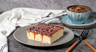 Kosova, Avrupa&rsquo;nın en gen&ccedil; &uuml;lkeleri arasında yer alıyor. Kosova mutfağını ve k&uuml;lt&uuml;r&uuml;n&uuml; anlatırken Makedonya, Arnavutluk, Sırbistan gibi &uuml;lkeleri de anmak gerekiyor.&nbsp; Kosova&rsquo;nın geleneksel lezzetleri arasında taze sebzelerin kullanıldığı yemekler, s&uuml;t &uuml;r&uuml;nleri, b&ouml;rek ve ekmek &ccedil;eşitleri &ouml;n plana &ccedil;ıkıyor.&nbsp; Hadi gel, Kosova&rsquo;da ne yenir sorusunu en lezzetli yanıtlarını keşfetmeye başla. Sudak balığı Yolun Kosova&rsquo;ya d&uuml;şerse, &ouml;zellikle de Priştine tarafında y&ouml;reye &ouml;zg&uuml; balıkların men&uuml;lerde yer bulduğu harika restoranlar ile karşılaşabilirsin. Kosova&rsquo;da yer alan tatlı su balıkları, doğal g&ouml;llerin ve nehirlerin varlığı sayesinde bir hayli fazla. Yetişen en &ouml;nemli balık t&uuml;rlerinden biri de sudak balığı. Mavrova G&ouml;l&uuml; ve Drin Nehri başta olmak &uuml;zere &ccedil;eşitli doğal g&ouml;l ve nehirlerde yaşayan sudak balığı, olduk&ccedil;a lezzetli ve besleyici. Yumuşak ve beyaz bir yapıda olan bu balık t&uuml;r&uuml;, &ouml;zel bir pişirme y&ouml;ntemine sahip. Tava, ızgara ya da fırında farklı tariflerle pişirilen sudak balığının yanında mısır ekmeği ya da haşlanmış sebzeler ikram olarak getiriliyor. Kosova&rsquo;ya geldiğinde bu harika tatlı su balığını denemeyi ihmal etmemelisin. Sudak balığı i&ccedil;in aşağıda yer alan mek&acirc;nlara g&ouml;z atabilirsin; 1. VELA Fish Konum Linki 2. Marina Fish House Konum Linki Yaprak ve lahana sarması Kosova ile aramızdaki tarihi ve k&uuml;lt&uuml;rel bağlantılar, yemek k&uuml;lt&uuml;r&uuml;nde de kendini rahatlıkla g&ouml;steriyor. İki &uuml;lke arasında pek &ccedil;ok ortak yemekten s&ouml;z etmek m&uuml;mk&uuml;n. Yaprak ve lahana sarması bu lezzetlerin başında geliyor. Hemen hemen her evde sene boyunca pişirilen sarmayı, y&ouml;resel lezzetlerin sunulduğu restoranlarda da rahatlıkla bulabilirsin. Balkanların zengin yemek k&uuml;lt&uuml;r&uuml; i&ccedil;erisinde yer alan sarma, komşu &uuml;lkelerde de epey pop&uuml;ler. Aile yemeklerinin favori se&ccedil;eneği olarak bilinen sarma, genellikle buraya &ouml;zg&uuml; pita ekmeğiyle ve yoğurtla t&uuml;ketiliyor. Pişirme y&ouml;ntemleri bizimkiyle aynı olsa a tercih edilen malzemelerin yoğunluğu farkı oluşturabiliyor. Arnavut b&ouml;reği Arnavutluk&rsquo;un d&uuml;nyaca &uuml;nl&uuml; b&ouml;reği, komşu &uuml;lke Kosova&rsquo;da da olduk&ccedil;a pop&uuml;ler. Zaten genel olarak bu iki &uuml;lke arasında benzerlikler yakalamak olası. Kosova şehirlerinde dolaştığında, mutlaka tezgahında Arnavut b&ouml;reği bulunan bir pastane ya da kafe ile karşılaşabilirsin. &Ouml;zellikle Priştine şehrinde t&uuml;m &ouml;ğ&uuml;nlerde t&uuml;ketilebilen Arnavut b&ouml;reği, genellikle ıspanaklı versiyonu ile seviliyor. Bunun yanında peynirli ve kıymalı &ccedil;eşitleri de ilgi g&ouml;r&uuml;yor. Arnavut b&ouml;reği, basit malzemelerle hazırlanmasına karşın ustalığın belirleyici olduğu bir lezzet. &Ouml;zellikle yufkanın &ccedil;ok ince bir şekilde a&ccedil;ılması ve harcına dair detaylar, b&ouml;reğin niteliğini olduk&ccedil;a etkiliyor. Arnavut b&ouml;reği i&ccedil;in şu mekanlara y&ouml;nelebilirsin; 1. Furra Lumi Konum Linki 2. ERA Restoran Konum Linki Krompir salata Krompir salata, aslında olduk&ccedil;a aşina olduğumuz bir lezzet. Bizdeki patates salatası, ufak tefek farklarla burada da sık sık t&uuml;ketiliyor. Kosova&rsquo;da &ccedil;oğunlukla &ouml;ğlen saatlerinde &ccedil;ayın yanında tercih edilen krompir salata, b&ouml;lge halkı i&ccedil;in vazge&ccedil;ilmez bir lezzet. Balkan &uuml;lkelerinin dışında Kuzey Amerika ve Asya i&ccedil;erisindeki bazı &uuml;lkelerde de patates salatası &ccedil;ok seviliyor. Salate me patate adıyla bilinen krompir salata; patates, soğan, maydanoz, zeytinyağı, limon, tuz gibi basit malzemelerle yapılıyor. Bu pratik lezzet, tavaların ya da et yemeklerinin yanında bir t&uuml;r meze mantığıyla da sofralara gelebiliyor. {insightBoxStart}İpucu: ENUYGUN&rsquo;dan kolayca u&ccedil;ak bileti alabilir, dilediğin yeri uygun fiyatlarla keşfedebilirsin. Şimdi seyahatinin ilk adımı olan Kosova u&ccedil;ak bileti almak i&ccedil;in tıkla.{insightBoxEnd} {flight_search_form_banner} Şopska Hafif, basit ve sağlıklı lezzetler genellikle Kosova mutfağının temellerini oluşturuyor. &Ccedil;oban salatası olarak bildiğimiz salata t&uuml;r&uuml;n&uuml;n Kosova&rsquo;da da &ccedil;ok yaygın olması, bunun basit bir kanıtı diyebiliriz. &Ccedil;oban salata pek &ccedil;ok Balkan &uuml;lkesinde ve T&uuml;rkiye&rsquo;de yemeklerin yanında kendine yer bulan lezzetli bir salata t&uuml;r&uuml;. Kosova&rsquo;da &ccedil;oban salata, &ldquo;şopska&rdquo; olarak tanınıyor. Temel olarak k&ouml;keni Bulgaristan&rsquo;a dayanan &ccedil;oban salatası (şopska), &ccedil;ok basit malzemelerle hazırlanmasına rağmen olduk&ccedil;a iştah a&ccedil;ıcı bir yapıya sahip. Domates, salatalık, biber, soğan, şopskanın temel malzemelerin oluşturuyor. Sirke, limon ya da nar ekşisi ile beraber şopska salatasına son şekli veriliyor. Arzu edenler &ccedil;oban salatasında sirke de ekleyebiliyor. Fliya b&ouml;reği Arnavut halkının sevdiği bir diğer b&ouml;rk t&uuml;r&uuml; de fliya b&ouml;reği oluyor. Bu geleneksel Arnavut lezzeti, Kosova&rsquo;da da pop&uuml;lerliğini koruyor. Arnavutluk ve Kosova dışında Kuzey Makedonya b&ouml;lgesinde de fliya b&ouml;reği, b&uuml;y&uuml;k bir k&uuml;lt&uuml;rel miras olarak kabul ediliyor. Fliya b&ouml;reğinde un, su, tuz, kaymak ve tereyağı gibi malzemeler kullanılıyor. B&ouml;lgede yaşayan T&uuml;rkler bu lezzete &ldquo;sıralı pide&rdquo; adını veriyor. Bu geleneksel b&ouml;rek, yaklaşık 3 saat gibi bir s&uuml;rede tamamlanıyor. Filya b&ouml;reği i&ccedil;in şu mek&acirc;nlara y&ouml;nelebilirsin; 1. Liburnia Konum Linki 2. Furra Lumi Konum Linki Elbasan tava Tave kosi ya da bir başka deyişle Elbasan tavayı Arnavutluk mutfağından anımsıyoruz. Yemeğe adını veren Elbasan, yemeğin ortaya &ccedil;ıktığı kasabanın adı. T&uuml;rkiye&rsquo;de de pek &ccedil;ok şef, Elbasan tava konusundaki h&uuml;nerlerini ortaya koyuyor. Arnavutluk&rsquo;un ulusal bir yemeği olmasına rağmen Kosova&rsquo;da da son derece pop&uuml;ler olan tave koside kuzu eti dışında pirin&ccedil;, yoğurt, yumurta gibi malzemeler mevcut. Kekik ve sarımsakla ta&ccedil;landırılan bu geleneksel Elbasan tava, aslında bir t&uuml;r g&uuml;ve&ccedil; yemeği. Tave kosi zaman zaman tavuk etiyle de yapılabiliyor. Elbasan tavayı keşfetmek adına şu mek&acirc;nlara y&ouml;nelebilirsin; 1. Liburnia Konum Linki 2. Pishat Konum Linki Kosova k&ouml;ftesi Kosova&rsquo;nın adıyla anılan bu k&ouml;fte, geleneksel lezzetlerin i&ccedil;erisinde yer alıyor. Kıyma, galeta unu, yumurta, sarımsak gibi malzemelerle hazırlanan Kosova k&ouml;ftesi, ızgarada ya da tavada pişiriliyor. &Ccedil;oğunlukla yanında biber sal&ccedil;alı sos kullanılıyor. Y&ouml;resel etkinliklerde ya da &ouml;zel aile g&uuml;nlerinde sofralarda mutlaka bulunan Kosova k&ouml;ftesi, hem porsiyon olarak hem de pide arası olarak t&uuml;ketiliyor. K&ouml;fteler &uuml;lkemizdeki mekanlarda sunulan k&ouml;ftelere kıyasla &ccedil;ok daha b&uuml;y&uuml;k. Bu nedenle sofradan doymadan kalkmayacağından emin olabilirsin. Kosova k&ouml;ftesi i&ccedil;in şu mekana y&ouml;nelebilirsin; 1. Qebaptore Shaba Konum Linki Tespishte Pek &ccedil;ok lezzette olduğu &uuml;zere hem Kosova&rsquo;da hem de Arnavutluk&rsquo;ta pop&uuml;lerliğini koruyan tespishte, en az adı kadar ilgin&ccedil; bir lezzete sahip. Basit bir tatlı olarak bilinen tespishte, yumurta, yağ, s&uuml;t, un, kabartma tozu, susam, Hindistan cevizi, limon gibi malzemelerle hazırlanıyor. Bu pratik tatlı hamur işi, fırına konulmadan &ouml;nce baklava bi&ccedil;iminde kesiliyor. Yağlanan fırına yerleştirilen tespishte, pişirme işleminden sonra ılık şeker şurubuyla buluşuyor. Tespishte tatlısı, bayramların vazge&ccedil;ilmez ikramı olarak &ouml;ne &ccedil;ıkıyor. Trile&ccedil;e Trile&ccedil;e tatlısını elbette &ccedil;ok yakından tanıyoruz. T&uuml;rkiye&rsquo;de son zamanlarda &ccedil;ok pop&uuml;lerleşmeye başlayan bu tatlıya hemen hemen her pastanede rastlıyoruz. Fakat bu tatlının k&ouml;kenleri Balkan coğrafyasına dayanıyor. Bu nedenle Arnavutluk ve Kosova&rsquo;ya geldiğinde trile&ccedil;enin orijinal lezzetini keşfetme şansı bulabilirsin. Trile&ccedil;e aslında &uuml;&ccedil; s&uuml;t anlamına geliyor. Adından da anlaşılacağı &uuml;zere tatlı; ke&ccedil;i, manda ve inek s&uuml;t&uuml;yle hazırlanıyor. Latin Amerika&rsquo;ya kadar yayılan geleneksel lezzet, s&uuml;ngerimsi bir yapıya sahip. Ayrıca hafifliği ve dokusu sayesinde &ccedil;ok kolay bir şekilde t&uuml;ketiliyor. Trile&ccedil;e i&ccedil;in şu mekanlardan yararlanabilirsin; 1. RINGS Konum Linki 2. Mama Manita Konum Linki {{campaignsSlider}} Kabak Tatlısı Sırada yine &ccedil;ok da yabancısı olmadığımız bir tatlı var: kabak tatlısı. Kabak tatlısı Kosova ve komşu &uuml;lkelerde &ldquo;kungullesh&rdquo; ya da &ldquo;kungull i embel&rdquo; gibi isimlerle anılıyor. Balkan k&uuml;lt&uuml;r&uuml;nde &ccedil;ok sevilen bir tatlı olan kabak tatlısı, &ccedil;oğunlukla &uuml;zerine ceviz serpiştirilerek t&uuml;ketiliyor. Hafif ve lezzetli bir tatlı arıyorsan kabak tatlısı senin i&ccedil;in ideal bir se&ccedil;im olabilir. Olgun ve taze kabaklarla hazırlanan tatlının &uuml;zerine, kimi pastanelerde bol miktarda tar&ccedil;ın d&ouml;k&uuml;l&uuml;yor. Rakija Kosova&rsquo;yı ziyaret etmişken buranın &uuml;nl&uuml; i&ccedil;kilerinden birini tatmanı &ouml;neriyoruz. Kosova&rsquo;nın farklı şehirlerinde kolayca bulabileceğin rakija, uzun s&uuml;ren keyifli sofraların en g&uuml;zel eşlik&ccedil;ilerinden biri diyebiliriz. Kosova rakısı olarak da bilinen rakija, Balkan coğrafyasında ve Doğu Avrupa &uuml;lkelerinde sıklıkla t&uuml;ketiliyor. &Ouml;zel g&uuml;nlerde ve &ccedil;eşitli geleneksel rit&uuml;ellerde sofraların olmazsa olmazı olan rakijayı sevdiklerine hediye olarak da getirebilirsin. Zahmetli bir yapımı olan rakijanın y&uuml;ksek bir alkol oranına sahip olduğunu anımsatalım. &Uuml;z&uuml;mle yapılan klasik versiyonunun dışında şeftali rakija ve elma rakijayı da deneyebilirsin. Boza &Ouml;zellikle de Priştine&rsquo;nin sokak lezzetlerinden biri sayılan boza, halk tarafından &ccedil;ok seviliyor. Boza bilindiği &uuml;zere darı irmiğinden yapılıyor. Priştine&rsquo;nin adeta milli i&ccedil;eceği olan boza, hafif mayhoş bir i&ccedil;ecek. Bozanın burada &ccedil;ok yaygın olması, Osmanlı&rsquo;nın Balkan coğrafyasındaki etkisi olarak yorumlanıyor. Hem yerel pazarlarda ve kafelerde hem de sokak satıcılarında bozaya sene boyunca rastlayabilirsin. Bozayı tatmak i&ccedil;in şu mekana y&ouml;nelebilirsin; 1. Idrıs Boza Prizren Konum Linki Sarski sir peyniri Sırada &uuml;lkenin meşhur bir peynir t&uuml;r&uuml; olan sarski sir peyniri, ismini Şar Dağları&rsquo;ndan alıyor. Bu dağlar Kosova ve Kuzey Makedonya arasında uzanıyor. Geleneksel y&ouml;ntemlerle ortaya &ccedil;ıkarılan ve yoğun bir emek isteyen bu peynir, Balkan mutfağına ilgi duyanların favorileri arasında bulunuyor. Şar Dağları&rsquo;nın eteklerinde otlayan koyunlardan elde edilen y&uuml;ksek kaliteli s&uuml;tler, bu peyniri &ouml;zel kılıyor. Tuzlu bir tadı olan peynir, uzun s&uuml;re sorunsuz şekilde saklanabiliyor. Ahşap sandıklarda ya da taş mağaralarda uzun s&uuml;re bekletilen sarski sir peyniri, belli bir olgunlaştırma s&uuml;recinden ge&ccedil;iriliyor. Lezzetli yemeklerin ardından k&uuml;lt&uuml;rel keşiflere şehir gezileri ile devam etmek i&ccedil;in Priştine&rsquo;de gezilecek yerler yazısına g&ouml;z atmalısın!