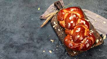 Selanik, yaklaşık 500 sene kadar Osmanlı himayesi altında kaldığından mutfağında da T&uuml;rk k&uuml;lt&uuml;r&uuml;nden bariz izler taşıyor. Osmanlı, Yunan ve Balkan k&uuml;lt&uuml;r&uuml;n&uuml;n birleşimi olan bu eşsiz şehrin mutfağı da &ccedil;eşitli renklerden oluşuyor. Selanik mutfağının kapılarını aralayarak deneyebileceğin geleneksel yemek, tatlı ve i&ccedil;ecekleri senin i&ccedil;in araştırdık.&nbsp; Bougatsa Bougatsa, aslında irmik ile yapılan bir tatlı t&uuml;r&uuml; olarak tanımlanıyor. Ancak i&ccedil;ine eklenen malzemelere g&ouml;re farklı lezzetler sunabiliyor. İster tatlı, istersen de tuzlu olarak yiyebilirsin. Se&ccedil;imi bu noktada senin damak zevkine bırakıyoruz. Selanik halkı i&ccedil;in bougatsa, genellikle sabah kahvaltısında ya da &ouml;ğle aralarında pratik bir atıştırmalık olarak tercih ediliyor. İ&ccedil;ine kıyma ya da peynir gibi malzemeler konarak hazırlanan &ccedil;eşitleri ise ana yemek olarak bile t&uuml;ketiliyor.&nbsp; Selanik&rsquo;te en &ccedil;ok tercih edilen hali, incecik ve &ccedil;ıtır hamurunun &uuml;zerinde kremalı irmik tatlısı olanı. Tatlı olan &ccedil;eşitleri genellikle irmikli muhallebi ile hazırlanıyor ve b&ouml;lgedeki mekanlarda olduk&ccedil;a pop&uuml;ler. Kremalı Selanik b&ouml;reği olarak da adlandırılan bu y&ouml;resel lezzet, damakta adeta bir ş&ouml;len etkisi bırakıyor. Dilersen &uuml;st&uuml;ne pudra şekeri ve tar&ccedil;ın serpilmiş halini de deneyebilirsin. Selanik&rsquo;ten t&uuml;m Yunanistan&rsquo;a yayılan bougatsanın yanında arzu edersen kakaolu s&uuml;t i&ccedil;ebilirsin. Pek &ccedil;ok a&ccedil;ıdan normal b&ouml;reklerden farklı olan bougatsa lezzetini deneyimleyebileceğin farklı restoranları senin i&ccedil;in araştırdık. 1. Bougatsa Bantis Konum Linki 2. Anoteron Bougatsa Konum Linki Bougiourdi Taze koyun ya da ke&ccedil;i s&uuml;t&uuml;yle yapılan tuzlu feta peyniri, Selanik mutfağının en &ouml;zg&uuml;n lezzetlerinden biri olarak kabul g&ouml;r&uuml;yor. Bougiourdiden bir lokma aldığında; feta peyniri, domatesin o taze ve asidik tadı, hafif acı tat veren biber, kekik, doğal zeytinyağı ve tabii ki sarımsak, hepsi birleşerek damağında adeta bir patlama yaratıyor. Bu &ouml;zel tarifin en g&uuml;zel y&ouml;nlerinden biri, orijinal halinin fırında veya g&uuml;ve&ccedil;te pişirilmesi. B&ouml;lge halkı bougiourdiyi genellikle pita ekmeği ile yemeyi tercih ediyor. Bu arada yemeğinin yanına bir bardak soğuk şarap da &ouml;nerebiliriz. Eğer biraz daha geleneksel bir i&ccedil;ki arayışın varsa yerlilerin "uzo" dedikleri, rakıya benzeyen i&ccedil;ki, bougiourdi i&ccedil;in harika bir eşlik&ccedil;i olabiliyor. 1.Mezen Konum Linki Soutzoukakia smyrneika Sıradaki lezzetin ismi, İzmir&rsquo;in antik zamanlardaki ismi olan Smyrna&rsquo;dan geliyor. T&uuml;rkiye&rsquo;de "İzmir k&ouml;ftesi" olarak bilinen harika yemek, Selanik&rsquo;te farklı bir sunumla karşımıza &ccedil;ıkıyor. Selanik&rsquo;te bu k&ouml;fte, genellikle yanında pilav ya da patates p&uuml;resi ile servis ediliyor. Her ikisi de k&ouml;ftenin enfes tadıyla m&uuml;kemmel bir uyum sağlıyor. Selanik&rsquo;teki İzmir k&ouml;ftesi aslında &ccedil;ok y&ouml;nl&uuml; bir yemek. Hem domates sosuyla hem de sade ızgara haliyle servis edilebiliyor. Eğer hafif bir şeyler arıyorsan, ızgara soutzoukakia tam sana g&ouml;re diyebiliriz. Selanik usul&uuml; k&ouml;ftenin fark yaratan &ouml;zelliği ise k&ouml;ftelerin genellikle şarapla deglaze edilen bir tavada pişirilmesi. B&ouml;ylece k&ouml;ftelerin lezzeti daha da zenginleşiyor. 1.Souvlakia - Soutzoukakia Konum Linki 2.Nostos Taverneio Tavern Konum Linki Gyros Yunanistan&rsquo;ın restoranlarının ve taverna k&uuml;lt&uuml;r&uuml;n&uuml;n yaygınlığı kadar sokak lezzetleri de şehir i&ccedil;inde kendini g&ouml;steriyor. Selanik&rsquo;te y&uuml;r&uuml;rken sokaklar arasında g&ouml;rebileceğin lezzetlerin i&ccedil;inde gyros, &ouml;zel bir pop&uuml;lerliğe sahip. Bu lezzeti kısaca Yunan d&ouml;neri olarak tanımlamak m&uuml;mk&uuml;n. Yunan mutfağının en pop&uuml;ler sokak lezzetlerinden biri olan gyros, adını Yunancadaki "d&ouml;nme" kelimesinden alıyor. &Ccedil;&uuml;nk&uuml; et yavaş&ccedil;a d&ouml;nen bir şişin &uuml;zerinde pişiyor. Dana, koyun ya da tavuk eti, et d&ouml;ner gibi dikey bir şişte pişiriliyor ve yavaş&ccedil;a &ccedil;evriliyor. Bu da ona karakteristik bir lezzet veriyor. Gyros, Yunan halkı i&ccedil;in aslında sadece bir yemek değil, aynı zamanda hayatın bir par&ccedil;ası sayılıyor. Bu nedenle sokaklarda, kafelerde ya da restoranlarda her yerde karşına &ccedil;ıkabiliyor. Selanik&rsquo;in &uuml;nl&uuml; gyro yemeği, pita ekmeği ile servis ediliyor. Bu ekmek, daha &ccedil;ok doğu k&uuml;lt&uuml;rlerinden gelen bir hamur işi olup Gyros ile m&uuml;kemmel bir uyum sağlıyor. Gyrosun yanında bizim k&uuml;lt&uuml;r&uuml;m&uuml;zde "cacık" olarak bildiğimiz &ldquo;tzatziki&rdquo; sosunu tercih edebilirsin. Yunanlar ise gyrosun yanında genellikle patates kızartması ya da salata tercih ediyor. İnce ince kesilen yaprak gibi d&ouml;nerin yavaş yavaş pişmesiyle lezzetlenen d&ouml;nerin i&ccedil;inde zaman zaman farklı etler kullanılıyor. Neredeyse her sokak arasında bulunan Yunan d&ouml;neri i&ccedil;in en &ccedil;ok tercih edilen o restoranları da senin i&ccedil;in araştırdık. 1.Asterix&nbsp; Konum Linki 2. Mimis Konum Linki Psito Psito, sofraların en sevilen ana yemeklerinden biri olarak Yunan mutfağının kalbinde yer alıyor.&nbsp; Dana eti ya da tavuk ile yapılan bu yemekte bazı p&uuml;f noktaları var. &Ouml;rneğin etin yavaş&ccedil;a pişirilmesi ona &ouml;yle yumuşak bir doku kazandırıyor ki her lokma adeta ağzında eriyor. İşin i&ccedil;ine baharatlar da girince yemeğe tanıdık, rahatlatıcı ama bir o kadar da g&uuml;&ccedil;l&uuml; bir aroma ekleniyor. Bu yemeğin servisindeki diğer p&uuml;f noktalarından biri ise yemeğe bolca eklenen limon sosu. Limonun o taze, asidik tadı, psitonun zengin ve yoğun aromalarıyla harika bir denge sağlıyor. Psito i&ccedil;in Selanik i&ccedil;inde şu mekanlara y&ouml;nelebilirsin; 1. Psito Me Alati Konum Linki 2. Mpes Sto Psito Konum Linki Pita Yunan mutfağı, adeta bir k&uuml;lt&uuml;r yelpazesi diyebiliriz. Her bir tabak farklı bir hikaye anlatıyor. Bu zengin mutfakta şimdi sıra Ortadoğu esintisi taşıyan bir lezzet olan pita yemeğinde. Pita, b&ouml;lgede pitta adıyla da anılıyor. Pita, T&uuml;rkiye&rsquo;de de t&uuml;ketilen gobbit ekmeğine benziyor. Yumuşak ve hafif kabarmış bir yapısı olan ekmek, halk arasında &ldquo;Arap ekmeği&rdquo; olarak da biliniyor. Pita &ccedil;oğunlukla yemeklerle birlikte sunuluyor. &Ouml;zellikle gyros gibi sokak lezzetlerinin yanında olmazsa olmaz demek m&uuml;mk&uuml;n. Etin baharatlı ve zengin tadı, pita ekmeğinin yumuşak dokusu ile birleşiyor ve ortaya unutulmaz bir lezzet &ccedil;ıkıyor. Selanik&rsquo;te, bu ekmeği sokak satıcılarından veya fırınlardan alabilirsin. Dilersen ekmeğin tazeyken, sadece biraz zeytinyağı ve tuz ile yiyebilir ya da yanında bir tabak yoğurt ve mezelerle de deneyebilirsin. Pitayı alabileceğin bazı pop&uuml;ler mekanlar ş&ouml;yle; 1. Albeta Bakery Konum Linki 2. Paradosiako Konum Linki Tsoureki Sıra geldi T&uuml;rkiye&rsquo;de &ldquo;Paskalya &ccedil;&ouml;reği&rdquo; olarak tanıdığınız tsoureki isimli lezzete. Selanik&rsquo;te &ccedil;ok sevilen bu tat, aslında klasik &ccedil;&ouml;reklerden &ccedil;ok daha fazlasını barındırıyor. Normal bir &ccedil;&ouml;rekten farklı olarak baharatlar, portakal kabuğu rendesi ve sakız re&ccedil;inesi gibi geleneksel malzemelerle zenginleştiriliyor. Bu karışım, &ccedil;&ouml;reğe kendine has bir tat kazandırıyor. İsteğe g&ouml;re i&ccedil;ine badem, tar&ccedil;ın, kuru &uuml;z&uuml;m ya da rezene gibi ekstra malzemeler de eklenebiliyor. &Ouml;zellikle Paskalya zamanı yapılması geleneksel bir &ouml;zellik olsa da tsourekiyi yılın her d&ouml;neminde bulmak m&uuml;mk&uuml;n. Paskalya&rsquo;nın dini temsili de bu &ccedil;&ouml;reğin i&ccedil;ine işlenmiş. &Ccedil;&uuml;nk&uuml; tsoureki, Yunan k&uuml;lt&uuml;r&uuml;nde bu &ouml;zel zaman diliminde yaşatılması gereken geleneklerin bir par&ccedil;ası. &Ccedil;oğunlukla yemeklerin yanında veya bir &ccedil;ay saati keyfi eşliğinde t&uuml;ketilen tsourekinin her dilimi adeta ağızda eriyip gidiyor. Bir de yanında taze demlenmiş bir &ccedil;ayla t&uuml;ketirsen, Selanik&rsquo;in o sıcak atmosferini tam anlamıyla hissetmiş olacaksın! Tsoureki i&ccedil;in şu mekanlara &ouml;ncelik verebilirsin; 1. Choure&aacute;l Konum Linki 2. Terkenlis SA Konum Linki Trigona panoramatos Belki daha &ouml;nce kremalı dolgusu ve &ccedil;ıtır dış yapısıyla &uuml;nl&uuml; İtalyan tatlısı olan cannoli tatlısını duymuşsundur. İ&ccedil;indeki krema dolgusu ve dışındaki &ccedil;ıtır şerbetli yufka k&uuml;lahı ile trigona panoramatos i&ccedil;in de &ldquo;Yunan Cannolisi&rdquo; desek yanlış olmaz. Bu tatlı, Selaniklilerin vazge&ccedil;ilmezlerinden biri olarak da pek &ccedil;ok yerel restoran ve tatlıcıda ziyaret&ccedil;ileri karşılıyor. Trigona panoramatos, ilk bakışta normal yufka gibi g&ouml;r&uuml;nebilir. Ancak yufkanın &uuml;zerindeki altın rengi ve &ccedil;ıtırlığı, bir tatlıdan &ccedil;ok daha fazlasını vadediyor. İstersen tatlıyı kıyılmış fındık veya diğer kuruyemişlerle kaplatabilirsin. Eğer &ccedil;ikolata seven biriysen, &ccedil;ikolatalı trigona panoramatosu denemeni şiddetle tavsiye ederiz. Trigona panoramatos i&ccedil;in şu iki mek&acirc;ndan yararlanabilirsin. 1. Trigona Elenidi Konum Linki 2. Stratis Patisserie Konum Linki Feta me meli Feta me meli, Selanik&rsquo;in tatlı d&uuml;nyasında olduk&ccedil;a ilgin&ccedil; ve bir o kadar da lezzetli bir yere sahip. Feta peyniri, zaten Yunan mutfağının vazge&ccedil;ilmezi ve &ccedil;oğu mezede kullanılıyor. Hatırlarsan Bougiourdi tarifinde de bu peynirden bahsetmiştik. Feta me meli, kızartılmış hellim peyniri gibi sıcak, &ccedil;ıtır ve tuzlu bir peynir deneyimi sunuyor. Feta peyniri, ince bir yufkaya sarılıyor ve sonrasında kızartılıyor. Yufkanın &ccedil;ıtır &ccedil;ıtır kıvamı, i&ccedil;indeki tuzlu feta peynirinin yumuşaklığıyla birleşince, tatlı bir dengenin tam ortasında buluyorsun kendini. Ancak bu tatlıyı diğerlerinden farklı kılan asıl şey, bal ve susam ile son halini alması. Daha &ouml;nce tatmadığın bir şey denemek istiyorsan, feta me meli tam sana g&ouml;re. Şehirde bu ilgin&ccedil; lezzeti keşfetmek adına şu mekana y&ouml;nelebilirsin; 1. Mia Feta Konum Linki Musakas Selanik mutfağı dendiğinde akla ilk gelen yemeklerden olan musakas, tadanların vazge&ccedil;emeyeceği bir lezzet. Akdeniz ve Balkanlarda da olduk&ccedil;a &ouml;n planda olan musakas, Selanik&rsquo;te taze &uuml;r&uuml;nleriyle kendini g&ouml;steriyor. Yunanistan&rsquo;ın taverna olarak bilinen &ccedil;algılı restoranlarında eline men&uuml;y&uuml; aldığında musakası g&ouml;rmemen neredeyse imk&acirc;nsız oluyor. Yemeğin i&ccedil;inde, kızartılmış patlıcan, patates, domates sosu ve sotelenen dana kıymanın kremalı beşamel sosu bulunuyor. Besin değeri a&ccedil;ısından olduk&ccedil;a dengeli olarak hazırlanan musakas ana yemek olarak sunuluyor. Selanik mutfağında, az &uuml;r&uuml;nle &ouml;z lezzetlerin buluşturulması olduk&ccedil;a ilgi &ccedil;ekiyor. Musakas yemeğini tam olarak bu doğrultuda değerlendirmek m&uuml;mk&uuml;n. Yemeği Selanik&rsquo;te yiyebileceğin farklı restoranları araştırıyorsan aşağıda belirttiğimiz adreslere bakabilirsin; 1. Kanoula Konum Linki 2. Prytanio Konum Linki {{campaignsSlider}} Gemista Dolmanın Selanik&rsquo;teki lezzeti, a&ccedil;ık&ccedil;ası tıpkı bizde olduğu gibi damaklarda unutulmaz bir tat bırakıyor. &Uuml;lkenin tescilli yemeklerinin arasında boy g&ouml;steren gemistayı hazırlarken detaylara &ccedil;ok &ouml;nem veriliyor. Dolma, biber veya domatesle yapılırken pişirmesi de iki farklı tercihle karşımıza &ccedil;ıkıyor. Fırında veya tencerede pişirilen bu yemeği t&uuml;kettiğinde yağ oranının dengeli olmasından dolayı midende herhangi bir rahatsızlık hissetmeyeceksin. İ&ccedil; harcında pirin&ccedil;, balık, kıyma ve &ccedil;eşitli sebzelerle hazırlanan dolma, senin i&ccedil;in Selanik&rsquo;te yiyebileceğin &ouml;zel sunumlarıyla lezzet harikasının b&uuml;t&uuml;nleştiği yemekler arasında diyebiliriz. Keftedes Yunanistan&rsquo;ın geleneksel yemekleri arasında ev yapımı lezzetler de yer alıyor. Anne k&ouml;ftesi olarak bilinen keftedes/keftedakia, restoranlarda ister meze olarak yiyebileceğin istersen de porsiyon olarak ana yemek bi&ccedil;iminde yiyebileceğin bir lezzet. Yanında servis edilen patates ve pirin&ccedil;le beraber Selanik mutfağının klasikleri arasında kendine yer buluyor. Şekil olarak T&uuml;rkiye&rsquo;de yapılan k&ouml;ftelerle benzerlik g&ouml;steren keftedes ya da bir başka deyişle keftedakia, aşağıda &ouml;nerdiğimiz restoranlarda yendiğinde farkını daha net şekilde ortaya koyuyor. 1. To Elliniko Konum Linki 2. Loupino Konum Linki Pasti&ccedil;iyo Yukarıda s&ouml;z ettiğimiz musakasın kardeşi olarak bilinen pasti&ccedil;iyo, Yunan mutfağı denince akla ilk gelen yemeklerden oluyor. Musakasta bulunan patlıcan ve patates, pasti&ccedil;iyoda yerini makarnaya bırakıyor. Fırında pişirildiğinden dolayı kıtır kıtır olan pasti&ccedil;iyo, Selanik mutfağında sevilerek hem senin i&ccedil;in hem yerli halk i&ccedil;in bilinen lezzetler arasında. G&uuml;n&uuml;n her saati yiyebileceğin pasti&ccedil;iyo, kremalı beşamel sosla servis edilerek makarnanın b&uuml;y&uuml;l&uuml; d&uuml;nyasını Selanik&rsquo;te senin i&ccedil;in servise hazır ediliyor. Selanik&rsquo;te pasti&ccedil;iyo yemeden d&ouml;nmek istemeyeceğin restoran &ouml;nerilerimize g&ouml;z atabilirsin; 1. Argophage&iacute;o Konum Linki 2. L'Albero Konum Linki Horiatiki Yemek se&ccedil;imlerinin i&ccedil;inde salatadan vazge&ccedil;emiyorsan horiatiki olarak bilinen Yunan salatası senin i&ccedil;in tatmanı &ouml;nereceğimiz salataların başında geliyor. Kelime anlamı olarak &ldquo;k&ouml;y salatası&rdquo; olarak bilinen horiatiki, Yunanistan&rsquo;ın taze Akdeniz sebzeleri buluşuyor. &Ouml;zellikle yaz aylarında horiatiki yiyeceksen sebzelerin topraktan taze şekilde tabağına gelmesiyle, olduk&ccedil;a sağlıklı bir &ouml;ğ&uuml;n tercihinde bulunabilirsin. İ&ccedil;inde yabancı olmadığın domates, salatalık, soğan, yeşil zeytin, yeşil biber gibi mevsim sebzelerinin feta peyniri ile s&uuml;slenerek zeytinyağıyla buluşması sayesinde Horiatiki&rsquo;yi kolayca benimseyebilirsin. Taramosalata Yunanistan&rsquo;ın uzun sahil şeritlerinin arasında, deniz &uuml;r&uuml;nlerinin yeri de bambaşka oluyor. Balık &ccedil;eşitleri ve mezeler, Selanik mutfağının temelleri arasında. Tam da bu noktada Selanik mutfağında taramosalata (tarama) gibi eşsiz lezzetleri keşfetmende yarar var. Taramosalata heyecanlandıran pembemsi g&ouml;r&uuml;nt&uuml;s&uuml;yle meze denince akla ilk gelen se&ccedil;eneklerden oluyor. Bu y&ouml;resel lezzet, balık yumurtası, zeytinyağı, kuru ekmek, patates, soğan ve limon kremsi hale gelene kadar karıştırılarak p&uuml;r&uuml;zs&uuml;z kıvamla karşına gelecek. İ&ccedil;inde bulunan balık yumurtasının &ouml;zel olması, Selanik mutfağının ne kadar &ccedil;eşitli ve zengin olduğunun g&uuml;&ccedil;l&uuml; bir işareti diyebiliriz. {insightBoxStart}İpucu: ENUYGUN&rsquo;dan kolayca u&ccedil;ak bileti alabilir, dilediğin yeri uygun fiyatlarla keşfedebilirsin. Şimdi seyahatinin ilk adımı olan Selanik u&ccedil;ak bileti almak i&ccedil;in tıkla.{insightBoxEnd} {flight_search_form_banner} Loukomades Yunanistan&rsquo;ın her şehrinde olduk&ccedil;a meşhur olan loukomades, Selanik&rsquo;te de yaygınca t&uuml;ketilen tatlılar arasında bulunuyor. Kızgın yağın i&ccedil;inde k&uuml;&ccedil;&uuml;k par&ccedil;alar halinde yuvarlak olarak atılan lokmaların &uuml;zerine serpilen tar&ccedil;ın, dondurma, bal, loukomadese bambaşka bir tat katıyor. Tatlı k&uuml;lt&uuml;r&uuml; de olduk&ccedil;a zengin olan Selanik&rsquo;te lokma tadabileceğin en pop&uuml;ler mek&acirc;nlardan birini aşağıya bıraktık. 1. Loukoumades tis Loxandras Konum Linki Revani Revaniyi T&uuml;rk mutfağından tanıma olasılığın olduk&ccedil;a y&uuml;ksek. Fakat yine de bu pop&uuml;ler tatlıyı Selanik&rsquo;te tattığında bazı temel farkları hemen anlayabilirsin. Revani i&ccedil;in &ouml;zellikle de yaz aylarında Selanik&rsquo;te yiyebileceğin tatlı se&ccedil;enekleri arasında belki de en bilineni diyebiliriz. Rendelenen portakal ve dondurmayla beraber sunumu da olduk&ccedil;a başarılı olan revaniyi Selanik&rsquo;te yemek adına aşağıda belirttiğimiz &ouml;nerilere g&ouml;z atabilirsin. 1. Stratis Patisserie Konum Linki 2. Terkenlis 1948 Konum Linki Biscotti Eğer tatlıya d&uuml;şk&uuml;nsen ama ağır ve şekerli tatlara mesafeliysen, yine sana g&ouml;re bir alternatif &ouml;nerelim: biscotti. Selanik gevreği olarak bilinen bu lezzet, b&ouml;lgenin vazge&ccedil;ilmez tatlarından biri. İ&ccedil;indeki şeker tadı o kadar hafif bir şekilde hissediliyor ki tatlıdan ziyade daha &ccedil;ok kuru ve gevrek bir atıştırmalık hissi veriyor. Bu da Selanik gevreğinin kendine &ouml;zg&uuml; cazibesini oluşturuyor. Biscotti, iki kez fırınlanarak pişirilen bir atıştırmalık. Bu pişirme y&ouml;ntemi, ona o eşsiz kıtır dokusunu kazandırıyor. Gevreğin i&ccedil;i kuru meyvelerle de tatlandırılabilir. Mesela kuru kayısı, yaban mersini ya da kuru &uuml;z&uuml;m gibi meyveler, biscottiye hem lezzet katıyor hem de tadına doğal bir şeker ilavesi sağıyor. Daha zengin bir tat i&ccedil;in fındık ya da bademli &ccedil;eşitlerini tercih edebilirsin. Eğer &ccedil;ayın yanına kıtır bir eşlik&ccedil;i arıyorsan, en yakın fırından Biscotti almanın vakti gelmiş demektir! Frappe Senin i&ccedil;in Selanik mutfağının ana yemekleri ve tatlılarını araştırırken, Yunanistan halkının kendilerinin keşfettiğini s&ouml;yledikleri frappeye yer vermeden olmayacağını d&uuml;ş&uuml;nd&uuml;k. Selanik&rsquo;te neredeyse her kafede bulunan frape, buzlu bir kahve olarak tanımlanıyor. Yunanistan&rsquo;ın simgesi haline gelen ve &uuml;lkemizde de severek t&uuml;ketilen bu i&ccedil;eceği yerinde i&ccedil;me fırsatını ka&ccedil;ırma deriz. G&uuml;n&uuml;n her saati enerji deposu olarak t&uuml;ketebileceğin frappe, şehir merkezlerindeki pek &ccedil;ok kafede kendine yer buluyor. Lezzetli Yunan lezzetlerinin ardından Selanik&rsquo;te gezilecek yerler yazısına g&ouml;z atarak g&uuml;zel bir rota &ccedil;izebilirsin.&nbsp;