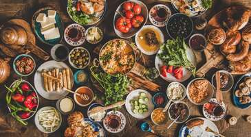 Birlik ve beraberliğin hat safhalarda yaşandığı, bereketli sofraların bol sohbetle taçlandığı Ramazan ayı geldi. Birbirinden lezzetli yemeklerin bir arada olduğu iftar sofraları kadar, sahur sofralarının da yeri başka. Bir değişiklik yapmak ve sevdikleriyle birlikte keyifli bir sahur geçirmek isteyenler için Ramazan ayı boyunca hizmet veren birçok mekan bulunuyor.